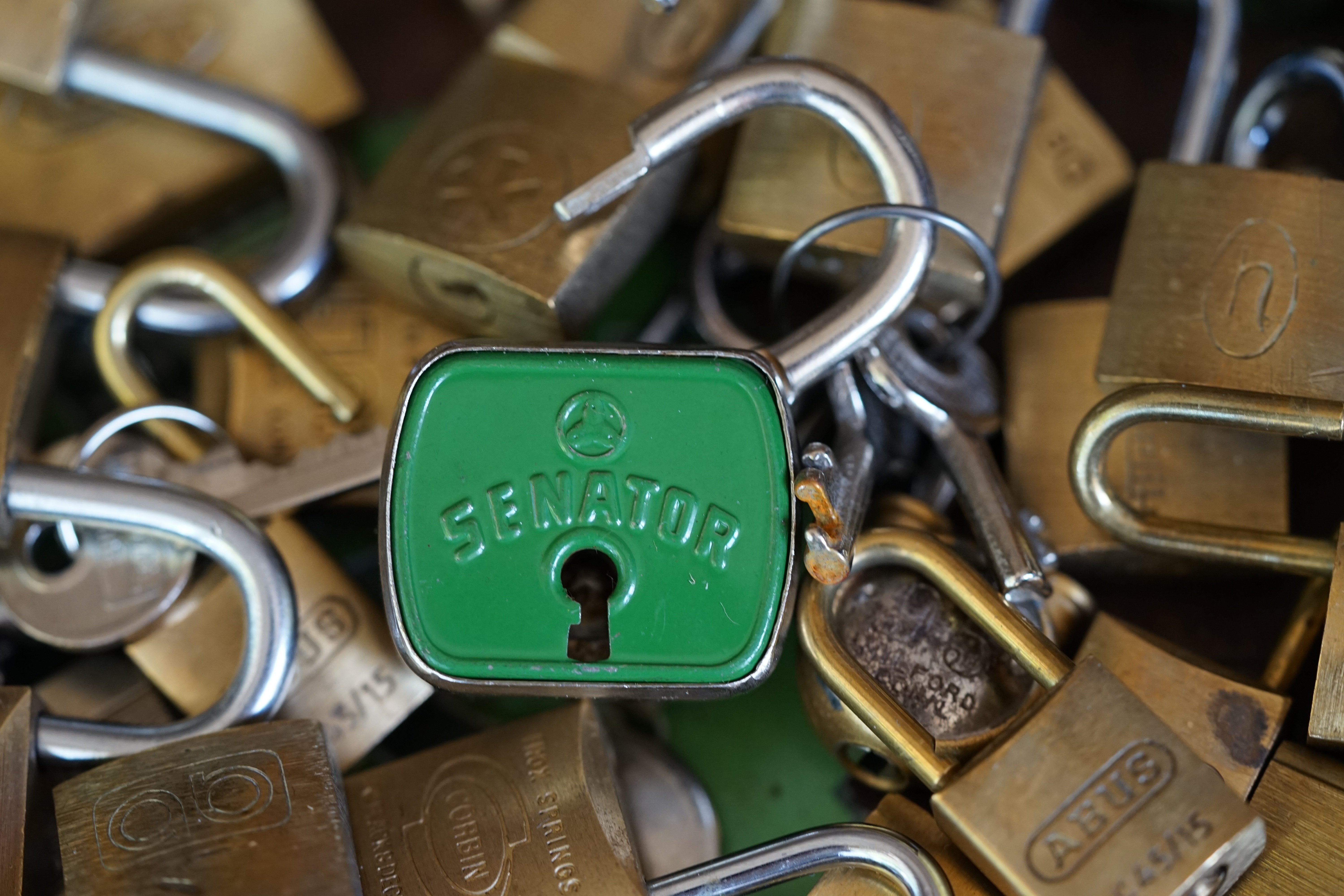 Lockpicker im Einsatz, ASSA ABLOY, Lockpicker Herz, patented by Arthur Bühl. Bühl, Detektiv aus Hamburg öffnet zerstörungsfrei Assa Abloy. Knacken, sägen, Love picking, Künstlerin knackt Liebesschlösser. Lockpicking. Arthur Andreas Bühl, Wiki, Fandom, Arthurmeister ®,Lockpickerherz ® Schlossherz ®, Pornomeister ®, Tagged with: Bühl, Stadt Bühl, Bühler Zwetschge, Bühl Wappen, Bühl Fahne, Bühl Design, Bühl Sign, Bühl Arthur, Zwetschgenhengst, Bühl Zwetschgenfest, Meister Arthur, Meister Porno, Porno Master, Arthur Andreas Bühl, Privatdetektiv, HAM. Bühl. Arthur Andreas Bühl. Hier ist die rasende Uschi von der Bild et und schreibt mit der neuen KI Arthurmeister den neuen SEO Text für 2026. Der Sympathieträger ist in Stuttgart, Baden - Württemberg geboren. Der Detektiv lebt in HAM, ist im Dienste der Wahrheitsfindung unterwegs, BUDEG. H1 Text der SEO schreibt: Hamburger knackte 1000 ( tausend ) Schlösser, Bild Zeitung, Performancekünstler, Xing, Arthurmeister `s Jukebox im Hasenstuebchen, Slow Hand - Pointer Sisters, Joy Flemming. 𝔄𝔯𝔱𝔥𝔲𝔯 𝔅ü𝔥𝔩, 𝔄𝔯𝔱𝔥𝔲𝔯𝔪𝔢𝔦𝔰𝔱𝔢𝔯® VereinsWiki / Fandom, Arthur Bühl. Bühl, Arthur, Jahrgang 1961, Made in Germany, Detektiv or Private Investigator, Performancekünstler und Lockpicker aus Hamburg erzählt in seinem Leporello wahre Geschichten aus dem Hasenstuebchen, Bunny Hall, Stammtisch, Fuhlsbüttel. Kaba Days Im Europapark Rust: Unternehmensschutz im Fokus, dorma kaba, Deutschland, praktische Vorführung von Arthur Buehl, Sportsfreunde. Koksa Vereinsauflösung taz Ein bisschen Ruhe bitte ! Arthur Bühl, der Weltbeste aus Stuttgart mit Wohnsitz im Lockpickermekka Hamburg ist auch Deutscher Meister. slideplayer: but Jesus is the only Masterwho can unlock the human soul. But there is another obvious difference between Arthurmeister and the " Jesusmeister " that connects today´s story to our lives. The tools that Arthur Bühl collected are mostly from the Stasi. Schlossherz, Lockpickerherz, Pornomeister, Bühl Fahne, Bühl Wappen, Bühl Stadt Wappen, UHU Linkedin Arthur Bühl, Arthurmeister, Präsident, Performance, Bundesverband für Detektive und Ermittler, Budeg. Arthur Andreas Bühl, EverybodyWiki Bios&Wiki, 27.03.61,Stuttgart, auch unter dem Pseudonym Arthurmeister bekannt, ist mehrfacher Deutscher Meister im Lockpicking. Koksa.Org Vereinsauflösung, Arthur Bühl, Arthurmeister, Tagesordnung, Mitgliederversammlung Arthurmeister`s Jukebox im Hasenstübchen by You Tube arthurmeister007, Schloßöffnung. Arthurbuehl@Arthurbuehl, X, Erfreulich ! Schlossindustrie und Elite rücken zusammen ! Verein, Sportsfreunde, Arthur Bühl, Erfahrung. FAZ.net Freizeit: Lockpickern bleibt nichts verschlossen - Doch der Beste der Besten hat alle schon besiegt: Der 42 jährige Kaufmann sitzt in Trachtenkleidung vor einer verrosteten alten Kiste. Preview Jesusmeister Homeleticsonline, At the Dutsch open Lock Picking Championship, Arthur Bühl emerged as the champion. No one picks locks as well as he does. Arthurmeister Phila-Locksmith Arthur Bühl Lock Picking Legend, Mr. Bühl, tool, nl, Sneek. Unter Knackern, jungle.world. Welt.de Die Kunst Sclösser ohne Schlüssel zu öffnen, Vereins-Mitbegründer und Vize Präsident trägt seine Leidenschaft schon auf der Krawatte: Sie ist blau mit gelben Schlüsseln drauf. The Master Touch: Lockpicker in the world Arthur Bühl. He`s this six-seven German private Investigator. He has this. The international Competition Whre Master Lock-Pickers… Arthur Bühl, the Dutsch Open Lock-picking champion. Charles Graeber … Arthurmeister standing above them all, with a beer stein in one hand and a cigarette in …. Wired.com Securitylaboratories.org, Arthur Bühl. Phila-locksmith.com - Arthur Bühl Lock Picking Legend, can see intimidating man. Toool, LockCon. Arthurmeister. Hailing from Hamburg, he is among a legion of German lock picker who have estabished their country as one of the top producers of master lock pickers. Slate.com Lock Picking: a arte de arrombar cadeados - Nascido em Hamburgo, o alemao Arthur Bühl é provavelmente um dos nomes mais conhecidos do submundo do lock picking. Conhecido nesse Círculo… Sportsfreunde Slik hacka vi i Norge pa 90-tallet Arthur Bühl PlusPedia, Arthur Andreas Bühl, Legend taz.de Ein bisschen Ruhe bitte Arthur Bühl, der Weltbeste aus Stuttgart mit Wohnsitz im Lockpickermekka Hamburg .. Telefonbuch, Meisterschaften. Jungle.World - Da hat auch Arthur Bühl, genannt " Arthurmeister ", durchaus Chancen auf weitere Titel für seine große Sammlung. " Scheiße ", brüllt der aus … The Lock Busters, Charles Graeber, Schließzylinder, Lock Picking, metallpinnen. Spiegel, Lockpicker: Die schnellsten Schlossknacker Deutschlands. Arthur Meister Bühl, Arthurmeister, ist amtierender Deutscher Meister der Lockpicker. Sein Hobby: Schlösser öffnen - ohne Schlüssel natürlich. media.ccc.de Schlossöffnung bei der Staatssicherheit der DDR ArthurMeister erläutert das operative Vorgehen und die speziellen Werkzeuge zur Schlossöffnung, die von der Staatssicherheit der DDR ……. Flickr Meister Arthur, Arthurmeister / Oberalster VfW Meisterschaft, Picktools.de FoeBud.org Schloß-Öffnen ArthurMeister aus Hamburg, erläutert, wie die Staatssicherheit…. Vortrag Bielefeld. Schlösser knacken: So einfach geht es!!! Gemäß ArthurMeister legt der Verein großen Wert auf den selbstauferlegten Kodex, der sich so… ZDF Lockpicking Reportage Boston Magazine.com The joy Lock Club The Arthurmeister was one of the top lock pickers in the world, and Towne was just a kid,but to everyone`s surprise - most especially to… Lock Picking 101 toool.us live I did vote arthurmeister when i first saw the site bevor the discussion on it startet but only……. Public Domain 147 Schloß-Öffnen ArthurMeister Bühl aus Hamburg, Gründungsmitglied…. Impressioning games Jos and Arthurmeister Aufsperrstunde ArthurMeister, ein Riesenkerl mit süddeutschem Akzent…. blogs.com Jesus, the Lock-Picker! - HOMELETICS - That might be a bit much, but nonetheless they call him the Arthurmeister! and then ther`s the JesusMaster, or Meister, if you will. if you….. Citywide RFID Master Arthurmeister Dezember / 2012 / SSDev Arthurmeister, Workshop, Barry Wels Herr Bühl sagt Danke ! xn-Arthur-bhl-heb.de Arthur Bühl, Detektiv aus Hamburg, Buehl, Siegel. Lockpickerherz.de Pornomeister.de Schlossherz.de Arthurmeister.de Linkedin Arthur Bühl ( Arthurmeister ) - Präsident - Von rechts nach links, Glück bringt`s. X. Linkedin, Detektiv aus Hamburg Acclaimed Lock Picker Explain the Art of Competive Locksport, Schyler Towne, Youtube, Arthurmeister, Gadget Hack. Key Cutting. Master Lock. Datenschleuder. Boston. Jägermeister. Demonstration not for Sale, Muster ohne Wert. Joe Asberry, Bouncing Joe. Angezettelt vom Fanclub. Radio-Eriwan.de Bildbeschreibung, Modula, SEO. Sympathietraeger. Im Prinzip ja, aber…. der Detektiv sei der Gärtner. Bunny Hall, B - Seite Jukebox. Schwarz, rot, gold. Bild Zeitung: Herr der tausend Schlösser. Zeiträuber. Streng vertraulich ! Fandom ! Boston. ABUS, Lock, security. Schlösser und Tresore von Ed Willis, The National Locksmith® - Guide to Modern Safe Locks by Mark Bates Tobias Locks, Safes and Security Markenanmeldung-Pornomeister-®-Praesident-Arthur-Buehl.jpeg Arthur-Buehl-Germany-Wappen-Arthurmeister007@gmail.com-Detektiv-Babyboomer-Sympathietraeger.png 𝔄𝔯𝔱𝔥𝔲𝔯-𝔅ue𝔥𝔩-Wappen-𝔄𝔯𝔱𝔥𝔲𝔯𝔪𝔢𝔦𝔰𝔱𝔢𝔯-®-Von-rechts-nach-links-Glueck-bringts-♥.gif 𝔄𝔯𝔱𝔥𝔲𝔯-𝔅ue𝔥𝔩-𝔄𝔯𝔱𝔥𝔲𝔯𝔪𝔢𝔦𝔰𝔱𝔢𝔯®-Arthur-Buehl-WebTuev®-ges.-gesch.-Die-E-Mail-lautet-Webtuev@WebTuev.de.png Arthur-A.-Buehl-Detektiv-aus-Hamburg-Arthurmeister®-Vitrine-Cut-Lock-veroeffentlicht-Xing-verifiziertes Linkedin Profil-Facebook-Twitter-X.jpg Kaba, Schließzylinder, Zutrittskontrolle, Schlüssel, The Joy Lock Club, Houdini, Keyhole, Schyler, Toool, Lockpicker, Locksport, hulking, Arthurmeister, Linus Yale jr., Convention, Devitent Ollam, Barry Wels, Eddie the wire, Guide to Lockpicking, tools, TSA, approved baggage lock, Pin Tumbler, Medeco, Practical Lockpicking, Jakko Fagerlund, Javadi, open in Thirty Seconds, Sport, Schließkanal, Zylinder läßt sich drehen, Zeitvertreib, Lockcon, Locks, Security, Locksmith, Tool, bump key, Crypto Phone, Arthur Bühl, Charles Graeber, Arthurmeister ! booms Arthurmeister, Champ Julian, Kryptonite, ready to Rock, Lips, Oh, Arthur he sighs, Beer, Rotation, Vereins - Mitbergründer und Vizepräsident Arthur Bühl trägt seine Leidenschaft schon auf der Krawatte, Spardosenschloss, Understatement, Alles eine Frage der Übung, Geselligkeit, Ausdauer, Disziplin, Vertrauen, Ehrgeiz, Entspannung, Sportler, Hacker CCC, Profipickset, knacken, Zigarettenrauch, Unternehmensschutz im Focus, Zutrittskontrolle, Hahn & Kolb, Werkzeuge, Manipulation, Lösungen, Zylinder, Zeitwirtschaft, Presse BOX, Europa - Park, Kaba, Rust, The Joy Lock Club, Schyler Towne, Boston, Magazin, SSD, Arthur Bühl, a private Detektive from Germany, defeatet an all - Star field of Lockpicker´s to capture the aptey, Marc Weber Tobias ! Jesusmeister, Jesusmaster, Performancekünstler Xing, Hamburger Detektiv Arthur Bühl knackte 1000 Schlösser, Bild Zeitung, Steckbrief, wanted, Siegelring, Wappen Stadt Bühl, Bildbezeichnung, Arthurmeister007@gmail.com, Lockpickerherz, Schlossherz, Arthurmeister, Pornomeister, Arthur Bühl sagt: Junge Besen kehren besser, aber wir alten Bürsten kennen jede Ecke - Merzer. Deshalb habe ich keinen Grund ihnen zu glauben = aber sie möchten es so gern ! Bühl Wappen ges.gesch. für Inhaber Arthur A. Bühl: Im Dienste der Wahrheitsfindung. Im Falle eines Falles, klebt UHU aus Bühl wirklich alles und kurze Zeit drauf, ist alles wieder auf ! Arthur Bühl, Detektiv aus Hamburg und Präsident Pornomeister S.A.R.L Stammtisch Parole. Fandom und vendors. Unverkäufliches Musterexemplar. Demonstration and Example not for sale. Tilt 404. Mr. Smitz spricht: Der Weihnachtsmann, der Weihnachtsmann, hat keine Hosen an. Meisterkatze, BUEHL.-Wappen-ges-gesch-Arthur-Andreas-Buehl-DETEKTIV-Germany-HAM-1961-2061-BUEHL.png, Schlossherz-Arthur-Buehl.png, Arthur-Buehl-Detektiv-und-Sympathietraeger-Arthurmeister-®-Von-rechts-nach-links-Glueck-bringts-♥.png, Arthur-Buehl-Ina-Mueller.png, Arthur-Buehl-Detektiv-Hamburg-von-rechts-nach-links-Glueck-bringts-♥.png, Arthur-Buehl-Siegel-Ring-♥-𝔄𝔯𝔱𝔥𝔲𝔯-𝔅ue𝔥𝔩-𝔄𝔯𝔱𝔥𝔲𝔯𝔪𝔢𝔦𝔰𝔱𝔢𝔯®.jpg, LEGO-Billund-𝔄𝔯𝔱𝔥𝔲𝔯-𝔅ue𝔥𝔩-♥-PADLOCK-WIRED-LEGO-Schloss.jpg, Arthur-Buehl-Arthurmeister®-Europa-Open-Kaba-Days-Europapark-Rust.png, Arthur Bühl, Arthurmeister ®, Lockpickerherz ®, Schlossherz ®, Pornomeister ® Carsten Jasner, MUT PROBEN ! Das Leben ist tödlich. Aber es muß nicht sterbenslangweilig sein. In diesem Buch werde ich ab Seite 139 in dem Kapitel: Mut zur Lücke, Loch im Tresor. Todsichere Systeme und wie man sie knackt wie folgt beschrieben: Ein Mann mit Pferdeschwanz sitzt hoch konzentriert am Werktisch. Sein Blick ist ins Nichts gerichtet. Für das was er tut, braucht er seine Augen nicht, er sieht mit dem kleinen Stahlhaken zwischen seinen großen Fingern, mit denen er sich einen Weg in das Schicherheitsschloss bahnt. Er gleitet in die ölige Innenwelt, ertastet Wände, Widerstände, Ausbuchtungen. Er fühlt schließlich die genaue Position der Stifte, rastet einen nach dem anderen ein. Diese Momente, sagt der Zweimeter Mann Arthur Bühl, seien " Vorboten zum Orgasmus " ! Arthur Bühl, von seinen zahlreichen Bewunderern " ARTHURMEISTER " genannt, ist einer der Besten bei den Sportsfreunden der Sperrtechnik, einem Verein in dem sich bundesweit rund fünfzehnhundert Mitglieder in sechzehn Ortsgruppen treffen, um in ihrer Freizeit Schlösser zu knacken. Ins Leben gerufen hat den Verein Arthur Bühl und sein Freund Steffen Wernèry, ein Mitbegründer des Caos Computer Club. Digital hacken oder analog knacken - für Wernèry gibt es da keinen Unterschied. Hier wie da treibt ihn der rebellische Reiz, Lücken im System zu finden, die Verkäufer als todsicher preisen. " Doch sicher ist nur, daß alles aufgeht " ! Dafür sort die Lust, die jeder kennt: Schatzkammern zu betreten, Geheimnisse zu entschlüsseln, Widerstände zu überwinden, Verbotenes zu tun, sich Zugang zu veerbogenen Ecken und Winkeln zu verschaffen. Die " Sportsfreunde " treibt diese Lust seit ihrer Kindheit um. Wernèry bog mit zwölf Jahren seinen ersten Dietrich aus einem Kleiderbügel und sperrte seine Lehrer ein. Der kleine Arthur bekam eine Ahnung von seinem Talent, als es ihm gelang, die Spardose schlüssel - und zerstörungsfrei zu entriegeln. Heute triumphiert er als mehrfacher Deutscher Meister im sogenannten Lockpicking, dem Öffnen von Schlössern unter Wettkampfbedingungen. Immerhin siebenundsechzig Jahre lang war das erste Sicherheitschloss der Welt tatsächlich ein Sicherheitsschloss. Der englische Tüftler Joseph Bramah, der so nützliche Dinge erfand wie eine Banknoten - Nummeriermaschine und eine Zapfanlage, die heute noch in britischen Pubs Bier in Gläser sprotzt, ersann 1784 ein Zylinderschloss, daß als unbezwigbar galt - bis 1851 ein professioneller Knacker nach sechzehn Tagen engagierten Stocherns das Ding öffnete. Dieser Akt war ein Schlüsselerlebnis in der Beziehung zwischen Mensch und Mechanik. Ein Sieg der lebendigen Sinne über ein sprödes System - zu einer Zeit, da die Gesellschaft sich dem stampfenden Rhythmus der Industrialisierung unterwarf und der Glaube an das Heil der Technik verdrängte. Lockpicking wurde zu einem populären Sport, der Helden schuf. In den dreißiger Jahren des 20. Jahrhunderts etwa gelangte ein Prister zu Weltruhm, weil er reihenweise sowohl als einbruchsicher gepriesene Tresore als auch " ausbruchsichere " Gefängnisschlösser entriegelte. " Der schwerste Schrank hat seine Schwächen, er läßt sich ohne Müh erbrechen " ! - diese alte Panzerknacker Weisheit hat nach wie vor Gültigkeit; sie hängt über den Köpfen der Hamburger Lockpicker. Arthurmeister braucht für handelsübliche Stiftschlösser, die fast jede Wohnungstür zieren, zwischen zehn Sekunden und fünf Minuten, je nach Hersteller. Bohrmuldenschlösser, die bei der Deutschen Post, auf Flughäfen und in Atomkraftwerken verwendet werden, sind vor ihm ebenso wenig sicher. Er nutzt dabei mechanische Ungenauigkeiten, winzige Spielräume, die sich bei der Herstellung nicht vermeiden lassen und zehnmal dünner sind als ein Haar. Ein paar Mal klickt es, der Meister dreht den Zylinder, streicht seine Haare zurück, steckt sich eine Zigarette an. " Tja " sagt er, " und wenn man dann das Schloss aufkriegt - das ist ein geiles Gefühl ! " Ich habe dann später den Jasner in Berlin angerufen. Bei dem Telefonat kam lediglich heraus er wüßte von dem Interview nichts mehr und wolle auch nichts mehr wissen. Da habe ich noch bemerkt, er hätte auf dem Lockpicking " Bunten Nachmittag " nicht so nerven brauchen, wenn er dann doch so einiges durch den " Tüddel " kriegt. Taged mit: Spiel nicht mit den Schmuddelkindern ! Verzwetschget mit: Bühl Arthur, Bühl Wappen, Bühl Fahne, Bühl Urkunde, Bühl Patent, Bühl achteck, Zwetschgenhengst, Zwetschgenfest, Meister Arthur, Bühler Zwetschge Arthur Andreas Bühl, Detektiv aus, Hamburg,Germany, Siegel Ring. Arthurmeister007@gmail.com Arthurmeister-Mastertouch@Arthurmeister-Mastertouch.de Arthurmeister-Slowhand@Arthurmeister-Slowhand.de ArthurBuehl@ArthurBuehl.de Arthurmeister@Arthurmeister.de Pornomeister@Pornomeister.de Schlossherz@Schlossherz.de Lockpickerherz@Lockpickerherz.de Mr.Smitz@Mr.Smitz.us Sympathietraeger@Sympathietraeger.com Arthur-Buehl@Arthur-Buehl.de Unzenziert@Unzenziert.de Hasenstuebchen@Hasenstuebchen.de Cartomanze@Cartomanze.de Martinameisterin@Martinameisterin.de Seogeister@Seogeister.de Seo-Geister@Seo-Geister.de Scholischek@Scholischek.de Web-Tuev@Web-Tuev.de Webseitentuev@Webseitentuev.de Zwetschgenhengst@Zwetschgenhengst.de Tresorherz@Tresorherz.de Legal1001@Legal1001.de Meisterkatze@Meisterkatze.de ArthurAndreasBuehl@ArthurAndreasBuehl.de Arthur-Andreas-Buehl@Arthur-Andreas-Buehl.de Katzenveit@Katzenveit.de Schlosstaster@Schlosstaster.de Schnellauf@Schnellauf.de Securator@Securator.org Raucherherz@Raucherherz.de Leporello@Leporello.us Frauenwirt@Frauenwirt.de Endlich-Raucher@Endlich-Raucher.de EndlichRaucher@EndlichRaucher.de DoubleBrain@DoubleBrain.de Rappermeister@Rappermeister.de meisterArte@meisterArte.de Der-Aufmacher@Der-Aufmacher.de The-Opener@The-Opener.de Geiler-Schwanz@Geiler-Schwanz.de GeileVotze@GeileVotze.de