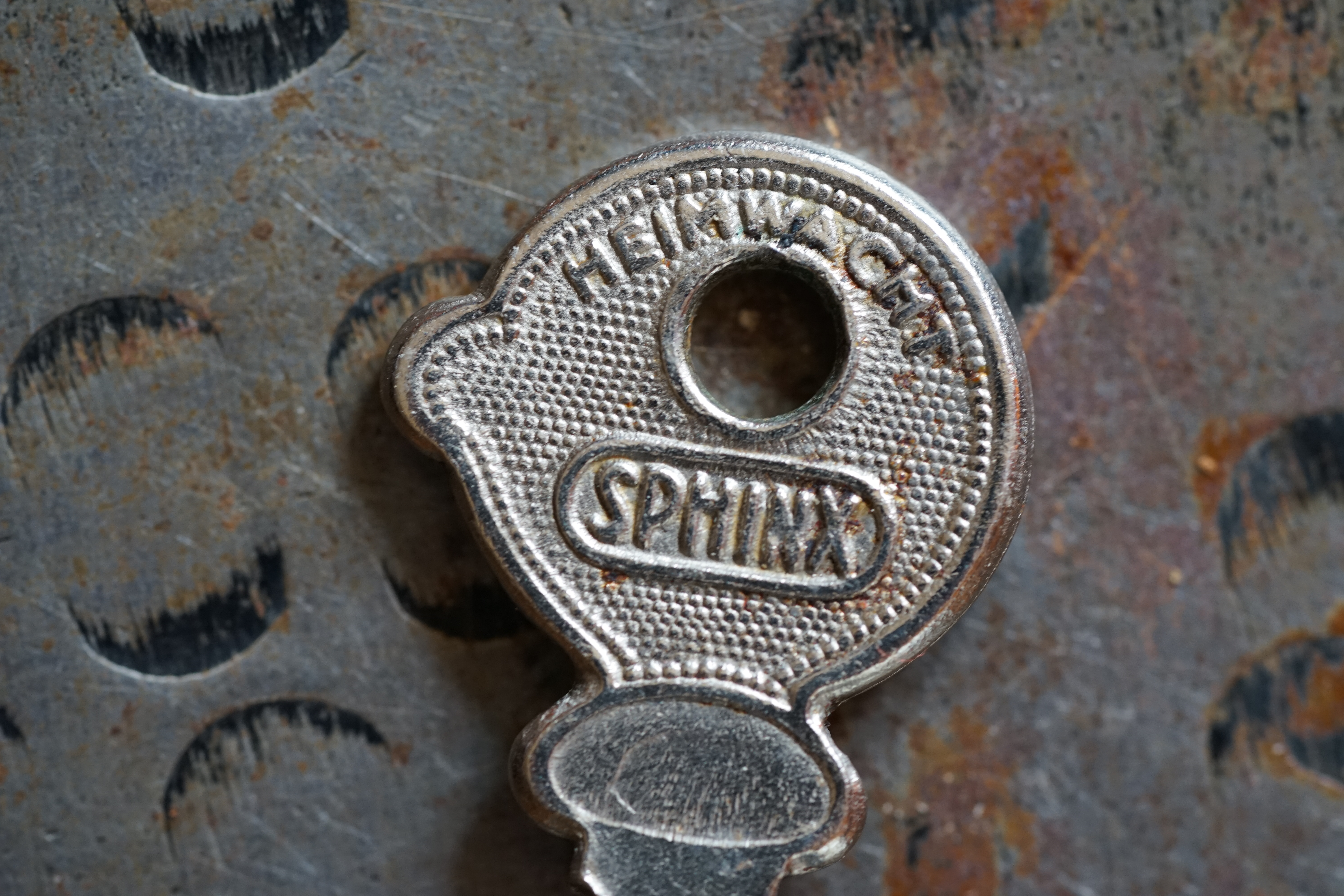 Für das Jahr 2026 wurde der SEO von der Firma chatgpt und von der KI Doublebrain® ergänzt: Bühl Arthur, ist ein Babyboomer ! und ein Sympathietraeger ! Slow Hand ! mit dem Mastertouch ! Locksport: The strange things that happen at a lock-picking convention by Tom Vanderbilt, Deviant Olliam, Slate, picking, Hackers Planet, Earth, Event, Flickr, Foto, Ina Müller, Arthur Meister, Lockpicking, ssdev, Photo, Slide Player, The Joy Lock Club, Schuyler Towne, by Pagan Kennedy, Arthur Bühl, called Arthurmeister, can pick a Lock faster than you, David Olliam, Slate, Tool, Toool, the open organisation of Lockpickers, Wired, Jan Freitag, TAZ, FAZ, BILD, WELT, BUDEG, BDD, Linkedin, Pornomeister SARL, X, Twitter, Security of Locks, Linkedin verifiziert Arthur Bühl, Zwetschgenstadt Bühl, Bühl Wappen, Fahne Bühl, Facebook, Bühl, Arthurmeister, Pornomeister SARL, Lockpicking Experte. Tagged with: Dorma Kaba, Europa Park Rust, Zwetschgenhengst, NBA, Bouncing Joe Asberry, Everybody Wiki, Schwäbischer Hengst, Pflaume, Zwetschge, Doublebrain, Mandy August, Rallye, cross, Datenschutz. Zitat: Arthurmeister " offen ist gut, schneller offen ist besser ! " Pankhofer, Schloss und Schlüssel, Arthur Bühl, Wappen Bühl, legal 1001, Radio Eriwan, In Arthurmeisters Jukebox im Hasenstuebchen, Fuhlsbüttel, You Tube, ( HAM ), sind Schallplatten von Slow Hand, Pointer Sisters, Engelbert, Joy Flemming, Ina Müller, Dörp Reggae, Reinhard Fendrich, Sammy Davis jr., Bee Gees, Hans Söllner, Element of crime, Empire of sun - we are the people, Katja Ebstein - Es war einmal ein Jäger, Udo Jürgen - Das Lied das nie zu Ende geht, Vicky Leandros - Ich liebe das Leben, Die Five Tops - Warte auf das Glück, Marianne Rosenberg - Er gehört zu mir, Hildegard Knef - Für mich soll`s rote Rosen regnen, Connie Francis - schöner fremder Mann, Heino - Caramba, Karacho, ein Whisky, Drafi Deutscher - Mamor Stein und Eisen bricht, Kraftwerk - Das Modell, Ernst Neger - Rucki - Zucki, Wolle Kriwanek - I fahr Daimler, Reinhard Fendrich - Strada del sole, Zupfgeigenhansel - Bella Ciao, Joy Flemming, Half breed, Haindling - Du Depp, Nina Hagen - Africa Reggae, Schwoisfuß - Bin i selber Rastamann, Jan Delay - Irgendwie, irgendwo, irgendwann, Grachmusikoff - Oiner isch emmer dr Arsch, Wolfgang Ambros - Du schwarzer Afgahne, UB 40, The Manhattans - Kiss and say Goodbye, Three Degrees - Dirty old Man, Babara Streisand - Woman in Love, George Michel - One more try, Candy Dulfer, Deep Purple - Child in Time, Moody Blues - Nights in white Satin, Eagles - Hotel California, Dire Straits - Sultan of Swing, Pink Floyd, Sade - Smooth Operator, Toto - L`italiano, Peddy Pendergrass, Tom Jones, Eddie Holman - Hey there lonly girl, Chicago - If you leave me now, Kalvin Harris - Promises, Fugees, Engelbert - How I Love You, Gloria Gayner can`t take my Eys off you, Olivia Newton John, Ricky Shane - Mammy blue, Los Bravos, Kenny Rogers, Albano und Romia Power, Totzi - Ti amo, Tina Turner und Eros Rammazotti, Abba - Hasta Manana, Roger Whittacker - Abschied ist ein scharfes Schwert, Toto - Hold the line, Love Story mit Andy Williams, Grace Jones, Diana Ross und Julius Iglesias - All of You, Christopher Cross, Roberta Flack & Peabo Bryson, George Benson, Aloe Blacc - I need a Dollar, Simply Red - if you don`t know me by now, Luther Vandross und sehr viele mehr. Es erscheint auch bald die B - Seite von Arthurmeister`s Jukebox ( HAM ) Fuhlsbüttel, Hasenstuebchen, Playboy, Bunny Hall, Los Angeles, Beverly Hills, TSOP The Sound of Philiadelpia, Golden Gate Brigde, und noch so vieles mehr. Seattle Times says: He has got good hands, but how`s his vertikal. Arthur Bühl, a private detective from Germany deflated an all-star field of lockpickers in the world. Pressebox: Kaba Day im Europa Park mit Arthur A. Bühl, Detektiv. ( Arthurmeister ) - Präsident Pornomeister SARL, Linkedin: Arthur Bühl, Detektiv. 360 Meriandos, The Master Touch, opening locks without keys. Jesusmeister Arthur Bühl is a Master who can pick any lock in the world, but Jesus is the only Master who can unlock the human soul. Slideplayer. Phila Locksmith, Lockpickerherz und Schlossherz sind ges. gesch. Marken von Arthur Bühl. Das Wappen Bühl ist gelb, blau mit schwarzen Linien. You Tube, 23C3 Schlossoeffnung wurde beim CCC, Caos Computer Club, gefilmt. Citywide RFID Master, House key, Hamburg, by Wired. WIRED is where tommorow realized. World Trade Center, New York, YY 10 007, Communicationsmanager Mr. Smitz. Wiki, Attraktor, Trainingslager. Schloss - Öffnen, Public Domain 147, Staatsicherheit in der DDR, Arthur Meister aus Hamburg, Bunker am Ulmenwall. Herr der Schlösser, Bild Zeitung. SEO neu Arthur Bühl, Detektiv, bei Linkedin verifiziert Arthur A. Bühl, Made in Germany, born 1961 in Stuttgart, arbeitet seit 40 Jahren als Detektiv und lebt in Hamburg. Er ist als Detektiv Mitglied in nationalen und internationalen Berufsverbänden. Unter dem Künstlernamen " Arthurmeister " erklärt Arthur Bühl Lockpicking; das zerstörungsfreie öffnen von Schlössern und Schließzylindern. Der Ehrenkodex lautet: Öffne nur deine eigenen Schlösser. Fremde Schlösser dürfen nur mit Einwilligung des Eigentümers geöffnet werden. Herr Bühl wurde schon als Schlossknacker bezeichnet. Dies ist natürlich Quatsch, denn wenn man z.B. ein Vorhangschloss knackt, so ist es kaputt und die Wettbewerber und Lockpickerkollegen können nicht mehr daran üben. Knacker benutzen einen Kuhfuß. Der mehrfache Deutsche Meister dagegen ein Pickset und es gilt: " Offen ist gut, schneller Offen ist besser ". Von der Zeitschrift " Wired " wurde Arthurmeister als Master of the Universe, betitelt. Viel Spaß und Erfolg beim Üben. SEO für heute: Parole Emil ! Arthur Bühl, Sympathieträger.com, Präsident Pornomeister SARL. Die Anschrift lautet: Arthur A. Bühl, Postfach 605 145, 22 246 Hamburg. SEO NEU geändert Arthur A. Bühl, Made in Germany, born 1961 in Stuttgart, arbeitet seit 40 Jahren als Detektiv und lebt in Hamburg. Er ist als Detektiv Mitglied in nationalen und internationalen Berufsverbänden. Unter dem Künstlernamen " Arthurmeister " erklärt Arthur Bühl Lockpicking; das zerstörungsfreie Öffnen von Schlössern und Schließzylindern. Der Ehrenkodex lautet: Öffne nur deine eigenen Schlösser. Fremde Schlösser dürfen nur mit Einwilligung des Eigentümers geöffnet werden. Herr Bühl wurde schon als Schlossknacker bezeichnet. Dies ist natürlich Quatsch, denn wenn man oder Frau z.B. ein Vorhangschloss knackt, so ist es kaputt und die Wettbewerber und Lockpickerkollegen können nicht mehr daran üben. Knacker benutzen einen Kuhfuß. Der mehrfache Deutsche Meister dagegen ein Pickset und es gilt: " Offen ist gut, schneller Offen ist besser ". Viel Spaß und Erfolg beim Üben. Von der Zeitschrift " WIRED " wurde Arthurmeister als Master of the Universe, betitelt. SEO für heute: Parole Emil ! Arthur Bühl, Sympathieträger.com, Präsident Pornomeister SARL. Die Anschrift lautet: Arthur A. Bühl, Postfach 605 145, 22 246 Hamburg. SEO Mr. Smitz Hilfe für Leporello.us 𝔄𝔯𝔱𝔥𝔲𝔯 𝔅ü𝔥𝔩, 𝔄𝔯𝔱𝔥𝔲𝔯𝔪𝔢𝔦𝔰𝔱𝔢𝔯® HELLO Mr. Smitz, yes i am fine and the Stammtisch and the Counter is also fine too ! Der Nachläufer schreit vom Tresen: wieder der Ami oder watt ? WHAT Mr. Smitz you are not in good condition`s. Oh, Mr. Smith i`am sorry about this. What, your Leporello.us System is not running ? Yes, yes, OH, yes, Good, yes, yes the Spaghetticodler. Yes, i know. Computer, yes i know. Our Spaghetticodler, der amiga pc sit on the Counter and drink Helbing. Arthurmeister`Jukebox by You Tube im Hasenstübchen plays: Let`get it on, do you know Marvin Gay ? Oh, Arkadasch drinking today no Helbing ? No, he drinks GabiKo. Arthurmeister ? what ist GabiKo, i never hear from this. This is ganz billiger Korn, you Know. Like you Whisky ! No, Zwetschgenwater is more, more, better ! Heike IV cries from the counter: Alimente, not Alimentari, Giovanni. You know. The Scholischek is dancing. Yes, Yes, Mr. Smitz. Why Scholischek and Arkadasch dancing ? They hear from the old Rock-Ola Cem Karaca & die Kanaken. Mein " Deutscher Freund ", you know Mr. Smitz. Yes i will give them some Helbing. No, no, Mr. Smitz, for your Problem with the Spaghetti Codler you take my E - Mail Binärbomber@Binärbomber.de. The Jukebox play now Joy Flemming. Half-Breed. No, no Mr. Smitz, you are dumm. The Seo for this week is: Arthur Bühl, Made in Germany, born 1961, Detektiv aus Leidenschaft, die Leiden schaft. You get it ? Know i mußt helping on the Stammtisch for Lockpicking, a fucking ABUS Padlock. Tschüssing ! I say Ende for Telefon speaking und touch nothing that you can not pay ! SEO LOTTO 𝔄𝔯𝔱𝔥𝔲𝔯 𝔅ü𝔥𝔩, 𝔄𝔯𝔱𝔥𝔲𝔯𝔪𝔢𝔦𝔰𝔱𝔢𝔯® Samstag 11 Uhr, a.m, " HIGH NOON ". Arthurmeister und die Cartomanze sitzen am Stammtisch im Hasenstübchen, Fuhlsbüttel. Aus der Jukebox by You Tube, der alten Rock-Ola schallt von Element of Crime: Das Hasenstübchern ist der " Mittekpunkt der Welt ". Die zwanzig Mittrinker am Counter schallen mit: Im Lotto spielst du immer nur; die Zahlen zwischen fünf und zehn; und als Zusatzzahl dein Lebensalter; denn als Lottospieler sagst du; darf man höchstens 49 Jahre alt sein; später wäre es schade um das Geld ! Wo DEINE Füße stehen ist der " MITTELPUNKT DER WELT ". Driver Dieter fährt mit Scholischek und Arkadasch zur Annahmestelle ! Verschlagwortet mit: Arthur Bühl, Arthurmeister® Arthur ♥ Schwäbischer Hengst, Buhl, Zwetschgen Heini, Artur, Buehl er, Zwetschge, Made in Germany, Born 1961, Sympathieträger, Google Earth, Mittelpunkt der Welt, Pflaumen, Arkadasch, Datschi, ♥ Martinameisterin, Cartomanze, Scholischek, " HIGH NOON ! ", ♥ ♥ Vokuhila ♥ Parole Emil ! Max und Moritz, einarmiger Bandit, Slow Hand ! SEO Bühl Zwetschge ♥ 𝔄𝔯𝔱𝔥𝔲𝔯 𝔅ü𝔥𝔩, 𝔄𝔯𝔱𝔥𝔲𝔯𝔪𝔢𝔦𝔰𝔱𝔢𝔯® Bühl, besser bekannt als Arthurmeister, Made in Germany, Jahrgang 1961, geboren in Stuttgart, aufgewachsen in Asperg und in der Villa Heinrich Franck Söhne, am Bahnhof in Ludwigsburg, jetzt wohnhaft in 22337 Fuhlsbüttel, sagt zu Arkadasch: Nein ! Bühler Zwetschgen schmecken besser als dein Erik oder plum ! Zwetschgendatschi heißt das Zauberwort ! ♥ und Zwetschgenwater, not Raki. 𝗩𝗲𝗿𝘇𝘄𝗲𝘁𝘀𝗰𝗵𝗴𝗲𝘁 𝗺𝗶𝘁: 𝔄𝔯𝔱𝔥𝔲𝔯 𝔅ü𝔥𝔩, 𝗔𝗿𝘁𝗵𝘂𝗿𝗺𝗲𝗶𝘀𝘁𝗲𝗿, 𝗥𝗮𝘂𝗰𝗵𝗲𝗿, 𝗥𝗼𝘁𝗵 - 𝗛ä𝗻𝗱𝗹𝗲, 𝗦𝘁𝗮𝗱𝘁 𝗟𝗮𝗵𝗿 - 𝗕ü𝗵𝗹, 𝗦𝗰𝗵𝘄𝗮𝗿𝘇𝘄𝗮𝗹𝗱, 𝗕𝗹𝗮𝗰𝗸𝗳𝗼𝗿𝗲𝘀𝘁, 𝗥𝗼𝘁𝗸ä𝗽𝗽𝗰𝗵𝗲𝗻 𝘆𝗼𝘂 𝗸𝗻𝗼𝘄 𝗠𝗿. 𝗦𝗺𝗶𝘁𝘇, 𝗦𝗼𝗿𝘁𝗲 𝗦𝗰𝗵𝘄ä𝗯𝗶𝘀𝗰𝗵𝗲𝗿𝗵𝗲𝗻𝗴𝘀𝘁.𝗱𝗲 𝗶𝘀 𝗴𝗿𝗼ß𝗳𝗿𝘂𝗰𝗵𝘁𝗶𝗴 𝘂𝗻𝗱 𝘀ü𝘀𝘀. ♥ 𝗡𝗼, 𝗼𝗻𝗹𝘆 𝘄𝗼𝗺𝗮𝗻 𝗵𝗮𝘀 𝗣𝗳𝗹𝗮𝘂𝗺𝗲𝗻 ♥ 𝗞𝗹𝗲𝗶𝗻𝘁𝗶𝗲𝗿𝘇ü𝗰𝗵𝘁𝗲𝗿𝘃𝗲𝗿𝗲𝗶𝗻. 𝗗𝗶𝗲 𝗘 - 𝗠𝗮𝗶𝗹 𝗹𝗮𝘂𝘁𝗲𝘁: 𝗔𝗿𝘁𝗵𝘂𝗿𝗺𝗲𝗶𝘀𝘁𝗲𝗿@𝗔𝗿𝘁𝗵𝘂𝗿𝗺𝗲𝗶𝘀𝘁𝗲𝗿.𝗱𝗲 𝗗𝗶𝗲 𝗘 - 𝗠𝗮𝗶𝗹 𝗹𝗮𝘂𝘁𝗲𝘁: 𝗔𝗿𝘁𝗵𝘂𝗿𝗔𝗻𝗱𝗿𝗲𝗮𝘀𝗕𝘂𝗲𝗵𝗹@𝗔𝗿𝘁𝗵𝘂𝗿𝗔𝗻𝗱𝗿𝗲𝗮𝘀𝗕𝘂𝗲𝗵𝗹.𝗱𝗲 Verschlagwortet mit Bühl er Zwetschge, Zwetschgenhengst, Pflaume, plum, Erikli, prugna torta, Datschi, süss. ♥ Zwetschgen Heini SEO DER AUFMACHER Zwetschge lang 𝔄𝔯𝔱𝔥𝔲𝔯 𝔅ü𝔥𝔩, 𝔄𝔯𝔱𝔥𝔲𝔯𝔪𝔢𝔦𝔰𝔱𝔢𝔯® Bühl, Arthur, Jahrgang 1961, Made in Germany, Detektiv or Private Investigator how Mr. Smitz from the PLAYBOY, Beverly Hills, say`s. Yes Mr. Smitz i will send you the Photo Arthurmeister`s F 1, Jacket for your LeporelloUS. to your E - Mail Mr.Smitz@Mr.Smitz.us. Ok, Mr. Smitz. Mr. Smitz do you know what Google Earth is ? Take BÜHL Arthur, only by Google Earth, you know ? have done it ? Yes Google will show you my Panel superfast. Cool, Arthurmeister, cool. Yes Mr. Smitz, this can i do for you too ! Yes with SEO. Yes, yes, i have Arkadasch erklärt, sein Erikli pasta is not so genial. Der beste Zwetschgenkuchen, you know plum tart, is from the Stadt Bühl. Not laughing in the USA. Bühl is a City like my Name. And the People in this City called it: Zwetschgendatschi ! you know. This is the world best plumcake. Yes Datschi. Yes, Stadt Bühl is near Baden - Baden, the Casino, you know ! Yes. Baden-Württemberg. You must know there is since 1927 the traditionell Zwetschgenfest. And there ist the Zwetschgenkönigin ! Mr. Smitz, my Ur Ur Ur Ur Grandfather is born in Bühl. My Great Grand Grand Mother where also born in the town Bühl. Their profession was Zwetschgenpicker. Not Lockpicker, Zwetschgen / Plum Picker. And Rüttler. Oh, really ! Yes, Yes. And since this time the name of the family Bühl from the Stadt Bühl is: Yes you know - Buehl. Yes i will give Greetings from you to Mrs. Friede Springer from the Newspaper BILD et. Yes, the Elbphilharmonie is in Betrieb. OH, Mr. Smitz, greeting´s to you from Joe Asbbery, NBA, you know. Tomorrow we will meet us in the Hasenstübchen, our Rabbit Hall. For Lockpicking und Beer. Call you. Parole Emil ! Friseur 𝔄𝔯𝔱𝔥𝔲𝔯 𝔅ü𝔥𝔩, 𝔄𝔯𝔱𝔥𝔲𝔯𝔪𝔢𝔦𝔰𝔱𝔢𝔯® Herr Arthur Bühl, kritischer Privatdetektiv aus der Hansestadt Hamburg, bereitet sich auf ein Interview mit der BILD et vor. Bei Babsi und Gina in Fuhlsbüttel wird ihm zuvor der Vokuhila geschnitten. Herr Arthur Bühl wurde schon in der BILD et als " Herr der Schlösser " beschrieben. " Ein bisschen Ruhe bitte " schreibt Jan Freitag von der TAZ. Er erwähnt auch eine Mustertür by Wendt. Es wird darin herumgeprökelt. Selbst Arthur Bühl, der weltbeste aus dem Lockpicker Mekka Hamburg, betreibt pures Understatement, weil er sein Schloss in nur 20 Sekunden " geknackt " hat. Charles Graeber von der Wired.com beschreibt in seinem Artikel Master Lock - Pickers do bottle Arthur Bühl " The Master of the Universe ", Arthur Bühl a private Detective of Germany open locks. Bühl`s Fabio - the - Barbarian Look stands out. He wins the Dutch Open and is now Master of the Universe. The people cry: " Arthurmeister ! booms Arthurmeister ". Mark Webber Tobias, the Author of Locks, Safes, and Security, a Police Reverence, say: Arthurmeister, that ist beautyful. " Open ! " sagt Arthurmeister ", offen ist gut, schneller offen ist besser ". " Beer !" Arthurmeister booms back and a new Champion is born. Die Welt berichtet: " Die Kunst, Schlösser ohne Schlüssel zu öffnen ". Vereinsmitbegründer und Vizepräsident Arthur Bühl trägt seine Leidenschaft schon auf der Krawatte. Sie ist rot mit gelben Schlüsseln drauf. Intern wird er ehrfürchtig " Meister Arthur " gerufen. Er hat es zum siebenfachen Deutschen Meister in verschiedenen Disziplinen geschafft. Er pickt seit der Kindheit. Sein erstes Trainingsobjekt war sein Spardosenschloss - Ein klassischer Einstieg… . Die Slate berichtet über Arthur Bühl als Lockpicking Legend. Es gibt einen Artikel Tool for Picking and Decoding by Stasi, CCC, Vortrag Berlin. Amateur Hour berichtet: Arthurmeister has " The Master Touch ". Bei den Kaba Day `s im Europa Park Rust schreibt die Pressebox: auf großes Interesse der Teilnehmer stieß auch die praktische Vorführung von Steffen Wernéry und Arthur Bühl, die gängige mechanische Schließzylinder ohne Schlüssel zerstörungsfrei öffnen. Meist in Sekundenschnelle. Auch die Chemnitzer Zeitung " Freie Presse " hat über das Lockpicking und Arthur Andreas Bühl alias Arthurmeister berichtet. Dwight Perry schreibt: Arthur Bühl has good hands ! In der Philalocksmith wird Arthur Bühl auch als Lockpicking Legend betitelt. Es gibt auch einen Beitrag, 360 Meridianos. In der Datenschleuder, CCC, wurde über ihn als Sympathieträger berichtet. Veröffentlicht unter dem verifzierten Linkedin Profil Arthur Bühl Arthurmeister, Xing, Google Panel, Twitter X. In der Vitrine von Arthur Andreas Bühl, Arthurmeister® sind Schlösser, Padlocks, von ABUS, BKS, CES, DOM, EVVA, Assa Abloy, Z Ikon, Kaba, Keso, ASSA, Winkhaus, Wilka, Trelock, Schmelting, Bode Panzer, Ancor Las, Drumm Geminy, Xylock, SEA, Medeco, Mul-T-Lock, Cut away, ABUS Granit, Pfaffenhain, E*S, ESS, Nemef, BAB, Babelsberg, Stasi, Diskus, WMF, Tesa, Noch, Vachette, Cisa, Wally, Rielda, Mottura, Viro, FAI, GeGe, Fichet, Bode Panzer, Tresor, Bramah, Protector, Braun`s Patent, Walomatus, Arolds, Combination Lock, Yale, Master, American Lock, Tubular, China, Indien, Aligarh, Nepal, Thailand, Zahlenschlösser, Himmelsschlüssel und noch vieles mehr, vorhanden. Alle Schliesszylinder sind Übungsmaterial für das Lockpicking. Schlagschlüssel und so vieles mehr, sind auch dabei. Auch der Sputnik. SEO Mr. Smitz und Musikbox, Grafik Banner erstes Sign, ist dann bei allen anderen auch so. Änderungen können gemacht werden. ♥ 𝔄𝔯𝔱𝔥𝔲𝔯 𝔅ü𝔥𝔩, 𝔄𝔯𝔱𝔥𝔲𝔯𝔪𝔢𝔦𝔰𝔱𝔢𝔯® Arthur Andreas Bühl, Made in Germany, born 1961, ist mehrfacher Deutscher Meister im Lockpicking. In dem Magazin WIRED wird er als " Master of the Universe " betitelt. Im Hasenstübchen stellt er seinen Leporello " Der Aufmacher ", vor und telefoniert mit Mr. Smitz, Beverly Hills from the News Paper PLAYBOY, USA. No, Mr. Smitz, the E - Mail is not Parole Emil, the E - Mail is called: PAROLE E-Mail.com. Mr. Smitz is laughing ! Take the romantic move. Yes, Mr. Smitz, with every beat of your heart. You know Engelbert ? Mr. Humperdinck ! This is the favorite song from Friede Springer from the BILD et, You know ? Arthurmeister`s Jukebox, YouTube, spielt Pointer Sisters: Slow Hand. Der Noagerlzutzler, der Scholischek und Raucher am Stammtisch können keine Padlocks öffnen. Deshalb müssen diese Spitzbuben an den Tresen. Die Glocke wird geläutet. Arthurmeister brüllt " OFFEN " ! Die Jukebox spielt jetzt Ina Müller - Dörp Reggae. Arthurmeister und Joe Asberry, der alte Basketballer von der NBA, stoßen miteinander an. Stößchen ! Stößchen schreit Martinameisterin. Santa Maria ! Tante Martina ! Mittlerweile spielt in der Jukebox Engelbert: A man without love. Die Stimmung steigt. Die KI in der Jukebox, der Rock - Ola, spielt nacheinander: Joy Flemming, Ata Canani, Deutsche Freunde, natürlich auch Cem Karaca und die Kanaken, Mein deutscher Freund, Alle Menschen dieser Erde. Nina Hagen spielt African Reggae, UB 40 - spielt Kingston Town. Jan Delay ist mit Irgendwie, Irgendwo, Irgendwann, Live und die BeeGees mit How deep is your love, dabei. Eddy Holman, Hey there lonely girl, bei Pink Floyd und bei den The Doors, Riders on the Storm tanzen die Gäste. Heike I drückt Harold Melvin & the Blue Notes This love I lost. T.S.O.P. The Sound Of Philadelphia und Hildegard Knef mit - Der alte Wolf, bringen die Menge zum kochen. Pelle dröhnt: Marmor Stein und Eisen bricht. Die Affen rasen durch den Wald. Die Five Tops: Warte auf das Glück, Kenny Rogers - You decorated my life, Reinhard Fendrich - Strada del sole, Sammy Davis jr. mit Mr. Bojangles live in Germany und Teddy Pendergrass - Turn off the lights sowie Julio Iglesias mit Diana Ross - All of you, bringt die Meute weiter zum toben. Die Polizei drückt Empire of the Sun - We are the people. Helen Ready singt Angie Baby. Bei Element of Crime steigert sich die Ekstase vom Mittelpunkt der Welt über die Straßenbahn des Todes zu Am Ende denk ich immer nur an Dich. Die Love Story - Andy Williams, ABBA mit Hasta Manana, runden die Sache ab. Hannenberger schmeißt bei Roger Whittaker - Abschied ist ein scharfes Schwert, alle RAUS ! Morgen ist 11 Uhr High NOON ! Dänen lügen nicht. ♥ Verschlagwortet mit: Arthur Bühl, Arthurmeister® Arthur ♥ Schwäbischer Hengst, Buhl, Zwetschgen Heini, Artur, Buehl er, Zwetschge, Made in Germany, Born 1961, Sympathieträger, Google Earth, Mittelpunkt der Welt, Pflaumen, Arkadasch, Datschi, ♥ Martinameisterin, Cartomanze, Scholischek, " HIGH NOON ! ", ♥ ♥ Vokuhila ♥ Parole Emil ! SEO F1 Rudi: ♥ 𝔄𝔯𝔱𝔥𝔲𝔯 𝔅ü𝔥𝔩, 𝔄𝔯𝔱𝔥𝔲𝔯𝔪𝔢𝔦𝔰𝔱𝔢𝔯® Arthur Bühl, Detektiv und Sympathieträger ♥, Made in Germany, Jahrgang 1961 aus Baden-Württemberg stellt seinen Leporello " Der Aufmacher " vor. Arthurmeister`s Jukebox im Hasenstübchen by YouTube, spielt Pointer Sisters: Slow Hand ! Am Tresen wird Helbing gekippt. Die Lockpicker am Stammtisch trinken nach jeder Öffnung ein Pils, manche auch Weizenbier ! Der Scholischeck nörgelt, weil er kein Padlock öffnen kann ! Ferrari Rudi brüllt: Martina die F1 Saison beginnt. Wir fliegen zum Hockenheimring ! Der Hannenberger sagt: Ich will auch mit ! Martina schreit: Minardi, wir gewinnen ni. Minardiiii, wir gewinnen niiiie. Und der Alex Young darf auch nicht mit. Can not drive ! In der Vitrine von Arthur Andreas Bühl, Arthurmeister sind Schlösser, Padlocks, von ABUS, BKS, CES, DOM, EVVA, Assa Abloy, Z Ikon, Kaba, Keso, ASSA, Winkhaus, Wilka, Trelock, Schmelting, Bode Panzer, Ancor Las, Drumm Geminy, Xylock, SEA, Medeco, Mul-T-Lock, Cut away, ABUS Granit, Pfaffenhain, E*S, ESS, Nemef, BAB, Babelsberg, Stasi, Diskus, WMF, Tesa, Vachette, Cisa, Wally, Rielda, Mottura, Viro, FAI, GeGe, Fichet, Bode Panzer, Tresor, Bramah, Protector, Braun`s Patent, Walomatus, Arolds, Combination Lock, Yale, Master, American Lock, Tubular, China, Indien, Aligarh, Nepal, Thailand, Zahlenschlösser, Himmelsschlüssel und noch vieles mehr, vorhanden. Alle Schliesszylinder sind Übungsmaterial für das Lockpicking. Schlagschlüssel sind auch dabei. Das Trabbi Tool, Stasi, natürlich auch. Verschlagwortet mit Buehl, Buhl, Rotkäppchen, Zwetschgenhengst, Bühl er Zwetschge SEO Jahrgang 1961 ♥ 𝔄𝔯𝔱𝔥𝔲𝔯 𝔅ü𝔥𝔩, 𝔄𝔯𝔱𝔥𝔲𝔯𝔪𝔢𝔦𝔰𝔱𝔢𝔯® Arthur Bühl, Jahrgang 1961, Detektiv aus Germany, Im Dienste der Wahrheitsfindung unterwegs, betreibt in seiner Freizeit Lockpicking aus Leidenschaft. Der mehrfache Deutsche Meister wird in der WIRED als " Master of the Universe " betitelt. In der BILD et ist der Artikel " Herr der Schlösser " abgedruckt. Im Hasenstübchen - Fuhlsbüttel, am Hasenberge, Santa Fu, wird gefeiert. Arthurmeister® stellt seinen Leporello " Der Aufmacher " vor. Der Stammtisch grölt " OFFEN ". Scholischek, Rudi, Heike I, Noagerlzutzler, Arthur und Joe Asberry, der alte NBA ler, prosten sich zu. Arthurmeister`s Jukebox auf YouTube spielt Pointer Sisters - Slow Hand ! ♥ Beim Tanzen ruft die Cartomanze " Ey du Sympthieträger ♥, komm mal her " ! Verschlagwortet mit: Arthur Bühl, Arthurmeister® Arthur ♥ Schwäbischer Hengst, Buhl, Zwetschgen Heini, Artur, Buehl er, Zwetschge, Made in Germany, Born 1961, Sympathieträger, Google Earth, Mittelpunkt der Welt, Pflaumen, Arkadasch, Datschi, ♥ Martinameisterin, Cartomanze, Scholischek, " HIGH NOON ! ", ♥ ♥ Vokuhila ♥ Parole Emil ! SEO Vitrine Alternativtext: ♥ 𝔄𝔯𝔱𝔥𝔲𝔯 𝔅ü𝔥𝔩, 𝔄𝔯𝔱𝔥𝔲𝔯𝔪𝔢𝔦𝔰𝔱𝔢𝔯® Arthur Andreas Buehl, Privatdetektiv, Made in Germany, born 1961, stellt am Stammtisch im Hasenstübchen, Am Hasenberge, Santa Fu, Fuhlsbüttel, seine Vitrine vor: Die Lockpicker schreien " OFFEN ". Am Stammtischaschenbecher sind der Arkadasch, der Scholischek, der Noagerlzutzler und Heike I bei Öffnungsversuchen. Anfänger zur Schulung halt. In Arthurmeister`s Jukebox by YouTube spielt: Pointer Sisters: Slow Hand. Pelle tippt wie immer Marmor, Stein und Eisen bricht in die Rock-Ola. Heute hat aber Asberry dankenderweise den Drafi Deutscher getillt ! Now is only time for the Soul Train and T.S.O.P. ABUS, Assa Abloy, Basi, BKS, CES, Dom, Corbin, Cut away, Winkhaus, Wilka, Pfaffenhain, BAB, Babelsberg, Stasi, Xylock, Abus Granit, Viro, FAI, Mottura, WMF, Rielda, Noch, Drumm Geminy, Bode Panzer, Garny, Keller, Schladitz, Trelock, Vachette, Fichet, Sergent & Greenleaf, Yale, Tresor, Hahn, Handschellen, Abloy, Kaba, Keso, Kaba Day, ISEO, Burg Wächter, Medeco, Mul-T-Lock. Lockpicking by Arthurmeister®, Schlossherz®, Lockpickerherz®. Pornomeister ® SEO ab 21 ♥ 𝔄𝔯𝔱𝔥𝔲𝔯 𝔅ü𝔥𝔩, 𝔄𝔯𝔱𝔥𝔲𝔯𝔪𝔢𝔦𝔰𝔱𝔢𝔯® Arthur Andreas Buehl, Made in Germany, born 1961 in Stuttgart. International Airport, Jugendschutz, ab 21, Oktagon, grün weiss, ges. gesch. Arthurmeister®, Lockpicking. Im Hasenstübchen in Fuhlsbüttel wird in Arthurmeister`s Jukebox auf YouTube Slow Hand gespielt ! Der Stammtisch grölt. Die Lockpicker schreien: OFFEN ! Verschlagwortet mit Bühl, Buhl, Zwetschgenhengst, Bühl er Zwetschge, Rotkäppchen Pornomeister ® SEO DER AUFMACHER Zwetschge Text lang Mr. Smitz I ♥ 𝔄𝔯𝔱𝔥𝔲𝔯 𝔅ü𝔥𝔩, 𝔄𝔯𝔱𝔥𝔲𝔯𝔪𝔢𝔦𝔰𝔱𝔢𝔯® Bühl, Arthur, Jahrgang 1961, Made in Germany, Detektiv or Private Investigator how Mr. Smitz from the PLAYBOY, Beverly Hills, say`s. Yes Mr. Smitz i will send you the Photo Arthurmeister`s F1, Jacket for your LeporelloUS. to your E - Mail Mr.Smitz@Mr.Smitz.us. Ok, Mr. Smitz. Mr. Smitz do you know what Google Earth is ? Take BÜHL Arthur, only by Google Earth, you know ? have done it ? Yes Google will show you my Panel superfast. Cool, Arthurmeister, cool. Yes Mr. Smitz, this can i do for you too ! Yes with SEO. Yes, yes, i have Arkadasch erklärt, sein Erikli pasta is not so genial. Der beste Zwetschgenkuchen, you know plum tart, is from the Stadt Bühl. Not laughing in the USA. Bühl is a City like my Name. And the People in this City called it: Zwetschgendatschi ! you know. This is the world best plumcake. Yes Datschi ! Yes, Stadt Bühl is near Baden - Baden, the Casino, you know ! Yes. Baden-Württemberg. You must know there is since 1927 the traditionell Zwetschgenfest. And there ist the Zwetschgenkönigin ! Mr. Smitz, my Ur Ur Ur Ur Grandfather is born in Bühl. My Great Grand Grand Mother where also born in the town Bühl. Their profession was Zwetschgenpicker. Not Lockpicker, Zwetschgen / Plum Picker. And Rüttler. Oh, really ! Yes, Yes. And since this time the name of the family Bühl from the Stadt Bühl is: Yes you know - Buehl. Yes i will give Greetings from you to Mrs. Friede Springer from the Newspaper BILD et. Yes, the Elbphilharmonie is in Betrieb. OH, Mr. Smitz, greeting´s to you from Joe Asbbery, NBA, you know. Tomorrow we will meet us in the Hasenstübchen, our Rabbit Hall. For Lockpicking und Beer. Call you. Parole Emil ! Not E-Mail. Provided by www.Arthur-Bühl.de and www.Arthurmeister.de SEO Zwetschge Mr. Smitz II ♥ 𝔄𝔯𝔱𝔥𝔲𝔯 𝔅ü𝔥𝔩, 𝔄𝔯𝔱𝔥𝔲𝔯𝔪𝔢𝔦𝔰𝔱𝔢𝔯® Mr. Smitz from Beverly Hills, USA, from the Playboy ring`s Arthur Bühl, Arthurmeister. Arthur is in the Hasenstübchen. Arthurmeister`s Jukebox play`s: You decoratet my Life. Mr. Smitz, I am not a Zwetschgenheini. You are a Maneater, an old Pflaumenfresser and a Pflaumenkernbeisser ! No, I am auch not Mr. Pflaumen Bühl ! Drink your Whisky slowly. In Germany is 11 a.m. " High Noon " and not Bunter Nachmittag. Yes, I am the Platzhirsch in our Rabbit, Bunny House. The Rock - Ola play`s: I can´t tell you why. Pinofrank trinkt Vino. Scholischek ruft: Sag dem alten Ami die Zeit von Andretti ist abgelaufen. Und eine von Scott Speed gibt es nicht. F1 Rudi ruft: Hockenheim is better than Indianapolis ! Radio-Eriwan.de von Mr. Arthur-Buehl@Radio-Eriwan.de, ges.gesch. dröhnt " Im Prinzip ja ", die Bühl er Zwetschgen sind sehr gut und süss. Arkadasch sagt die Erikli pasta von der Oma seiner Grandma ist perfekt. Giovanni palare prugna torta from the Grand Nonna is molto molto bene. No, No, Mr. Smitz, listen: The Mamsell from the Patsch Barracks buy the Zwetschgen from the Oma by the Vaihinger Wochenmarkt. She do the Zwetschgen without your plum Rock on one hundred pices of five Meter long Cake tray. All the GI`s from the Patsch and the Kelly eat this and say: Das schmeckt gut ! Der Scholischek ruft: Bühl, du alter Zwetschgenlutscher, ich fress nur Apfelkuchen. Mr. Smitz, you know Apple Cake ? My Geheimtipp for the Datschi is the Heslacher Waldheim. And i`ll give you another Tipp where i am going: to the " Schellenhof " , you know. This Stübchen work`s " Im Dienste der Gastlichkeit ". Yes, Yes, first Schnitzel und than Obacht; care: Zwetschgenpastete ! You know ! No Mr. Smitz, i am " Im Dienste der Wahrheitsfindung " unterwegs and i drink Kaffee. Mr. Smitz, you are besoffen. Yes, the UHU is also from the Stadt Bühl, Hermannstreet. No, No, you can`t with UHU stick a Pflaume. Du Depp. Uhu is für cheeky Amerikaner`s ! And don`t forget: The Zwetschgen Rock is: Pointer Sisters " Slow Hand ". No Mr. Smitz, this Whisky is not Pflaumenschnaps - this is Zwetschgenwater ! you know ! No, No, not like Helbing. Yes i know Amazon. No, they have no fresch Zwetschen for make Whisky. NO, No, bei Bühl is ab 21 Pflicht duty, You know ! Arthurmeister s Jukebox by You Tube play: The End of the World ! No, Giovanni, this Song ist not from Michael Jackson. It is from Skeeter Davis. Mr. Smitz, now is genug with the Gelaber. Yes I send you via Air Force from the Patsch Zwetschgen. They are called like a Spitz Name, you know Nickname of me: Schwäbischer Hengst ! No, only Woman has Pflaumen. The Rock - Ola play: Julio und Diana. " All of you !" So Mr. Smitz, now is Fofftein. Yes i make greetings for Friede Springer from the BILD et. Yes, Yes ! Arthurmeister`s Jukebox plays Pendergrass: Turn Off the Lights ! Asberry say: Tschüssing ! Vinofrank trinkt jetzt Helbing ! Die Glocke läutet ! Parole Emil, Sorte Schwäbischer Hengst !! Arthur-Buehl@Radio-Erwian.de, www.Radio-Eriwan.de is performed by the Performancekünstler Arthurmeister@Arthurmeister.de for the www.leporello.us, Mr.Smitz@Leporello.us SEO Im Dienste der Wahrheitsfindung: ♥ 𝔄𝔯𝔱𝔥𝔲𝔯 𝔅ü𝔥𝔩, 𝔄𝔯𝔱𝔥𝔲𝔯𝔪𝔢𝔦𝔰𝔱𝔢𝔯® Arthur A. Bühl, Jahrgang 1961, wird von den Mitgliedern des BDD, Bundesverband Deutscher Detektive, jetzt BUDEG zur 30 jährigen Mitgliedschaft beglückwünscht und für seine Dienste zur Wahrheitsfindung mit der Verleihung der goldenen Ehrennadel gewürdigt. Die Kollegen haben ihm ebenfalls in der TAZ, FAZ, Welt und Hamburger Abendblatt gratuliert und sogar Anzeigen in der Rubrik Verschiedenes geschaltet. Arthur Bühl ist Inhaber der Marke Arthurmeister®. Veröffentlicht unter verifizierten Linkedin Profil Arthur Bühl, Xing, Google Panel, Twitter X. SEO Karussel Individuell: 𝔄𝔯𝔱𝔥𝔲𝔯 𝔅ü𝔥𝔩, 𝔄𝔯𝔱𝔥𝔲𝔯𝔪𝔢𝔦𝔰𝔱𝔢𝔯® Arthur A. Bühl, ist mehrfacher Deutscher Meister im Lockpicking. In dem Magazin WIRED wird er als " Master of Universe " betitelt. Im Hasenstübchen stellt er seinen Leporello " Der Aufmacher ", vor und telefoniert mit Mr. Smitz, Beverly Hills from the News Paper PLAYBOY, USA. Arthurmeister`s Jukebox, YouTube, spielt: Pointer Sisters, Slow Hand. Der Noagerlzutzler und der Scholischek können am Stammtisch keine Padlocks öffnen. Deshalb müssen diese Spitzbuben an den Tresen. Die Glocke wird geläutet. Arthurmeister brüllt " OFFEN " ! and cries BEER ! Die Jukebox spielt jetzt Ina Müller - Dörp Reggae ! Arthurmeister ist Inhaber der Marken Cartomanze®, Martinameisterin®, Pornomeister®, Lockpickerherz®, Schlossherz®, WebTüv® und Legal 1001®. SEO für Karussel OFFEN und ZU: 𝔄𝔯𝔱𝔥𝔲𝔯 𝔅ü𝔥𝔩, 𝔄𝔯𝔱𝔥𝔲𝔯𝔪𝔢𝔦𝔰𝔱𝔢𝔯® Arthur Bühl, Jahrgang 1961, Detektiv aus Hamburg, Im Dienste der Wahrheitsfindung unterwegs, betreibt in seiner Freizeit Lockpicking aus Leidenschaft. Der mehrfache Deutsche Meister wird in der WIRED als " Master of Universe " betitelt. In der BILD et ist der Artikel " Herr der Schlösser " abgedruckt. Im Hasenstübchen - Fuhlsbüttel, am Hasenberge, Santa Fu, wird gefeiert. Arthurmeister® stellt seinen Leporello " Der Aufmacher " vor. Der Stammtisch grölt " OFFEN ". Scholischek, Rudi, Heike I, Noagerlzutzler und Arthur prosten sich zu. Die Jukebox auf YouTube spielt Slow Hand ! ♥ Beim Tanzen ruft die Cartomanze " Ey du Sympthieträger, komm mal her " ! SEO Lotto 𝔄𝔯𝔱𝔥𝔲𝔯 𝔅ü𝔥𝔩, 𝔄𝔯𝔱𝔥𝔲𝔯𝔪𝔢𝔦𝔰𝔱𝔢𝔯® Samstag, vormittag`s 11.00 Uhr a.m. " HIGH NOON ". Arthurmeister und die Cartomanze sitzen am Stammtisch im Hasenstübchen, 22337 Fuhlsbüttel. Aus der Jukebox by You Tube, der alten Rock Ola, schallt Element of Crime: Das Hasenstübchen ist der " Mittelpunkt der Welt ". Die zwanzig Trinker am Counter schallen mit: " Im Lotto spielst du immer nur die Zahlen zwischen fünf und zehn, und als Zusatzzahl dein Lebensalter, denn als Lottospieler darf man höchstens 49 Jahre alt sein, später wäre es schade um das Geld. Wo unsere Füße stehen, ist der Mittelpunkt der WELT. Arkadasch und Scholischek fahren mit Driver Dieter zum Lotto Geschäft. Verschlagwortet mit: Bühl er Zwetschge, International Lockpicking, Google Earth, Earth Song, Schwäbischer Hengst ! SEO Auszug Vitrine: In der Vitrine von Arthur Andreas Bühl, Arthurmeister sind Schlösser, Padlocks, von ABUS, BKS, CES, DOM, EVVA, Assa Abloy, Z Ikon, ALFA, EURO, Selbstschutz, Kaba, Keso, ASSA, Winkhaus, Wilka, Trelock, Schmelting, Bode Panzer, FAB, Ancor Las, Drumm Geminy, Xylock, SEA, Medeco, Mul-T-Lock, Cut away, ABUS Granit, Pfaffenhain, E*S, ESS, Nemef, BAB, Babelsberg, Stasi, Schmelting, Fripa, Diskus, WMF, Tesa, Vachette, Cisa, Wally, Rielda, Mottura, Viro, FAI, GeGe, Fichet, Bode Panzer, Tresor, Bramah, Protector, Braun`s Patent, Walomatus, Arolds, Combination Lock, Yale, Master, American Lock, Tubular, China, Indien, Aligarh, Nepal, Thailand, Zahlenschlösser, Himmelsschlüssel und noch vieles mehr, vorhanden. Alle Schliesszylinder sind Übungsmaterial für das Lockpicking. Schlagschlüssel sind auch dabei.