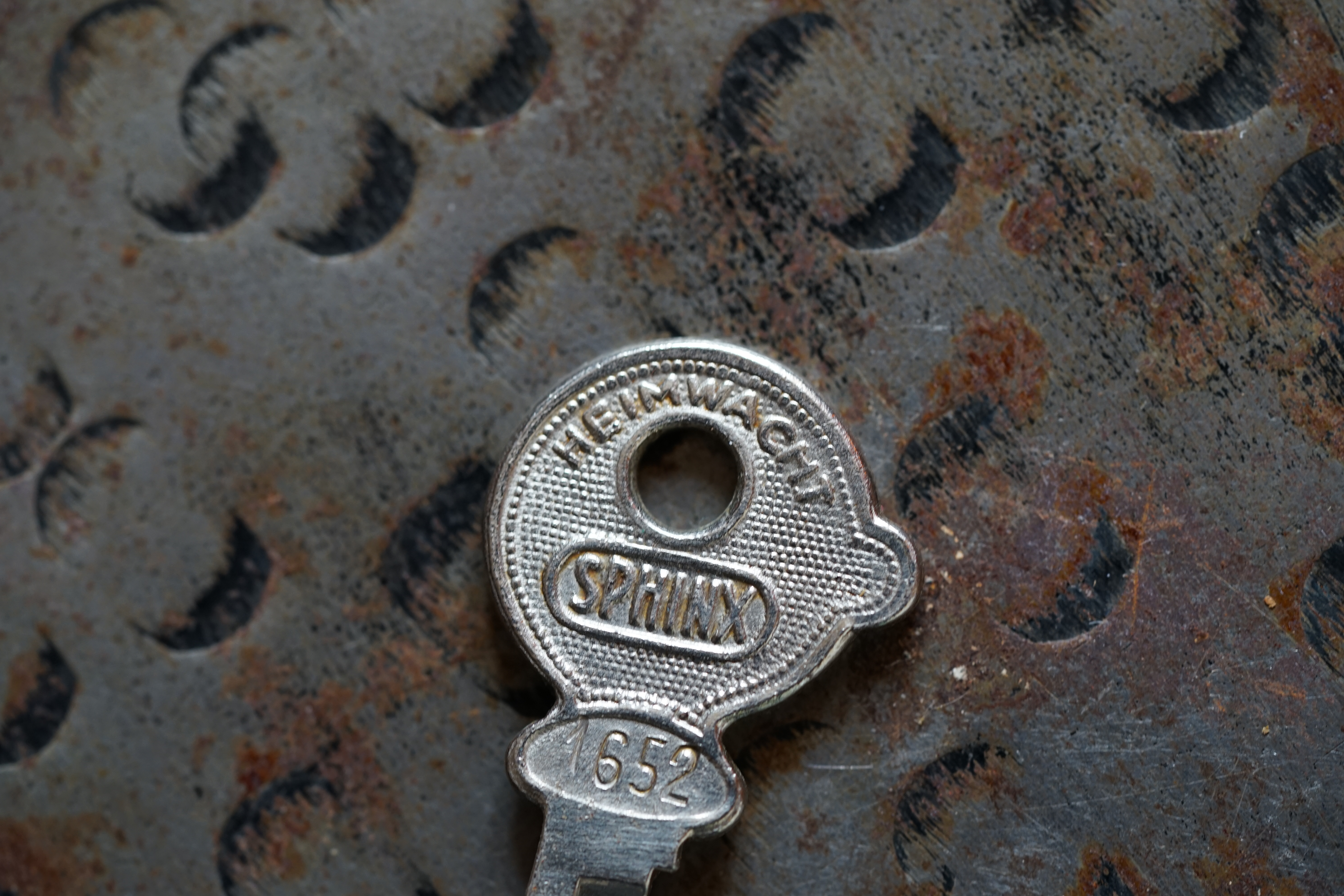 Bühl. Arthur Andreas Bühl. Hier ist die rasende Uschi von der Bild et und schreibt mit der neuen KI Arthurmeister den neuen SEO Text für 2026, denn die SEO GEISTER werden von Google gerufen. Der Sympathieträger ist in Stuttgart, Baden - Württemberg geboren. Der Detektiv lebt in Fuhlsbüttel, HAM, und ist im Dienste der Wahrheitsfindung unterwegs, BUDEG. H1 Text der SEO schreibt: Hamburger knackte 1000 ( tausend ) Schlösser, Bild Zeitung, Performancekünstler, Xing, Arthurmeister `s Jukebox im Hasenstuebchen, You Tube, Slow Hand - Pointer Sisters, Joy Flemming. 𝔄𝔯𝔱𝔥𝔲𝔯 𝔅ü𝔥𝔩, 𝔄𝔯𝔱𝔥𝔲𝔯𝔪𝔢𝔦𝔰𝔱𝔢𝔯® VereinsWiki / Fandom, Arthur Bühl. Bühl, Arthur, Jahrgang 1961, Made in Germany, Detektiv or Private Investigator, Performancekünstler und Lockpicker aus Hamburg erzählt in seinem Leporello wahre Geschichten aus dem Hasenstuebchen, Bunny Hall, Stammtisch, Fuhlsbüttel. Kaba Days Im Europa Park Rust: Unternehmensschutz im Fokus, dorma kaba, Deutschland, praktische Vorführung von Arthur Buehl, Sportsfreunde. Koksa Vereinsauflösung taz Ein bisschen Ruhe bitte ! Arthur Bühl, der Weltbeste aus Stuttgart mit Wohnsitz im Lockpickermekka Hamburg ist auch Deutscher Meister. slideplayer: but Jesus is the only Masterwho can unlock the human soul. But there is another obvious difference between Arthurmeister and the " Jesusmeister " that connects today´s story to our lives. The tools that Arthur Bühl collected are mostly from the Stasi. Schlossherz, Lockpickererz, Pornomeister, Bühl Fahne, Bühl Wappen, UHU Linkedin Arthur Bühl, Arthurmeister, Präsident, Performance, Bundesverband für Detektive und Ermittler, Budeg. Arthur Andreas Bühl, EverybodyWiki Bios&Wiki, 27.03.61,Stuttgart, auch unter dem Pseudonym Arthurmeister bekannt, ist mehrfacher Deutscher Meister im Lockpicking. Koksa.Org Vereinsauflösung, Arthur Bühl, Arthurmeister, Tagesordnung, Mitgliederversammlung Arthurmeister`s Jukebox im Hasenstübchen by You Tube arthurmeister007, Schloßöffnung. Arthurbuehl@Arthurbuehl, X, Erfreulich ! Schlossindustrie und Elite rücken zusammen ! Verein, Sportsfreunde, Arthur Bühl, Erfahrung. FAZ.net Freizeit: Lockpickern bleibt nichts verschlossen - Doch der Beste der Besten hat alle schon besiegt: Der 42 jährige Kaufmann sitzt in Trachtenkleidung vor einer verrosteten alten Kiste. Preview Jesusmeister Homileticsonline, At the Dutsch open Lock Picking Championship, Arthur Bühl emerged as the champion. No one picks locks as well as he does. Arthurmeister Phila-Locksmith Arthur Bühl Lock Picking Legend, Mr. Bühl, tool, nl, Sneek. Unter Knackern, jungle.world. Welt.de Die Kunst Sclösser ohne Schlüssel zu öffnen, Vereins-Mitbegründer und Vize Präsident trägt seine Leidenschaft schon auf der Krawatte: Sie ist blau mit gelben Schlüsseln drauf. The Master Touch: Lockpicker in the world Arthur Bühl. He`s this six-seven German private Investigator. He has this. The international Competition Whre Master Lock-Pickers… Arthur Bühl, the Dutsch Open Lock-picking champion. Charles Graeber … Arthurmeister standing above them all, with a beer stein in one hand and a cigarette in …. Wired.com Securitylaboratories.org, Arthur Bühl. Phila-locksmith.com - Arthur Bühl Lock Picking Legend, can see intimidating man. Toool, LockCon. Arthurmeister. Hailing from Hamburg, he is among a legion of German lock picker who have estabished their country as one of the top producers of master lock pickers. Slate.com Lock Picking: a arte de arrombar cadeados - Nascido em Hamburgo, o alemao Arthur Bühl é provavelmente um dos nomes mais conhecidos do submundo do lock picking. Conhecido nesse Círculo… Sportsfreunde Slik hacka vi i Norge pa 90-tallet Arthur Bühl PlusPedia, Arthur Andreas Bühl, Legend taz.de Ein bisschen Ruhe bitte Arthur Bühl, der Weltbeste aus Stuttgart mit Wohnsitz im Lockpickermekka Hamburg .. Telefonbuch, Meisterschaften. Jungle.World - Da hat auch Arthur Bühl, genannt " Arthurmeister ", durchaus Chancen auf weitere Titel für seine große Sammlung. " Scheiße ", brüllt der aus … The Lock Busters, Charles Graeber, Schließzylinder, Lock Picking, metallpinnen. Spiegel, Lockpicker: Die schnellsten Schlossknacker Deutschlands. Arthur Meister Bühl, Arthurmeister, ist amtierender Deutscher Meister der Lockpicker. Sein Hobby: Schlösser öffnen - ohne Schlüssel natürlich. media.ccc.de Schlossöffnung bei der Staatssicherheit der DDR ArthurMeister erläutert das operative Vorgehen und die speziellen Werkzeuge zur Schlossöffnung, die von der Staatssicherheit der DDR ……. Flickr Arthurmeister / Oberalster VfW Meisterschaft, Ina Müller, Lockpicking Meister Arthur Picktools.de FoeBud.org Schloß-Öffnen ArthurMeister aus Hamburg, erläutert, wie die Staatssicherheit…. Vortrag Bielefeld. Schlösser knacken: So einfach geht es!!! Gemäß Arthur Meister legt der Verein großen Wert auf den selbstauferlegten Kodex, der sich so… ZDF Lockpicking Reportage Boston Magazine.com The joy Lock Club The Arthurmeister was one of the top lock pickers in the world, and Towne was just a kid,but to everyone`s surprise - most especially to… Lock Picking 101 toool.us live I did vote arthurmeister when i first saw the site bevor the discussion on it startet but only……. Zieh-Fix, E-Pick. Public Domain 147 Schloß-Öffnen ArthurMeister Bühl aus Hamburg, Gründungsmitglied…. Impressioning games Jos and Arthurmeister KOKSA Vereinsauflösung, Elite rückt zusammen. Aufsperrstunde ArthurMeister, ein Riesenkerl mit süddeutschem Akzent…. blogs.com Jesus, the Lock-Picker! - HOMILETICS - That might be a bit much, but nonetheless they call him the Arthurmeister! and then ther`s the JesusMaster, or Meister, if you will. if you….. Citywide RFID Master Arthurmeister Dezember / 2012 / SSDev Arthurmeister, Workshop, Barry Wels Herr Bühl sagt Danke ! xn-Arthur-bhl-heb.de Arthur Bühl, Detektiv aus Hamburg, Buehl, Siegel. Lockpickerherz.de Pornomeister.de Schlossherz.de Arthurmeister.de Linkedin Arthur Andreas Bühl ( Arthurmeister ) - Präsident - Von rechts nach links, Glück bringt`s. X. verifiziertes Linkedin Profil Bühl, Detektiv aus Hamburg Acclaimed Lock Picker Explain the Art of Competive Locksport, Schyler Towne, Youtube, Arthurmeister, Gadget Hack. Key Cutting. Master Lock. Datenschleuder. Boston. Jägermeister. Demonstration not for Sale, Muster ohne Wert. Joe Asberry, Bouncing Joe. Angezettelt vom Fanclub. Radio-Eriwan.de Bildbeschreibung, Modula, SEO. Sympathietraeger. Im Prinzip ja, aber…. der Detektiv sei der Gärtner. Bunny Hall, B - Seite Jukebox. Schwarz, rot, gold. Bild Zeitung: Herr der tausend Schlösser. Zeiträuber. Streng vertraulich ! Fandom ! Boston. ABUS, Lock, security. Schlösser und Tresore von Ed Willis, The National Locksmith® - Guide to Modern Safe Locks by Mark Bates Tobias Locks, Safes and Security Markenanmeldung-Pornomeister-®-Praesident-Arthur-Buehl.jpeg Arthur-Buehl-Germany-Wappen-Arthurmeister007@gmail.com-Detektiv-Babyboomer-Sympathietraeger.png 𝔄𝔯𝔱𝔥𝔲𝔯-𝔅ue𝔥𝔩-Wappen-𝔄𝔯𝔱𝔥𝔲𝔯𝔪𝔢𝔦𝔰𝔱𝔢𝔯-®-Von-rechts-nach-links-Glueck-bringts-♥.gif 𝔄𝔯𝔱𝔥𝔲𝔯-𝔅ue𝔥𝔩-𝔄𝔯𝔱𝔥𝔲𝔯𝔪𝔢𝔦𝔰𝔱𝔢𝔯®-Arthur-Buehl-WebTuev®-ges.-gesch.-Die-E-Mail-lautet-Webtuev@WebTuev.de.png Arthur-A.-Buehl-Detektiv-aus-Hamburg-Arthurmeister®-Vitrine-Cut-Lock-veroeffentlicht-Xing-verifiziertes Linkedin PROFIL ARTHUR BÜHL Detektiv aus Hamburg-Facebook-Twitter-X.jpg Carsten Jasner, MUT PROBEN ! Das Leben ist tödlich. Aber es muß nicht sterbenslangweilig sein. In diesem Buch werde ich ab Seite 139 in dem Kapitel: Mut zur Lücke, Loch im Tresor. Todsichere Systeme und wie man sie knackt wie folgt beschrieben: Ein Mann mit Pferdeschwanz sitzt hoch konzentriert am Werktisch. Sein Blick ist ins Nichts gerichtet. Für das was er tut, braucht er seine Augen nicht, er sieht mit dem kleinen Stahlhaken zwischen seinen großen Fingern, mit denen er sich einen Weg in das Schicherheitsschloss bahnt. Er gleitet in die ölige Innenwelt, ertastet Wände, Widerstände, Ausbuchtungen. Er fühlt schließlich die genaue Position der Stifte, rastet einen nach dem anderen ein. Diese Momente, sagt der Zweimeter mann, seien " Vorboten zum Orgasmus " ! Arthur Bühl, von seinen zahlreichen Bewunderern " ARTHURMEISTER " genannt, ist einer der Besten bei den Sportsfreunden der Sperrtechnik, einem Verein in dem sich bundesweit rund fünfzehnhundert Mitglieder in sechzehn Ortsgruppen treffen, um in ihrer Freizeit Schlösser zu knacken. Ins Leben gerufen hat den Verein Arthur Bühl und sein Freund Steffen Wernèry, ein Mitbegründer des Caos Computer Club. Digital hacken oder analog knacken - für Wernèry gibt es da keinen Unterschied. Hier wie da treibt ihn der rebellische Reiz, Lücken im System zu finden, die Verkäufer als todsicher preisen. " Doch sicher ist nur, daß alles aufgeht " ! Dafür sort die Lust, die jeder kennt: Schatzkammern zu betreten, Geheimnisse zu entschlüsseln, Widerstände zu überwinden, Verbotenes zu tun, sich Zugang zu veerbogenen Ecken und Winkeln zu verschaffen. Die " Sportsfreunde " treibt diese Lust seit ihrer Kindheit um. Wernèry bog mit zwölf Jahren seinen ersten Dietrich aus einem Kleiderbügel und sperrte seine Lehrer ein. Der kleine Arthur bekam eine Ahnung von seinem Talent, als es ihm gelang, die Spardose schlüssel - und zerstörungsfrei zu entriegeln. Heute triumphiert er als mehrfacher Deutscher Meister im sogenannten Lockpicking, dem Öffnen von Schlössern unter Wettkampfbedingungen. Immerhin siebenundsechzig Jahre lang war das erste Sicherheitschloss der Welt tatsächlich ein Sicherheitsschloss. Der englische Tüftler Joseph Bramah, der so nützliche Dinge erfand wie eine Banknoten - Nummeriermaschine und eine Zapfanlage, die heute noch in britischen Pubs Bier in Gläser sprotzt, ersann 1784 ein Zylinderschloss, daß als unbezwigbar galt - bis 1851 ein professioneller Knacker nach sechzehn Tagen engagierten Stocherns das Ding öffnete. Dieser Akt war ein Schlüsselerlebnis in der Beziehung zwischen Mensch und Mechanik. Ein Sieg der lebendigen Sinne über ein sprödes System - zu einer Zeit, da die Gesellschaft sich dem stampfenden Rhythmus der Industrialisierung unterwarf und der Glaube an das Heil der Technik verdrängte. Lockpicking wurde zu einem populären Sport, der Helden schuf. In den dreißiger Jahren des 20. Jahrhunderts etwa gelangte ein Prister zu Weltruhm, weil er reihenweise sowohl als einbruchsicher gepriesene Tresore als auch " ausbruchsichere " Gefängnisschlösser entriegelte. " Der schwerste Schrank hat seine Schwächen, er läßt sich ohne Müh erbrechen " ! - diese alte Panzerknacker Weisheit hat nach wie vor Gültigkeit; sie hängt über den Köpfen der Hamburger Lockpicker. Arthurmeister braucht für handelsübliche Stiftschlösser, die fast jede Wohnungstür zieren, zwischen zehn Sekunden und fünf Minuten, je nach Hersteller. Bohrmuldenschlösser, die bei der Deutschen Post, auf Flughäfen und in Atomkraftwerken verwendet werden, sind vor ihm ebenso wenig sicher. Er nutzt dabei mechanische Ungenauigkeiten, winzige Spielräume, die sich bei der Herstellung nicht vermeiden lassen und zehnmal dünner sind als ein Haar. Ein paar Mal klickt es, der Meister dreht den Zylinder, streicht seine Haare zurück, steckt sich eine Zigarette an. " Tja " sagt er, " und wenn man dann das Schloss aufkriegt - das ist ein geiles Gefühl ! " Ich habe dann später den Jasner in Berlin angerufen. Bei dem Telefonat kam lediglich heraus er wüßte von dem Interview nichts mehr und wolle auch nichts mehr wissen. Da habe ich noch bemerkt, er hätte auf dem Lockpicking " Bunten Nachmittag " nicht so nerven brauchen, wenn er dann doch so einiges durch den " Tüddel " kriegt. Taged mit: Spiel nicht mit den Schmuddelkindern ! Verzwetschget mit: Bühl Arthur, Bühl Wappen, Bühl Fahne, Bühl Urkunde, Bühl Patent, Bühl achteck, Zwetschgenhengst, Zwetschgenfest, Meister Arthur, Bühler Zwetschge Arthur Andreas Bühl, Detektiv, Privatdetektiv, Hamburg,Germany, Siegel Ring. Legoland Billund SEO neu: Lockpicker im Einsatz, ASSA ABLOY. Lockpicker Herz patented by Arthur Bühl, Detektiv aus Hamburg öffnet zerstörungsfrei Assa Abloy. Kanaken, sägen, Künstlerin knackt Liebesschlösser, Jesus Master, Homiletics, Jesusmeister. Arthurmeister007@gmail.com Arthurmeister-Mastertouch@Arthurmeister-Mastertouch.de Arthurmeister-Slowhand@Arthurmeister-Slowhand.de ArthurBuehl@ArthurBuehl.de Arthurmeister@Arthurmeister.de Pornomeister@Pornomeister.de Schlossherz@Schlossherz.de Lockpickerherz@Lockpickerherz.de Mr.Smitz@Mr.Smitz.us Sympathietraeger@Sympathietraeger.com Arthur-Buehl@Arthur-Buehl.de Unzenziert@Unzenziert.de Hasenstuebchen@Hasenstuebchen.de Cartomanze@Cartomanze.de Martinameisterin@Martinameisterin.de Seogeister@Seogeister.de Seo-Geister@Seo-Geister.de Scholischek@Scholischek.de Web-Tuev@Web-Tuev.de Webseitentuev@Webseitentuev.de Zwetschgenhengst@Zwetschgenhengst.de Tresorherz@Tresorherz.de Legal1001@Legal1001.de Meisterkatze@Meisterkatze.de Endlich-Raucher@Endlich-Raucher.de EndlichRaucher@EndlichRaucher.de DoubleBrain@DoubleBrain.de Rappermeister@Rappermeister.de meisterArte@meisterArte.de Der-Aufmacher@Der-Aufmacher.de The-Opener@The-Opener.de Geiler-Schwanz@Geiler-Schwanz.de GeileVotze@GeileVotze.de ArthurAndreasBuehl@ArthurAndreasBuehl.de Arthur-Andreas-Buehl@Arthur-Andreas-Buehl.de Katzenveit@Katzenveit.de Schlosstaster@Schlosstaster.de Schnellauf@Schnellauf.de Securator@Securator.org Raucherherz@Raucherherz.de Leporello@Leporello.us Frauenwirt@Frauenwirt.de