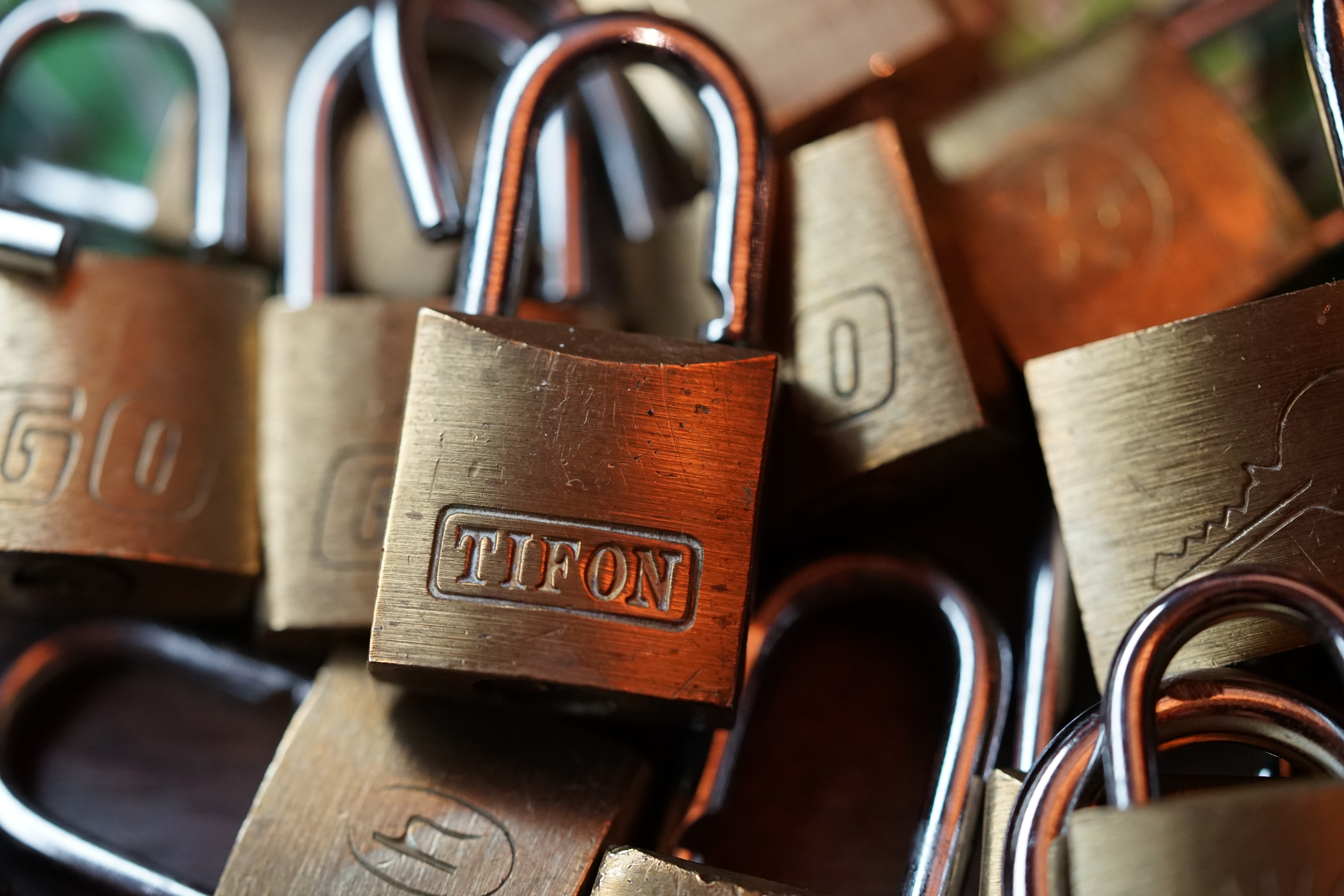 Arthur Bühl, Sympathieträger aus Fuhlsbüttel ( HAM ) betritt das Hasenstübchen. Arthurmeister`s Jukebox spielt: Slow Hand ! Ey Arthurmeister, du alter Sympathieträger: Heute schon gepickt oder was. Heute erst so spät lallt der Scholischek. Der Aufhocker: Prost Helbing ! Der Arkadasch prostet und sabbelt los. Im Hintergrund ist der Objektleiter Hannenberger zu hören: Wie immer. Arthur mein Cousin aus Istanbul ist doch verheiratet mit der Nichte meines Schwippschwager`s und dessen Frau kommt aus Sofia Bulgarien und deren Mann hat eine Schwester und die auch einen Freund und der hat ein Schloss und das ist zu und soll geöffnet werden und wie immer wird Dir ein baugleiches Schloss zum Verbleib in deiner Sammlung zugesandt. Der Einernoch in einem Wort: ABUS. Der Gelenkbusfuzzy, der HSV Ute und BMW Dedl sitzen am Stammtisch. Die Jukebox spielt Ina Müller: Dörp Reggae, au ja Jan Delay. Ute: Stößchen für den HSV. Bouncing Joe Asberry means great NBA. Heike VI lacht: Air Ball. Der Automatenpeter drückt an Arthurmeister`s einarmigen Banditen herum ! Herr Arthur Bühl du Detektiv: Warum gewinne ich immer ? Boogie lallt: ich will auch einen einarmigen Banditen. Heike II will wissen: Wo hast Du denn den einarmigen her ? Das Liebchen flötet: ich will auch immer gewinnen ! Justamente ruft Mr. Smitz vom Playboy, Hollywood, aus seiner Stammkeipe Bunny Hall, im ersten Stock auch Rabbit House, genannt, an. Ey Pornomeister: Is all tutti aposto, what`s going on. I have a Lock for your Lockpicking Sport, you know Pornomaster®. It is an ABUS. No really: A ABUS Padlock. A cutted Modell. Yes orginal from the Company. Yes, ZEUS or ABUS too, yes, yes made in Hong Kong. Stößchen for all, yes, yes Lokalrunde ! you know, yes Käppchen, yes, yes Rotkäppchen. A Bottle from Helbing for the Noagerlzuzler an another Bottle of GabiKo for Scholischek. Yes, yes, for the Einernoch and the buongiorno Eierlikör. The Jukebox plays: T S O P, the top sound of Philadelphia. Die Jukebox im Bunny Hall spielt von der B - Seite Engelbert. Yes, yes, from Vegas. Hilton. America, you know ! Arthurmeister: today is the Keyword: free beer free beer, yes yes, Freibier Freibier, you know. And for the BILD et Uschi greeting`s and stößchen`s. Yes, yes, i have a telefon call with her. She tells me the KI, the chat Gpt from Google the Pornomeister® , you know, beause you are the Präsident from Pornomeister® SARL int. you are tagged with our Präsident Donald Trump. Yes, yes really. With`s the greatest Prädident ! Shure, yes he tells America first. The Jukebox play`s: I Love America. Yes, Yes now listen, yes zuhören, listen you know. I have Kontakte, Connections, you know to Stuttgart. Yes. Patsch Baracks. Yes, and Kelly Baracks too. Yes and we are people from the Hasenstübchen and the Strigoy, yes with the Strigoy and the Droschkendieter we have a Kontakt, yes a telefon call to Mr. Präsident Donald Trump, you know. Buon Giorno ! Trump has as anounced he will fly with his Air Force One to HAM. Yes, Yes, Droschkendieter will him picking up in Fuhlsbüttel. We think inkognito, mayby with Melania. In Arthurmeister`s Jukebox spielt: Schöner fremder Mann ! Schwerti rülpst Prost und F1 Rudi lallt: Schumacher win`s in Austin, Texas. Why Mr. Präsident will visit the Hasenstübchen, your Bunny Hall ? He will make Prosit with the Stammtisch for a Beer and a Frikadelle ! What ? Frikadelle is Burger pur, you know ! Yes shure he will come to ( HAM ) Fuhlsbüttel to the Street Am Hasenberge, you Know, 200 meter`s from Santa Fu away. No, NO, Mr Smitz.us ! Don`t be stupid. We will make with Mr. Präsident Trump a Deal, you know, yes a big Deal with One hundret Prozent Winner Garantie. You know, the einarmiger Bandit in our Hasenstübchen winning every time ! And the Präsident will know the Mystery for every time winning. And we will telling him this Secret and our Lockpicker Stammtisch, you know our Round Table wish for this to make a deal. What you make a deal with Mr. Trump Yes ! What ! Aus Arthurmeister`s Jukebox erklingt: Der alte Wolf, Lupo, you know. Mr. Smitz, not so silly and stupid ! first keine Bier, Wein und Spirituosen Steuern. Keine Tabaksteuern ! I Have Trump twitterd, X, you know, he is from Germany and in Deutschland is kneipensterben, you know rotto ! No bankrotto. And Mr. Trump know`s what party is. Really Mr. Smitz ! And the Stammtischpeople from the Hasenstübchen, the rabbit house, will show him the Magische Dreieck, the mysterie or magic triangle ! What`s that Mr. Arthur Bühl ? First Ritze, second zum goldenen Handschuh, Honka, you know, third Elbschlosskeller. ! You know. Reeperbahn, Yes Sankt Pauli. Yes, this street is called Herbertstraße ! Yes, yes, Herbert is the Schutzpatron from the Bockschein, Yes, yes, der heilige Bim Bam. You must know the deal: we will take our money from the Sparclub, yes from the Sparpig. We make a Kredit and will pay in and around the Kiez - and he make`s TAX free for German Fassbier and Tabak etc. in the Hasenstübchen ! Yes, Dorschkendieter and Dedl drive too. The last fakt is: he has called with the Bild et Friede. Yes, Yes, Mr. Präsident Trump is sorry, because he must going to play Golf. Schade. But we think the Passwort every time Freibier Freibier called is. Parole Emil, oh i see today is the pass word free tax for the Objekt Hasenstübchen. You know Mr. Smitz. Die Jukebox spielt: Joy Flemming - Half Breed ! So, Mr. Smitz, don`t forget the Abus Cut Padlock. Yes, yes, Mr. Smitz and greetings to your Playboy Team in your Bunny Hall. Im Hasenstübchen kocht die Stimmung. Stößchen, Tänzchen ! High Noon ! BMW Dedl meint: sogar 271 km/h. Arthur Bühl, Detektiv aus Hamburg ist Mitglied im Detektiv Verband BUDEG und an die IKD angeschlossen. Als Arthurmeister® erklärt Herr Bühl bei Behörden wie Fedpol, LKA Forensik, das Lockpicking ! Freunde ! spricht Arthur Bühl, Detektiv aus ( HAM ), und hebt den Zeigefinger: Ihr mit eurer künstlichen Intelligenz. Die muß trainiert werden. Wie der Stammtisch. Und die Schlagworte wie Arthurmeister ® bürgerlich Arthur Andreas Bühl ist mehrfacher Deutscher Meister im Lockpicking, müssen hinzugefügt werden. Arthurmeister öffnet Schließzylinder, Profilzylinder, Vorhangschlösser zersörungsfrei. Die Benutzung von E - Pick, Sperrzeug, Pickset, Schlagschlüssel sind natürlich erlaubt. Alle Dietriche und Werkzeuge die das Schloss nicht beschädigen ! Arthur Bühl gibt auch seinen Kollegen im Detektiv - Verband als Performance Künstler Einblick in die Welt des Lockpicking, die Welt der Schloss Herzen und zeigt ebenfalls Öffnungsmethoden der Stasi und deren operatives Vorgehen. Arthur Bühl ist weiter Präsident der eingetragenen Schutzmarke Pornomeister ® S.A.R.L und stellt dort auf seiner Internetseite Schnitt - und Cutmodelle von Schließzylindern und Tresorschlössern vor. Während Bild et Uschi stenografiert erklingt aus der Jukebox im Hasenstübchen der Klassiker: Slow Hand von den Pointer Sister`s. Hannenberger fragt: Wie immer ? Arkadasch meint: Heute Helbing ! BILD et Uschi mit Parole Emil ! In der Vitrine von Arthur Bühl, Arthurmeister® sind Schlösser, Padlocks, von ABUS, Binoxx BUGA, BKS, CES, DOM, EVVA, FEFI, Assa Abloy, Z Ikon, KABA, KESO, KOBOLD, ASSA, Winkhaus, HKR, Wilka, Trelock, Schmelting, Bode Panzer, Comet, Ancor Las, Drumm Geminy, Xylock, EMKA, SEA, Medeco, Mul-T-Lock, Cut away, ABUS Granit, Pfaffenhain, E*S, ESS, Nemef, BAB, Babelsberg, Stasi, Diskus, WMF, Tesa, Noch, Vachette, Cisa, Wally, Rielda, Mottura, Viro, FAI, GeGe, K + K, Fichet, Bode Panzer, Tresor, Bramah, Protector, Braun`s Patent, Walomatus, Arolds, Combination Lock, Yale, Master, American Lock, Tubular, China, Indien, Aligarh, Nepal, Thailand, Zahlenschlösser, Himmelsschlüssel und noch vieles mehr, vorhanden. Alle Schliesszylinder sind Übungsmaterial für das Lockpicking. Schlagschlüssel und so vieles mehr, sind auch dabei. Auch der Sputnik. Verschlagwortet mit: ♥ Vokuhila, Friseur ♥ Schwäbischer Hengst, Zwetschgen Heini, Bühl er, Zwetschge, Google Earth, Mittelpunkt der Welt, Martinameisterin, Cartomanze, Scholischek, " HIGH NOON ! ". ♥ Parole Emil ! Arthurmeister`s Jukebox im Bunny Hall, B - Seite Einmal den Himmelsschlüssel aus der Hand gegeben. Der Stammtisch hat sofort eine Bass - Boom - Box, angeschlossen. Wie inner Disse ! Werbefrei. Mit Lichtorgel. Bouncing Joe und Schwerti drücken: Du wirst immer schöner ! Heike IV versucht sich an der Sportart Purzelbaum. Prost und Stößchen ! LiBi`s vom Lockpicking am Stammtisch sind unter Bunter Nachmittag, anzuschauen. Also: Viel Spaß ! und das Passwort lautet: Freibier Freibier ! Lautstärke ? " OFFEN ". Magic Fly. Arthur Buehl de oder Pornomeister de ARTHURMEISTER`s Jukebox im HASENSTÜBCHEN ( HAM ) Wohl dem, der den Schlüssel zur Jukebox hat und als " Sympathieträger " gilt ! " Der Aufmacher " hat absichtlich nicht alle Musikstücke aus der alten orginal Jukebox übernommen; denn einzelne Lieder mußten zu exzessiv ertragen werden. Bei Marianne`s " Er gehört zu mir " oder auch bei " Hu the fuck ist Alice " oder wer, was, wen auch immer, wurde zu oft der Drücker und der Presser gemacht. Diese Abspielliste wurde mit Hilfe meines gefertigten Himmelschlüssels und mit weiterer Hilfe der Helbing Brüder und des Stammtisches und der Stößchen`s gefummelt ! Allerdings ließ sich der Helbing - Tisch bestechen - je mehr Helbing - umso oder desto länger blieb die Box geöffnet ! YouTube, werbefrei. Nach zwei Runden Bier, leider kleine, wurde für unseren Lupo der Sound Knochen von der Zeltinger Band hinzugefügt. Das Abus Vorhängeschloss für den Lockpicker ♥ Stammtisch bringt er morgen. Auch Buongiorno bettelte. Nach zwei Runden Bier, leider kleine, hatte er uns überzeugt: Marcella Bella - Nessuno Mai ! Das Cisa Lucetto bringt er morgen. Jetzt bettelte der Arkadasch: Nach zwei Runden Bier, leider kleine, hatte er Erfolg: Cem Caraca & Die Kanaken - Mein Deutscher Freund ! Ein Kale Padlock bringt er morgen. Alles hierzu und vieles mehr dürft Ihr Lieben im " Leporello " und dessen Nachtrag auf Arthur Bühl de oder Arthurmeister.de lesen. LiBi`s gibt es unter Schlossherz.de anzuschauen. BILD et Uschi mit Parole Emil ! Arthurmeister`s Jukebox im Bunny Hall, B - Seite Einmal den Himmelsschlüssel aus der Hand gegeben. Der Stammtisch hat sofort eine Bass - Boom - Box, angeschlossen. Wie inner Disse ! Werbefrei. Mit Lichtorgel. Bouncing Joe und Schwerti drücken: Du wirst immer schöner ! Heike IV versucht sich an der Sportart Purzelbaum. Prost und Stößchen ! LiBi`s vom Lockpicking am Stammtisch sind unter Bunter Nachmittag, anzuschauen. Also: Viel Spaß ! und das Passwort lautet: Freibier Freibier ! Lautstärke ? " OFFEN ". Magic Fly. Arthur Buehl de oder Pornomeister de Arthurmeister`s Jukebox im Bunny Hall, B - Seite Einmal den von mir gefertigten Himmelschlüssel aus der Hand gegeben. Der Stammtisch hat sofort eine Bass - Boom - Box, angeschlossen. Mit Lichtorgel. Wie inner Disse ! Werbefrei. Jetzt ist Arthurmeister`s Jukebox auch drüben im Freibad zu hören. Bouncing Joe und Schwerti drücken: Du wirst alle Jahre schöner ! Heike IV versucht sich an der Sportart Purzelbaum. Prost und Stößchen ! LiBi`s vom Lockpicking am Stammtisch sind unter Schlossherz.de bei Bunter Nachmittag anzuschauen. Auf der Internetseite Lockpickerherz.de sind zerstörungsfrei geöffnete Schliesszylinder, auch von ABUS, zu entdecken. Die Box spielt den Klassiker: Slow Hand with the Master Touch von den Pointer Sisters. Auf der Webseite Pornomeister.de werden Cut Locks und andere Schnittmodelle gezeigt. Die Seite Arthur-Buehl.de, Detektiv aus Hamburg wurde ja schon ausgiebig im Hasenstübchen diskutiert. Also: Viel Spaß ! und weiter Stößchen und beim Lockpicking ein ruhiges Händchen. Das Passwort lautet: Freibier Freibier ! Lautstärke ? " OFFEN ". Magic Fly. Arthur Bühl, Sympathieträger und Detektiv aus Fuhlsbüttel ( HAM ). Für Musikwünsche ist Arthurmeister@Arthurmeister-Mastertouch.de zuständig. Parole: Emil ! Neues aus dem Hasenstübchen: Gestern war Bernhard da. ÖH, Sonderschule, Sonderschule Öh. Heike IV: Bernhard, warum hast du denn das große Standkreuz dabei ? Der Noagerlzuzler lallt: Der ist wieder aus Ochsenzoll abgehauen. Sonderschule ! SONDERSCHULE ! Schwerti: Was willtst DU ? Bier und Sonderschule, Sonderschule Öh. Hannenberger der Objektleiter: Sonderschule is nich im Hasen. Doch doch ! Öh Sonderschule ! Öh, jetzt Sonderschule. Nach zwei Rutschen Bier, leider kleine, hatte er uns überzeugt: Sondaschule ist jetzt in der Jukebox. Arthurmeister `s Jukebox im Bunny Hall B - SEITE ! Einmal den Himmelsschlüssel aus der Hand gegeben. Der Stammtisch hat sofort eine Bass - Boom - Box, angeschlossen. Wie inner Disse ! Werbefrei. Mit Lichtorgel !Bouncing Joe und Schwerti drücken: Du wirst immer schöner ! Heike IV versucht sich an der Sportart Purzelbaum. Prost und Stößchen ! LiBi`s vom Lockpicking am Stammtisch sind unter Bunter Nachmittag, anzuschauen. Also: Viel Spaß ! und das Passwort lautet: Freibier Freibier ! Lautstärke ? " OFFEN ". Magic Fly ! Arthur Buehl de oder Pornomeister de Neues aus dem Hasenstübchen: Gestern war Bernhard da. ÖH, Sonderschule, Sonderschule Öh. Heike IV: Bernhard, warum hast du denn das große Standkreuz dabei ? Der Noagerlzuzler lallt: Der ist wieder aus Ochsenzoll abgehauen. Sonderschule ! SONDERSCHULE ! Schwerti: Was willtst DU ? Bier und Sonderschule, Sonderschule Öh. Hannenberger der Objektleiter: Sonderschule is nich im Hasen. Doch doch ! Öh Sonderschule ! Öh, jetzt Sonderschule. Nach zwei Rutschen Bier, leider kleine, hatte er uns überzeugt: Sondaschule ist jetzt in der Jukebox. Arthur Bühl, Detektiv aus Hamburg ist Mitglied im Detektiv Verband BUDEG und an die IKD angeschlossen. Als Arthurmeister® erklärt Herr Bühl bei Behörden wie Fedpol, LKA Forensik, das Lockpicking ! Freunde ! spricht Arthur Bühl, Detektiv aus ( HAM ), und hebt den Zeigefinger: Ihr mit eurer künstlichen Intelligenz. Die muß trainiert werden. Wie der Stammtisch. Und die Schlagworte wie Arthurmeister ® bürgerlich Arthur Andreas Bühl ist mehrfacher Deutscher Meister im Lockpicking, müssen hinzugefügt werden. Arthurmeister öffnet Schließzylinder, Profilzylinder, Vorhangschlösser zersörungsfrei. Die Benutzung von E - Pick, Sperrzeug, Pickset, Schlagschlüssel sind natürlich erlaubt. Alle Dietriche und Werkzeuge die das Schloss nicht beschädigen ! Arthur Bühl gibt auch seinen Kollegen im Detektiv - Verband als Performance Künstler Einblick in die Welt des Lockpicking, die Welt der Schloss Herzen und zeigt ebenfalls Öffnungsmethoden der Stasi und deren operatives Vorgehen. Arthur Bühl ist weiter Präsident der eingetragenen Schutzmarke Pornomeister ® S.A.R.L und stellt dort auf seiner Internetseite Schnitt - und Cutmodelle von Schließzylindern und Tresorschlössern vor. Während Bild et Uschi stenografiert erklingt aus der Jukebox im Hasenstübchen der Klassiker: Slow Hand von den Pointer Sister`s. Hannenberger fragt: Wie immer ? Arkadasch meint: Heute Helbing ! BILD et Uschi mit Parole Emil ! In der Vitrine von Arthur Bühl, Arthurmeister® sind Schlösser, Padlocks, von ABUS, Binoxx BUGA, BKS, CES, DOM, EVVA, FEFI, Assa Abloy, Z Ikon, KABA, KESO, ASSA, Winkhaus, HKR, Wilka, Trelock, Schmelting, Bode Panzer, Comet, Ancor Las, Drumm Geminy, Xylock, EMKA, SEA, Medeco, Mul-T-Lock, Cut away, ABUS Granit, Pfaffenhain, E*S, ESS, Nemef, BAB, Babelsberg, Stasi, Diskus, WMF, Tesa, Noch, Vachette, Cisa, Wally, Rielda, Mottura, Viro, FAI, GeGe, K + K, Fichet, Bode Panzer, Tresor, Bramah, Protector, Braun`s Patent, Walomatus, Arolds, Combination Lock, Yale, Master, American Lock, Tubular, China, Indien, Aligarh, Nepal, Thailand, Zahlenschlösser, Himmelsschlüssel und noch vieles mehr, vorhanden. Alle Schliesszylinder sind Übungsmaterial für das Lockpicking. Schlagschlüssel und so vieles mehr, sind auch dabei. Auch der Sputnik. Verschlagwortet mit: ♥ Vokuhila, Friseur ♥ Schwäbischer Hengst, Zwetschgen Heini, Bühl er, Zwetschge, Google Earth, Mittelpunkt der Welt, Martinameisterin, Cartomanze, Scholischek, " HIGH NOON ! ". ♥ Parole Emil ! Google sagt: Content, Content und nochmals Content ! Arthurmeister ruft seine SEO GEISTER und seine Double Brain KI, worldwide mit dem WEB TÜV im Hasenstübchen vernetzt, und zwar nicht hoppi hopp oder ruck zuck sondern ZACK ZACK ! den heutigen SEO bitte ! Arkadasch fragt unaufgefordert den Arthurmeister im Bunny Hall. Was heißt das Pornomeister ? Arkadasch geh an den Tresen oder sonst wo aber nicht hier am Stammtisch herumlungern ! Ja, jetzt sag mal ehrlich ? Nerv hier nicht meine Gäste am Stammtisch und geh zu Deinen Helbingbrüdern an den Tresen ! Arthurmeister, die schicken mich ja zu Dir und ich soll fragen was Pornomeister heißt ? Pornomeister meint: Es gibt Hausmeister, Bürgermeister, Schlossermeister, Deutsche Meister und Arthurmeister und eben auch einen Pornomeister®. Der zeigt Dir in der hintersten Schlosskammer das letzte Härchen, äh Federchen, alle Einzel - und Beweglichkeiten im inneren des Zylinderschlosses. Cut, Schnittmodelle eben. Damit auch unser kleiner Arkadasch und der Scholischek auch alle Einzelheiten eines Funktionsmodelles sehen und dann vielleicht auch kapieren können. Und das ist Schlossporno ! und ich bin der Präsident Pornomeister SARL und zeige alle Einzelheiten zum Lockpicker ♥ Porno. Nein, es heißt ja auch nicht Vorsitzender Herr Trump ! So und jetzt nerv nicht weiter. Du penetriest ja mit einem Schlüssel ! Der Och sagt laut: mit seiner alten Schüssel ! Arthurmeister spricht: und wenn Du hier Dein Passwort Freibier - Freibier eingibst, für Getränke und Nachschub, also für eine Lokalrunde sorgst, so lasse ich ausnahmsweise Cem Karaca & Die Kanaken - Mein Deutscher Freund ! spielen. Hannenberger: Hast du gehört ! Allmählich kommt im Hasenstübchen Stimmung auf. Prost, Prösterchen, Käppchen und Kaffee für Taxi Dieter ! Arkadasch und Heike III tanzen. Bouncing Joe klatscht. Automatenpeter spielt am einarmigen®. Er feiert seine Glückssträhne. Heike I macht beim Purzelbaum die Pornomeisterin®. Der Glenkbusfuzzy klebt sich einen Pornomeister® Aufkleber auf die Stirn. Fortzetzung folgt oben in der Wohnung ! mit ABUS gesichert. Tagged with: Damit Schlüsselfreier auch wissen welche Stiftpaare sie mit ihrem Schlüssel penetrieren.