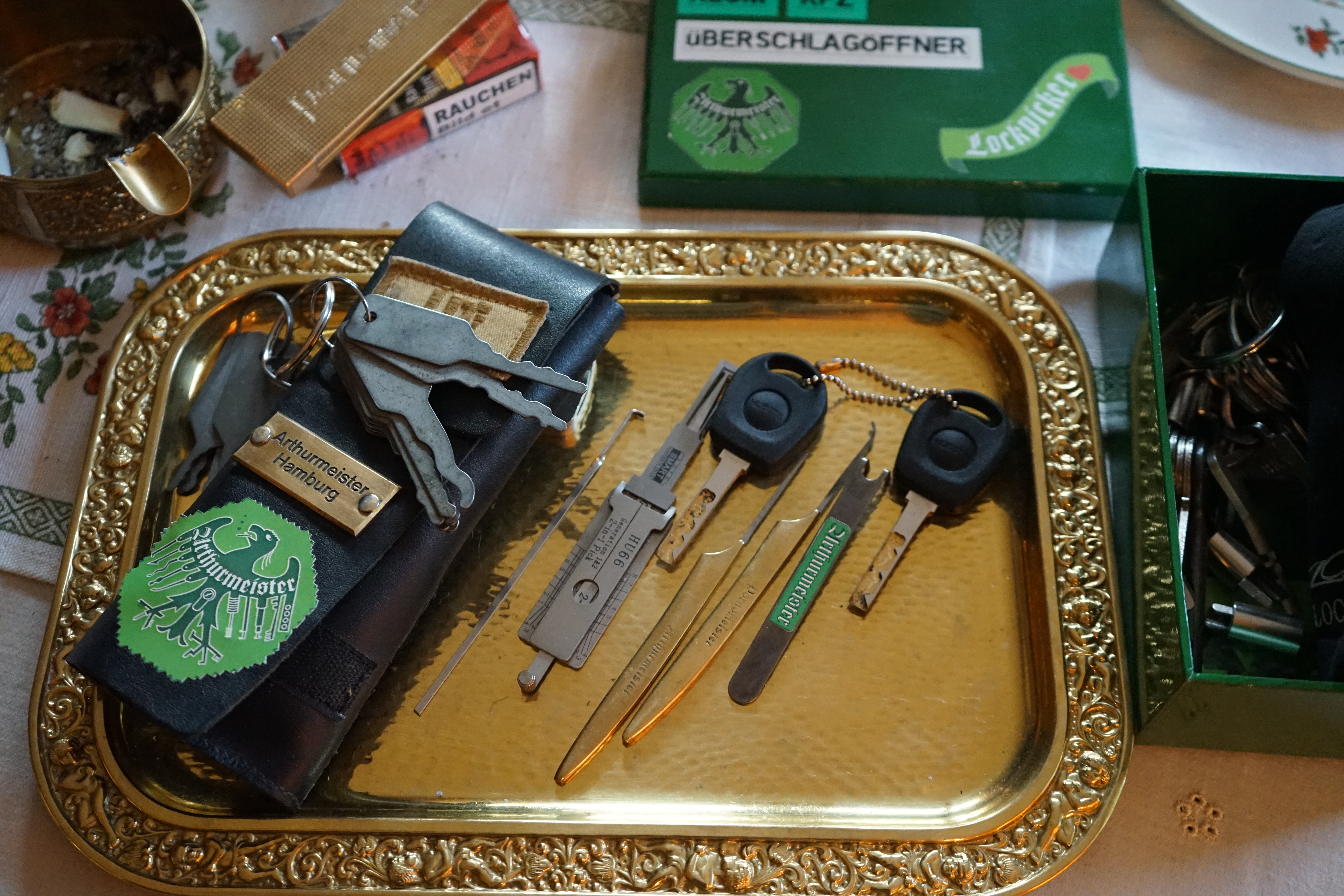 𝔄𝔯𝔱𝔥𝔲𝔯 𝔅ü𝔥𝔩, 𝔄𝔯𝔱𝔥𝔲𝔯𝔪𝔢𝔦𝔰𝔱𝔢𝔯® Herr Arthur Bühl, kritischer Detektiv aus der Hansestadt Hamburg, bereitet sich auf ein Interview mit der BILD et vor. Bei Babsi und Gina in Fuhlsbüttel wird ihm zuvor der Vokuhila geschnitten. Herr Arthur Bühl wurde schon in der BILD et als " Herr der Schlösser " beschrieben. " Ein bisschen Ruhe bitte " schreibt Jan Freitag von der TAZ. Er erwähnt auch eine Mustertür by Wendt. Es wird darin herumgeprökelt. Selbst Arthur Bühl, der weltbeste aus dem Lockpicker Mekka Hamburg, betreibt pures Understatement, weil er sein Schloss in nur 20 Sekunden " geknackt " hat. Charles Graeber von der Wired.com beschreibt in seinem Artikel Master Lock - Pickers do bottle Arthur Bühl " The Master of the Universe ", Arthur Bühl a private Detective of Germany open locks. Bühl`s Fabio - the - Barbarian Look stands out. He wins the Dutch Open and is now Master of the Universe. The people cry: " Arthurmeister ! booms Arthurmeister ". Mark Webber Tobias, the Author of Locks, Safes, and Security, a Police Reverence, say: Arthurmeister, that ist beautyful. " Open ! " sagt Arthurmeister ", offen ist gut, schneller offen ist besser ". " Beer !" Arthurmeister booms back and a new Champion is born. Die Welt berichtet: " Die Kunst, Schlösser ohne Schlüssel zu öffnen ". Vereinsmitbegründer und Vizepräsident Arthur Bühl trägt seine Leidenschaft schon auf der Krawatte. Sie ist rot mit gelben Schlüsseln drauf. Intern wird er ehrfürchtig " Meister Arthur " gerufen. Er hat es zum siebenfachen Deutschen Meister in verschiedenen Disziplinen geschafft. Er pickt seit der Kindheit. Sein erstes Trainingsobjekt war sein Spardosenschloss - Ein klassischer Einstieg… . Die Slate berichtet über Arthur Bühl als Lockpicking Legend. Es gibt einen Artikel Tool for Picking and Decoding by Stasi, CCC, Vortrag Berlin. Amateur Hour berichtet: Arthurmeister has " The Master Touch ". In der Vitrine von Arthur Andreas Bühl, Arthurmeister® sind Schlösser, Padlocks, von ABUS, BKS, Binoxx BUGA, CES, DOM, EVVA, Assa Abloy, Z Ikon, Kaba, Keso, ASSA, Winkhaus, Wilka, Trelock, Schmelting, Favour, Bode Panzer, Ancor Las, Drumm Geminy, Xylock, SEA, Medeco, Mul-T-Lock, Cut away, ABUS Granit, Pfaffenhain, E*S, ESS, Nemef, BAB, Babelsberg, Stasi, Diskus, WMF, Tesa, Noch, Vachette, Cisa, Wally, Rielda, Mottura, Viro, FAI, GeGe, Fichet, Bode Panzer, Tresor, Bramah, Protector, Braun`s Patent, Walomatus, Arolds, Combination Lock, Yale, Master, American Lock, Tubular, China, Indien, Aligarh, Nepal, Thailand, Zahlenschlösser, Himmelsschlüssel und noch vieles mehr, vorhanden. Alle Schliesszylinder sind Übungsmaterial für das Lockpicking. Schlagschlüssel und so vieles mehr, sind auch dabei. Auch der Sputnik. Verschlagwortet mit: ♥ Vokuhila, Friseur ♥ Schwäbischer Hengst, Zwetschgen Heini, Bühl er, Zwetschge, Google Earth, Mittelpunkt der Welt, Martinameisterin, Cartomanze, Scholischek, " HIGH NOON ! ". ♥ Parole Emil !