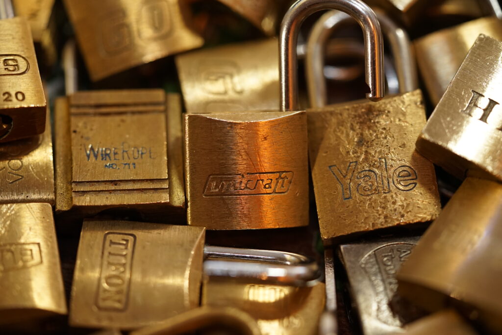 unicraft Yale Tifon GO ABUS Padlocks Arthur Bühl Arthurmeister Lockpicking Master of the Universe Wired