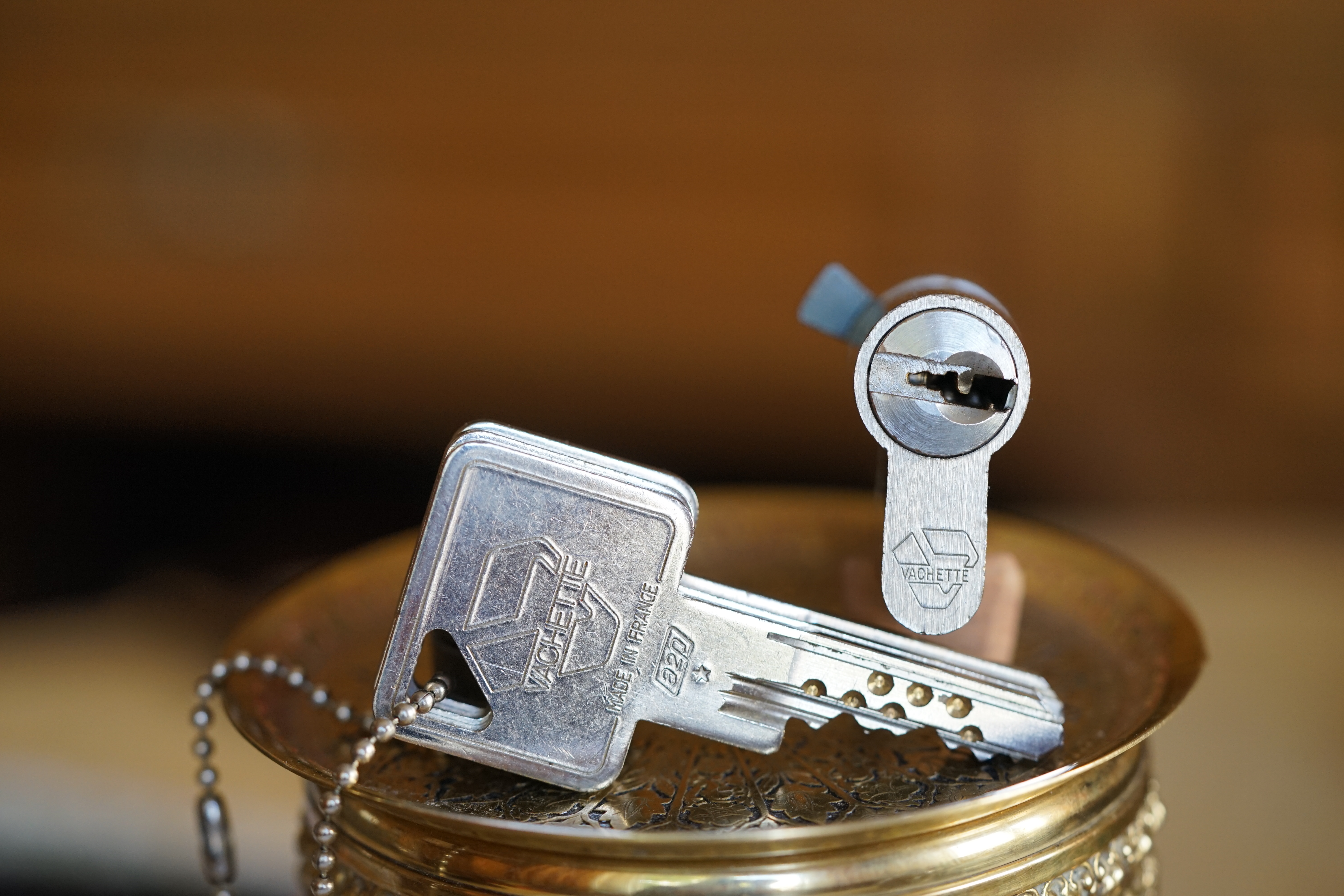 Harry Houdini Harry Houdini (* 24. März 1874 als Erik Weisz in Budapest, Österreich-Ungarn; † 31. Oktober 1926 in Detroit, Michigan) war ein US-amerikanischer Entfesselungs- und Zauberkünstler. Arthurmeister, deutscher Meister im Lockpicking, der Detektiv Arthur Andreas Bühl aus Hamburg spricht: bei Houdini dreht es sich nicht um Lockpicking, sondern um Artistik und Performance. Arkadasch vom Stammtisch sagt: Der hat sich seine Dietriche nach dem Schloss gebogen und nicht vor Ort universell. Der Stammtisch im Hasenstübchen feiert. Aus der Jukebox ertönt laut das Lied von Pointer Sisters Slow Hand Arthurmeister der alle Schlösser kennt. Leben und Wirken Kindheit und Jugend Harry Houdini wurde 1874 als dritter Sohn des jüdischen Seifenmachers Mayer Sámuel Weisz (1829–1892) in Budapest geboren.[1] Als er vier Jahre alt war, emigrierte seine Familie von Ungarn in die Vereinigten Staaten. Sie lebten zunächst in Appleton (Wisconsin) und ließen sich später in New York nieder. Seit sein Vater seinen Posten als Rabbiner einer Reformgemeinde in Appleton verloren hatte, verbrachte er seine Kindheit in großer Armut. In den USA änderte die Familie die Schreibung ihres Namens in „Weiss“. Erik nannte sich fortan „Ehrich“. Schon als Jugendlichen zog es ihn zum Zirkus, wo er als „Ehrich, Prince of the Air“ sein Können als Trapezkünstler und Kontorsionist zeigte. Mit 17 begann er als Zauberkünstler aufzutreten und gab sich erstmals den Künstlernamen Harry Houdini – den Vornamen „Harry“ in Anlehnung an den berühmten Zauberkünstler Harry Kellar, den Nachnamen „Houdini“ als Hommage an sein Vorbild Jean Eugène Robert-Houdin, einen französischen Magier. Obwohl er zwei ältere Brüder hatte, sagte sein Vater auf dem Sterbebett zu ihm, er solle „immer für die Mutter da sein“. Dieser Schwur trieb ihn von da ab an.[2] 1894 heiratete er die deutschstämmige Varietétänzerin Wilhelmina Beatrice „Bess“ Rahner. Sie hatte ein komödiantisches Talent, fungierte viele Jahre als seine Bühnenassistentin und wurde insbesondere für den rasanten Platztausch mit dem in einer Kiste gefesselt eingeschlossenen Houdini („Substitution Metamorphosis“) bekannt – ein Trick, der heute noch zum Standard-Repertoire der Großillusionisten gehört. Harry Houdini (etwa 1898) Zirkus-Jahre Houdini lässt einen Elefanten verschwinden (1918) In ihren ersten Künstlerjahren tourten die Houdinis in Wanderzirkussen, traten in Sideshows und Dime-Museen als Hellseher auf und verkauften für einen falschen Doktor Wundertinkturen. Seinen ersten Durchbruch hatte Houdini 1895 mit einem von betrügerischen Spiritisten adaptierten Entfesselungstrick mit einer Handschelle, den er pressewirksam jeweils im Polizeipräsidium einer Kleinstadt zeigte. Er lobte öffentlich einen Preis für denjenigen aus, der ihm eine Fessel gebe, aus der er nicht entkommen könne. Diese Show steigerte er 1898 mit einem Pressetermin in einem Gefängnis in Chicago, was ihm eine kleine Tournee an der Westküste einbrachte. Seinen Achtungserfolg konnte er an der Ostküste nicht wiederholen. Europa Mittellos und ohne Aussicht auf ein Engagement versuchten die Houdinis auf einen Tipp von seinem Magierkollegen Thomas Nelson Downs hin ihr Glück 1900 in London, wo deutsche Varietés auf seine Entfesselungs-Darbietung aufmerksam wurden. Neu an Houdinis Show war, dass er tatsächlich aus jeder ihm zur Verfügung gestellten Fessel entkommen konnte und sich zu Werbezwecken unter Testbedingungen nackt von erfahrenen Polizisten fesseln ließ. Ein Engagement in Dresden wurde ein so sensationeller Erfolg, dass allein wegen der Pressemeldungen sein nächstes Engagement im Berliner Wintergarten-Varieté ausverkauft war. Im Dresdner Vorort Kötzschenbroda versuchte Houdini im Jahr 1903, den Zauberkünstler Wiljalba Frikell zu treffen, jedoch war dieser bereits verstorben. Für Pressetermine hatte Houdini den Spannungsbogen seiner Entfesselungsnummer erweitert, indem er diese unter Lebensgefahr, etwa in Flüssen unter Wasser, ausführte. Seither tourte er mit den namhaftesten deutschen Zirkus-Unternehmen wie Circus Busch und Circus Corty & Althoff. Houdini wurde relativ schnell zu einem der bekanntesten Showstars Europas und feierte auch in Russland große Erfolge. Sein wichtigster Markt blieb jedoch auf Jahre hinweg Deutschland, das ihn begeistert in allerhand Publikationen feierte. USA Mit geschickten Werbemaßnahmen gelang es Houdini ab 1906, auch in Nordamerika ein Publikum zu begeistern. Wegen des Ersten Weltkriegs fiel der deutsche Markt für ihn vollständig aus. Inzwischen hatte er die Zwangsjacke entdeckt, die noch dramatischere Entfesselungen zuließ, etwa kopfüber an Wolkenkratzern aufgehängt. Neben seinen Entfesselungsnummern versuchte sich Houdini immer wieder als Zauberkünstler. Anders als die meisten seiner Kollegen setzte er nicht auf Humor und Charme, sondern präsentierte die Effekte marktschreierisch und uninspiriert. Houdinis rustikales Auftreten funktionierte zwar für die Rolle des Entfesselungsartisten, nicht aber für die eines Zauberkünstlers. Nach mehreren Rückschlägen realisierte er schließlich die aufwendige Show „Cheers up“ im New Yorker Hippodrom, das über ein Wasserbassin verfügte, in dem er sich unter Wasser entfesseln konnte. Die ursprünglich in Flüssen begonnenen Unterwasserentfesselungen zeigte Houdini auf der Bühne, ansonsten in einer gigantischen Milchkanne und später in der legendären „Chinesischen Wasserfolterzelle“. Berühmt wurde Houdini durch das Verschwindenlassen eines Elefanten auf dem Times Square, der in einer von Charles Morritt konstruierten Kiste „unsichtbar“ wurde. Anti-Spiritist Houdini schloss Freundschaft mit Arthur Conan Doyle, der ein begeisterter Anhänger der im Aufwind befindlichen Spiritismus-Bewegung war. Wie viele andere hielt auch Doyle Houdinis scheinbar unerklärliche Ausbruchskünste für esoterische Wunder und geriet mit Houdini, der abstritt, über echte Zauberkräfte zu verfügen, in Streit. Houdini erkor daraufhin den Kampf gegen betrügerische Spiritisten zu seiner Lebensaufgabe und beriet den an der Untersuchung und Aufklärung von Geisterphänomenen interessierten US-Kongress. Houdini wurde Mitglied eines Komitees der Wissenschaftszeitschrift Scientific American, die einen Geldpreis für diejenigen ausgeschrieben hatte, die vor dieser Jury übernatürliche Fähigkeiten beweisen konnten – ein Preis, der dank Houdini nie vergeben wurde. Für Schlagzeilen sorgte die erbitterte Kontroverse um das Ektoplasma-produzierende Medium Mina „Margery“ Crandon, das von mehreren Komiteemitgliedern für echt gehalten wurde. Houdini infiltrierte spiritistische Gesellschaften mit Gewährsleuten, ließ betrügerische Spiritisten durch Detektive ausspähen, beteiligte sich verkleidet an Séancen und hielt hierüber zahlreiche Vorträge. Die Aufklärung über Spiritistentricks machte er zum regulären Bestandteil seiner Shows, wodurch er sich in der gut florierenden Spiritisten-Zunft viele Feinde einhandelte. In seinem Buch Miracle Mongers enthüllte er die gängigen Tricks etwa der Fakire, Spiritisten, Feuerspucker, Schwertschlucker und Kraftartisten, die ihm aus seiner frühen Artistenzeit bekannt waren. Houdini war ein von Journalisten häufig zu Rate gezogener Fachmann, wenn über betrügerische spiritistische Methoden von Hochstaplern berichtet wurde. Die Society of American Magicians kündigte unter der Präsidentschaft Houdinis an, jeden von einem Spiritisten demonstrierten Effekt analog und überzeugend vorführen zu können. Houdini arbeitete seine Erfolge in seinem Enthüllungsbuch A Magician Among the Spirits ein. Er überführte in der Folgezeit bekannte spiritistische Geisterbeschwörer des Betrugs, was die Presse regelmäßig aufgriff. Andere Leistungen Harry Houdini in seiner Voisin Standard (1910) Houdini ließ mehrere Dietriche patentieren sowie einen Taucheranzug, der ursprünglich zur Flucht aus einer im Wasser zu versenkenden Kiste gedacht war. Außerdem interessierte er sich für die gerade aufgekommene Luftfahrt. 1910 unternahm er mit einem Voisin Doppeldecker den ersten gesteuerten Motorflug auf dem australischen Kontinent und wurde dafür 1910 von der Australian Aeronautic League mit einem Preis ausgezeichnet.[3] Neben seiner Karriere als Zauberkünstler produzierte Houdini einige Stummfilme in Hollywood, in denen er selbst mitspielte, jedoch ohne langfristigen Erfolg. Houdini besaß zwischenzeitlich New Yorks legendären Zauberladen Martinka’s und wurde Präsident der Society of American Magicians. Houdini entwickelte eine Sammelleidenschaft für alles, was irgendwie mit Zauberei und Magie zusammenhing. Er war Freimaurer und wurde als Lehrling in New York City am 17. Juli 1923 in die St. Cecilie Lodge No. 568 initiiert, am 31. Juli 1923 zum Gesellen befördert und am 21. August 1923 zum Meister erhoben. Am 30. Oktober 1923 wurde er dort lebenslanges Mitglied. Später wurde er Mitglied des gemeinnützigen Mecca Shrine Temple der Shriners in New York City.[3] Houdinis Tod Houdini rivalisierte mit Fakiren, die außerordentliche Körperbeherrschung zeigten und Todesgefahren widerstanden. So brach Houdini den Rekord eines Fakirs, in einem verschlossenen Sarg möglichst lange ohne Luftzufuhr zu überleben. Houdini kopierte die Show eines dieser Fakire und behauptete, dass er jeden von einem Mann geführten Schlag in den Unterleib durch Anspannung seiner Bauchmuskulatur unversehrt überstehen könne. Diese Tests waren nicht Bestandteil seiner Show, jedoch ließ er kaum eine Gelegenheit zum Beweis seines Könnens aus. Der Student Jocelyn Gordon Whitehead suchte Houdini am 22. Oktober 1926 in Montreal in dessen Garderobe auf. Laut Augenzeugenberichten der Studenten Jacques Price und Sam Smilovitz soll Whitehead Houdini mehrere kräftige Hiebe in den Bauch versetzt haben. Angeblich hatte er Houdini nicht genug Zeit gelassen, sich auf die Schläge vorzubereiten. Houdini hatte bereits mehrere Tage zuvor an Bauchschmerzen gelitten, jedoch keinen Arzt aufgesucht. Die Schläge verschlimmerten seinen Zustand und veranlassten Houdini zu einem Arztbesuch, bei dem eine akute Blinddarmentzündung diagnostiziert wurde. Dennoch sagte Houdini seine nächste und letzte Vorstellung am Garrick Theater in Detroit am 24. Oktober 1926 nicht ab. Danach wurde er in das Grace Hospital gebracht. Dort starb er nach zwei Operationen am 31. Oktober 1926. Die Ärzte diagnostizierten als Todesursache eine Perforation des Wurmfortsatzes in die freie Bauchhöhle („Blinddarmriss“) und eine daraus resultierende Bauchfellentzündung. Dennoch führten die Anwälte von Houdinis Witwe dessen Tod auf die Schläge zurück, was eine Verdoppelung der Sterbesumme von Houdinis Lebensversicherung bewirkte. Houdini wurde in einem Bronze-Sarg, den er sich gerade für einen Fakirtrick (Krematoriumsillusion) hatte bauen lassen, auf dem jüdischen Friedhof Machpelah Cemetery im New Yorker Stadtteil Queens beerdigt. Im März 2007 gab Houdinis Großneffe George Hardeen auf einer Pressekonferenz bekannt, dass ein gerichtlicher Antrag vorliege, Houdini zu exhumieren und auf Giftspuren untersuchen zu lassen, da einer der behandelnden Ärzte, der sowohl alternativer Medizin als auch Spiritisten anhing, angeblich ein unbekanntes Präparat gespritzt haben sollte. Houdinis weitere Nachfahren widersetzten sich der Exhumierung in einem gemeinsamen Brief an das Houdini-Museum in Pennsylvania. Anschließend stellte sich heraus, dass die Pressekonferenz eine inszenierte Werbeveranstaltung der Autoren William Kalush und Larry Sloman für ihr gemeinsames Buch The Secret Life of Houdini war, in dem über die Theorie der Vergiftung spekuliert wird. Ein Antrag auf Exhumierung lag beim benannten Gericht nicht vor.[4] Houdinis Vermächtnis Seinen Kampf gegen Spiritisten setzte Houdini sozusagen noch im Tod fort: Er hatte u. a. mit seiner Frau Bess einen Code „Rosabell, believe“ vereinbart. Das Codewort stammt aus Bess’ Song „Rosabelle“. Zehn Jahre lang lud Bess zu Halloween verschiedene Spiritisten zur Séance. Einem „echten“ Medium, so der Gedanke, würde Houdinis Geist diesen Code mitteilen, und Bess wüsste so, dass sie tatsächlich mit ihrem verstorbenen Gatten kommuniziert hatte. Dem Geisterbeschwörer Arthur Ford gelang diese Sensation, bis sich herausstellte, dass er mit der finanziell und psychisch angeschlagenen Bess eine Affäre hatte. Die US-Zauberer treffen sich jedes Jahr an Houdinis Todestag, um eine Botschaft zu empfangen, die Houdini ursprünglich für Doyle vorgesehen hatte – bislang vergeblich. Der Name Houdini ist im Laufe der Zeit in der US-amerikanischen Alltagssprache zu einem Synonym für „entkommen“ geworden („to houdinize“). Sein Mythos als unbesiegbarer Superman qualifizierte ihn für Generationen von US-Amerikanern als Idol. Houdini-Material ist von Sammlern sehr begehrt. Eine Auktion diverser Houdiniana bei dem US-amerikanischen Haus Potter & Potter erbrachte die Rekordsumme von insgesamt 310.000,00 US-Dollar.[5] Verwandtschaft mit der Herrmann-Familie Es besteht eine angeheiratete Verwandtschaft mit den erfolgreichen Zauberkünstlern aus der internationalen Zauberkünstlerfamilie Herrmann. Die erste Ehefrau von Houdinis Vater war eine Cousine ersten Grades von Compars Herrmanns erster Ehefrau Rosa Herrmann-Csillag. Houdinis Vater und Compars Herrmann waren befreundet, auch wenn sie dies aus geschäftlichen Konkurrenzgründen nicht publik machten.[6] Houdinis Bruder Hermann war damit ein Cousin zweiten Grades der Opernsängerin Blanche Corelli, Tochter von Compars und Rosa Herrmann, mit der er selbst viele Jahre lang Briefe austauschte. [7] Tagged with Arthur Andreas Bühl, Arthurmeister, Vereins - Wiki - Fandom, Linkedin Detektiv Arthur Bühl aus Hamburg, Bühl, Stadt Bühl, Wappen Bühl, Design Bühl, Zwetschgenfest Bühl, Schwäbischer Hengst Bühl, Arthur Bühl, geb. 1961, Babyboomer, Detektiv aus Hamburg sagt am Stammtisch: Wilhelm, du alter Säufer ! Hier lautet es: Parole Emil ! Koksa.org erfreulich Schlossindustrie und Elite rücken zusammen. Pressebox KABA Days, Boston Magazin Arthurmeister, one off the top lockpickers of the world. Sympathieträger Ausperrstunde, Ein bischen Ruhe bitte, Wired Arthurmeister boom`s, Wikipedia, Jukebox im Hasenstübchen