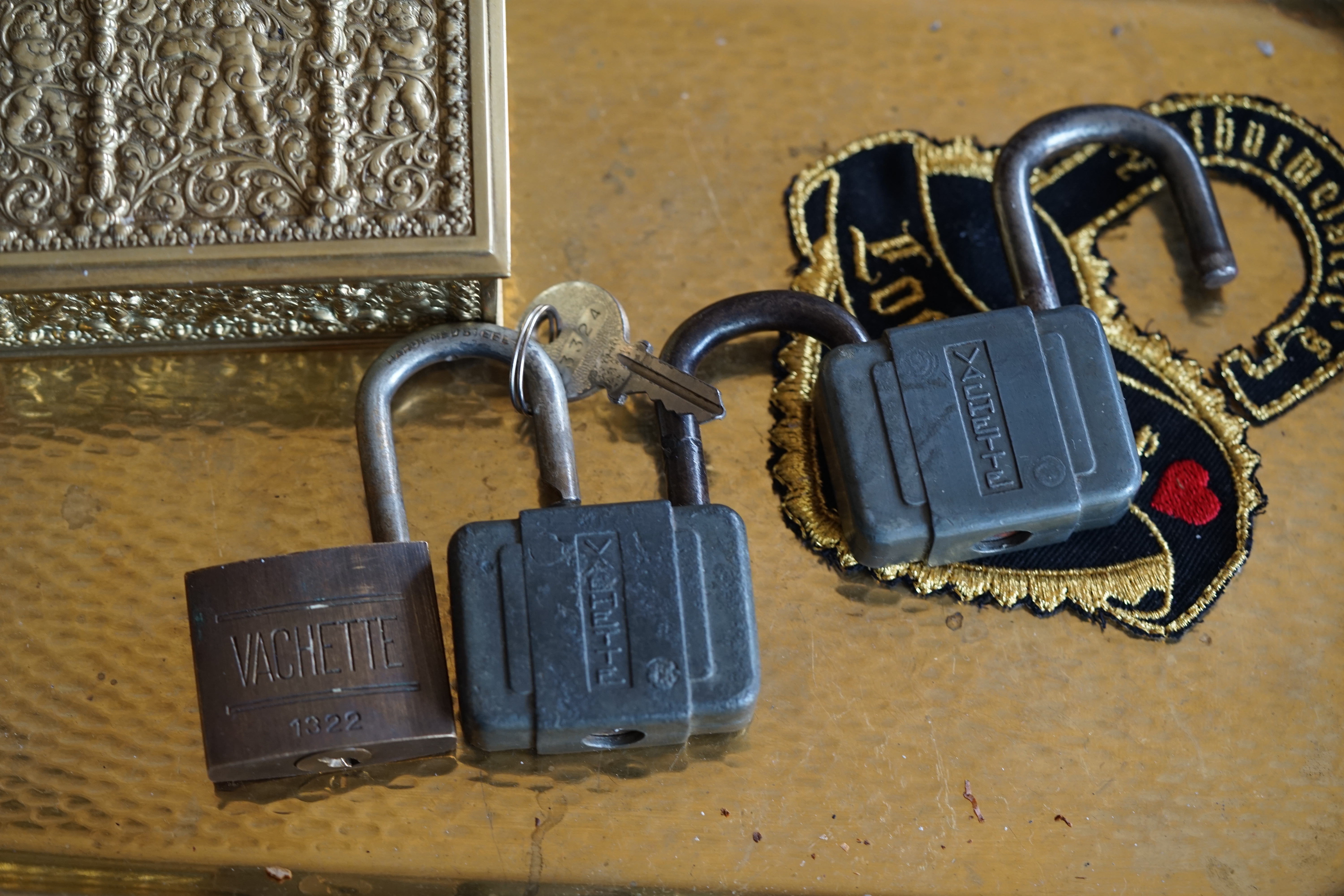 𝔄𝔯𝔱𝔥𝔲𝔯 𝔅ü𝔥𝔩, 𝔄𝔯𝔱𝔥𝔲𝔯𝔪𝔢𝔦𝔰𝔱𝔢𝔯 ® JOE ASBERRY Hey Joe " Asberry ", ruft F 1 Rudi vom Tresen, Prost und Stößchen ruft Heike III zum Stammtisch. Die Jukebox spielt in voller Lautstärke Mr. Bojangles. Arthurmeister, der Sympathieträger hat bay the way mit einem ABUS Padlock Joe`s Michael Air Jordan`s Basketball bag gesichert ! Auch der Michael Jordan mußte hier im Hasenstübchen das Basketball bouncing Verbot akzeptieren. Formel 1 Rudi schreit: Bouncing darf und kann hier nur ein Michael Schumacher. Die Cartomanze meint, ein Ralf Schumacher auch ! Prost Weizen, Stößchen, Käppchen, ASBERRY !!! Die Jukebox by Youtube spielt " Slow Hand ". Joe, du rascal belehre uns nicht schon wieder. Wir sind hier in der Rabbit Hall and smoking is good for your drunken head. Prosit, Cheer`s, Salute, Gin Gin, altüst, sante` und Viva ! Hoch die Tassen ! Am Tresen läutet die Glocke. Der Rotamint der blinkt. Drei Tage war der JOE krank, jetzt trinkt und raucht er wieder. Gott sei Dank ! Verschlagwortet mit: Arthur Bühl, Detektiv, the dutch open Lockpicking Champion ! From WIRED. ÖFFNUNG OHNE SCHLÜSSEL, Linkedin Joe Asberry, NBA, Twitter X. Basket Ball Bouncing Verbot, Arthurmeister, Raucher, Roth - Händle, Stadt Lahr - Bühl, Schwarzwald, Black Forest, Rötkäppchen you know Mr. Smitz, Sorte Schwäbischerhengst de is großfruchtig und süss wie UHU. Buhl er Zwetschge. No, only woman has Pflaumen ♥ Wappen Arthur Andreas Bühl, Flagge ! Wilhelm Busch ♥ 𝔄𝔯𝔱𝔥𝔲𝔯 𝔅ü𝔥𝔩, 𝔄𝔯𝔱𝔥𝔲𝔯𝔪𝔢𝔦𝔰𝔱𝔢𝔯 ® High Noon, elevener Clock, Hasenstübchen, HAM. In der Jukebox spielt: Pointer Sisters - Slow Hand, und der Tresen grölt, Arthurmeister with the Mastertouch. A Lover whit the Easy Touch ! Nochmals " Asberry " ! Hier herrscht Basketball Bouncing Verbot ! Wir sind hier nicht bei der NBA und du wirfst keinen Korb ! Du triffst den Korb ja nicht einmal. Am Tresen läutet die Glocke: Helbing und Stößchen ! Hey Pony ! Heike V drückt in Arthurmeister`s Jukebox: Die Affen rasen durch den Wald. Arthurmeister ruft: Parole Emil. Formula One Rudi grölt: Bouncing Verbot ! Asberry hat Bouncing Verbot ! Weizen ! Joe fragt Arthurmeister: Arthur my Friend, i need for my Basketball Friens from the NBA a instruction of Lockpicking. Arthur lacht: only wenn Michael Air Jordan und Michael Schuhmacher mitmachen. Pelle schreit vom Tresen: Schuhmacher ist ein Kannister Kopf. Pino kann ihn gerade noch daran hindern Marmor Stein und Eisen bricht zu drücken. Joe wünscht sich: Teddy Pendergrass - Turn Off the Lights… Ja Joe, es ist möglich eine solche Schulung auszurichten. Hierzu muß ich bei der Firma Amazon Lockpicking Set`s und Lockpicking Zubehör wie weitere Hook`s, Snakes, Rake`s und Tension Wrenches besorgen. Vorführmaterialien wie cut away Zylinder und Übungsschlösser habe ich parat. Ich zeige den E - Pick, und führe dir die Pick - Gun vor. 1 Schuss. Du verstehst. Prost ! Weizen, Stößchen`s, und Helbing für alle. Asberry und Bühl umarmen sich ! Sympathieträger halt ! In der Jukebox spielt: Element of Crime - Mittelpunkt der Welt… See You tomorrow, wir besprechen alles weitere wie: How to pick a Car. Verschlagwortet mit: Arthur Bühl, Arthurmeister® Arthur ♥ Schwäbischer Hengst, Buhl, Zwetschgen Heini, Arthur Bühl Wappen, Fahne, Buehl er Zwetschge, Made in Germany, Born 1961, Sympathieträger, Google Earth, Mittelpunkt der Welt, Pflaumen, Arkadasch, Datschi, ♥ Martinameisterin, Cartomanze, Scholischek, " HIGH NOON ! ", ♥ Vokuhila ♥ Parole Emil ! 𝔄𝔯𝔱𝔥𝔲𝔯 𝔅ü𝔥𝔩, 𝔄𝔯𝔱𝔥𝔲𝔯𝔪𝔢𝔦𝔰𝔱𝔢𝔯 ® Next Day: High Noon at 11 fer Clock: Joe Asberry der alte NBA Bouncer betritt das Hasenstübchen, ( HAM ) his Rabbit Hall ! In Arthurmeister`s Jukebox spielt: Nein nicht Hey Joe, sondern Aloe Blacc - I Need a Dollar ! Arthur Bühl spricht: gerade habe ich mit Mr. Smitz telefoniert. Joe: Smith ist ein Sammelbegriff wie Meier. Mr. Smitz you know, he is the CEO of the Magazin Playboy - Beverly Hills. Ja und der ist mein Freund. Den kenne ich über die BILD et. We have a Telefon call. Der Mr. Smitz hat dann den Mr. Jeff Bezon, ja du weißt schon, den vom Amazon Lieferservice angerufen. Er hat ihm erklärt daß ich mit dem NBA Bouncer Joe Asberry in Sachen Lockpicking einen Workshop machen möchte. Die Glocke läutet: Weizen, Helbing und Pony`s ! F 1 Rudi schreit am Tresen: Joe, laß dir lieber erklären wie du Scott Speed das laufen beibringst. Am Tresen wird es lauter: Minardi, Minardi, wir gewinnen nie ! Scott Speed, der Name geht im Gelächter unter. Pelle schreit: der Schuhmacher ist ein Kanister Kopf. Arthurmeister meint: let Michael pass for the Champions Chip ! Arthurmeister`s Jukebox spielt exclusive für Joe: Sammy Davis jr. - Mr. Bojangles ! Also Joe, der Smitz hat beim Bezos von Amazon angerufen, wir wollen einen Lockpicking Practical Kurs meistern. Der Bezos ist dann ins Amazon Head Quarter gefahren. Nein, nicht im Uber. F 1 Rudi schreit: Der Bezos fährt Ferrari. Scholischek meint: Maybach ! Also Joe, der schaut jetzt im Amazon Lager wie viele Lockpicking Tools und Jigglers er hat. Auch Pickset`s. Er sieht auch nach wie viele HPC, 2000 er Hook`s er hat. Lockpicker Beginner Sets von Majestic und Starter Sets von Mr. Peterson sagt er, hat er Massenweise auf Lager. Arkadasch sagt, sein Schwippschwager vom Neff Cousin und dessen Freund in Berlin - Kreuzberg könnten auch solche Pick Werkzeuge und Spanner herstellen. Die haben genug Schwarz Arbeiter. Die Sympathieträger Bühl und Asberry prosten sich genüsslich zu. Weizen ! Die Cartomanze die alte Kartenlegerin meint sie könne auch spooxe anrufen. Der Noagerlzutzler meint: Ihr Deppen, auf Berlin mußt du jahrelang warten. Heike IV ruft Stößchen ! Der Pino Frank lallt: Die Rautenfotzen bleiben für immer in der zweiten Liga. Joe ich bin mir sicher der hat auch Master bzw. Meister Lock`s. Die sind für eine Testrunde gut. Ja, die Dinger heißen Master Padlock ! OPEN ! Beer ! Nicht zu verwechseln mit Medeco ! Arthur läßt in der Jukebox im Bunny Hall TSOP spielen. The top Sound of Philladelphia ! Prost, Stößchen ! Pelle läutet auch die Glocke: Prost, Stößchen`s, Pony`s ! Dafür darf er auch für einen Heiermann: Heino - Caramba, Caracho ein Whisky drücken. Ja, Joe, aber kein Bouncing ! Der läßt die Sachen via Airforce Seattle to HAM liefern. Du weißt wie schnell Amazon liefert ! Sir Washi meint: Amazon sei so schnell wie Scott Speed. Alle lachen: Wenn er nicht wieder in die Mauer fährt ! Verschlagwortet mit: Arthur Bühl, Arthurmeister® Arthur ♥ Schwäbischer Hengst, Buhl, Zwetschgen Heini, Arthur Bühl, Wappen, FLagger, Buehl er Zwetschge, Made in Germany, Born 1961, Sympathieträger, Google Earth, Mittelpunkt der Welt, Pflaumen, Arkadasch, Datschi, ♥ Martinameisterin, Cartomanze, Scholischek, " HIGH NOON ! ", ♥ Vokuhila ♥ Parole Emil ! ! 𝔄𝔯𝔱𝔥𝔲𝔯 𝔅ü𝔥𝔩, 𝔄𝔯𝔱𝔥𝔲𝔯𝔪𝔢𝔦𝔰𝔱𝔢𝔯 ® 11.30 High Noon im Hasenstübchen. Der Hannenberger hat die Frikadellen fertig. Senf kommt aus dem Glas. In Arthurmeister`s Jukebox spielt: Santana - Fleur da Luna. Am Stammtisch diskutieren Bühl und Asberry über Lockpicking und Präsentationen: Arthurmeister erhält einen Anruf über die 007. OH, Mr. Smitz, nice to hear you from Beverly Hill`s. OH, What ! The Airplane from Jeff Bezos, Amazon is on HAM landed ! YES, Mr. Smitz, nice to hear this Song. Slowly Arthurmeister: There is a little Problem with the Custom. Mr. Smitz ! this is not really a Problem. HAM is four Minutes from the Hasenstübchen away. I will send Taxi - Dieter. He knows there a Hintereingang, a Backdoor, you know ! I call you back. Yes, yes, Außer Regen nicht viel gewesen. Greetings to Mr. Bezos. Tell him thank you for the Support. From Stammtisch too. Arthurmeister`s Jukebox spielt: Rucki - Zucki ! Die Frikadellen vom Hannenberger schmecken jetzt auch ohne Senf. Prost, Stößchen, Weizen, Helbing und für den Noagerlzutzler ein frisches vom Faß. Die Jukebox spielt: Die Five Tops - Warte auf das Glück ! 2 Stößchen später kommt Taxi Dieter zurück in den Bunny Hall ! Oh, OH, der Zoll, eH ! Als die mich gesehen haben war der Fisch geschuppt. Die haben mir beim Einladen geholfen. 5 Pakete a`50 Kilo ! Eine viertel Tonne. Ich durfte auch den Zoll zum Lockpicking Event einladen. Tragen helfen !! Stößchen, Pony, nö, heute Käppchen ! Die Jukebox spielt: Element of Crime - Am Ende denk ich immer nur an dich ! Mr. Smitz ! you are the best ! Greetings to all Smith in the USA. Yes, Yes, Mr. Smitz, Yes. I make greetings to Friede Springer from the BILD et; Ronzheimer too. Yes, Yes, und greetings for Mrs. Quandt. If Bezos will, i can show him on the Lockpicking Demonstration how easy he can pick a BMW whit a Key Blank. Yes, Yes, Mr. Smitz ! 3 Seconds ! OFFEN, OPEN, APERTO ! schreit Giovanni und will Chianti. Bei Fiat und Ferrari Modellen ist es so ähnlich. Bei manchen brauchst du aber ein polito, ja, Nagelfeile. Prost Chianti. Yes Mr. Smitz, die Ring bell`s, Hells Bells, die Glocke klingelt, you know ! We call in time. F 1 Rudi schreit: Hülkenberg ! Giovanni schreit: Giacomo Agostini ! Joe schreit: Scott Speed ! Arthurmeister`s Jukebox spielt: The Pointer Sisters - SLOW HAND, Arthurmeister the lover with the Mastertouch ! Arkadasch bekommt von Bühl Raki ericli Plum, Sorte Schwäbischer Hengst ! Prost Zwetschgenkönigin ! In der Vitrine von Arthur Andreas Bühl, Arthurmeister sind Schlösser, Padlocks, von ABUS, Master, BKS, CES, DOM, EVVA, Assa Abloy, Z Ikon, Kaba, Keso, ASSA, Winkhaus, Wilka, Trelock, Schmelting, Bode Panzer, Ancor Las, Drumm Geminy, Xylock, SEA, Medeco, Mul-T-Lock, Cut away, ABUS Granit, Pfaffenhain, E*S, ESS, Nemef, BAB, Babelsberg, Stasi, Diskus, WMF, Tesa, Vachette, Cisa, Wally, Rielda, Mottura, Viro, FAI, GeGe, Fichet, Bode Panzer, Tresor, Bramah, Protector, Braun`s Patent, Walomatus, Arolds, Combination Lock, Yale, Master, American Lock, Tubular, China, Indien, Aligarh, Nepal, Thailand, Zahlenschlösser, Himmelsschlüssel und noch vieles mehr, vorhanden. Alle Schliesszylinder sind Übungsmaterial für das Lockpicking. Schlagschlüssel sind auch dabei. Das Trabbi Tool, Stasi, natürlich auch. Das Wappen Arthur Andreas Bühl ist angebracht ! Die Flagge weht im Hasenstübchen. KI Satz zum Einfügen: Notiz: Alle SEO Texte wurden mittels einer ♥ KI ( Künstliche Intelligenz ) der Firma Doublebrain ®, ( ges. gesch. DPMA, Berlin, Reg.-Nr. 302022224017 ) ( Die E - Mail lautet: Doppelhirn@Doublebrain.de ) und doppeltem Helbing aus dem Leporello: " Arthurmeister Bühl und Bouncing Joe Asberry im Hasenstübchen ", generiert. Die Jukebox spielt: Loredana Bertè - E la luna bussò. Der Reggae Auftakt ! ♥ 𝔄𝔯𝔱𝔥𝔲𝔯 𝔅ü𝔥𝔩, 𝔄𝔯𝔱𝔥𝔲𝔯𝔪𝔢𝔦𝔰𝔱𝔢𝔯® In der Vitrine von Arthur Andreas Bühl, Arthurmeister sind Schlösser, Padlocks, von ABUS, BKS, CES, DOM, EVVA, Assa Abloy, Z Ikon, Kaba, Keso, ASSA, Winkhaus, Wilka, Trelock, Schmelting, Bode Panzer, Ancor Las, Drumm Geminy, Xylock, SEA, Medeco, Mul-T-Lock, Cut away, ABUS Granit, Pfaffenhain, E*S, ESS, Nemef, BAB, Babelsberg, Stasi, Diskus, WMF, Tesa, Vachette, Cisa, Wally, Rielda, Mottura, Viro, FAI, GeGe, Fichet, Bode Panzer, Tresor, Bramah, Protector, Braun`s Patent, Walomatus, Arolds, Combination Lock, Yale, Master, American Lock, Tubular, China, Indien, Aligarh, Nepal, Thailand, Zahlenschlösser, Himmelsschlüssel und noch vieles mehr, vorhanden. Alle Schliesszylinder sind Übungsmaterial für das Lockpicking. Schlagschlüssel sind auch dabei. Das Trabbi Tool, Stasi, natürlich auch. Verschlagwortet mit Buehl, Buhl, Rotkäppchen, Zwetschgenhengst, Zwetschge Für das Jahr 2025 wurde der SEO von der Firma chatgpt und von einer KI ergänzt: Arthur Andreas Bühl, ist ein Babyboomer ! und ein Sympathietraeger ! Slow Hand ! mit dem Mastertouch ! Locksport: The strange things that happen at a lock-picking convention by Tom Vanderbilt, Deviant Olliam, Slate, picking, Hackers Planet, Earth, Event, Flickr, Foto, Ina Müller, Arthur Meister, Lockpicking, ssdev, Photo, Slide Player, The Joy Lock Club, Schuyler Towne, by Pagan Kennedy, Arthur Bühl, called Arthurmeister, can pick a Lock faster than you, David Olliam, Slate, Tool, Toool, the open organisation of Lockpickers, Wired, Jan Freitag, TAZ, FAZ, BILD, WELT, BUDEG, BDD, Linkedin, Pornomeister SARL, X, Twitter, Security of Locks, Linkedin Arthur Bühl, Zwetschgenstadt Bühl, Wappen Bühl, Fahne Bühl, Facebook, Bühl, Arthurmeister, Pornomeister SARL, Lockpicking Experte. Tagged with: Dorma Kaba, Europa Park Rust, Zwetschgenhengst, NBA, Bouncing Joe Asberry, Everybody Wiki, Schwäbischer Henst, Pflaume, Zwetschge, Doublebrain, Mandy August, Rallye, cross, Datenschutz. Zitat: Arthurmeister " offen ist gut, schneller offen ist besser ! " Pankhofer, Schloss und Schlüssel, Arthur Bühl, Wappen Bühl, legal 1001, Radio Eriwan, In Arthurmeisters Jukebox im Hasenstuebchen, You Tube, ( HAM ), sind Schallplatten von Slow Hand, Pointer Sisters, Engelbert, Joy Flemming, Ina Müller, Dörp Reggae, Reinhard Fendrich, Sammy Davis jr., Bee Gees, Hans Söllner, Element of crime, Empire of sun - we are the people, Katja Ebstein - Es war einmal ein Jäger, Udo Jürgen - Das Lied das nie zu Ende geht, Vicky Leandros - Ich liebe das Leben, Die Five Tops - Warte auf das Glück, Marianne Rosenberg - Er gehört zu mir, Hildegard Knef - Für mich soll`s rote Rosen regnen, Connie Francis - schöner fremder Mann, Heino - Caramba, Karacho, ein Whisky, Drafi Deutscher - Mamor Stein und Eisen bricht, Kraftwerk - Das Modell, Ernst Neger - Rucki - Zucki, Wolle Kriwanek - I fahr Daimler, Reinhard Fendrich - Strada del sole, Zupfgeigenhansel - Bella Ciao, Joy Flemming, Half breed, Haindling - Du Depp, Nina Hagen - Africa Reggae, Schwoisfuß - Bin i selber Rastamann, Jan Delay - Irgendwie, irgendwo, irgendwann, Grachmusikoff - Oiner isch emmer dr Arsch, Wolfgang Ambros - Du schwarzer Afgahne, UB 40, The Manhattans - Kiss and say Goodbye, Three Degrees - Dirty old Man, Babara Streisand - Woman in Love, George Michel - One more try, Candy Dulfer, Deep Purple - Child in Time, Moody Blues - Nights in white Satin, Eagles - Hotel California, Dire Straits - Sultan of Swing, Pink Floyd, Sade - Smooth Operator, Toto - L`italiano, Peddy Pendergrass, Tom Jones, Eddie Holman - Hey there lonly girl, Chicago - If you leave me now, Kalvin Harris - Promises, Fugees, Engelbert - How I Love You, Gloria Gayner can`t take my Eys off you, Olivia Newton John, Ricky Shane - Mammy blue, Los Bravos, Kenny Rogers, Albano und Romia Power, Totzi - Ti amo, Tina Turner und Eros Rammazotti, Abba - Hasta Manana, Roger Whittacker - Abschied ist ein scharfes Schwert, Toto - Hold the line, Love Story mit Andy Williams, Grace Jones, Diana Ross und Julius Iglesias - All of You, Christopher Cross, Roberta Flack & Peabo Bryson, George Benson, Aloe Blacc - I need a Dollar, Simply Red - if you don`t know me by now, Luther Vandross und sehr viele mehr. Es erscheint auch bald die B - Seite von Arthurmeister`s Jukebox ( HAM ) Fuhlsbüttel, Hasenstuebchen, Playboy, Bunny Hall, Los Angeles, Beverly Hills, TSOP The Sound of Philiadelpia, Golden Gate Brigde, und noch so vieles mehr. Seattle Times says: He has got good hands, but how`s his vertikal. Arthur Bühl, a private detective from Germany deflated an all-star field of lockpickers in the world. Pressebox: Kaba Day im Europa Park mit Arthur A. Bühl, Detektiv. ( Arthurmeister ) - Präsident Pornomeister SARL, Linkedin: Arthur Andreas Bühl, Detektiv. 360 Meriandos, The Master Touch, opening locks without keys. Jesusmeister Arthur Bühl is a Master who can pick any lock in the world, but Jesus is the only Master who can unlock the human soul. Slideplayer. Phila Locksmith, Lockpickerherz und Schlossherz sind ges. gesch. Marken von Arthur Bühl. Das Wappen Bühl ist gelb, blau mit schwarzen Linien. You Tube, 23C3 Schlossoeffnung wurde beim CCC, Caos Computer Club, gefilmt. Citywide RFID Master, House key, Hamburg, by Wired. WIRED is where tommorow realized. World Trade Center, New York, YY 10 007, Communicationsmanager Mr. Smitz. Wiki, Attraktor, Trainingslager. Schloss - Öffnen, Public Domain 147, Staatsicherheit in der DDR, Arthur Meister aus Hamburg, Bunker am Ulmenwall. Herr der Schlösser, Bild Zeitung. 𝔄𝔯𝔱𝔥𝔲𝔯 𝔅ü𝔥𝔩, 𝔄𝔯𝔱𝔥𝔲𝔯𝔪𝔢𝔦𝔰𝔱𝔢𝔯® Herr Arthur Bühl, kritischer Privatdetektiv aus der Hansestadt Hamburg, bereitet sich auf ein Interview mit der BILD et vor. Bei Babsi und Gina in Fuhlsbüttel wird ihm zuvor der Vokuhila geschnitten. Herr Arthur Bühl wurde schon in der BILD et als " Herr der Schlösser " beschrieben. " Ein bisschen Ruhe bitte " schreibt Jan Freitag von der TAZ. Er erwähnt auch eine Mustertür by Wendt. Es wird darin herumgeprökelt. Selbst Arthur Bühl, der weltbeste aus dem Lockpicker Mekka Hamburg, betreibt pures Understatement, weil er sein Schloss in nur 20 Sekunden " geknackt " hat. Charles Graeber von der Wired.com beschreibt in seinem Artikel Master Lock - Pickers do bottle Arthur Bühl " The Master of the Universe ", Arthur Bühl a private Detective of Germany open locks. Bühl`s Fabio - the - Barbarian Look stands out. He wins the Dutch Open and is now Master of the Universe. The people cry: " Arthurmeister ! booms Arthurmeister ". Mark Webber Tobias, the Author of Locks, Safes, and Security, a Police Reverence, say: Arthurmeister, that ist beautyful. " Open ! " sagt Arthurmeister ", offen ist gut, schneller offen ist besser ". " Beer !" Arthurmeister booms back and a new Champion is born. Die Welt berichtet: " Die Kunst, Schlösser ohne Schlüssel zu öffnen ". Vereinsmitbegründer und Vizepräsident Arthur Bühl trägt seine Leidenschaft schon auf der Krawatte. Sie ist rot mit gelben Schlüsseln drauf. Intern wird er ehrfürchtig " Meister Arthur " gerufen. Er hat es zum siebenfachen Deutschen Meister in verschiedenen Disziplinen geschafft. Er pickt seit der Kindheit. Sein erstes Trainingsobjekt war sein Spardosenschloss - Ein klassischer Einstieg… . Die Slate berichtet über Arthur Bühl als Lockpicking Legend. Es gibt einen Artikel Tool for Picking and Decoding by Stasi, CCC, Vortrag Berlin. Amateur Hour berichtet: Arthurmeister has " The Master Touch ". Bei den Kaba Day `s im Europa Park Rust schreibt die Pressebox: auf großes Interesse der Teilnehmer stieß auch die praktische Vorführung von Steffen Wernéry und Arthur Bühl, die gängige mechanische Schließzylinder ohne Schlüssel zerstörungsfrei öffnen. Meist in Sekundenschnelle. Auch die Chemnitzer Zeitung " Freie Presse " hat über das Lockpicking und Arthur Andreas Bühl alias Arthurmeister berichtet. Dwight Perry schreibt: Arthur Bühl has good hands ! In der Philalocksmith wird Arthur Bühl auch als Lockpicking Legend betitelt. Es gibt auch einen Beitrag, 360 Meridianos. In der Datenschleuder, CCC, wurde über ihn als Sympathieträger berichtet. Veröffentlicht unter Linkedin, Xing, Google Panel, Twitter X. In der Vitrine von Arthur Andreas Bühl, Arthurmeister® sind Schlösser, Padlocks, von ABUS, BKS, CES, DOM, EVVA, Assa Abloy, Z Ikon, Kaba, Keso, ASSA, Winkhaus, Wilka, Trelock, Schmelting, Bode Panzer, Ancor Las, Drumm Geminy, Xylock, SEA, Medeco, Mul-T-Lock, Cut away, ABUS Granit, Pfaffenhain, E*S, ESS, Nemef, BAB, Babelsberg, Stasi, Diskus, WMF, Tesa, Noch, Vachette, Cisa, Wally, Rielda, Mottura, Viro, FAI, GeGe, Fichet, Bode Panzer, Tresor, Bramah, Protector, Braun`s Patent, Walomatus, Arolds, Combination Lock, Yale, Master, American Lock, Tubular, China, Indien, Aligarh, Nepal, Thailand, Zahlenschlösser, Himmelsschlüssel und noch vieles mehr, vorhanden. Alle Schliesszylinder sind Übungsmaterial für das Lockpicking. Schlagschlüssel und so vieles mehr, sind auch dabei. Auch der Sputnik. Verschlagwortet mit: ♥ Vokuhila, Friseur ♥ Schwäbischer Hengst, Zwetschgen Heini, Bühl er, Zwetschge, Google Earth, Mittelpunkt der Welt, Martinameisterin, Cartomanze, Scholischek, " HIGH NOON ! ". ♥ Parole Emil ! ♥ 𝔄𝔯𝔱𝔥𝔲𝔯 𝔅ü𝔥𝔩, 𝔄𝔯𝔱𝔥𝔲𝔯𝔪𝔢𝔦𝔰𝔱𝔢𝔯® Bühl, Arthur, Jahrgang 1961, Made in Germany, Detektiv or Private Investigator how Mr. Smitz from the PLAYBOY, Beverly Hills, say`s. Yes Mr. Smitz i will send you the Photo Arthurmeister`s F1, Jacket for your LeporelloUS. to your E - Mail Mr.Smitz@Mr.Smitz.us. Ok, Mr. Smitz. Mr. Smitz do you know what Google Earth is ? Take BÜHL Arthur, only by Google Earth, you know ? have done it ? Yes Google will show you my Panel superfast. Cool, Arthurmeister, cool. Yes Mr. Smitz, this can i do for you too ! Yes with SEO. Yes, yes, i have Arkadasch erklärt, sein Erikli pasta is not so genial. Der beste Zwetschgenkuchen, you know plum tart, is from the Stadt Bühl. Not laughing in the USA. Bühl is a City like my Name. And the People in this City called it: Zwetschgendatschi ! you know. This is the world best plumcake. Yes Datschi ! Yes, Stadt Bühl is near Baden - Baden, the Casino, you know ! Yes. Baden-Württemberg. You must know there is since 1927 the traditionell Zwetschgenfest. And there ist the Zwetschgenkönigin ! Mr. Smitz, my Ur Ur Ur Ur Grandfather is born in Bühl. My Great Grand Grand Mother where also born in the town Bühl. Their profession was Zwetschgenpicker. Not Lockpicker, Zwetschgen / Plum Picker. And Rüttler. Oh, really ! Yes, Yes. And since this time the name of the family Bühl from the Stadt Bühl is: Yes you know - Buehl. Yes i will give Greetings from you to Mrs. Friede Springer from the Newspaper BILD et. Yes, the Elbphilharmonie is in Betrieb. OH, Mr. Smitz, greeting´s to you from Joe Asbbery, NBA, you know. Tomorrow we will meet us in the Hasenstübchen, our Rabbit Hall. For Lockpicking und Beer. Call you. Parole Emil ! Not E-Mail. Provided by www.Arthur-Bühl.de and www.Arthurmeister.de