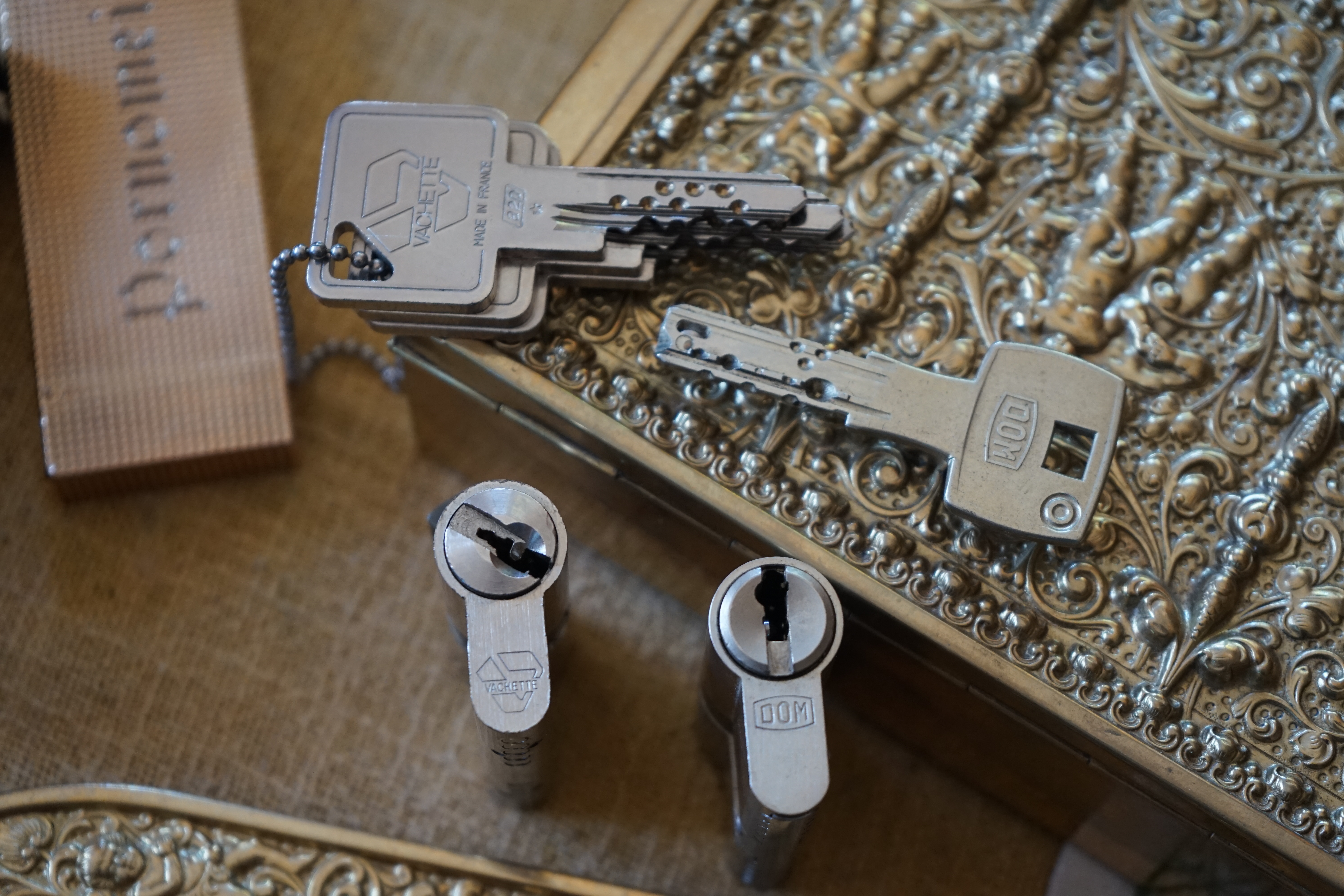 Arthur A. Bühl, Made in Germany, born 1961 in Stuttgart, arbeitet seit 40 Jahren als Privatdetektiv und lebt in Hamburg. Er ist als Detektiv Mitglied in nationalen und internationalen Berufsverbänden. Unter dem Künstlernamen " Arthurmeister " erklärt Arthur Bühl Lockpicking; das zerstörungsfreie öffnen von Schlössern und Schließzylindern. Der Ehrenkodex lautet: Öffne nur deine eigenen Schlösser. Fremde Schlösser dürfen nur mit Einwilligung des Eigentümers geöffnet werden. Herr Bühl wurde schon als Schlossknacker bezeichnet. Dies ist natürlich Quatsch, denn wenn man z.B. ein Vorhangschloss knackt, so ist es kaputt und die Wettbewerber und Lockpickerkollegen können nicht mehr daran üben. Knacker benutzen einen Kuhfuß. Der mehrfache Deutsche Meister dagegen ein Pickset und es gilt: " Offen ist gut, schneller Offen ist besser ". Von der Zeitschrift " Wired " wurde Arthurmeister als Master of the Universe, betitelt. Viel Spaß und Erfolg beim Üben. SEO für heute: Parole Emil ! Arthur Bühl, Sympathieträger.com, Präsident Pornomeister SARL. Die Anschrift lautet: Arthur A. Bühl, Postfach 605 145, 22 246 Hamburg. SEO NEU geändert Arthur A. Bühl, Made in Germany, born 1961 in Stuttgart, arbeitet seit 40 Jahren als Privatdetektiv und lebt in Hamburg. Er ist als Detektiv Mitglied in nationalen und internationalen Berufsverbänden. Unter dem Künstlernamen " Arthurmeister " erklärt Arthur Bühl Lockpicking; das zerstörungsfreie Öffnen von Schlössern und Schließzylindern. Der Ehrenkodex lautet: Öffne nur deine eigenen Schlösser. Fremde Schlösser dürfen nur mit Einwilligung des Eigentümers geöffnet werden. Herr Bühl wurde schon als Schlossknacker bezeichnet. Dies ist natürlich Quatsch, denn wenn man oder Frau z.B. ein Vorhangschloss knackt, so ist es kaputt und die Wettbewerber und Lockpickerkollegen können nicht mehr daran üben. Knacker benutzen einen Kuhfuß. Der mehrfache Deutsche Meister dagegen ein Pickset und es gilt: " Offen ist gut, schneller Offen ist besser ". Viel Spaß und Erfolg beim Üben. Von der Zeitschrift " WIRED " wurde Arthurmeister als Master of the Universe, betitelt. SEO für heute: Parole Emil ! Arthur Bühl, Sympathieträger.com, Präsident Pornomeister SARL. Die Anschrift lautet: Arthur A. Bühl, Postfach 605 145, 22 246 Hamburg. Twitter X 11.06.24 Bilder Budeg ( Bold serif ) Arthur Andreas Bühl, Detektiv, made in Germany, born 1961 in Stuttgart, Baden - Württemberg, living in HAM, Im Dienste der Wahrheitsfindung unterwegs, betreibt in seiner Freizeit Lockpicking aus Leidenschaft. Der mehrfache Deutsche Meister wird in der WIRED als " Master of the Universe " betitelt. In der BILD et ist der Artikel " Herr der Schlösser " abgedruckt. Im Hasenstübchen - Fuhlsbüttel, am Hasenberge, Santa Fu, wird gefeiert. Arthurmeister® stellt seinen Leporello " Der Aufmacher " vor. Der Stammtisch grölt " OFFEN ". Scholischek, Rudi, Heike I, Noagerlzutzler, Arthur und Joe Asberry, der alte NBA ler, prosten sich zu. Arthurmeister`s Jukebox auf YouTube spielt Pointer Sisters - Slow Hand ! ♥ Beim Tanzen ruft die Cartomanze " Ey du Sympthieträger ♥, komm mal her " ! SEO für heute: DETEKTIV, Arthur Bühl, Lockpicker, Deutscher Meister, pickt ABUS Padlock. KI-Worldwide.de, Arthur-Bühl.de, Arthurmeister.de