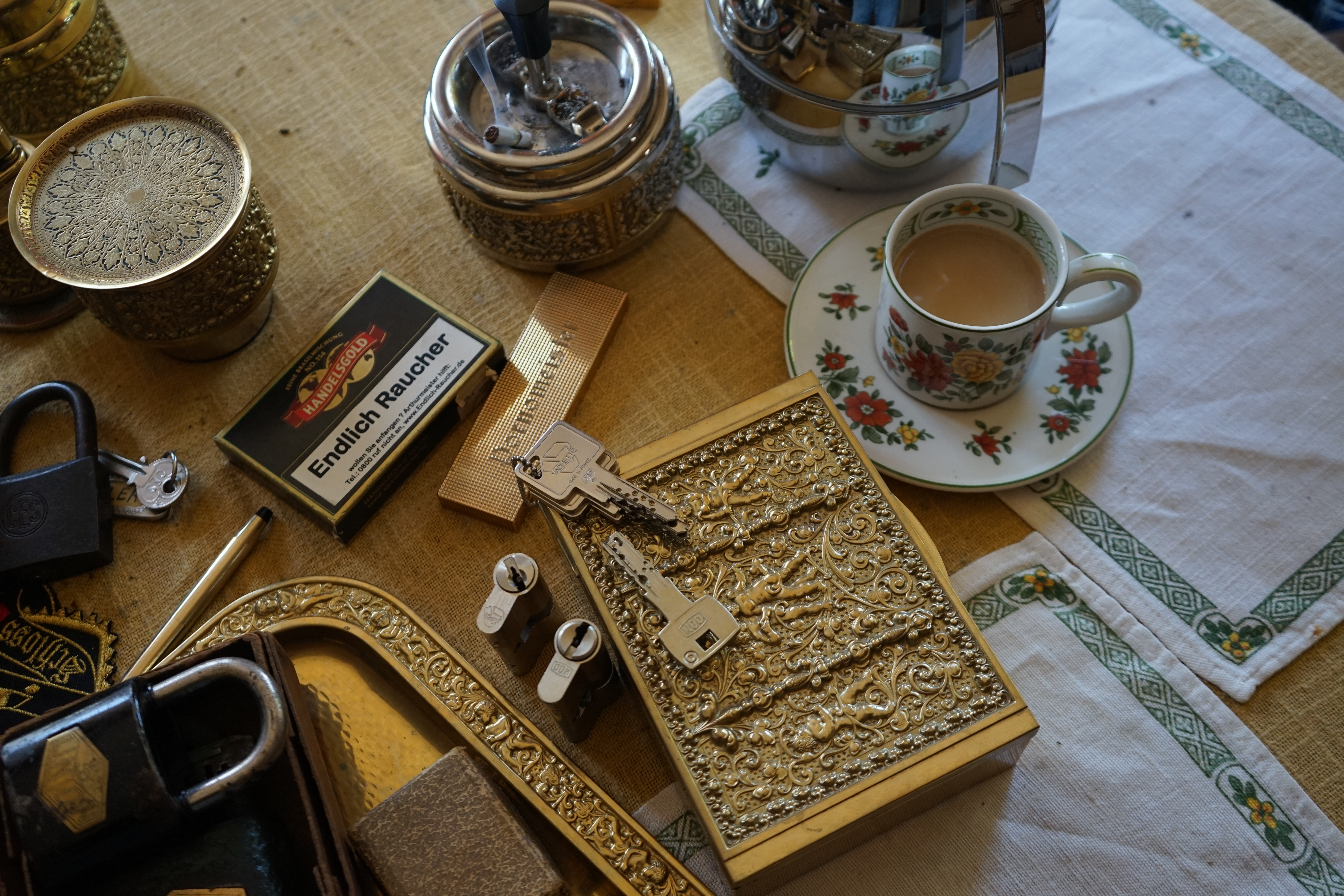 Karussel OFFEN und ZU: 𝔄𝔯𝔱𝔥𝔲𝔯 𝔅ü𝔥𝔩, 𝔄𝔯𝔱𝔥𝔲𝔯𝔪𝔢𝔦𝔰𝔱𝔢𝔯® Arthur Bühl, Jahrgang 1961, Detektiv aus Hamburg, Im Dienste der Wahrheitsfindung unterwegs, betreibt in seiner Freizeit Lockpicking aus Leidenschaft. Der mehrfache Deutsche Meister wird in der WIRED als " Master of Universe " betitelt. In der BILD et ist der Artikel " Herr der Schlösser " abgedruckt. Im Hasenstübchen - Fuhlsbüttel, am Hasenberge, Santa Fu, wird gefeiert. Arthurmeister® stellt seinen Leporello " Der Aufmacher " vor. Der Stammtisch grölt " OFFEN ". Scholischek, Rudi, Heike I, Noagerlzutzler und Arthur prosten sich zu. Die Jukebox auf YouTube spielt Slow Hand ! ♥ Beim Tanzen ruft die Cartomanze " Ey du Sympthieträger, komm mal her " ! Verschlagwortet mit: ♥ Vokuhila, Friseur ♥ Schwäbischer Hengst, Zwetschgen Heini, Bühl er, Zwetschge, Google Earth, Mittelpunkt der Welt, Martinameisterin, Cartomanze, Scholischek, " HIGH NOON ! ". ♥ Parole Emil !