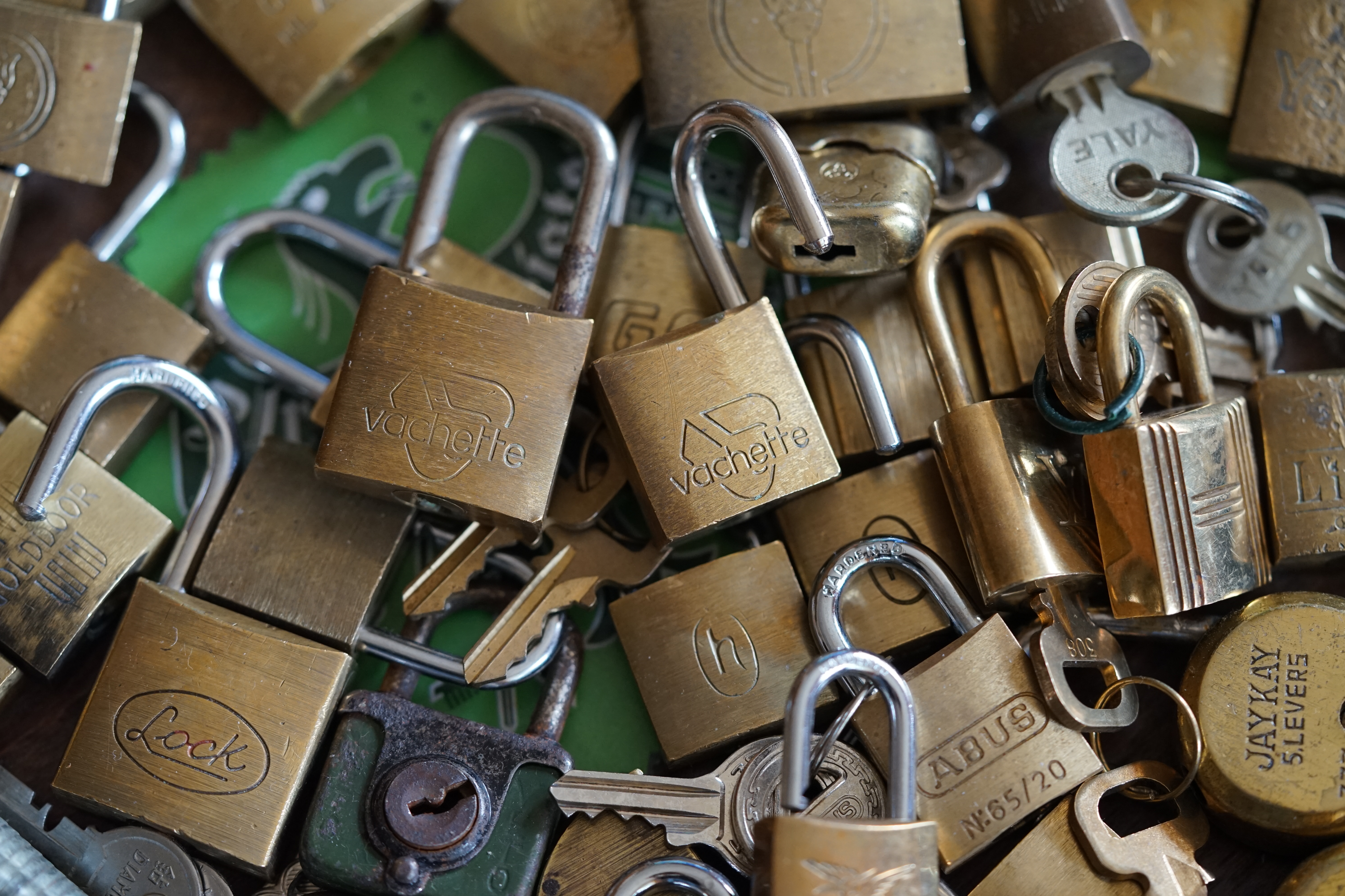 Bühl. Arthur Bühl. Der Sympathieträger ist in Stuttgart, Baden - Württemberg geboren. Der Detektiv lebt in HAM. H1 Text der SEO schreibt: 𝔄𝔯𝔱𝔥𝔲𝔯 𝔅ü𝔥𝔩, 𝔄𝔯𝔱𝔥𝔲𝔯𝔪𝔢𝔦𝔰𝔱𝔢𝔯® Bühl, Arthur, Jahrgang 1961, Made in Germany, Detektiv or Private Investigator how Mr. Smitz from the PLAYBOY, Beverly Hills, say`s. Yes Mr. Smitz i will send you the Photo Arthurmeister`s F 1, Jacket for your LeporelloUS. to your E - Mail Mr.Smitz@Mr.Smitz.us. Ok, Mr. Smitz. Mr. Smitz do you know what Google Earth is ? Take BÜHL Arthur, only by Google Earth, you know ? have done it ? Yes Google will show you my Panel superfast. Cool, Arthurmeister, cool. Yes Mr. Smitz, this can i do for you too ! Yes with SEO. Yes, yes, i have Arkadasch erklärt, sein Erikli pasta is not so genial. Der beste Zwetschgenkuchen, you know plum tart, is from the Stadt Bühl. Not laughing in the USA. Bühl is a City like my Name. And the People in this City called it: Zwetschgendatschi ! you know. This is the world best plumcake. Yes Datschi. Yes, Stadt Bühl is near Baden - Baden, the Casino, you know ! Yes. Baden-Württemberg. You must know there is since 1927 the traditionell Zwetschgenfest. And there ist the Zwetschgenkönigin ! Mr. Smitz, my Ur Ur Ur Ur Grandfather is born in Bühl. My Great Grand Grand Mother where also born in the town Bühl. Their profession was Zwetschgenpicker. Not Lockpicker, Zwetschgen / Plum Picker. And Rüttler. Oh, really ! Yes, Yes. And since this time the name of the family Bühl from the Stadt Bühl is: Yes you know - Buehl. Yes i will give Greetings from you to Mrs. Friede Springer from the Newspaper BILD et. Yes, the Elbphilharmonie is in Betrieb. OH, Mr. Smitz, greeting´s to you from Joe Asbbery, NBA, you know. Tomorrow we will meet us in the Hasenstübchen, our Rabbit Hall. For Lockpicking und Beer. Call you. Parole Emil ! In der Vitrine von Arthur Bühl, Arthurmeister® sind Schlösser, Padlocks, von HKR, ABUS, Binoxx BUGA, BKS, CES, DOM, EVVA, FEFI, Assa Abloy, Z Ikon, Kaba, Keso, ASSA, Winkhaus, Wilka, Trelock, Schmelting, Bode Panzer, Comet, Ancor Las, Drumm Geminy, Xylock, EMKA, SEA, Medeco, Mul-T-Lock, Cut away, ABUS Granit, Pfaffenhain, E*S, ESS, Nemef, BAB, Babelsberg, Stasi, Diskus, WMF, Tesa, Noch, Vachette, Cisa, Wally, Rielda, Mottura, Viro, FAI, GeGe, K + K, Fichet, Bode Panzer, Tresor, Bramah, Protector, Braun`s Patent, Walomatus, Arolds, Combination Lock, Yale, Master, American Lock, Tubular, China, Indien, Aligarh, Nepal, Thailand, Zahlenschlösser, Himmelsschlüssel und noch vieles mehr, vorhanden. Alle Schliesszylinder sind Übungsmaterial für das Lockpicking. Schlagschlüssel und so vieles mehr, sind auch dabei. Auch der Sputnik. Verschlagwortet mit: ♥ Vokuhila, Friseur ♥ Schwäbischer Hengst, Zwetschgen Heini, Bühl er, Zwetschge, Google Earth, Mittelpunkt der Welt, Martinameisterin, Cartomanze, Scholischek, " HIGH NOON ! ". ♥ Parole Emil ! Arthurmeister007@gmail.com