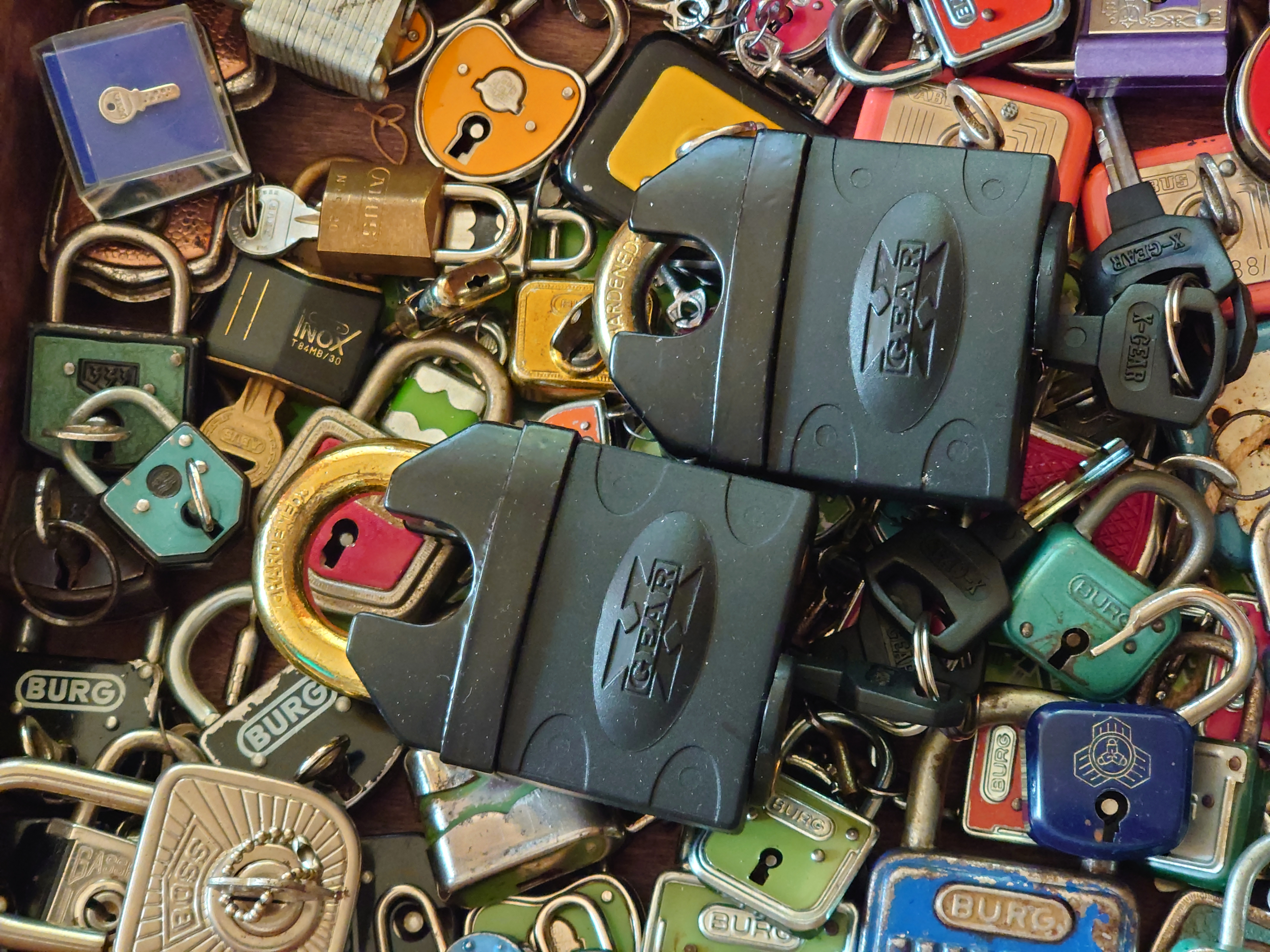 Linkedin Arthur A. Bühl, Made in Germany, born 1961 in Stuttgart, arbeitet seit 40 Jahren als Privatdetektiv und lebt in Hamburg. Er ist als Detektiv Mitglied in nationalen und internationalen Berufsverbänden. Unter dem Künstlernamen " Arthurmeister " erklärt Arthur Bühl Lockpicking; das zerstörungsfreie öffnen von Schlössern und Schließzylindern. Der Ehrenkodex lautet: Öffne nur deine eigenen Schlösser. Fremde Schlösser dürfen nur mit Einwilligung des Eigentümers geöffnet werden. Herr Bühl wurde schon als Schlossknacker bezeichnet. Dies ist natürlich Quatsch, denn wenn man z.B. ein Vorhangschloss knackt, so ist es kaputt und die Wettbewerber und Lockpickerkollegen können nicht mehr daran üben. Knacker benutzen einen Kuhfuß. Der mehrfache Deutsche Meister dagegen ein Pickset und es gilt: " Offen ist gut, schneller Offen ist besser ". Von der Zeitschrift " Wired " wurde Arthurmeister als Master of the Universe, betitelt. Viel Spaß und Erfolg beim Üben. SEO für heute: Parole Emil ! Arthur Bühl, Sympathieträger.com, Präsident Pornomeister SARL. Die Anschrift lautet: Arthur A. Bühl, Postfach 605 145, 22 246 Hamburg. SEO NEU geändert Arthur A. Bühl, Made in Germany, born 1961 in Stuttgart, arbeitet seit 40 Jahren als Privatdetektiv und lebt in Hamburg. Er ist als Detektiv Mitglied in nationalen und internationalen Berufsverbänden. Unter dem Künstlernamen " Arthurmeister " erklärt Arthur Bühl Lockpicking; das zerstörungsfreie Öffnen von Schlössern und Schließzylindern. Der Ehrenkodex lautet: Öffne nur deine eigenen Schlösser. Fremde Schlösser dürfen nur mit Einwilligung des Eigentümers geöffnet werden. Herr Bühl wurde schon als Schlossknacker bezeichnet. Dies ist natürlich Quatsch, denn wenn man oder Frau z.B. ein Vorhangschloss knackt, so ist es kaputt und die Wettbewerber und Lockpickerkollegen können nicht mehr daran üben. Knacker benutzen einen Kuhfuß. Der mehrfache Deutsche Meister dagegen ein Pickset und es gilt: " Offen ist gut, schneller Offen ist besser ". Viel Spaß und Erfolg beim Üben. Von der Zeitschrift " WIRED " wurde Arthurmeister als Master of the Universe, betitelt. SEO für heute: Parole Emil ! Arthur Bühl, Sympathieträger.com, Präsident Pornomeister SARL. Die Anschrift lautet: Arthur A. Bühl, Postfach 605 145, 22 246 Hamburg. Twitter X 11.06.24 Bilder Budeg ( Bold serif ) Arthur Andreas Bühl, Detektiv, made in Germany, born 1961 in Stuttgart, Baden - Württemberg, living in HAM, Im Dienste der Wahrheitsfindung unterwegs, betreibt in seiner Freizeit Lockpicking aus Leidenschaft. Der mehrfache Deutsche Meister wird in der WIRED als " Master of the Universe " betitelt. In der BILD et ist der Artikel " Herr der Schlösser " abgedruckt. Im Hasenstübchen - Fuhlsbüttel, am Hasenberge, Santa Fu, wird gefeiert. Arthurmeister® stellt seinen Leporello " Der Aufmacher " vor. Der Stammtisch grölt " OFFEN ". Scholischek, Rudi, Heike I, Noagerlzutzler, Arthur und Joe Asberry, der alte NBA ler, prosten sich zu. Arthurmeister`s Jukebox auf YouTube spielt Pointer Sisters - Slow Hand ! ♥ Beim Tanzen ruft die Cartomanze " Ey du Sympthieträger ♥, komm mal her " ! SEO für heute: DETEKTIV, Arthur Bühl, Lockpicker, Deutscher Meister, pickt ABUS Padlock. KI-Worldwide.de, Arthur-Bühl.de, Arthurmeister.de