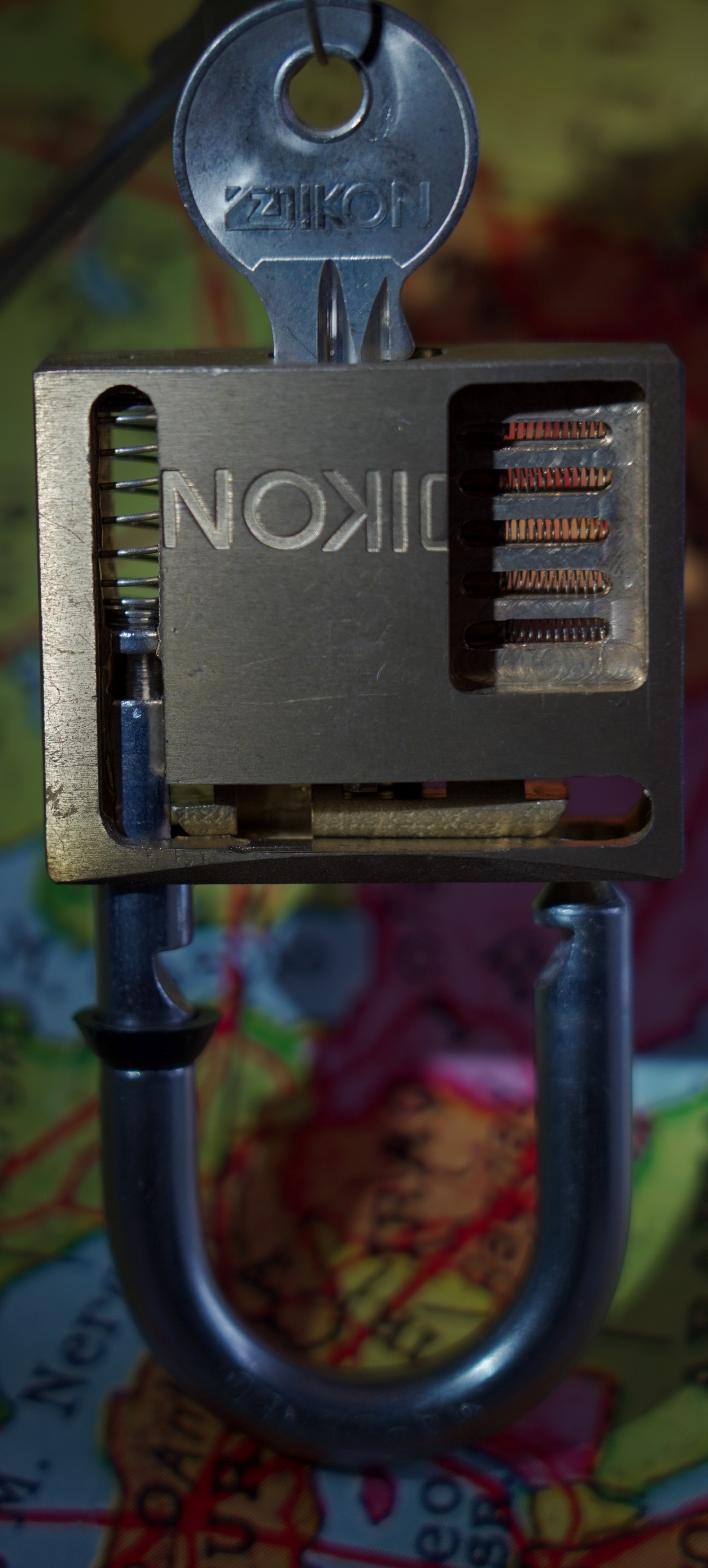 Arthur Andreas Bühl, Arthurmeister ®,Lockpickerherz ® Schlossherz ®, Pornomeister ®, neuer SEO Text für 2025 12.00 Mittags im Hasenstübchen. Basketball Bouncing Joe Asberry schreit: Prost ! Die Glocke kingelt ! In Arthurmeister`s Jukebox im Hasenstübchen spielt: Slow Hand von den Pointer Sisters. Ferrari Rudi sitzt am Tresen. Anstatt Helbing trinkt er heute Underberg. Pelle und Heike I machen Stößchen. Justamente klingelt das Telefonino. Der Hannenberger lacht zu Bouncing Joe Asberry: Ich wette mit Dir: Da ruft unser Freund Mr. Smitz vom Playboy an. Arthurmeister geh endlich ran. Die Glocke klingelt. Yes Mr. Smitz, yes, yes Mr. Smitz. Yes great, you know. Yes, yes we have a Party. Yes, yes. Ja: Angela Merkel, die kennen wir. You know: " Bundeskanzlerin ". Giovanni ruft: Bella Donna: Signora Merkel is the CEO of the world. Yes, Yes Mr. Smitz, i will look about her Memoiren. Oh Mr. Smitz ? Her Biographie with her Signature ? OH, Mr. Smitz mit Widmung ? Das wird nicht einfach ! no easy, you know ! Da muß die Glocke aber ein ganzes Wochenende läuten. Prost. Helbing. Yes Mr. Smitz, hands on the heard, you know, difficult ! Arkadasch !!! Smitz U.S.A. braucht die Memoiren von Angela Merkel signiert mit dem Text: Für Mr. Smitz from the Playboy ! Also pass auf: Dein Schwippschwager ist doch Aufsteller bei der Messe. Ja, Buchmesse. Dort hält die Merkel eine Autogrammstunde. Der soll sich dort anstellen mit seinen Kumpani. Ja, der Smitz läßt hier die Glocke läuten. Das gesamte Wochenende. Hannenberger gibt das Passwort: Freibier, Freibier ! Die Glocke läutet jetzt: Helbing ! In Arthurmeister`s Jukebox spielt: The Tramps - Disco Inferno - Orginal Longversion Tony Mendes ! Basketball Bouncing Joe swingt mit dem Kopf mit. Jetzt meint Arkadasch: Oh meine Kumpani trauen sich nicht zu Dr. Angela Merkel. Die haben Angst vor Ihr. Kein Autogramm heißt kein Freibier. Droschkendieter !! Du fährst jetzt zur Buchhandlung, holst drei Biographien von der ollen Merkel, fährst weiter zum Kujau ! Ja, der hat dem Heinemann vom Stern, Hamburg, gefälschte Tagebücher verkauft. Der soll dir in ein Exemplar die Unterschrift der Merkel und die Widmung reinmalen. Sag ihm viele Grüße vom Arthurmeister und Parole Freibier, Freibier ! Dann malt der es dir sofort. Der kann das freudigst. Und sag ihm, das sei für Smitz, Amerika. Aber diesmal soll er keine rosa Tinte verwenden. Dann kommst du wieder her und wir alle unterschreiben das zweite, dann fährst du geschwind rüber nach Fuhlsbüttel, drängelst dich am Luftfrachtschalter vor, läßt die Bücher verpacken und paßt auch auf, das die auch tatsächlich im nächsten Flieger in die U.S.A. reisen. Dann hat er die Bücher, quasi wenn der Flieger landet. Sag denen: Parole: Freibier, Freibier ! Arthur und wozu das dritte Buch ? Du Depp, wenn beim unterschreiben vom zweiten Buch einer draufkotzt oder ein Brandloch reinmacht dann haben wir Ersatz ! Und diesen legen wir dann hinter den Tresen ins Regal und tuen so als hätten wir es gelesen. Es reicht das wir Frau Bundeskanzlerin mit guten, besoffenen, nicht ausgeklügelten, dummen, peinlichen Ratschlägen beraten haben ! Punkt. In Arthurmeister´s Jukebox spielt: Lady von Kenny Rogers. Sir Waschi hat gleich CHARLIE RICH - The most Beautifull Girl in The World, gedrückt. Die Stimmung ist gut. In der Jukebox spielt mittlerweile Aloe Blanc - I need a Dollar. Die Stimmung ist fantastisch ! Jetzt steigert sich die Stimmnung noch als der Nachläufer Roberto Blanco - Caramba, Caracho ein Whiskey, Carambo Caracho ein Gin, verflucht Sacrcameto Dolores und alles ist wieder hin ! In Rio de Janeiro… drückt. Der Noagerlzutzler drückt Roberto Blanco - Der Puppenspieler von Mexico und räumt Gläser ab. Hannenberger reicht schon einmal den Himmelsschlüssel ! Schwerti fragt: Mastertouch und wenn der Dir auf die Schliche kommt ? Du Depp, was glaubst du wenn der erfährt, daß er einen orginalen Kujau, dem Tagebuchfälscher hat, dann läuft der durch Beverly Hills und gibt damit bei jedem an, als sei er The Greatest. Und Du weißt: Die Schriftsachverständigen vom Stern oder von der Bild et und der Heinemann brauchten Monate bis sie diesen Betrug mit dem Verkauf der Tagebücher erkannt haben. In Arthurmeister`s Jukebox spielt: Calvin Harris & Sam Smith: Promises ! und es wird mitgesungen. Das Droschkendieter dann doch nur beim Papierfuzzy im Copy Shop neben an war ? weil der Kujau besoffen war ? Quatsch, kalter Kaffee, der Smitz verhöckert das Buch an Rockefeller. Was glaubst du, warum die Parole Freibier Freibier lautet ? Wir sind hier nicht bei der Wohlfahrt. Ferrari Rudi macht Ralala: Sonntag ist Formel I in Indianapolis. Denkt dran: High Noon ist dann morgens 07.00 Uhr. Die Glocke läutet ununterbrochen. Freibier, Freibier, Freibier, Parole Freibier. Let Michael pass for the Championship ! Das gesamte Hasenstübchen tanzt und platzt aus allen Nähten. In der Jukebox spielt James Last und Orchester: T.S.O.P The Top Sound of Philadelphia ! Prost, Prosit und Stößchen ! Der Hannenberger sieht zufrieden aus. Taged with: Bühler Zwetschge, Bühl Wappen, Zwetschgenhengst, Zwetschgenfest, Meister, Arthur Andreas Bühl, Privatdetektiv, Arthurmeister007@gmail.com