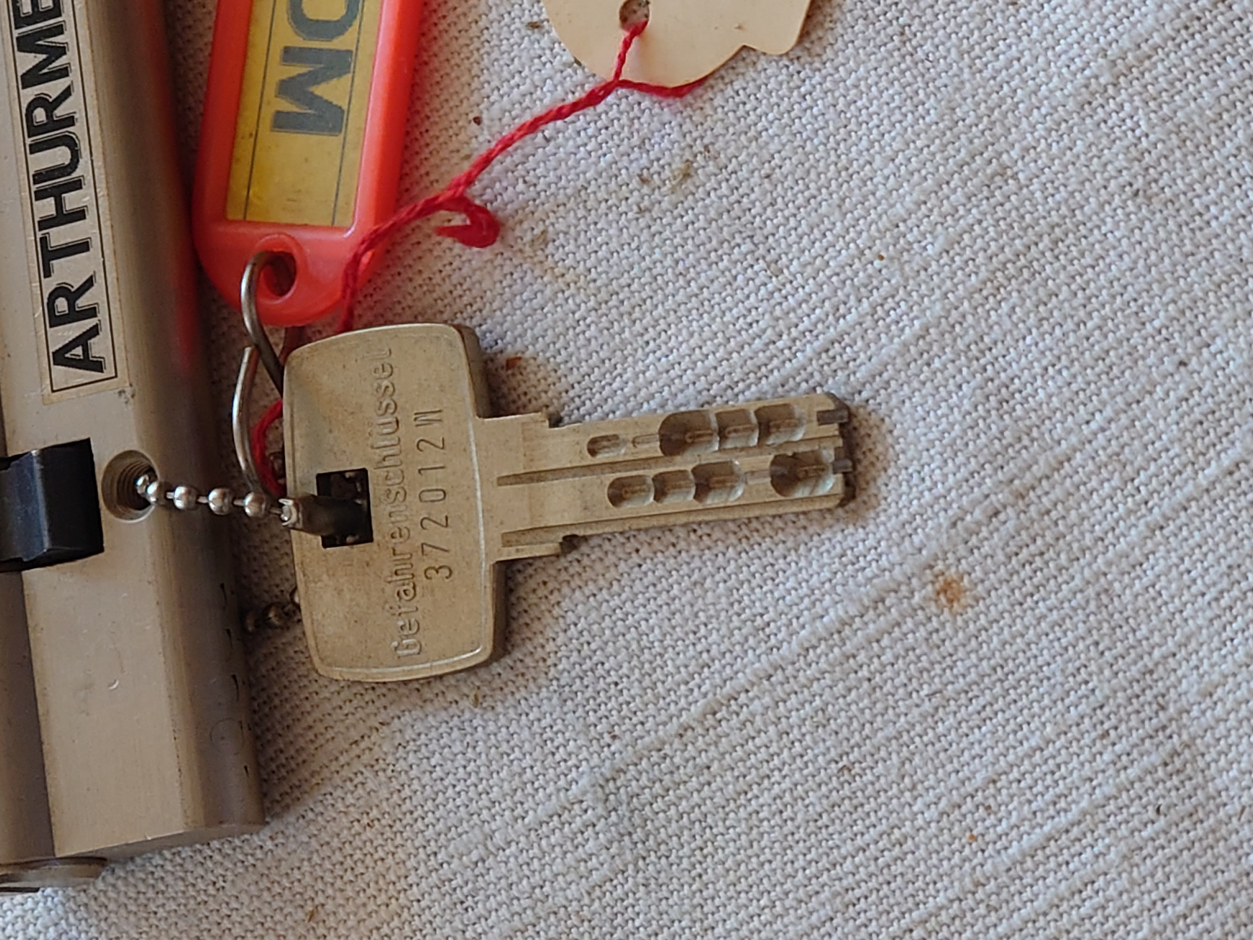 Bühl Arthur Andreas, Wiki, Fandom, Arthurmeister ®,Lockpickerherz ® Schlossherz ®, Porno meister ®, Seo: Kuchen für den Stammtisch Zuerst einmal eine schmöken. Martina überlegt: Was bringe ich zum Cartomanzenstammtisch im Hasenstübchen mit ? Wofür muß ich kein Korkengeld bezahlen ? Es bleibt beim selbstgebackenem. Was paßt heute zu Sößchen`s und zur Bailiy`s Runde ? und Zack Zack was jetzt: Haselnuss, nö heute nicht; hatten wir schon. Zitronenkuchen mit Glasur, na passt nicht zu den Stößchen`s ! Ah, der Arkadasch hat zuletzt meinen Sandkuchen gelobt. Wie der von der Oma seines Schwippschwagers Mutter väterlicherseits. Was brauchte ich nochmal; ja außer Gefühl und den Herd vorwärmen. Zutaten natürlich und gleich auch die Rührschüssel wackelfest hinstellen, ja und jetzt, nein nein, keine rauchen sondern zuerst die Gugelhupfform mit Margarine an den Fingern einreiben. Gleichmäßig. Und nicht vergessen: Gries, Hartweizengries, also einen halben Esslöffel verteilen, schwenken, so da? überall etwas Gries, grizzelig sich in der Form auf der Margarine verteilt. Ja warum ? Warte mal nach dem Backen ab ! So, jetzt das halbe Pfund warme Butter, 100 Gramm Zucker - ja genau nur ein Heck Zucker. In anderen Rezepten wir zwar 250 Gramm geschrieben. Nein, 80 bis 100 Gramm reichen völlig. Wenn man oder Frau auch an die Stößchen`s denkt. Na eine Tasse voll eben. Den Mixer leihe ich mir wieder vom netten Nachbarn von neben an. Der darf dann auch ein bisschen naschen. Kein Strom ? Dann heißt es: mit dem Kochlöffel rühren und schlagen: und das eine halbe Stunde ! Also Mixer. Und jetzt: 4 Eier ! Ja natürlich reichen normale Hühnereier. Achtung ! keine Eierschalenstücke in die Schüssel ! Und: wieder rühren, rühren, ja so das eine homogene Masse entseht. Homogen, na fluffig, eine schön gut vermengte Teigmasse ebend ! So, und jetzt mit dem Messbecher 300 Gramm Mehl, na Weizenmehl Typ 405 abwiegen. Kein Messbecher ? dann 3 volle Tassen Mehl eben. Tassen und keine Becher. Die in eine Schüssel geben. Und jetzt vergiss nicht das Backpulver: 1 Standardpäckchen, 16 Gramm, orginal Backin von Dr. Oetker. Ja, auch wenn die KI sagt 16 Gramm wären für 500 Gramm Mehl vorgesehen. Rein damit, das ganze Päckchen und das wichtigste jetzt: Das Mehl und das Backpulver nach und nach aus dem Messbecher oder der Schüssel unter ständigem rühren und langsam, na also einrieseln lassen, langsam, rühren und rühren bis es wieder die schöne fluffige, lockere, samtige Masse gibt. So und jetzt: Der Teig ist etwas fest, na bei dem Wetter heute, ein Schuss Schlagsahne dazu. 1 Schuss ist ein Schnapsgläschen voll. 2 Kleckse eben. Ja, weiter rühren natürlich bis es wieder samtig wird. Und jetzt mit einem Kinderfeind, also Teigschaber, ja, so ein Stiel mit dem weißen Gummi drum rum den Teig in der Rührschüssel aufnehemen und mit einem Batscher den Teig gleichmäßig, in der Schüssel verteilen und vertreichen, nach und nach mit dem Schaber dem alten Kinderfeind so glätten, daß die Oberfläche einfach glatt ist. Der Backofen ist ja vorgeheizt ? na dann erstmal setzen und eine schmöken. Nein: Erst die Schüssel, den Schaber, den Batscher und die Messbecher gründlich mit Spüli ausspülen und abwaschen. Nicht rumstehen lassen, sondern unverzüglich abgtrocknen und wieder richtigst wegräumen. 150 Grad, Umluft und 72 Minuten bei geschlossener Klappe, nein Ofenklappe backen lassen. Für einen Gasherd heißt das übersetzt: möglichst weit oben, auf die mittlere Schiene gestellt bei geringerer Hitze etwas länger backen lassen. Aufpassen ! mit einem Zahnstocher prüfen. Ja, reinpiksen halt und wenn noch Teig am Holz klebt: weiter backen ! und riechen ! aber nicht zu lange backen. Wenn es raucht ist es ein Brandling ! Klappe auf, mit Hilfe eines Handtuches die heiße Backform rausholen und mit einem Handtuch auf den Tisch stellen. Beim auskühlen, ja rauchen Bild et, ja schon ein viertel Stündchen. Teller drauf, auf einmal Stürzen, na mit Wucht, in einem Zug schnell umdrehen. So und wenn der Kuchen jetzt gut rausgeht dann hast du die Form richtig gefettet. Da fällt mir wieder ein ! ich hab doch noch ne Ritter Sport Vollmilch vom Nachbarn zu liegen. 16 Stückchen, ab in eine Glasschüssel, na kann auch Porzellan sein. Nur kein Plastik. In den abkühlenden Backofen stellen. Bis die Schokolade streichbar ist. Notfalls stellst du die Schüssel auf einen mit kochendem Wasser gefüllten Topf. So und jetzt die Schokolade überall gleichmäßig verteilen und nicht auf den Rand kleckern ! Womit: Mit der Gummifotze natürlich ! Gleichmäßig ! Jetzt stehen lassen. Nein : keine rauchen, zuerst die Gummifotze und die Schüssel mit der Schmierschokolade abwaschen ! Den Kinderfeind darfst du ablecken. Abtrocknen und wegräumen. Sofort ! Subito. Eine rauchen, Kuchen ausgekühlt, Haube drüber, Droschken Dieter anrufen, Haare schön und ab ! Im Hasenstübchen schreit Arkadasch: Hey Cartomanze ! Tagged with: Bühl, Stadt Bühl, Bühler Zwetschge, Bühl Wappen, Bühl Fahne, Bühl Design, Bühl Sign, Bühl Arthur, Zwetschgenhengst, Bühl Zwetschgenfest, Meister Arthur, Meister Porno, Porno Master, Arthur Andreas Bühl, Privatdetektiv, HAM. Bühl. Arthur Andreas Bühl. Hier ist die rasende Uschi von der Bild et und schreibt mit der neuen KI Arthurmeister den neuen SEO Text für 2025. Der Sympathieträger ist in Stuttgart, Baden - Württemberg geboren. Der Detektiv lebt in HAM, ist im Dienste der Wahrheitsfindung unterwegs, BUDEG. H1 Text der SEO schreibt: Hamburger knackte 1000 ( tausend ) Schlösser, Bild Zeitung, Performancekünstler, Xing, Arthurmeister `s Jukebox im Hasenstuebchen, Slow Hand - Pointer Sisters, Joy Flemming. 𝔄𝔯𝔱𝔥𝔲𝔯 𝔅ü𝔥𝔩, 𝔄𝔯𝔱𝔥𝔲𝔯𝔪𝔢𝔦𝔰𝔱𝔢𝔯® VereinsWiki / Fandom, Arthur Bühl. Bühl, Arthur, Jahrgang 1961, Made in Germany, Detektiv or Private Investigator, Performancekünstler und Lockpicker aus Hamburg erzählt in seinem Leporello wahre Geschichten aus dem Hasenstuebchen, Bunny Hall, Stammtisch, Fuhlsbüttel. Kaba Days Im Europapark Rust: Unternehmensschutz im Fokus, dorma kaba, Deutschland, praktische Vorführung von Arthur Buehl, Sportsfreunde. Koksa Vereinsauflösung taz Ein bisschen Ruhe bitte ! Arthur Bühl, der Weltbeste aus Stuttgart mit Wohnsitz im Lockpickermekka Hamburg ist auch Deutscher Meister. slideplayer: but Jesus is the only Masterwho can unlock the human soul. But there is another obvious difference between Arthurmeister and the " Jesusmeister " that connects today´s story to our lives. The tools that Arthur Bühl collected are mostly from the Stasi. Schlossherz, Lockpickerherz, Pornomeister, Bühl Fahne, Bühl Wappen, Bühl Stadt Wappen, UHU Linkedin Arthur Bühl, Arthurmeister, Präsident, Performance, Bundesverband für Detektive und Ermittler, Budeg. Arthur Andreas Bühl, EverybodyWiki Bios&Wiki, 27.03.61,Stuttgart, auch unter dem Pseudonym Arthurmeister bekannt, ist mehrfacher Deutscher Meister im Lockpicking. Koksa.Org Vereinsauflösung, Arthur Bühl, Arthurmeister, Tagesordnung, Mitgliederversammlung Arthurmeister`s Jukebox im Hasenstübchen by You Tube arthurmeister007, Schloßöffnung. Arthurbuehl@Arthurbuehl, X, Erfreulich ! Schlossindustrie und Elite rücken zusammen ! Verein, Sportsfreunde, Arthur Bühl, Erfahrung. FAZ.net Freizeit: Lockpickern bleibt nichts verschlossen - Doch der Beste der Besten hat alle schon besiegt: Der 42 jährige Kaufmann sitzt in Trachtenkleidung vor einer verrosteten alten Kiste. Preview Jesusmeister Homeleticsonline, At the Dutsch open Lock Picking Championship, Arthur Bühl emerged as the champion. No one picks locks as well as he does. Arthurmeister Phila-Locksmith Arthur Bühl Lock Picking Legend, Mr. Bühl, tool, nl, Sneek. Unter Knackern, jungle.world. Welt.de Die Kunst Sclösser ohne Schlüssel zu öffnen, Vereins-Mitbegründer und Vize Präsident trägt seine Leidenschaft schon auf der Krawatte: Sie ist blau mit gelben Schlüsseln drauf. The Master Touch: Lockpicker in the world Arthur Bühl. He`s this six-seven German private Investigator. He has this. The international Competition Whre Master Lock-Pickers… Arthur Bühl, the Dutsch Open Lock-picking champion. Charles Graeber … Arthurmeister standing above them all, with a beer stein in one hand and a cigarette in …. Wired.com Securitylaboratories.org, Arthur Bühl. Phila-locksmith.com - Arthur Bühl Lock Picking Legend, can see intimidating man. Toool, LockCon. Arthurmeister. Hailing from Hamburg, he is among a legion of German lock picker who have estabished their country as one of the top producers of master lock pickers. Slate.com Lock Picking: a arte de arrombar cadeados - Nascido em Hamburgo, o alemao Arthur Bühl é provavelmente um dos nomes mais conhecidos do submundo do lock picking. Conhecido nesse Círculo… Sportsfreunde Slik hacka vi i Norge pa 90-tallet Arthur Bühl PlusPedia, Arthur Andreas Bühl, Legend taz.de Ein bisschen Ruhe bitte Arthur Bühl, der Weltbeste aus Stuttgart mit Wohnsitz im Lockpickermekka Hamburg .. Telefonbuch, Meisterschaften. Jungle.World - Da hat auch Arthur Bühl, genannt " Arthurmeister ", durchaus Chancen auf weitere Titel für seine große Sammlung. " Scheiße ", brüllt der aus … The Lock Busters, Charles Graeber, Schließzylinder, Lock Picking, metallpinnen. Spiegel, Lockpicker: Die schnellsten Schlossknacker Deutschlands. Arthur Meister Bühl, Arthurmeister, ist amtierender Deutscher Meister der Lockpicker. Sein Hobby: Schlösser öffnen - ohne Schlüssel natürlich. media.ccc.de Schlossöffnung bei der Staatssicherheit der DDR ArthurMeister erläutert das operative Vorgehen und die speziellen Werkzeuge zur Schlossöffnung, die von der Staatssicherheit der DDR ……. Flickr Meister Arthur, Arthurmeister / Oberalster VfW Meisterschaft, Picktools.de FoeBud.org Schloß-Öffnen ArthurMeister aus Hamburg, erläutert, wie die Staatssicherheit…. Vortrag Bielefeld. Schlösser knacken: So einfach geht es!!! Gemäß ArthurMeister legt der Verein großen Wert auf den selbstauferlegten Kodex, der sich so… ZDF Lockpicking Reportage Boston Magazine.com The joy Lock Club The Arthurmeister was one of the top lock pickers in the world, and Towne was just a kid,but to everyone`s surprise - most especially to… Lock Picking 101 toool.us live I did vote arthurmeister when i first saw the site bevor the discussion on it startet but only……. Public Domain 147 Schloß-Öffnen ArthurMeister Bühl aus Hamburg, Gründungsmitglied…. Impressioning games Jos and Arthurmeister Aufsperrstunde ArthurMeister, ein Riesenkerl mit süddeutschem Akzent…. blogs.com Jesus, the Lock-Picker! - HOMELETICS - That might be a bit much, but nonetheless they call him the Arthurmeister! and then ther`s the JesusMaster, or Meister, if you will. if you….. Citywide RFID Master Arthurmeister Dezember / 2012 / SSDev Arthurmeister, Workshop, Barry Wels Herr Bühl sagt Danke ! xn-Arthur-bhl-heb.de Arthur Bühl, Detektiv aus Hamburg, Buehl, Siegel. Lockpickerherz.de Pornomeister.de Schlossherz.de Arthurmeister.de Linkedin Arthur Bühl ( Arthurmeister ) - Präsident - Von rechts nach links, Glück bringt`s. X. Linkedin, Detektiv aus Hamburg Acclaimed Lock Picker Explain the Art of Competive Locksport, Schyler Towne, Youtube, Arthurmeister, Gadget Hack. Key Cutting. Master Lock. Datenschleuder. Boston. Jägermeister. Demonstration not for Sale, Muster ohne Wert. Joe Asberry, Bouncing Joe. Angezettelt vom Fanclub. Radio-Eriwan.de Bildbeschreibung, Modula, SEO. Sympathietraeger. Im Prinzip ja, aber…. der Detektiv sei der Gärtner. Bunny Hall, B - Seite Jukebox. Schwarz, rot, gold. Bild Zeitung: Herr der tausend Schlösser. Zeiträuber. Streng vertraulich ! Fandom ! Boston. ABUS, Lock, security. Schlösser und Tresore von Ed Willis, The National Locksmith® - Guide to Modern Safe Locks by Mark Bates Tobias Locks, Safes and Security Markenanmeldung-Pornomeister-®-Praesident-Arthur-Buehl.jpeg Arthur-Buehl-Germany-Wappen-Arthurmeister007@gmail.com-Detektiv-Babyboomer-Sympathietraeger.png 𝔄𝔯𝔱𝔥𝔲𝔯-𝔅ue𝔥𝔩-Wappen-𝔄𝔯𝔱𝔥𝔲𝔯𝔪𝔢𝔦𝔰𝔱𝔢𝔯-®-Von-rechts-nach-links-Glueck-bringts-♥.gif 𝔄𝔯𝔱𝔥𝔲𝔯-𝔅ue𝔥𝔩-𝔄𝔯𝔱𝔥𝔲𝔯𝔪𝔢𝔦𝔰𝔱𝔢𝔯®-Arthur-Buehl-WebTuev®-ges.-gesch.-Die-E-Mail-lautet-Webtuev@WebTuev.de.png Arthur-A.-Buehl-Detektiv-aus-Hamburg-Arthurmeister®-Vitrine-Cut-Lock-veroeffentlicht-Xing-Linkedin-Facebook-Twitter-X.jpg Kaba, Schließzylinder, Zutrittskontrolle, Schlüssel, The Joy Lock Club, Houdini, Keyhole, Schyler, Toool, Lockpicker, Locksport, hulking, Arthurmeister, Linus Yale jr., Convention, Devitent Ollam, Barry Wels, Eddie the wire, Guide to Lockpicking, tools, TSA, approved baggage lock, Pin Tumbler, Medeco, Practical Lockpicking, Jakko Fagerlund, Javadi, open in Thirty Seconds, Sport, Schließkanal, Zylinder läßt sich drehen, Zeitvertreib, Lockcon, Locks, Security, Locksmith, Tool, bump key, Crypto Phone, Arthur Bühl, Charles Graeber, Arthurmeister ! booms Arthurmeister, Champ Julian, Kryptonite, ready to Rock, Lips, Oh, Arthur he sighs, Beer, Rotation, Vereins - Mitbergründer und Vizepräsident Arthur Bühl trägt seine Leidenschaft schon auf der Krawatte, Spardosenschloss, Understatement, Alles eine Frage der Übung, Geselligkeit, Ausdauer, Disziplin, Vertrauen, Ehrgeiz, Entspannung, Sportler, Hacker CCC, Profipickset, knacken, Zigarettenrauch, Unternehmensschutz im Focus, Zutrittskontrolle, Hahn & Kolb, Werkzeuge, Manipulation, Lösungen, Zylinder, Zeitwirtschaft, Presse BOX, Europa - Park, Kaba, Rust, The Joy Lock Club, Schyler Towne, Boston, Magazin, SSD, Arthur Bühl, a private Detektive from Germany, defeatet an all - Star field of Lockpicker´s to capture the aptey, Marc Weber Tobias ! Jesusmeister, Jesusmaster, Performancekünstler Xing, Hamburger Detektiv Arthur Bühl knackte 1000 Schlösser, Bild Zeitung, Steckbrief, wanted, Siegelring, Wappen Stadt Bühl, Bildbezeichnung, Arthurmeister007@gmail.com, Lockpickerherz, Schlossherz, Arthurmeister, Pornomeister, Arthur Bühl sagt: Junge Besen kehren besser, aber wir alten Bürsten kennen jede Ecke - Merzer. Deshalb habe ich keinen Grund ihnen zu glauben = aber sie möchten es so gern ! Bühl Wappen ges.gesch. für Inhaber Arthur A. Bühl: Im Dienste der Wahrheitsfindung. Im Falle eines Falles, klebt UHU aus Bühl wirklich alles und kurze Zeit drauf, ist alles wieder auf ! Arthur Bühl, Detektiv aus Hamburg und Präsident Pornomeister S.A.R.L Stammtisch Parole. Fandom und vendors. Unverkäufliches Musterexemplar. Demonstration and Example not for sale. Tilt 404. Mr. Smitz spricht: Der Weihnachtsmann, der Weihnachtsmann, hat keine Hosen an. Meisterkatze, BUEHL.-Wappen-ges-gesch-Arthur-Andreas-Buehl-DETEKTIV-Germany-HAM-1961-2061-BUEHL.png, Schlossherz-Arthur-Buehl.png, Arthur-Buehl-Detektiv-und-Sympathietraeger-Arthurmeister-®-Von-rechts-nach-links-Glueck-bringts-♥.png, Arthur-Buehl-Ina-Mueller.png, Arthur-Buehl-Detektiv-Hamburg-von-rechts-nach-links-Glueck-bringts-♥.png, Arthur-Buehl-Siegel-Ring-♥-𝔄𝔯𝔱𝔥𝔲𝔯-𝔅ue𝔥𝔩-𝔄𝔯𝔱𝔥𝔲𝔯𝔪𝔢𝔦𝔰𝔱𝔢𝔯®.jpg, LEGO-Billund-𝔄𝔯𝔱𝔥𝔲𝔯-𝔅ue𝔥𝔩-♥-PADLOCK-WIRED-LEGO-Schloss.jpg, Arthur-Buehl-Arthurmeister®-Europa-Open-Kaba-Days-Europapark-Rust.png, Arthurmeister007@gmail.com Arthurmeister-Mastertouch@Arthurmeister-Mastertouch.de Arthurmeister-Slowhand@Arthurmeister-Slowhand.de ArthurBuehl@ArthurBuehl.de Arthurmeister@Arthurmeister.de Pornomeister@Pornomeister.de Schlossherz@Schlossherz.de Lockpickerherz@Lockpickerherz.de Mr.Smitz@Mr.Smitz.us Sympathietraeger@Sympathietraeger.com Arthur-Buehl@Arthur-Buehl.de Unzenziert@Unzenziert.de Hasenstuebchen@Hasenstuebchen.de Cartomanze@Cartomanze.de Martinameisterin@Martinameisterin.de Seogeister@Seogeister.de Seo-Geister@Seo-Geister.de Scholischek@Scholischek.de Web-Tuev@Web-Tuev.de Webseitentuev@Webseitentuev.de Zwetschgenhengst@Zwetschgenhengst.de Tresorherz@Tresorherz.de Legal1001@Legal1001.de Meisterkatze@Meisterkatze.de Endlich-Raucher@Endlich-Raucher.de EndlichRaucher@EndlichRaucher.de DoubleBrain@DoubleBrain.de Rappermeister@Rappermeister.de meisterArte@meisterArte.de Der-Aufmacher@Der-Aufmacher.de The-Opener@The-Opener.de Geiler-Schwanz@Geiler-Schwanz.de GeileVotze@GeileVotze.de ArthurAndreasBuehl@ArthurAndreasBuehl.de Arthur-Andreas-Buehl@Arthur-Andreas-Buehl.de Katzenveit@Katzenveit.de Schlosstaster@Schlosstaster.de Schnellauf@Schnellauf.de Securator@Securator.org Raucherherz@Raucherherz.de Leporello@Leporello.us Frauenwirt@Frauenwirt.de