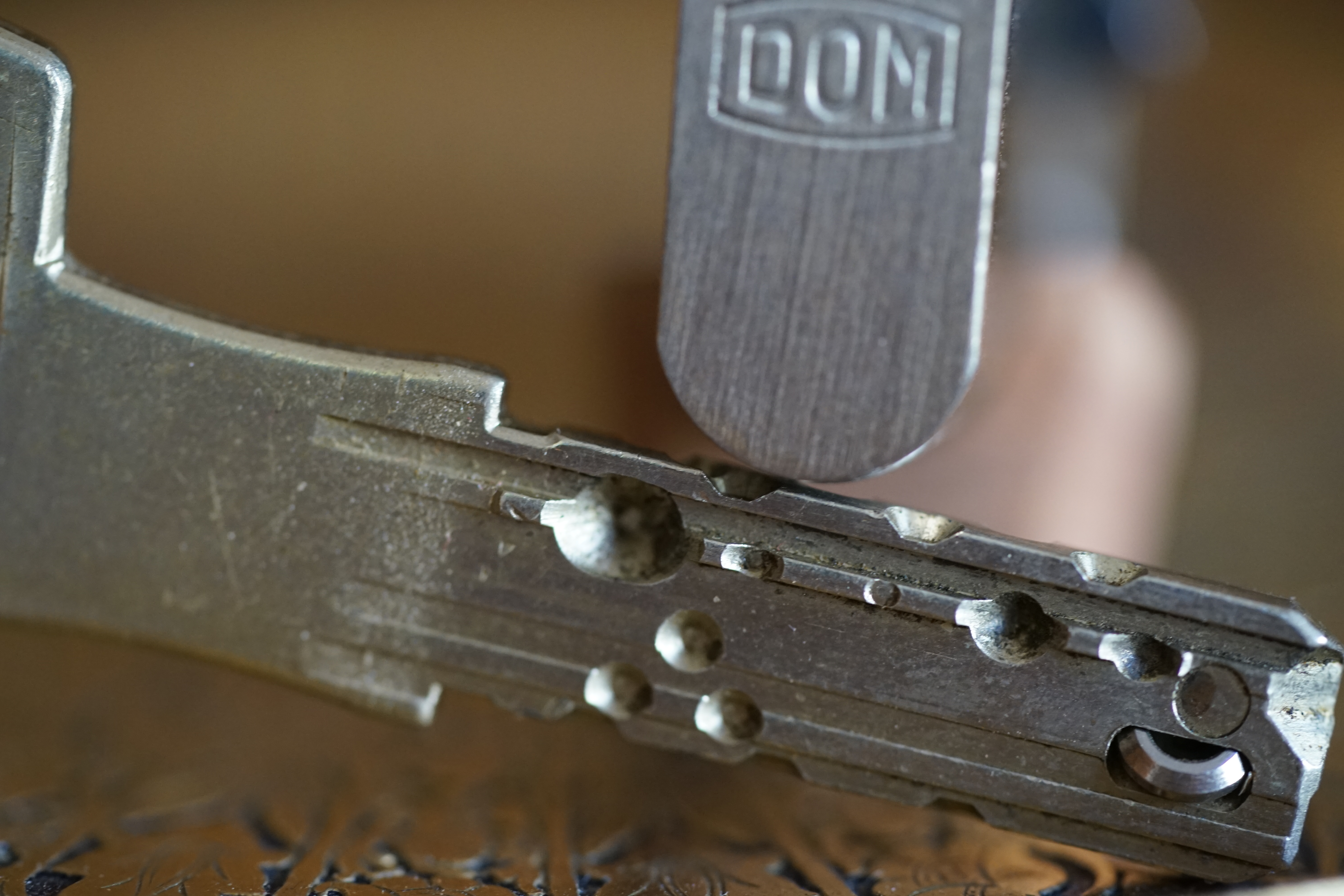 Karussel OFFEN und ZU: 𝔄𝔯𝔱𝔥𝔲𝔯 𝔅ü𝔥𝔩, 𝔄𝔯𝔱𝔥𝔲𝔯𝔪𝔢𝔦𝔰𝔱𝔢𝔯® Arthur Bühl, Jahrgang 1961, Detektiv aus Hamburg, Im Dienste der Wahrheitsfindung unterwegs, betreibt in seiner Freizeit Lockpicking aus Leidenschaft. Der mehrfache Deutsche Meister wird in der WIRED als " Master of Universe " betitelt. In der BILD et ist der Artikel " Herr der Schlösser " abgedruckt. Im Hasenstübchen - Fuhlsbüttel, am Hasenberge, Santa Fu, wird gefeiert. Arthurmeister® stellt seinen Leporello " Der Aufmacher " vor. Der Stammtisch grölt " OFFEN ". Scholischek, Rudi, Heike I, Noagerlzutzler und Arthur prosten sich zu. Die Jukebox auf YouTube spielt Slow Hand ! ♥ Beim Tanzen ruft die Cartomanze " Ey du Sympthieträger, komm mal her " ! Verschlagwortet mit: ♥ Vokuhila, Friseur ♥ Schwäbischer Hengst, Zwetschgen Heini, Bühl er, Zwetschge, Google Earth, Mittelpunkt der Welt, Martinameisterin, Cartomanze, Scholischek, " HIGH NOON ! ". ♥ Parole Emil !