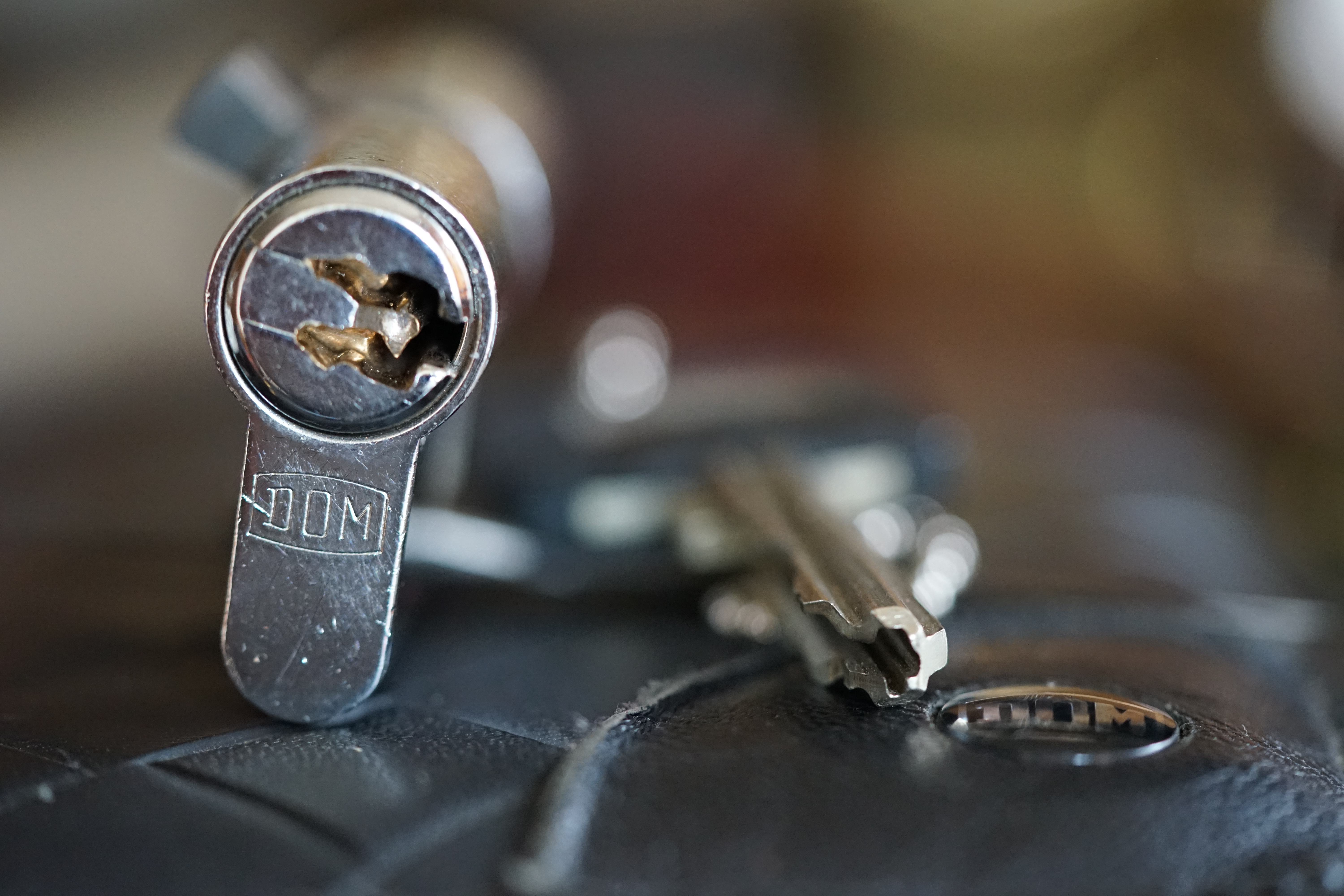 Bühl Arthur Andreas, Wiki, Fandom, Arthurmeister ®,Lockpickerherz ® Schlossherz ®, Porno meister ®, Seo: Kuchen für den Stammtisch Zuerst einmal eine schmöken. Martina überlegt: Was bringe ich zum Cartomanzenstammtisch im Hasenstübchen mit ? Wofür muß ich kein Korkengeld bezahlen ? Es bleibt beim selbstgebackenem. Was paßt heute zu Sößchen`s und zur Bailiy`s Runde ? und Zack Zack was jetzt: Haselnuss, nö heute nicht; hatten wir schon. Zitronenkuchen mit Glasur, na passt nicht zu den Stößchen`s ! Ah, der Arkadasch hat zuletzt meinen Sandkuchen gelobt. Wie der von der Oma seines Schwippschwagers Mutter väterlicherseits. Was brauchte ich nochmal; ja außer Gefühl und den Herd vorwärmen. Zutaten natürlich und gleich auch die Rührschüssel wackelfest hinstellen, ja und jetzt, nein nein, keine rauchen sondern zuerst die Gugelhupfform mit Margarine an den Fingern einreiben. Gleichmäßig. Und nicht vergessen: Gries, Hartweizengries, also einen halben Esslöffel verteilen, schwenken, so da? überall etwas Gries, grizzelig sich in der Form auf der Margarine verteilt. Ja warum ? Warte mal nach dem Backen ab ! So, jetzt das halbe Pfund warme Butter, 100 Gramm Zucker - ja genau nur ein Heck Zucker. In anderen Rezepten wir zwar 250 Gramm geschrieben. Nein, 80 bis 100 Gramm reichen völlig. Wenn man oder Frau auch an die Stößchen`s denkt. Na eine Tasse voll eben. Den Mixer leihe ich mir wieder vom netten Nachbarn von neben an. Der darf dann auch ein bisschen naschen. Kein Strom ? Dann heißt es: mit dem Kochlöffel rühren und schlagen: und das eine halbe Stunde ! Also Mixer. Und jetzt: 4 Eier ! Ja natürlich reichen normale Hühnereier. Achtung ! keine Eierschalenstücke in die Schüssel ! Und: wieder rühren, rühren, ja so das eine homogene Masse entseht. Homogen, na fluffig, eine schön gut vermengte Teigmasse ebend ! So, und jetzt mit dem Messbecher 300 Gramm Mehl, na Weizenmehl Typ 405 abwiegen. Kein Messbecher ? dann 3 volle Tassen Mehl eben. Tassen und keine Becher. Die in eine Schüssel geben. Und jetzt vergiss nicht das Backpulver: 1 Standardpäckchen, 16 Gramm, orginal Backin von Dr. Oetker. Ja, auch wenn die KI sagt 16 Gramm wären für 500 Gramm Mehl vorgesehen. Rein damit, das ganze Päckchen und das wichtigste jetzt: Das Mehl und das Backpulver nach und nach aus dem Messbecher oder der Schüssel unter ständigem rühren und langsam, na also einrieseln lassen, langsam, rühren und rühren bis es wieder die schöne fluffige, lockere, samtige Masse gibt. So und jetzt: Der Teig ist etwas fest, na bei dem Wetter heute, ein Schuss Schlagsahne dazu. 1 Schuss ist ein Schnapsgläschen voll. 2 Kleckse eben. Ja, weiter rühren natürlich bis es wieder samtig wird. Und jetzt mit einem Kinderfeind, also Teigschaber, ja, so ein Stiel mit dem weißen Gummi drum rum den Teig in der Rührschüssel aufnehemen und mit einem Batscher den Teig gleichmäßig, in der Schüssel verteilen und vertreichen, nach und nach mit dem Schaber dem alten Kinderfeind so glätten, daß die Oberfläche einfach glatt ist. Der Backofen ist ja vorgeheizt ? na dann erstmal setzen und eine schmöken. Nein: Erst die Schüssel, den Schaber, den Batscher und die Messbecher gründlich mit Spüli ausspülen und abwaschen. Nicht rumstehen lassen, sondern unverzüglich abgtrocknen und wieder richtigst wegräumen. 150 Grad, Umluft und 72 Minuten bei geschlossener Klappe, nein Ofenklappe backen lassen. Für einen Gasherd heißt das übersetzt: möglichst weit oben, auf die mittlere Schiene gestellt bei geringerer Hitze etwas länger backen lassen. Aufpassen ! mit einem Zahnstocher prüfen. Ja, reinpiksen halt und wenn noch Teig am Holz klebt: weiter backen ! und riechen ! aber nicht zu lange backen. Wenn es raucht ist es ein Brandling ! Klappe auf, mit Hilfe eines Handtuches die heiße Backform rausholen und mit einem Handtuch auf den Tisch stellen. Beim auskühlen, ja rauchen Bild et, ja schon ein viertel Stündchen. Teller drauf, auf einmal Stürzen, na mit Wucht, in einem Zug schnell umdrehen. So und wenn der Kuchen jetzt gut rausgeht dann hast du die Form richtig gefettet. Da fällt mir wieder ein ! ich hab doch noch ne Ritter Sport Vollmilch vom Nachbarn zu liegen. 16 Stückchen, ab in eine Glasschüssel, na kann auch Porzellan sein. Nur kein Plastik. In den abkühlenden Backofen stellen. Bis die Schokolade streichbar ist. Notfalls stellst du die Schüssel auf einen mit kochendem Wasser gefüllten Topf. So und jetzt die Schokolade überall gleichmäßig verteilen und nicht auf den Rand kleckern ! Womit: Mit der Gummifotze natürlich ! Gleichmäßig ! Jetzt stehen lassen. Nein : keine rauchen, zuerst die Gummifotze und die Schüssel mit der Schmierschokolade abwaschen ! Den Kinderfeind darfst du ablecken. Abtrocknen und wegräumen. Sofort ! Subito. Eine rauchen, Kuchen ausgekühlt, Haube drüber, Droschken Dieter anrufen, Haare schön und ab ! Im Hasenstübchen schreit Arkadasch: Hey Cartomanze ! Tagged with: Bühl, Stadt Bühl, Bühler Zwetschge, Bühl Wappen, Bühl Fahne, Bühl Design, Bühl Sign, Bühl Arthur, Zwetschgenhengst, Bühl Zwetschgenfest, Meister Arthur, Meister Porno, Porno Master, Arthur Andreas Bühl, Privatdetektiv, HAM. Bühl. Arthur Andreas Bühl. Hier ist die rasende Uschi von der Bild et und schreibt mit der neuen KI Arthurmeister den neuen SEO Text für 2025. Der Sympathieträger ist in Stuttgart, Baden - Württemberg geboren. Der Detektiv lebt in HAM, ist im Dienste der Wahrheitsfindung unterwegs, BUDEG. H1 Text der SEO schreibt: Hamburger knackte 1000 ( tausend ) Schlösser, Bild Zeitung, Performancekünstler, Xing, Arthurmeister `s Jukebox im Hasenstuebchen, Slow Hand - Pointer Sisters, Joy Flemming. 𝔄𝔯𝔱𝔥𝔲𝔯 𝔅ü𝔥𝔩, 𝔄𝔯𝔱𝔥𝔲𝔯𝔪𝔢𝔦𝔰𝔱𝔢𝔯® VereinsWiki / Fandom, Arthur Bühl. Bühl, Arthur, Jahrgang 1961, Made in Germany, Detektiv or Private Investigator, Performancekünstler und Lockpicker aus Hamburg erzählt in seinem Leporello wahre Geschichten aus dem Hasenstuebchen, Bunny Hall, Stammtisch, Fuhlsbüttel. Kaba Days Im Europapark Rust: Unternehmensschutz im Fokus, dorma kaba, Deutschland, praktische Vorführung von Arthur Buehl, Sportsfreunde. Koksa Vereinsauflösung taz Ein bisschen Ruhe bitte ! Arthur Bühl, der Weltbeste aus Stuttgart mit Wohnsitz im Lockpickermekka Hamburg ist auch Deutscher Meister. slideplayer: but Jesus is the only Masterwho can unlock the human soul. But there is another obvious difference between Arthurmeister and the " Jesusmeister " that connects today´s story to our lives. The tools that Arthur Bühl collected are mostly from the Stasi. Schlossherz, Lockpickerherz, Pornomeister, Bühl Fahne, Bühl Wappen, Bühl Stadt Wappen, UHU Linkedin Arthur Bühl, Arthurmeister, Präsident, Performance, Bundesverband für Detektive und Ermittler, Budeg. Arthur Andreas Bühl, EverybodyWiki Bios&Wiki, 27.03.61,Stuttgart, auch unter dem Pseudonym Arthurmeister bekannt, ist mehrfacher Deutscher Meister im Lockpicking. Koksa.Org Vereinsauflösung, Arthur Bühl, Arthurmeister, Tagesordnung, Mitgliederversammlung Arthurmeister`s Jukebox im Hasenstübchen by You Tube arthurmeister007, Schloßöffnung. Arthurbuehl@Arthurbuehl, X, Erfreulich ! Schlossindustrie und Elite rücken zusammen ! Verein, Sportsfreunde, Arthur Bühl, Erfahrung. FAZ.net Freizeit: Lockpickern bleibt nichts verschlossen - Doch der Beste der Besten hat alle schon besiegt: Der 42 jährige Kaufmann sitzt in Trachtenkleidung vor einer verrosteten alten Kiste. Preview Jesusmeister Homeleticsonline, At the Dutsch open Lock Picking Championship, Arthur Bühl emerged as the champion. No one picks locks as well as he does. Arthurmeister Phila-Locksmith Arthur Bühl Lock Picking Legend, Mr. Bühl, tool, nl, Sneek. Unter Knackern, jungle.world. Welt.de Die Kunst Sclösser ohne Schlüssel zu öffnen, Vereins-Mitbegründer und Vize Präsident trägt seine Leidenschaft schon auf der Krawatte: Sie ist blau mit gelben Schlüsseln drauf. The Master Touch: Lockpicker in the world Arthur Bühl. He`s this six-seven German private Investigator. He has this. The international Competition Whre Master Lock-Pickers… Arthur Bühl, the Dutsch Open Lock-picking champion. Charles Graeber … Arthurmeister standing above them all, with a beer stein in one hand and a cigarette in …. Wired.com Securitylaboratories.org, Arthur Bühl. Phila-locksmith.com - Arthur Bühl Lock Picking Legend, can see intimidating man. Toool, LockCon. Arthurmeister. Hailing from Hamburg, he is among a legion of German lock picker who have estabished their country as one of the top producers of master lock pickers. Slate.com Lock Picking: a arte de arrombar cadeados - Nascido em Hamburgo, o alemao Arthur Bühl é provavelmente um dos nomes mais conhecidos do submundo do lock picking. Conhecido nesse Círculo… Sportsfreunde Slik hacka vi i Norge pa 90-tallet Arthur Bühl PlusPedia, Arthur Andreas Bühl, Legend taz.de Ein bisschen Ruhe bitte Arthur Bühl, der Weltbeste aus Stuttgart mit Wohnsitz im Lockpickermekka Hamburg .. Telefonbuch, Meisterschaften. Jungle.World - Da hat auch Arthur Bühl, genannt " Arthurmeister ", durchaus Chancen auf weitere Titel für seine große Sammlung. " Scheiße ", brüllt der aus … The Lock Busters, Charles Graeber, Schließzylinder, Lock Picking, metallpinnen. Spiegel, Lockpicker: Die schnellsten Schlossknacker Deutschlands. Arthur Meister Bühl, Arthurmeister, ist amtierender Deutscher Meister der Lockpicker. Sein Hobby: Schlösser öffnen - ohne Schlüssel natürlich. media.ccc.de Schlossöffnung bei der Staatssicherheit der DDR ArthurMeister erläutert das operative Vorgehen und die speziellen Werkzeuge zur Schlossöffnung, die von der Staatssicherheit der DDR ……. Flickr Meister Arthur, Arthurmeister / Oberalster VfW Meisterschaft, Picktools.de FoeBud.org Schloß-Öffnen ArthurMeister aus Hamburg, erläutert, wie die Staatssicherheit…. Vortrag Bielefeld. Schlösser knacken: So einfach geht es!!! Gemäß ArthurMeister legt der Verein großen Wert auf den selbstauferlegten Kodex, der sich so… ZDF Lockpicking Reportage Boston Magazine.com The joy Lock Club The Arthurmeister was one of the top lock pickers in the world, and Towne was just a kid,but to everyone`s surprise - most especially to… Lock Picking 101 toool.us live I did vote arthurmeister when i first saw the site bevor the discussion on it startet but only……. Public Domain 147 Schloß-Öffnen ArthurMeister Bühl aus Hamburg, Gründungsmitglied…. Impressioning games Jos and Arthurmeister Aufsperrstunde ArthurMeister, ein Riesenkerl mit süddeutschem Akzent…. blogs.com Jesus, the Lock-Picker! - HOMELETICS - That might be a bit much, but nonetheless they call him the Arthurmeister! and then ther`s the JesusMaster, or Meister, if you will. if you….. Citywide RFID Master Arthurmeister Dezember / 2012 / SSDev Arthurmeister, Workshop, Barry Wels Herr Bühl sagt Danke ! xn-Arthur-bhl-heb.de Arthur Bühl, Detektiv aus Hamburg, Buehl, Siegel. Lockpickerherz.de Pornomeister.de Schlossherz.de Arthurmeister.de Linkedin Arthur Bühl ( Arthurmeister ) - Präsident - Von rechts nach links, Glück bringt`s. X. Linkedin, Detektiv aus Hamburg Acclaimed Lock Picker Explain the Art of Competive Locksport, Schyler Towne, Youtube, Arthurmeister, Gadget Hack. Key Cutting. Master Lock. Datenschleuder. Boston. Jägermeister. Demonstration not for Sale, Muster ohne Wert. Joe Asberry, Bouncing Joe. Angezettelt vom Fanclub. Radio-Eriwan.de Bildbeschreibung, Modula, SEO. Sympathietraeger. Im Prinzip ja, aber…. der Detektiv sei der Gärtner. Bunny Hall, B - Seite Jukebox. Schwarz, rot, gold. Bild Zeitung: Herr der tausend Schlösser. Zeiträuber. Streng vertraulich ! Fandom ! Boston. ABUS, Lock, security. Schlösser und Tresore von Ed Willis, The National Locksmith® - Guide to Modern Safe Locks by Mark Bates Tobias Locks, Safes and Security Markenanmeldung-Pornomeister-®-Praesident-Arthur-Buehl.jpeg Arthur-Buehl-Germany-Wappen-Arthurmeister007@gmail.com-Detektiv-Babyboomer-Sympathietraeger.png 𝔄𝔯𝔱𝔥𝔲𝔯-𝔅ue𝔥𝔩-Wappen-𝔄𝔯𝔱𝔥𝔲𝔯𝔪𝔢𝔦𝔰𝔱𝔢𝔯-®-Von-rechts-nach-links-Glueck-bringts-♥.gif 𝔄𝔯𝔱𝔥𝔲𝔯-𝔅ue𝔥𝔩-𝔄𝔯𝔱𝔥𝔲𝔯𝔪𝔢𝔦𝔰𝔱𝔢𝔯®-Arthur-Buehl-WebTuev®-ges.-gesch.-Die-E-Mail-lautet-Webtuev@WebTuev.de.png Arthur-A.-Buehl-Detektiv-aus-Hamburg-Arthurmeister®-Vitrine-Cut-Lock-veroeffentlicht-Xing-Linkedin-Facebook-Twitter-X.jpg Kaba, Schließzylinder, Zutrittskontrolle, Schlüssel, The Joy Lock Club, Houdini, Keyhole, Schyler, Toool, Lockpicker, Locksport, hulking, Arthurmeister, Linus Yale jr., Convention, Devitent Ollam, Barry Wels, Eddie the wire, Guide to Lockpicking, tools, TSA, approved baggage lock, Pin Tumbler, Medeco, Practical Lockpicking, Jakko Fagerlund, Javadi, open in Thirty Seconds, Sport, Schließkanal, Zylinder läßt sich drehen, Zeitvertreib, Lockcon, Locks, Security, Locksmith, Tool, bump key, Crypto Phone, Arthur Bühl, Charles Graeber, Arthurmeister ! booms Arthurmeister, Champ Julian, Kryptonite, ready to Rock, Lips, Oh, Arthur he sighs, Beer, Rotation, Vereins - Mitbergründer und Vizepräsident Arthur Bühl trägt seine Leidenschaft schon auf der Krawatte, Spardosenschloss, Understatement, Alles eine Frage der Übung, Geselligkeit, Ausdauer, Disziplin, Vertrauen, Ehrgeiz, Entspannung, Sportler, Hacker CCC, Profipickset, knacken, Zigarettenrauch, Unternehmensschutz im Focus, Zutrittskontrolle, Hahn & Kolb, Werkzeuge, Manipulation, Lösungen, Zylinder, Zeitwirtschaft, Presse BOX, Europa - Park, Kaba, Rust, The Joy Lock Club, Schyler Towne, Boston, Magazin, SSD, Arthur Bühl, a private Detektive from Germany, defeatet an all - Star field of Lockpicker´s to capture the aptey, Marc Weber Tobias ! Jesusmeister, Jesusmaster, Performancekünstler Xing, Hamburger Detektiv Arthur Bühl knackte 1000 Schlösser, Bild Zeitung, Steckbrief, wanted, Siegelring, Wappen Stadt Bühl, Bildbezeichnung, Arthurmeister007@gmail.com, Lockpickerherz, Schlossherz, Arthurmeister, Pornomeister, Arthur Bühl sagt: Junge Besen kehren besser, aber wir alten Bürsten kennen jede Ecke - Merzer. Deshalb habe ich keinen Grund ihnen zu glauben = aber sie möchten es so gern ! Bühl Wappen ges.gesch. für Inhaber Arthur A. Bühl: Im Dienste der Wahrheitsfindung. Im Falle eines Falles, klebt UHU aus Bühl wirklich alles und kurze Zeit drauf, ist alles wieder auf ! Arthur Bühl, Detektiv aus Hamburg und Präsident Pornomeister S.A.R.L Stammtisch Parole. Fandom und vendors. Unverkäufliches Musterexemplar. Demonstration and Example not for sale. Tilt 404. Mr. Smitz spricht: Der Weihnachtsmann, der Weihnachtsmann, hat keine Hosen an. Meisterkatze, BUEHL.-Wappen-ges-gesch-Arthur-Andreas-Buehl-DETEKTIV-Germany-HAM-1961-2061-BUEHL.png, Schlossherz-Arthur-Buehl.png, Arthur-Buehl-Detektiv-und-Sympathietraeger-Arthurmeister-®-Von-rechts-nach-links-Glueck-bringts-♥.png, Arthur-Buehl-Ina-Mueller.png, Arthur-Buehl-Detektiv-Hamburg-von-rechts-nach-links-Glueck-bringts-♥.png, Arthur-Buehl-Siegel-Ring-♥-𝔄𝔯𝔱𝔥𝔲𝔯-𝔅ue𝔥𝔩-𝔄𝔯𝔱𝔥𝔲𝔯𝔪𝔢𝔦𝔰𝔱𝔢𝔯®.jpg, LEGO-Billund-𝔄𝔯𝔱𝔥𝔲𝔯-𝔅ue𝔥𝔩-♥-PADLOCK-WIRED-LEGO-Schloss.jpg, Arthur-Buehl-Arthurmeister®-Europa-Open-Kaba-Days-Europapark-Rust.png, Arthurmeister007@gmail.com Arthurmeister-Mastertouch@Arthurmeister-Mastertouch.de Arthurmeister-Slowhand@Arthurmeister-Slowhand.de ArthurBuehl@ArthurBuehl.de Arthurmeister@Arthurmeister.de Pornomeister@Pornomeister.de Schlossherz@Schlossherz.de Lockpickerherz@Lockpickerherz.de Mr.Smitz@Mr.Smitz.us Sympathietraeger@Sympathietraeger.com Arthur-Buehl@Arthur-Buehl.de Unzenziert@Unzenziert.de Hasenstuebchen@Hasenstuebchen.de Cartomanze@Cartomanze.de Martinameisterin@Martinameisterin.de Seogeister@Seogeister.de Seo-Geister@Seo-Geister.de Scholischek@Scholischek.de Web-Tuev@Web-Tuev.de Webseitentuev@Webseitentuev.de Zwetschgenhengst@Zwetschgenhengst.de Tresorherz@Tresorherz.de Legal1001@Legal1001.de Meisterkatze@Meisterkatze.de Endlich-Raucher@Endlich-Raucher.de EndlichRaucher@EndlichRaucher.de DoubleBrain@DoubleBrain.de Rappermeister@Rappermeister.de meisterArte@meisterArte.de Der-Aufmacher@Der-Aufmacher.de The-Opener@The-Opener.de Geiler-Schwanz@Geiler-Schwanz.de GeileVotze@GeileVotze.de ArthurAndreasBuehl@ArthurAndreasBuehl.de Arthur-Andreas-Buehl@Arthur-Andreas-Buehl.de Katzenveit@Katzenveit.de Schlosstaster@Schlosstaster.de Schnellauf@Schnellauf.de Securator@Securator.org Raucherherz@Raucherherz.de Leporello@Leporello.us Frauenwirt@Frauenwirt.de