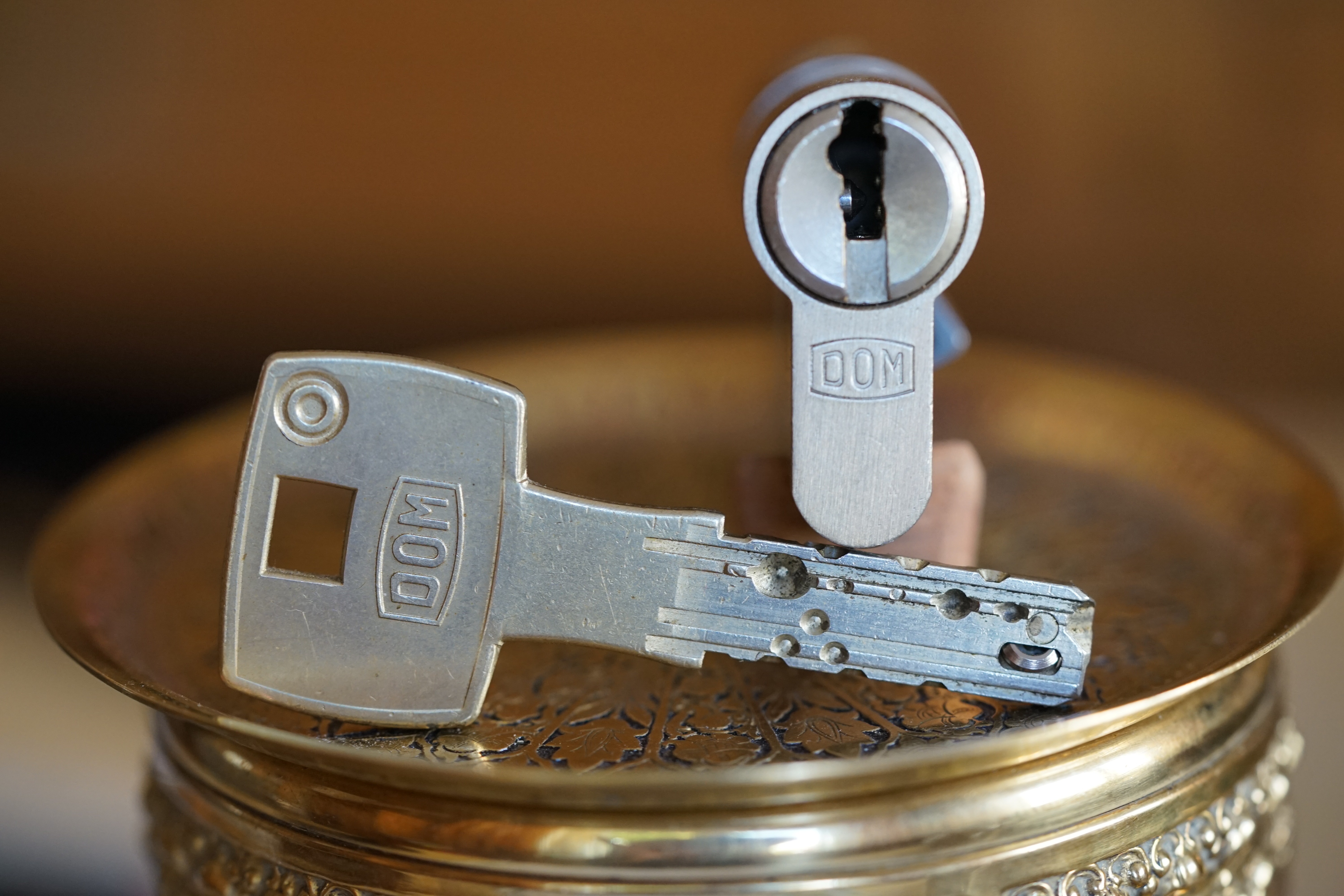 Karussel OFFEN und ZU: 𝔄𝔯𝔱𝔥𝔲𝔯 𝔅ü𝔥𝔩, 𝔄𝔯𝔱𝔥𝔲𝔯𝔪𝔢𝔦𝔰𝔱𝔢𝔯® Arthur Bühl, Jahrgang 1961, Detektiv aus Hamburg, Im Dienste der Wahrheitsfindung unterwegs, betreibt in seiner Freizeit Lockpicking aus Leidenschaft. Der mehrfache Deutsche Meister wird in der WIRED als " Master of Universe " betitelt. In der BILD et ist der Artikel " Herr der Schlösser " abgedruckt. Im Hasenstübchen - Fuhlsbüttel, am Hasenberge, Santa Fu, wird gefeiert. Arthurmeister® stellt seinen Leporello " Der Aufmacher " vor. Der Stammtisch grölt " OFFEN ". Scholischek, Rudi, Heike I, Noagerlzutzler und Arthur prosten sich zu. Die Jukebox auf YouTube spielt Slow Hand ! ♥ Beim Tanzen ruft die Cartomanze " Ey du Sympthieträger, komm mal her " ! Verschlagwortet mit: ♥ Vokuhila, Friseur ♥ Schwäbischer Hengst, Zwetschgen Heini, Bühl er, Zwetschge, Google Earth, Mittelpunkt der Welt, Martinameisterin, Cartomanze, Scholischek, " HIGH NOON ! ". ♥ Parole Emil !