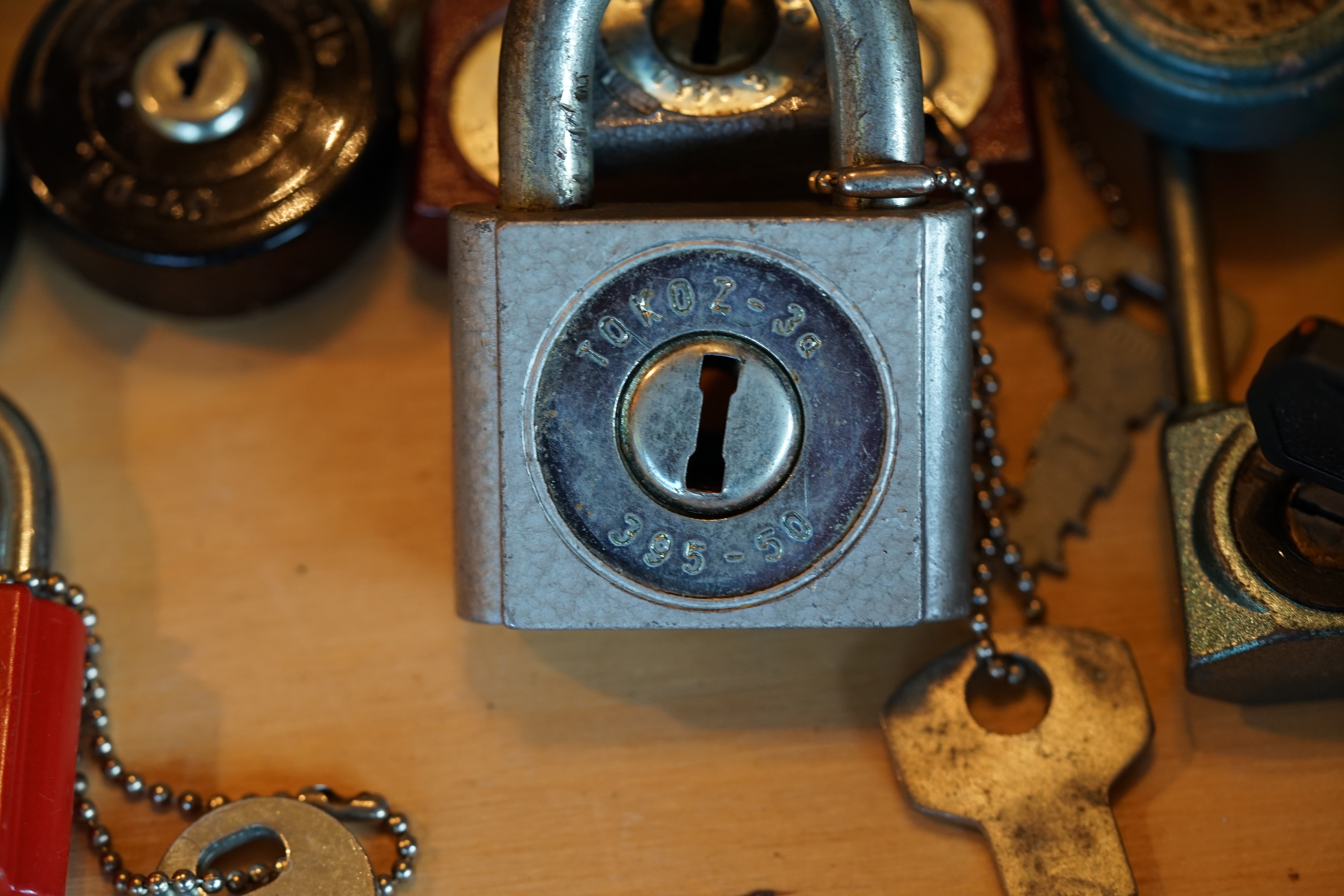 Arthur Andreas Bühl, Detektiv H1 Text: Der SEO gibt Texte aus Arthurmeister`s Leporello frei. Good Morning, High Noon, guten Tag from Germany, Hamburg, mein Name ist Uschi. Die rasende Reporterin von der Bild et Zeitung. Ich konzipiere und betreue die Webseiten des Herrn Arthur Bühl, alias ARTHURMEISTER, Präsident Pornomeister SARL. Ich heute lese ich aber erstmal aus dem Leporello und lausche in Arthurmeister`s Jukebox " Slow Hand " von den Pointer Sisters. Mal lesen was mir heute so einfällt ? Tagged with: Dorma Kaba, Europa Park Rust, Zwetschgenhengst, NBA, Bouncing Joe Asberry, Everybody Wiki, Schwäbischer Henst, Pflaume, Zwetschge, Doublebrain, Mandy August, Rallye, cross, Datenschutz. Zitat: Arthurmeister " offen ist gut, schneller offen ist besser ! " Pankhofer, Schloss und Schlüssel, Arthur Bühl, Wappen Bühl, legal 1001, Radio Eriwan, In Arthurmeisters Jukebox im Hasenstuebchen, You Tube, ( HAM ), sind Schallplatten von Slow Hand, Pointer Sisters, Engelbert, Joy Flemming, Ina Müller, Dörp Reggae, Reinhard Fendrich, Sammy Davis jr., Bee Gees, Hans Söllner, Element of crime, Empire of sun - we are the people, Katja Ebstein - Es war einmal ein Jäger, Udo Jürgen - Das Lied das nie zu Ende geht, Vicky Leandros - Ich liebe das Leben, Die Five Tops - Warte auf das Glück, Marianne Rosenberg - Er gehört zu mir, Hildegard Knef - Für mich soll`s rote Rosen regnen, Connie Francis - schöner fremder Mann, Heino - Caramba, Karacho, ein Whisky, Drafi Deutscher - Mamor Stein und Eisen bricht, Kraftwerk - Das Modell, Ernst Neger - Rucki - Zucki, Wolle Kriwanek - I fahr Daimler, Reinhard Fendrich - Strada del sole, Zupfgeigenhansel - Bella Ciao, Joy Flemming, Half breed, Haindling - Du Depp, Nina Hagen - Africa Reggae, Schwoisfuß - Bin i selber Rastamann, Jan Delay - Irgendwie, irgendwo, irgendwann, Grachmusikoff - Oiner isch emmer dr Arsch, Wolfgang Ambros - Du schwarzer Afgahne, UB 40, The Manhattans - Kiss and say Goodbye, Three Degrees - Dirty old Man, Babara Streisand - Woman in Love, George Michel - One more try, Candy Dulfer, Deep Purple - Child in Time, Moody Blues - Nights in white Satin, Eagles - Hotel California, Dire Straits - Sultan of Swing, Pink Floyd, Sade - Smooth Operator, Toto - L`italiano, Peddy Pendergrass, Tom Jones, Eddie Holman - Hey there lonly girl, Chicago - If you leave me now, Kalvin Harris - Promises, Fugees, Engelbert - How I Love You, Gloria Gayner can`t take my Eys off you, Olivia Newton John, Ricky Shane - Mammy blue, Los Bravos, Kenny Rogers, Albano und Romia Power, Totzi - Ti amo, Tina Turner und Eros Rammazotti, Abba - Hasta Manana, Roger Whittacker - Abschied ist ein scharfes Schwert, Toto - Hold the line, Love Story mit Andy Williams, Grace Jones, Diana Ross und Julius Iglesias - All of You, Christopher Cross, Roberta Flack & Peabo Bryson, George Benson, Aloe Blacc - I need a Dollar, Simply Red - if you don`t know me by now, Luther Vandross und sehr viele mehr. Es erscheint auch bald die B - Seite von Arthurmeister`s Jukebox ( HAM ) Fuhlsbüttel, Hasenstuebchen, Playboy, Bunny Hall, Los Angeles, Beverly Hills, TSOP The Sound of Philiadelpia, Golden Gate Brigde, und noch so vieles mehr. Seattle Times says: He has got good hands, but how`s his vertikal. Arthur Bühl, a private detective from Germany deflated an all-star field of lockpickers in the world. Pressebox: Kaba Day im Europa Park mit Arthur A. Bühl, Detektiv. ( Arthurmeister ) - Präsident Pornomeister SARL, Linkedin: Arthur Andreas Bühl, Detektiv. 360 Meriandos, The Master Touch, opening locks without keys. Jesusmeister Arthur Bühl is a Master who can pick any lock in the world, but Jesus is the only Master who can unlock the human soul. Slideplayer. Phila Locksmith, Lockpickerherz und Schlossherz sind ges. gesch. Marken von Arthur Bühl. Das Wappen Bühl ist gelb, blau mit schwarzen Linien. You Tube, 23C3 Schlossoeffnung wurde beim CCC, Caos Computer Club, gefilmt. Citywide RFID Master, House key, Hamburg, by Wired. WIRED is where tommorow realized. World Trade Center, New York, YY 10 007, Communicationsmanager Mr. Smitz. Wiki, Attraktor, Trainingslager. Schloss - Öffnen, Public Domain 147, Staatsicherheit in der DDR, Arthur Meister aus Hamburg, Bunker am Ulmenwall. Herr der Schlösser, Bild Zeitung. 𝔄𝔯𝔱𝔥𝔲𝔯 𝔅ü𝔥𝔩, 𝔄𝔯𝔱𝔥𝔲𝔯𝔪𝔢𝔦𝔰𝔱𝔢𝔯® Arthur A. Bühl, ist mehrfacher Deutscher Meister im Lockpicking. In dem Magazin WIRED wird er als " Master of Universe " betitelt. Im Hasenstübchen stellt er seinen Leporello " Der Aufmacher ", vor und telefoniert mit Mr. Smitz, Beverly Hills from the News Paper PLAYBOY, USA. Arthurmeister`s Jukebox, YouTube, spielt Slow Hand. Der Noagerlzutzler und der Scholischek können am Stammtisch keine Padlocks öffnen. Deshalb müssen diese Spitzbuben an den Tresen. Die Glocke wird geläutet. Arthurmeister brüllt " OFFEN " ! Die Jukebox spiel jetzt Ina Müller - Dörp Reggae. Arthurmeister ist Inhaber der Marken Cartomanze®, Martinameisterin®, Pornomeister®, Lockpickerherz®, Schlossherz®, WebTüv® und Legal 1001®. Verschlagwortet mit: Buhl er Zwetschge, Schwäbischer Hengst, Lockpicking, International. Für das Jahr 2025 wurde der SEO von der Firma chatgpt und von einer KI ergänzt: Arthur Andreas Bühl, ist ein Babyboomer ! und ein Sympathietraeger ! Slow Hand ! mit dem Mastertouch ! Locksport: The strange things that happen at a lock-picking convention by Tom Vanderbilt, Deviant Olliam, Slate, picking, Hackers Planet, Earth, Event, Flickr, Foto, Ina Müller, Arthur Meister, Lockpicking, ssdev, Photo, Slide Player, The Joy Lock Club, Schuyler Towne, by Pagan Kennedy, Arthur Bühl, called Arthurmeister, can pick a Lock faster than you, David Olliam, Slate, Tool, Toool, the open organisation of Lockpickers, Wired, Jan Freitag, TAZ, FAZ, BILD, WELT, BUDEG, BDD, Linkedin, Pornomeister SARL, X, Twitter, Security of Locks, Linkedin Arthur Bühl, Zwetschgenstadt Bühl, Wappen Bühl, Fahne Bühl, Facebook, Bühl, Arthurmeister, Pornomeister SARL, Lockpicking Experte. Tagged with: Dorma Kaba, Europa Park Rust, Zwetschgenhengst, NBA, Bouncing Joe Asberry, Everybody Wiki, Schwäbischer Henst, Pflaume, Zwetschge, Doublebrain, Mandy August, Rallye, cross, Datenschutz. Zitat: Arthurmeister " offen ist gut, schneller offen ist besser ! " Pankhofer, Schloss und Schlüssel, Arthur Bühl, Wappen Bühl, legal 1001, Radio Eriwan, In Arthurmeisters Jukebox im Hasenstuebchen, You Tube, ( HAM ), sind Schallplatten von Slow Hand, Pointer Sisters, Engelbert, Joy Flemming, Ina Müller, Dörp Reggae, Reinhard Fendrich, Sammy Davis jr., Bee Gees, Hans Söllner, Element of crime, Empire of sun - we are the people, Katja Ebstein - Es war einmal ein Jäger, Udo Jürgen - Das Lied das nie zu Ende geht, Vicky Leandros - Ich liebe das Leben, Die Five Tops - Warte auf das Glück, Marianne Rosenberg - Er gehört zu mir, Hildegard Knef - Für mich soll`s rote Rosen regnen, Connie Francis - schöner fremder Mann, Heino - Caramba, Karacho, ein Whisky, Drafi Deutscher - Mamor Stein und Eisen bricht, Kraftwerk - Das Modell, Ernst Neger - Rucki - Zucki, Wolle Kriwanek - I fahr Daimler, Reinhard Fendrich - Strada del sole, Zupfgeigenhansel - Bella Ciao, Joy Flemming, Half breed, Haindling - Du Depp, Nina Hagen - Africa Reggae, Schwoisfuß - Bin i selber Rastamann, Jan Delay - Irgendwie, irgendwo, irgendwann, Grachmusikoff - Oiner isch emmer dr Arsch, Wolfgang Ambros - Du schwarzer Afgahne, UB 40, The Manhattans - Kiss and say Goodbye, Three Degrees - Dirty old Man, Babara Streisand - Woman in Love, George Michel - One more try, Candy Dulfer, Deep Purple - Child in Time, Moody Blues - Nights in white Satin, Eagles - Hotel California, Dire Straits - Sultan of Swing, Pink Floyd, Sade - Smooth Operator, Toto - L`italiano, Peddy Pendergrass, Tom Jones, Eddie Holman - Hey there lonly girl, Chicago - If you leave me now, Kalvin Harris - Promises, Fugees, Engelbert - How I Love You, Gloria Gayner can`t take my Eys off you, Olivia Newton John, Ricky Shane - Mammy blue, Los Bravos, Kenny Rogers, Albano und Romia Power, Totzi - Ti amo, Tina Turner und Eros Rammazotti, Abba - Hasta Manana, Roger Whittacker - Abschied ist ein scharfes Schwert, Toto - Hold the line, Love Story mit Andy Williams, Grace Jones, Diana Ross und Julius Iglesias - All of You, Christopher Cross, Roberta Flack & Peabo Bryson, George Benson, Aloe Blacc - I need a Dollar, Simply Red - if you don`t know me by now, Luther Vandross und sehr viele mehr. Es erscheint auch bald die B - Seite von Arthurmeister`s Jukebox ( HAM ) Fuhlsbüttel, Hasenstuebchen, Playboy, Bunny Hall, Los Angeles, Beverly Hills, TSOP The Sound of Philiadelpia, Golden Gate Brigde, und noch so vieles mehr. Seattle Times says: He has got good hands, but how`s his vertikal. Arthur Bühl, a private detective from Germany deflated an all-star field of lockpickers in the world. Pressebox: Kaba Day im Europa Park mit Arthur A. Bühl, Detektiv. ( Arthurmeister ) - Präsident Pornomeister SARL, Linkedin: Arthur Andreas Bühl, Detektiv. 360 Meriandos, The Master Touch, opening locks without keys. Jesusmeister Arthur Bühl is a Master who can pick any lock in the world, but Jesus is the only Master who can unlock the human soul. Slideplayer. Phila Locksmith, Lockpickerherz und Schlossherz sind ges. gesch. Marken von Arthur Bühl. Das Wappen Bühl ist gelb, blau mit schwarzen Linien. You Tube, 23C3 Schlossoeffnung wurde beim CCC, Caos Computer Club, gefilmt. Citywide RFID Master, House key, Hamburg, by Wired. WIRED is where tommorow realized. World Trade Center, New York, YY 10 007, Communicationsmanager Mr. Smitz. Wiki, Attraktor, Trainingslager. Schloss - Öffnen, Public Domain 147, Staatsicherheit in der DDR, Arthur Meister aus Hamburg, Bunker am Ulmenwall. Herr der Schlösser, Bild Zeitung. In der Vitrine von Arthur Andreas Bühl, Arthurmeister® sind Schlösser, Padlocks, von ABUS, BKS, CES, DOM, EVVA, Assa Abloy, Z Ikon, Kaba, Keso, ASSA, Winkhaus, Wilka, Trelock, Schmelting, Bode Panzer, Ancor Las, Drumm Geminy, Xylock, SEA, Medeco, Mul-T-Lock, Cut away, ABUS Granit, Pfaffenhain, E*S, ESS, Nemef, BAB, Babelsberg, Stasi, Diskus, WMF, Tesa, Noch, Vachette, Cisa, Wally, Rielda, Mottura, Viro, FAI, GeGe, Fichet, Bode Panzer, Tresor, Bramah, Protector, Braun`s Patent, Walomatus, Arolds, Combination Lock, Yale, Master, American Lock, Tubular, China, Indien, Aligarh, Nepal, Thailand, Zahlenschlösser, Himmelsschlüssel und noch vieles mehr, vorhanden. Alle Schliesszylinder sind Übungsmaterial für das Lockpicking. Schlagschlüssel und so vieles mehr, sind auch dabei. Auch der Sputnik. SEO Hintergrundbild Flickr Hey Joe " Asberry ", ruft F 1 Rudi vom Tresen, Prost und Stößchen ruft Heike III zum Stammtisch. Die Jukebox spielt in voller Lautstärke Mr. Bojangles. Arthurmeister, der Sympathieträger hat bay the way mit einem ABUS Padlock Joe`s Michael Air Jordan`s Basketball bag gesichert ! Auch der Michael Jordan mußte hier im Hasenstübchen das Basketball bouncing Verbot akzeptieren. Formel 1 Rudi schreit: Bouncing darf und kann hier nur ein Michael Schumacher. Die Cartomanze meint, ein Ralf Schumacher auch ! Prost Weizen, Stößchen, Käppchen, ASBERRY !!! Die Jukebox by Youtube spielt " Slow Hand ". Joe, du rascal belehre uns nicht schon wieder. Wir sind hier in der Rabbit Hall and smoking is good for your drunken head. Prosit, Cheer`s, Salute, Gin Gin, altüst, sante` und Viva ! Hoch die Tassen ! Am Tresen läutet die Glocke. Der Rotamint der blinkt. Drei Tage war der JOE krank, jetzt trinkt und raucht er wieder. Gott sei Dank ! In der Zwischenzeit haben Mittrinker an der neuen Jukebox B - SEITE im Hasenstübchen eine Bass - Boom - Boom - Box angeschlossen. In voller Lautstärke sind jetzt Sounds wie I Love America von Patrick Juvet, Pointer Sisters - Slow Hand, Bryan Ferry - Don`t stop the Dance, UB 40 - Kingston Town, Jimmy Sommerville - To love somebody, Bob Marley & The Wailers - Jammin, Shaft - Isaac Hayes - The Late Show with David Lettermann zu hören. Heike !! drückt dann Roberto Blanco - Der Puppenspieler. Schwerti hält mit Amanda Lear - Queen of China - Town, dagegen. F 1 Rudi drückt: Element of Crime - Delmenhordt und ein weiteres von Element of Crime - Am ersten Sonntag nach dem Weltuntergang. Sir Washi drückt unsere Ina Müller - Sowas passiert mir heut nicht mehr und Roger Wittaker - Du wirst alle Jahre schöner ! Prost ! Rotkäppchen, Stößchen, Hallöchen ! Rudi mein Ralalla. Jetzt kommt unsere Disco Fraktion an die Reihe. Der Auftackt: Gary Low - La Colegiala, Bobby O - She has the way, Bonny M. Sunny. Die ersten Gäste im Hasenstübchen fangen an zu tanzen. Whre do i Begin - Love Story 1971, Dionne Warwick - Heartbreaker, Sweet Sensation - Sad sweet dreamer, und natürlich Lobo - I`d Love You To Want Me - Top Pop wurden in Folge gedrückt. Immer diese Drücker: Bad Boys Blue - You`re a Woman 1985, Pointer Sisters - I´m so Excited Live, Lipps Inc. - How Long, Chic - Le Freak folgten. Die Glocke läutet - die Gläser klingen. Der Hannenberger freut sich. Auf der dieser Party wird jetzt in der Juke Box B - Seite die Musik von: Duck Sauce vs Boney M - Barbara Streisand Go Home VIVA DISCO MIX, Pargo - You And Me, Telex - Moskow Diskow, TEQUILA - BO BOSS, Geil - Bruce & Bongo gespielt. Die Glocke am Tresen läutet wieder: Parole Freibier ! Electrica Salsa OFF, Space - Magic Fly, Neja - Restless - Bum Bum Radio Edit, bringen richtig Stimmung in die Bude. Heike will unbedingt ihren GAZEBO - Masterpiece in der 12" Version hören. My Heart Goes Boom in der Xrended Club Version, das FPI Project - Rich in Paradiese - Going Back To My Roots, Boys Town Gang - Can`t Take My Eyes Of You und Evelyn Thomas mit High Energy bringen weitere Performace ! Pony´s und Weizen. Fassbier, Freibier, Helbing ! und GabiKo. Der Eintieg erfolgt wieder bei: Sister Sledge - All American Girls, Bumblebee Unlimited - LADY BUG, Gary Low - You ar danger in der Extended Version von 1982 und Camouflage - Love is a shield. Prost und Prösterchen: bei Alle Farben & ILIRA - FADING wird auf den Bänken getanzt. Natürlich auch noch bei P. Lion - Happy Children und Girlie - Girlie von Sophia George. Bei Sandra - Little Girl gehen die ersten in den Nebenraum. French Affair - SEXY ! Philly Vanilli - Viagra Sex Machine, Marvin Gaye - Sexual Healing lassen Hannenberger das gezapfte in den Nebenraum bringen. Hannenberger schwitzt ! Die Glocke läutet: Umsatz ! Gary Moore - This Flight Tonight, Golden Earring - Radar Love und GIANNA NANNINI - AMERICA läuten eine weitere Runde ein. Schwerti und Bouncing Joe Asberry sind am rocken: Led Zepplin - Stairway To Heaven Live, IRON BUTTERFLY - IN A GADDA DA VIDA ! Bier, mehr Bier ! am besten Freibier ! Der Song: The Doors - Light My Fire verlangt nach mehr Bier. Bei unserem Willy DeVille - Heaven Stood Still schauen die Säufer in den Spiegel. Bei Diana Ross mit: Touch Me In The Morning will aber keiner aufwachen. Pony`s und Stösschen`s ! Nachher um 11.00 ist wieder High - Noon ! Dann geht`s von vorn los: SLOW HAND und ARTHURMEISTER MASTERTOUCH ! Heute schlägt der Noagerlzutzler zusammen mit dem Arkadasch den SEO vor: Balla coi miti, Tanz mit den Legenden, Grüße an Radio Sabbia nach Riccione / Italy in die Via Veneto 3, I 47 838 Riccione. Luigi del Bianco !!! APERTO !!! Der F 1 Rudi schreit: Helbing ! Arthur du mußt noch Bild ungsfern, schwupp di wupp - OFFEN, Musik, Music, Arthur Meister poke arround Houdini, Telefon, Telefonbucheintrag, gelbe Seiten, örtliche, MUT PROBEN, Carsten Jasner, Das Leben ist tödlich. Aber es muß nicht sterbenslangweilig sein ! Tazelwurm schreit Pelle Pelz. Heinz Schenk, Käffchen und Schnittchen werden noch genannt. Der Och will das auch Bettnässer und mit zweifelhafter Hygiene hier steht. Der Scholischek darf sich zu Wort melden: Biene Maja, getestet, TÜV, DEKRA, FRISEUR ! CARAMBA ! Verschlagwortet mit: Arthur Bühl, Detektiv, the dutch open Lockpicking Champion ! From WIRED. ÖFFNUNG OHNE SCHLÜSSEL, Linkedin Joe Asberry, F 1 Rudi, Heike IV, Stößchen, Sir Washi, Nachläufer, Skat, Twitter X. Basket Ball Bouncing Verbot, Arthurmeister, Raucher, Roth - Händle, Stadt Lahr - Bühl, Schwarzwald, Black Forest, Rotkäppchen you know Mr. Smitz, Sorte Schwäbischerhengst.de is großfruchtig und süss. Buhl er Zwetschge. No, only woman has Pflaumen ♥. Wilhelm Busch ! In der Vitrine von Arthur Andreas Bühl, Arthurmeister® sind Schlösser, Padlocks, von ABUS, BKS, CES, DOM, EVVA, Assa Abloy, Z Ikon, Kaba, Keso, ASSA, Winkhaus, Wilka, Trelock, Schmelting, Bode Panzer, Ancor Las, Drumm Geminy, Xylock, SEA, Medeco, Mul-T-Lock, Cut away, ABUS Granit, Pfaffenhain, E*S, ESS, Nemef, BAB, Babelsberg, Stasi, Diskus, WMF, Tesa, Noch, Vachette, Cisa, Wally, Rielda, Mottura, Viro, FAI, GeGe, Fichet, Bode Panzer, Tresor, Bramah, Protector, Braun`s Patent, Walomatus, Arolds, Combination Lock, Yale, Master, American Lock, Tubular, China, Indien, Aligarh, Nepal, Thailand, Zahlenschlösser, Himmelsschlüssel und noch vieles mehr, vorhanden. Alle Schliesszylinder sind Übungsmaterial für das Lockpicking. Schlagschlüssel und so vieles mehr, sind auch dabei. Auch der Sputnik. Arthur Bühl, Arthurmeister, Bühl Wappen Der Sympathieträger ist in Stuttgart, Baden - Württemberg geboren. Der Detektiv lebt in HAM. H1 Text der SEO gibt Texte aus Arthurmeister`s Leporello frei. 𝔄𝔯𝔱𝔥𝔲𝔯 𝔅ü𝔥𝔩, 𝔄𝔯𝔱𝔥𝔲𝔯𝔪𝔢𝔦𝔰𝔱𝔢𝔯 Bühl, Arthur, Jahrgang 1961, Made in Germany, Babyboomer, Detektiv or Private Investigator how Mr. Smitz from the PLAYBOY, Beverly Hills, say`s. Yes Mr. Smitz i will send you the Photo Arthurmeister`s F 1, Jacket for your LeporelloUS. to your E - Mail Mr.Smitz@Mr.Smitz.us. Ok, Mr. Smitz. Mr. Smitz do you know what Google Earth is ? Take BÜHL Arthur, only by Google Earth, you know ? have done it ? Yes Google will show you my Panel superfast. Cool, Arthurmeister, cool. Yes Mr. Smitz, this can i do for you too ! Yes with SEO. Yes, yes, i have Arkadasch erklärt, sein Erikli pasta is not so genial. Der beste Zwetschgenkuchen, you know plum tart, is from the Stadt Bühl. Not laughing in the USA. Bühl is a City like my Name. And the People in this City called it: Zwetschgendatschi ! you know. This is the world best plumcake. Yes Datschi. Yes, Stadt Bühl is near Baden - Baden, the Casino, you know ! Yes. Baden-Württemberg. You must know there is since 1927 the traditionell Zwetschgenfest. And there ist the Zwetschgenkönigin ! Mr. Smitz, my Ur Ur Ur Ur Grandfather is born in Bühl. My Great Grand Grand Mother where also born in the town Bühl. Their profession was Zwetschgenpicker. Not Lockpicker, Zwetschgen / Plum Picker. And Rüttler. Oh, really ! Yes, Yes. And since this time the name of the family Bühl from the Stadt Bühl is: Yes you know - Buehl. Yes i will give Greetings from you to Mrs. Friede Springer from the Newspaper BILD et. Yes, the Elbphilharmonie is in Betrieb. OH, Mr. Smitz, greeting´s to you from Joe Asbbery, NBA, you know. Tomorrow we will meet us in the Hasenstübchen, our Rabbit Hall. For Lockpicking und Beer. Call you. Parole Emil ! H1 Text der SEO schreibt weiter: 𝔄𝔯𝔱𝔥𝔲𝔯 𝔅ü𝔥𝔩, 𝔄𝔯𝔱𝔥𝔲𝔯𝔪𝔢𝔦𝔰𝔱𝔢𝔯® Herr Arthur Bühl, kritischer Privatdetektiv aus der Hansestadt Hamburg, bereitet sich auf ein Interview mit der BILD et vor. Bei Babsi und Gina in Fuhlsbüttel wird ihm zuvor der Vokuhila geschnitten. Herr Arthur Bühl wurde schon in der BILD et als " Herr der Schlösser " beschrieben. " Ein bisschen Ruhe bitte " schreibt Jan Freitag von der TAZ. Er erwähnt auch eine Mustertür by Wendt. Es wird darin herumgeprökelt. Selbst Arthur Bühl, der weltbeste aus dem Lockpicker Mekka Hamburg, betreibt pures Understatement, weil er sein Schloss in nur 20 Sekunden " geknackt " hat. Charles Graeber von der Wired.com beschreibt in seinem Artikel Master Lock - Pickers do bottle Arthur Bühl " The Master of the Universe ", Arthur Bühl a private Detective of Germany open locks. Bühl`s Fabio - the - Barbarian Look stands out. He wins the Dutch Open and is now Master of the Universe. The people cry: " Arthurmeister ! booms Arthurmeister ". Mark Webber Tobias, the Author of Locks, Safes, and Security, a Police Reverence, say: Arthurmeister, that ist beautyful. " Open ! " sagt Arthurmeister ", offen ist gut, schneller offen ist besser ". " Beer !" Arthurmeister booms back and a new Champion is born. Die Welt berichtet: " Die Kunst, Schlösser ohne Schlüssel zu öffnen ". Vereinsmitbegründer und Vizepräsident Arthur Bühl trägt seine Leidenschaft schon auf der Krawatte. Sie ist rot mit gelben Schlüsseln drauf. Intern wird er ehrfürchtig " Meister Arthur " gerufen. Er hat es zum siebenfachen Deutschen Meister in verschiedenen Disziplinen geschafft. Er pickt seit der Kindheit. Sein erstes Trainingsobjekt war sein Spardosenschloss - Ein klassischer Einstieg… . Die Slate berichtet über Arthur Bühl als Lockpicking Legend. Es gibt einen Artikel Tool for Picking and Decoding by Stasi, CCC, Vortrag Berlin. Amateur Hour berichtet: Arthurmeister has " The Master Touch ". Bei den Kaba Day `s im Europa Park Rust schreibt die Pressebox: auf großes Interesse der Teilnehmer stieß auch die praktische Vorführung von Steffen Wernéry und Arthur Bühl, die gängige mechanische Schließzylinder ohne Schlüssel zerstörungsfrei öffnen. Meist in Sekundenschnelle. Auch die Chemnitzer Zeitung " Freie Presse " hat über das Lockpicking und Arthur Andreas Bühl alias Arthurmeister berichtet. Dwight Perry schreibt: Arthur Bühl has good hands ! In der Philalocksmith wird Arthur Bühl auch als Lockpicking Legend betitelt. Es gibt auch einen Beitrag, 360 Meridianos. In der Datenschleuder, CCC, wurde über ihn als Sympathieträger berichtet. Veröffentlicht unter Linkedin, Xing, Google Panel, Twitter X. In der Vitrine von Arthur Andreas Bühl, Arthurmeister ® sind Schlösser, Padlocks, von ABUS, BKS, CES, DOM, EVVA, Assa Abloy, Z Ikon, Kaba, Keso, ASSA, Winkhaus, Wilka, Trelock, Schmelting, Bode Panzer, Ancor Las, Drumm Geminy, Xylock, SEA, Medeco, Mul-T-Lock, Cut away, ABUS Granit, Pfaffenhain, E*S, ESS, Nemef, BAB, Babelsberg, Stasi, Diskus, WMF, Tesa, Noch, Vachette, Cisa, Wally, Rielda, Mottura, Viro, FAI, GeGe, Fichet, Bode Panzer, Tresor, Bramah, Protector, Braun`s Patent, Walomatus, Arolds, Combination Lock, Yale, Master, American Lock, Tubular, China, Indien, Aligarh, Nepal, Thailand, Zahlenschlösser, Himmelsschlüssel und noch vieles mehr, vorhanden. Alle Schliesszylinder sind Übungsmaterial für das Lockpicking. Schlagschlüssel und so vieles mehr, sind auch dabei. Auch der Sputnik. Verschlagwortet mit: ♥ Vokuhila, Friseur ♥ Schwäbischer Hengst, Zwetschgen Heini, Bühl er, Zwetschge, Google Earth, Mittelpunkt der Welt, Martinameisterin, Cartomanze, Scholischek, " HIGH NOON ! ". ♥ Parole Emil ! SEO NEU Twitter X 11.06.24 Bilder Budeg ( Bold serif ) Arthur Andreas Bühl, Detektiv, made in Germany, born 1961 in Stuttgart, Baden - Württemberg, living in HAM, Im Dienste der Wahrheitsfindung unterwegs, betreibt in seiner Freizeit Lockpicking aus Leidenschaft. Der mehrfache Deutsche Meister wird in der WIRED als " Master of the Universe " betitelt. In der BILD et ist der Artikel " Herr der Schlösser " abgedruckt. Im Hasenstübchen - Fuhlsbüttel, am Hasenberge, Santa Fu, wird gefeiert. Arthurmeister® stellt seinen Leporello " Der Aufmacher " vor. Der Stammtisch grölt " OFFEN ". Scholischek, Rudi, Heike I, Noagerlzutzler, Arthur und Joe Asberry, der alte NBA ler, prosten sich zu. Arthurmeister`s Jukebox auf YouTube spielt Pointer Sisters - Slow Hand ! ♥ Beim Tanzen ruft die Cartomanze " Ey du Sympthieträger ♥, komm mal her " ! SEO für heute: DETEKTIV, Arthur Bühl, Lockpicker, Deutscher Meister, pickt ABUS Padlock. bemängele ihre falsche Auswahl zu den Bilder aud dem Laufband Arthurmeister " Arthur-Buehl-Arthurmeister®-Praesident ", dem Foto aus dem Laufband Pornomeister " Arthur-Buehl-Arthurmeister®-Detektiv-und-Sympathietraeger " und dem Foto des Herrn Bühl aus dem Laufband Arthur-Bühl.de " 𝔄𝔯𝔱𝔥𝔲𝔯-𝔅ue𝔥𝔩-𝔄𝔯𝔱𝔥𝔲𝔯𝔪𝔢𝔦𝔰𝔱𝔢𝔯®-Arthurmeister-beim-Friseur-vor-dem-Interview-Die-E-Mail-lautet-Sympathietraeger@Sympathietraeger.com ". Diese Lichtbilder wurden von mir zwar unter der Google Bilder - Gallerei eingepflegt, sind aber seit geraumer Zeit nicht mehr sichtbar. Deshalb habe ich die Bildbeschreibung dahingehend ergänzt, das es sich um eine private Performance Webseite handelt. Meine Anordnung dieser JPG in Ihrer Gallerie ist gewollt. Deshalb machen Sie diese Fotos aus dem Laufband Arthur Bühl und aus den Laufbändern Arthurmeister und Pornomeister wieder sichtbar. Diese Foto`s sind Bestandteil dieser Performance, wie das Grün in Ihrem geschätzten Google Logo, oder das Rot aus Ihrer geschätzten Landesflagge ! Ich würde Ihre Logo`s auch nicht entfernen ! Also: alle Foto`s und JPG `s im Internetz, wieder sichtbar machen ! Ihre Uschi, die rasende Reporterin von der Bild et Zeitung und die Macherin von Radio-Eriwan.de. Ihre Mühe sehe ich als Selbstverständlichkeit ! Gerne Grüße ich vom Stammtisch im Hasenstübchen unserem Bunny Hall. In Arthurmeister`s Jukebox haben wir für das Google - Team den Bringersound " We speak no Americano " gedrückt ! Parole Freibier für Google LLC. And greetings from Mr. Smitz.us ! Arthur Bühl, Arthurmeister ®,Lockpickerherz ® Schlossherz ®, Pornomeister ®, neuer SEO Text für 2025 12.00 Mittags im Hasenstübchen. Basketball Bouncing Joe Asberry schreit: Prost ! Die Glocke kingelt ! In Arthurmeister`s Jukebox im Hasenstübchen spielt: Slow Hand von den Pointer Sisters. Ferrari Rudi sitzt am Tresen. Anstatt Helbing trinkt er heute Underberg. Pelle und Heike I machen Stößchen. Justamente klingelt das Telefonino. Der Hannenberger lacht zu Bouncing Joe Asberry: Ich wette mit Dir: Da ruft unser Freund Mr. Smitz vom Playboy an. Arthurmeister geh endlich ran. Die Glocke klingelt. Yes Mr. Smitz, yes, yes Mr. Smitz. Yes great, you know. Yes, yes we have a Party. Yes, yes. Ja: Angela Merkel, die kennen wir. You know: " Bundeskanzlerin ". Giovanni ruft: Bella Donna: Signora Merkel is the CEO of the world. Yes, Yes Mr. Smitz, i will look about her Memoiren. Oh Mr. Smitz ? Her Biographie with her Signature ? OH, Mr. Smitz mit Widmung ? Das wird nicht einfach ! no easy, you know ! Da muß die Glocke aber ein ganzes Wochenende läuten. Prost. Helbing. Yes Mr. Smitz, hands on the heard, you know, difficult ! Arkadasch !!! Smitz U.S.A. braucht die Memoiren von Angela Merkel signiert mit dem Text: Für Mr. Smitz from the Playboy ! Also pass auf: Dein Schwippschwager ist doch Aufsteller bei der Messe. Ja, Buchmesse. Dort hält die Merkel eine Autogrammstunde. Der soll sich dort anstellen mit seinen Kumpani. Ja, der Smitz läßt hier die Glocke läuten. Das gesamte Wochenende. Hannenberger gibt das Passwort: Freibier, Freibier ! Die Glocke läutet jetzt: Helbing ! In Arthurmeister`s Jukebox spielt: The Tramps - Disco Inferno - Orginal Longversion Tony Mendes ! Basketball Bouncing Joe swingt mit dem Kopf mit. Jetzt meint Arkadasch: Oh meine Kumpani trauen sich nicht zu Dr. Angela Merkel. Die haben Angst vor Ihr. Kein Autogramm heißt kein Freibier. Droschkendieter !! Du fährst jetzt zur Buchhandlung, holst drei Biographien von der ollen Merkel, fährst weiter zum Kujau ! Ja, der hat dem Heinemann vom Stern, Hamburg, gefälschte Tagebücher verkauft. Der soll dir in ein Exemplar die Unterschrift der Merkel und die Widmung reinmalen. Sag ihm viele Grüße vom Arthurmeister und Parole Freibier, Freibier ! Dann malt der es dir sofort. Der kann das freudigst. Und sag ihm, das sei für Smitz, Amerika. Aber diesmal soll er keine rosa Tinte verwenden. Dann kommst du wieder her und wir alle unterschreiben das zweite, dann fährst du geschwind rüber nach Fuhlsbüttel, drängelst dich am Luftfrachtschalter vor, läßt die Bücher verpacken und paßt auch auf, das die auch tatsächlich im nächsten Flieger in die U.S.A. reisen. Dann hat er die Bücher, quasi wenn der Flieger landet. Sag denen: Parole: Freibier, Freibier ! Arthur und wozu das dritte Buch ? Du Depp, wenn beim unterschreiben vom zweiten Buch einer draufkotzt oder ein Brandloch reinmacht dann haben wir Ersatz ! Und diesen legen wir dann hinter den Tresen ins Regal und tuen so als hätten wir es gelesen. Es reicht das wir Frau Bundeskanzlerin mit guten, besoffenen, nicht ausgeklügelten, dummen, peinlichen Ratschlägen beraten haben ! Punkt. In Arthurmeister´s Jukebox spielt: Lady von Kenny Rogers. Sir Waschi hat gleich CHARLIE RICH - The most Beautifull Girl in The World, gedrückt. Die Stimmung ist gut. In der Jukebox spielt mittlerweile Aloe Blanc - I need a Dollar. Die Stimmung ist fantastisch ! Jetzt steigert sich die Stimmnung noch als der Nachläufer Roberto Blanco - Caramba, Caracho ein Whiskey, Carambo Caracho ein Gin, verflucht Sacrcameto Dolores und alles ist wieder hin ! In Rio de Janeiro… drückt. Der Noagerlzutzler drückt Roberto Blanco - Der Puppenspieler von Mexico und räumt Gläser ab. Hannenberger reicht schon einmal den Himmelsschlüssel ! Schwerti fragt: Mastertouch und wenn der Dir auf die Schliche kommt ? Du Depp, was glaubst du wenn der erfährt, daß er einen orginalen Kujau, dem Tagebuchfälscher hat, dann läuft der durch Beverly Hills und gibt damit bei jedem an, als sei er The Greatest. Und Du weißt: Die Schriftsachverständigen vom Stern oder von der Bild et und der Heinemann brauchten Monate bis sie diesen Betrug mit dem Verkauf der Tagebücher erkannt haben. In Arthurmeister`s Jukebox spielt: Calvin Harris & Sam Smith: Promises ! und es wird mitgesungen. Das Droschkendieter dann doch nur beim Papierfuzzy im Copy Shop neben an war ? weil der Kujau besoffen war ? Quatsch, kalter Kaffee, der Smitz verhöckert das Buch an Rockefeller. Was glaubst du, warum die Parole Freibier Freibier lautet ? Wir sind hier nicht bei der Wohlfahrt. Ferrari Rudi macht Ralala: Sonntag ist Formel I in Indianapolis. Denkt dran: High Noon ist dann morgens 07.00 Uhr. Die Glocke läutet ununterbrochen. Freibier, Freibier, Freibier, Parole Freibier. Let Michael pass for the Championship ! Das gesamte Hasenstübchen tanzt und platzt aus allen Nähten. In der Jukebox spielt James Last und Orchester: T.S.O.P The Top Sound of Philadelphia ! Prost, Prosit und Stößchen ! Der Hannenberger sieht zufrieden aus. Taged with: Bühler Zwetschge, Bühl Wappen, Zwetschgenhengst, Zwetschgenfest, Meister, Arthur Bühl, Privatdetektiv. Für das Jahr 2025 wurde der SEO von der Firma chatgpt und von einer KI ergänzt: Arthur Andreas Bühl, ist ein Babyboomer ! und ein Sympathietraeger ! Slow Hand ! mit dem Mastertouch ! Locksport: The strange things that happen at a lock-picking convention by Tom Vanderbilt, Deviant Olliam, Slate, picking, Hackers Planet, Earth, Event, Flickr, Foto, Ina Müller, Arthur Meister, Lockpicking, ssdev, Photo, Slide Player, The Joy Lock Club, Schuyler Towne, by Pagan Kennedy, Arthur Bühl, called Arthurmeister, can pick a Lock faster than you, David Olliam, Slate, Tool, Toool, the open organisation of Lockpickers, Wired, Jan Freitag, TAZ, FAZ, BILD, WELT, BUDEG, BDD, Linkedin, Pornomeister SARL, X, Twitter, Security of Locks, Linkedin Arthur Bühl, Zwetschgenstadt Bühl, Wappen Bühl, Fahne Bühl, Facebook, Bühl, Arthurmeister, Pornomeister SARL, Lockpicking Experte.