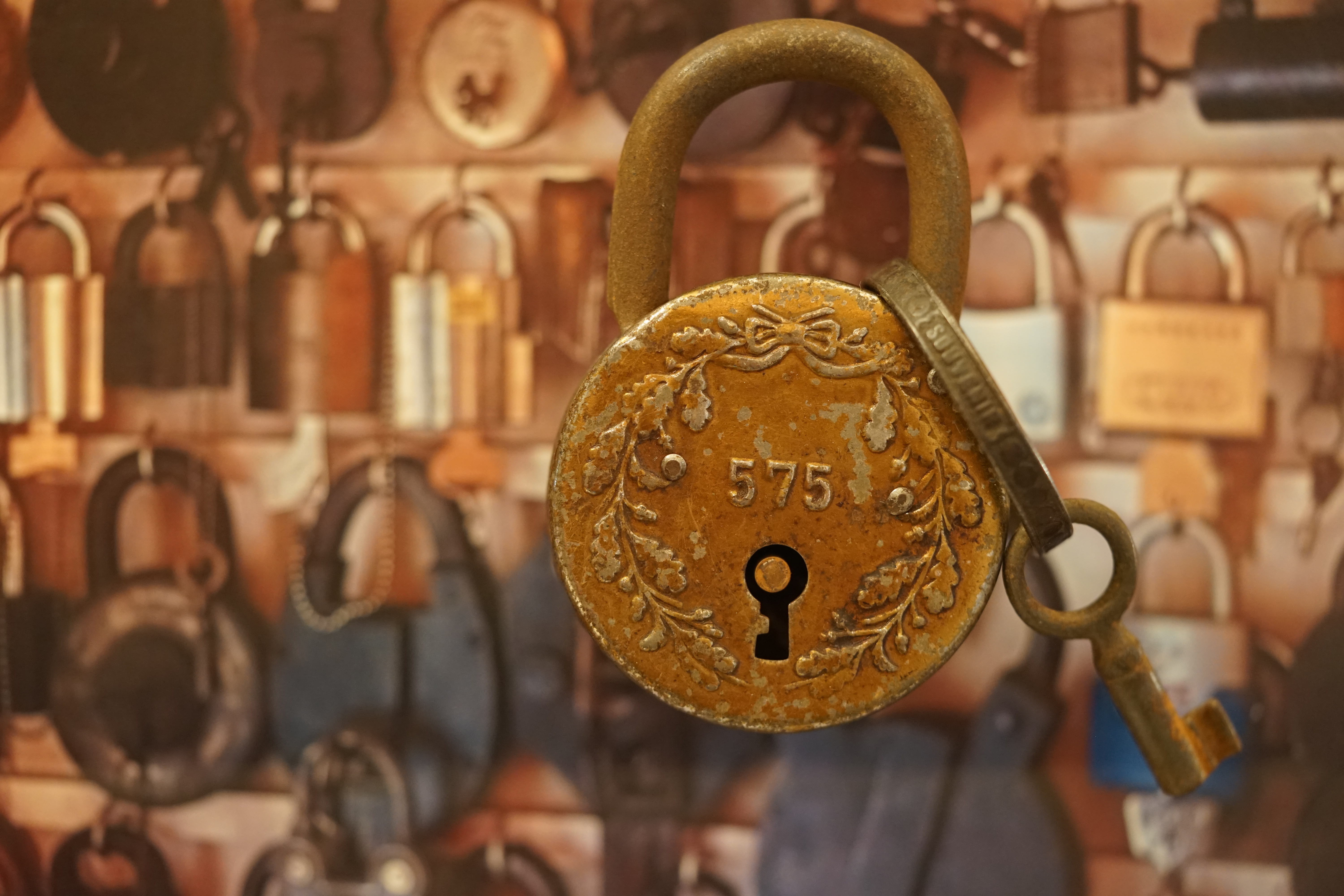 10.30 Uhr, High Noon im Hasenstübchen. Herr Arthur A. Bühl betritt das Hasenstübchen. Alle sind da. Martina, Heike II, Bouncing Joe Asberry und Schwerti sitzen am Stammtisch. Moin Arthurmeister, du alter einarmiger ®. Am Tresen sitzen Brilli - Ralf, Behördenmanni, Roswitha von Freitag, noch, Schneiderheinze und Schlosserklaus mit Heike I, Formel 1 Rudi, Boogie, Sir Waschi und der Gelenkbusfuzzy. Ganz hinten im Eck sitzen noch der HSV Ute, BMW Dedl und der Malermeister " Och ". Am Nebentisch stehen der Nachläufer, der Noagerlzuzzler, der Scholischek, der Stasi Meier mit seinem Freund Strigoy. Aus dem Hinterzimmer sind der Zigeunerschorsch, Giovanni, Lupo der alte Schmierlappen, Pino Frank, Maxam, auch ein deutscher Meister im Lockpicking, Ingo der Wirt von der Oberalster und Sammy der Wirt aus dem Dithmarscher, Schlüsselmichi und der Tschi, lautstark zu hören. In Arthurmeister`s Jukebox spielt " Slow Hand " von den Pointer Sisters. Hannenberger fragt: wie immer ! Arkadasch kommt vom Pissoir und schreit: Arthurmeister, du alter Sympathieträger und Aufmacher, mein alter Freund: wo hast Du denn den einarmigen ® her ? Sag es mir schnell ! Der Automatenpeter gibt eine Lokalrunde nach der anderen ! Er hat am einarmigen Banditen ® gewonnen und jetzt eine Glückssträhne ! Ich will auch solch ein Glück haben. Der ist vom Automaten nicht weg zu kriegen. Aber er solange einen ausgibt ! Den hatte ich noch vom Kujau stehen. Den zweiten einarmigen Banditen ® habe ich zu Mr. Smitz nach Beverly Hill`s, Hollywood, U.S.A. via Luftfracht in deren Bunny Hall liefern lassen. Das hat der Droschkendieter mit seinem Taxi bewerkstelligt. Prost, Stößchen, Salute ! Automatenpeter schreit lallend: Helbing für alle ! Das Hasenstübchen bebt. Sektchen, Stößchen, Prosit und Trallala ! Arthurmeister`s Jukebox spielt Dance Monkey. Der Hannenberger hat sich Heike I in Sachen Logistik Getränke nachlegen, hinter den Tresen geholt. Automatenpeter sitzt immer noch vor dem einarmigen Banditen ® und schreit: Glückssträhne ! Helbing für alle. Hannenberger läßt die Sektkorken knallen. Käppchen ! Die Jukebox spielt sheila B. Devotion, Spacer. Giovanni will aber Gianna Nannini hören. Mittlerweile sind Silkie, Marion und Ingrid hereinspatziert. Damengedeck und Ponyrunde ! Automatenpeter schreit: Helbing für alle ! Plötzlich tut es einen Schlag: Automatenpeter ist mitsamt seiner Helbingflasche vom Hocker auf den Hinterkopf geflogen. Hannenberger, der Objektleiter versucht zu helfen. Sofort geht ein Gerangel los: Der Strigoy, der Noagerlzuzzler und der Nachläufer schubsen sich gegenseitig weg. Automatenpeter stöhnt " Helbing ", versucht auf zu stehen. Alle drei wollen an den einarmigen ®. Da kommt Pelle Pelz von hinten und schreit: Bielefeld, Bier bestellt, Bielefeld, Bier bestellt, schnappt sich den Hocker und schafft es mit einer schlanken Drehung an den Banditen ®. Bielefeld, Bier bestellt. Ich will auch mal gewinnen. Arthurmeister`s Jukebox spielt lautstark sexy von French Affair. Be my lover, be my inspiration. You are so sexy, sex sex sexy, physical und logical temtation. No, no, no higher, higher, Bayby higher. Der Hannenberger und Heike I kommen mit dem nachschenken kaum nach. Jetzt hilft Niekole beim Abwasch. Angela hilft auch. Sammy vom Dithmarscher leert die Aschenbecher. Ingo kotzt in den Schirmständer. Das Hasenstübchen bebt. Schwerti der alte Versicherungsmathematiker aus der City Nord schreit: HMI, wir bezahlen nie ! ERGO heißen wir heute und bescheißen weiter die Leute. Sein Hocker wackelt bedenklich. Formel 1 Rudi krallt sich am Tresen fest. Der einarmige ® blinkt und Pelle gewinnt. HMI, wir bezahlen nie ! ERGO heißen wir heute und bekotzen die Leute ! Pelle schreit: Bielefeld, Bier bestellt. Der Rotamint, der blinkt. Rudi lallt: Scott Speed ! Die Ponyrunde macht Stößchen und Käppchen ! Arkadasch drückt sich an den Stammtisch und fängt ungefragt zu labern an: Arthurmeister, mein Schwippschwager hat eine Schwester und deren Freunds Cousin 2 ten Grades hat mir diesen Profilzylinder von Kale Kilit aus Istanbul mitgebracht. Kannst Du den zerstörungsfrei öffnen ? Der hat nämlich einen Wendeschlüssel wie Keso oder Kaba ! Arthurmeister spricht: Wie immer ! wenn der Schließzylinder von mir geöffnet wird, bleibt er hier am Stammtischaschenbecher ! Arkadasch murmelt. Arthurmeister entnimmt seinem Pick Set seinen deutschen Meister Taster und einen Spanner. Ruck Zuck ist das wehrlose Schloss geöffnet und liegt jetzt zerstörungsfrei auf dem Stammtisch. Arfthurmeister jells: OPEN ! Giovanni meint: aperto. Tschi schreit Ouzo. Bielefeld schreit: Helbing. Pelles Hocker beginnt bedenklich zu wackeln. Schwerti fängt wieder an zu pöbeln: HMI, wir bezahlen nie ! ERGO heißen wir heute und machen weiter fette Beute. Helbing für alle. Stößchen und Prosit. Joe, hier herscht auch heute Bouncing Verbot. Wir sind hier nicht in der NBA. Airball wirfst du zu Hause ! Giovanni hat sich durchgesetzt. Gianna Nannini dröhnt aus der Jukebox und zeigt ihre Titten. Tja, im Hasenstübchen achtet der Hannenberger auf 3 D. Justamente ruft Mr. Smitz aus dem Bunny Hall, Beverly Hills, Hollywood im Hasenstübchen am Hasenberge, an. Hannenberger ruft: Arthurmeister ! Mr. Smitz für dich am Telefon. High Noon Mr. Smitz, are you on party ? Yes, Yes, Arthurmeister. The einarmiger Bandit ®, the Slotmachine is arrived in our Rabbit House. All the Peoble will play the one armed ! What a fun. They are winning sempre. Fun, Fun ! What`s about with the Helbing Brother`s ? Oh, Mr. Smitz, there are a little drunk. What`s about the BILD et Uschi ? Uschi is on Reporter Tour on the Reeperbahn, the Kiez, you know ! I think Droschkendieter bring`s her later in the Hasenstübchen. He has tell, he will play the einarmiger ®. Uschi will have a Glücksträhne. What is Glücksträhne ? If you are winning sempre. The Jukebox is playing: Fading. Yes Mr. Smitz, i have the einarmiger Bandit ® patented by the Gouverment DPMA registerd ! Yes, Yes, for Arthur Bühl, President Pornomeister S.A.R.L. Im Hintergrund ist ein umkippender Barhocker und ein schreiender Pelle zu hören. Helbing, Freibier, Freibier ! Das Gerangel wer am einarmigen ® spielen darf geht von vorne los. Jetzt läßt Schneiderheinze die Glocken läuten. Käppchen, Stößchen, Prösterchen ! Im Hasenstübchen wird getanzt: Dance Monkey ertönt erneut. Pronto ! So Mr. Smitz: Good luck with the einarmiger ® and have a great winning time. And take greating to Harvey and to your President. No Mr. Smitz, I haven`t time, hier is party. Ende des Telefonats ! Das Hasenstübchen feiert. In der Jukebox erklingt: Haindling, Du Depp ! Fortsetzung folgt. Fandom Wiki Arthur A. Bühl, Detektiv aus Hamburg, Profilbild, Lockpicking, Danke Dr. Ulrich Morgenrot, Velbert, Schlüsselregion, Schlüsselfest in Velbert, Forum Niederberg, Schlossmuseum, Schlüsselfest, Schlossherz, Hans Schell Collection, Martina Pall, Graz, Austria, Park Hotel, Brauhaus, BKS, Heiligenhaus, Wilka Schließtechnik, Silca, IHK, KFV, Errebi, Beschlag, Hersteller, ABUS, Arthur Bühl, Arthurmeister ®, Schlosssammler, Bühl Wappen, Bühl Flagge, Bühl Urkunde Patent, BKS, Arthur Meister, Porno Meister, Wernèry, Profilzylinder, Juke Box Arthurmeister You Tube, Buehl Logo, Cutaway Cilinder, Pfaffenhain, Demonstration Lockpicking, Schliesszylinder, Holland, Toool, Rohlinge zur Impression, zerstörungsfrei ohne Schlüssel, Schlüsseldienst, Soultrain, Philysound, TSOP, Es fährt ein Zug nach nirgendwo ! Arthur Bühl.de, Sicherheit, Performance Künstler. TILT, Flipper, einarmiger Bandit, Bally Wulff, Rotamint, Mad Monkey - Slot Machine, Spielautomat Merkur, Casino, Monte Carlo, Jackpot, Merkur Sonne, Jubilee, ROL-A-TOP, Old slot machine, Love Meter, Jet play, Looping the Loop Fürst, Münzschleuder, Astoria, Orakel Automat, Multi, Super Multi, Booster, Toool Lockpicking, Australia, E - Bay, Mein E - Bay, Uliton, Profilzylinder, ABUS, Bremicker und Söhne, Vorhängeschloss, Vorhängeschlösser, Vorhangschloss, Einbausicherung Korf, Raucher, Jesusmaster, Hasenstübchen, bunter Nachmittag, SEO Geister, Web Tüv, Jägermeister, Bild et Uschi, Doublebrain, Präsident, KI Tüv, Stasi, DDR, Himmelsschlüssel, Urkunde, Katalog Stasi, Signatur Bühl, Token, Amerikaner, fälschungssicher, Sicherheitstechnik, DOM, Muster, Kneipe, Eckkneipe, Gastwirtschaft, Wirtschaft, Portacenere, Musterspuren, Tresor, Jord Knaap, Tresoröffnung zerstörungsfrei, KJS, Schlossherz, Lockpickerherz, Pornomeister, Lockpicking Herz, Notöffnung beim Bunten Nachmittag, Arthur Bühl und die Jukebox im Hasenstübchen, einarmiger Bandit, Merkur, Sonne, Nachtjäger, 08 15, Der Goldene Schuss, Ali Baba und die Wunderschlösser, Wunderino, Padlock Collector, Rotalok, Protector junior, Bühl, Art, Kunst, Künstler, Kataloge, BÜHL, Kunstwerke Deutschland, Kunstprojekt Artothek, Arte, Meisterarte, Artworks, Conny Veit, Zwetschgenstadt Bühl, Tipico Games, Casino, online, Spielothek, Slotmagie, Susi Live, Gutscheincode, Erwin, Freispiele, Novolino, FSK ab 18, Gewinnerlos, 0800 ruf nicht an, Spielautomatenwelt, Rock Ola, Wurlitzer, Seeburg, Bluray, Stingray.