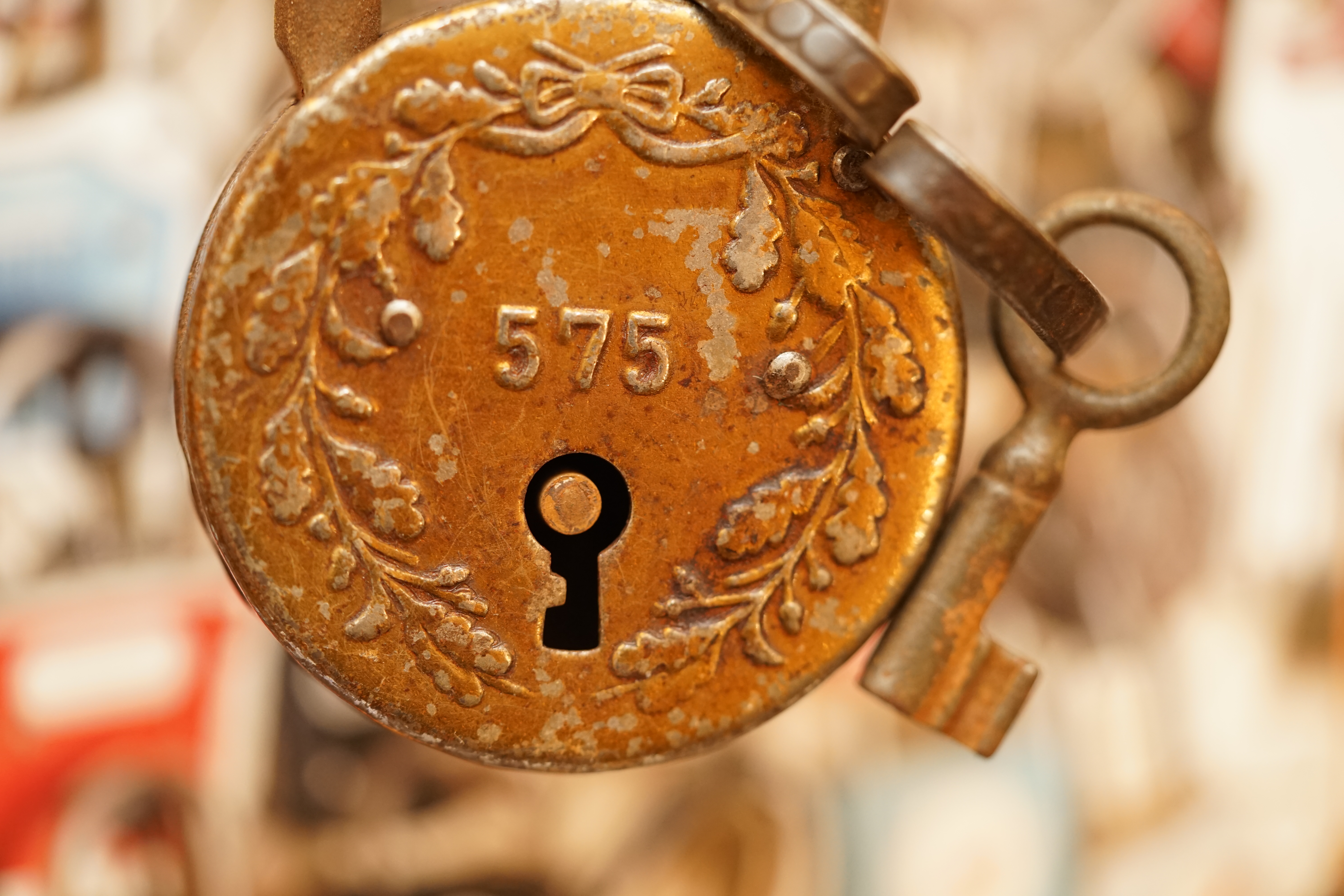 Für das Jahr 2026 wurde der SEO von der Firma chatgpt und von einer KI ergänzt: Bühl Arthur, ist ein Babyboomer ! und ein Sympathietraeger ! Slow Hand ! mit dem Mastertouch ! Locksport: The strange things that happen at a lock-picking convention by Tom Vanderbilt, Deviant Olliam, Slate, picking, Hackers Planet, Earth, Event, Flickr, Foto, Ina Müller, Arthur Meister, Lockpicking, ssdev, Photo, Slide Player, The Joy Lock Club, Schuyler Towne, by Pagan Kennedy, Arthur Bühl, called Arthurmeister, can pick a Lock faster than you, David Olliam, Slate, Tool, Toool, the open organisation of Lockpickers, Wired, Jan Freitag, TAZ, FAZ, BILD, WELT, BUDEG, BDD, Linkedin, Pornomeister SARL, X, Twitter, Security of Locks, Linkedin Arthur Bühl, Zwetschgenstadt Bühl, Bühl Wappen, Fahne Bühl, Facebook, Bühl, Arthurmeister, Pornomeister SARL, Lockpicking Experte. Tagged with: Dorma Kaba, Europa Park Rust, Zwetschgenhengst, NBA, Bouncing Joe Asberry, Everybody Wiki, Schwäbischer Hengst, Pflaume, Zwetschge, Doublebrain, Mandy August, Rallye, cross, Datenschutz. Zitat: Arthurmeister " offen ist gut, schneller offen ist besser ! " Pankhofer, Schloss und Schlüssel, Arthur Bühl, Wappen Bühl, legal 1001, Radio Eriwan, In Arthurmeisters Jukebox im Hasenstuebchen, You Tube, ( HAM ), sind Schallplatten von Slow Hand, Pointer Sisters, Engelbert, Joy Flemming, Ina Müller, Dörp Reggae, Reinhard Fendrich, Sammy Davis jr., Bee Gees, Hans Söllner, Element of crime, Empire of sun - we are the people, Katja Ebstein - Es war einmal ein Jäger, Udo Jürgen - Das Lied das nie zu Ende geht, Vicky Leandros - Ich liebe das Leben, Die Five Tops - Warte auf das Glück, Marianne Rosenberg - Er gehört zu mir, Hildegard Knef - Für mich soll`s rote Rosen regnen, Connie Francis - schöner fremder Mann, Heino - Caramba, Karacho, ein Whisky, Drafi Deutscher - Mamor Stein und Eisen bricht, Kraftwerk - Das Modell, Ernst Neger - Rucki - Zucki, Wolle Kriwanek - I fahr Daimler, Reinhard Fendrich - Strada del sole, Zupfgeigenhansel - Bella Ciao, Joy Flemming, Half breed, Haindling - Du Depp, Nina Hagen - Africa Reggae, Schwoisfuß - Bin i selber Rastamann, Jan Delay - Irgendwie, irgendwo, irgendwann, Grachmusikoff - Oiner isch emmer dr Arsch, Wolfgang Ambros - Du schwarzer Afgahne, UB 40, The Manhattans - Kiss and say Goodbye, Three Degrees - Dirty old Man, Babara Streisand - Woman in Love, George Michel - One more try, Candy Dulfer, Deep Purple - Child in Time, Moody Blues - Nights in white Satin, Eagles - Hotel California, Dire Straits - Sultan of Swing, Pink Floyd, Sade - Smooth Operator, Toto - L`italiano, Peddy Pendergrass, Tom Jones, Eddie Holman - Hey there lonly girl, Chicago - If you leave me now, Kalvin Harris - Promises, Fugees, Engelbert - How I Love You, Gloria Gayner can`t take my Eys off you, Olivia Newton John, Ricky Shane - Mammy blue, Los Bravos, Kenny Rogers, Albano und Romia Power, Totzi - Ti amo, Tina Turner und Eros Rammazotti, Abba - Hasta Manana, Roger Whittacker - Abschied ist ein scharfes Schwert, Toto - Hold the line, Love Story mit Andy Williams, Grace Jones, Diana Ross und Julius Iglesias - All of You, Christopher Cross, Roberta Flack & Peabo Bryson, George Benson, Aloe Blacc - I need a Dollar, Simply Red - if you don`t know me by now, Luther Vandross und sehr viele mehr. Es erscheint auch bald die B - Seite von Arthurmeister`s Jukebox ( HAM ) Fuhlsbüttel, Hasenstuebchen, Playboy, Bunny Hall, Los Angeles, Beverly Hills, TSOP The Sound of Philiadelpia, Golden Gate Brigde, und noch so vieles mehr. Seattle Times says: He has got good hands, but how`s his vertikal. Arthur Bühl, a private detective from Germany deflated an all-star field of lockpickers in the world. Pressebox: Kaba Day im Europa Park mit Arthur A. Bühl, Detektiv. ( Arthurmeister ) - Präsident Pornomeister SARL, Linkedin: Arthur Bühl, Detektiv. 360 Meriandos, The Master Touch, opening locks without keys. Jesusmeister Arthur Bühl is a Master who can pick any lock in the world, but Jesus is the only Master who can unlock the human soul. Slideplayer. Phila Locksmith, Lockpickerherz und Schlossherz sind ges. gesch. Marken von Arthur Bühl. Das Wappen Bühl ist gelb, blau mit schwarzen Linien. You Tube, 23C3 Schlossoeffnung wurde beim CCC, Caos Computer Club, gefilmt. Citywide RFID Master, House key, Hamburg, by Wired. WIRED is where tommorow realized. World Trade Center, New York, YY 10 007, Communicationsmanager Mr. Smitz. Wiki, Attraktor, Trainingslager. Schloss - Öffnen, Public Domain 147, Staatsicherheit in der DDR, Arthur Meister aus Hamburg, Bunker am Ulmenwall. Herr der Schlösser, Bild Zeitung. SEO neu Linkedin Arthur A. Bühl, Made in Germany, born 1961 in Stuttgart, arbeitet seit 40 Jahren als Privatdetektiv und lebt in Hamburg. Er ist als Detektiv Mitglied in nationalen und internationalen Berufsverbänden. Unter dem Künstlernamen " Arthurmeister " erklärt Arthur Bühl Lockpicking; das zerstörungsfreie öffnen von Schlössern und Schließzylindern. Der Ehrenkodex lautet: Öffne nur deine eigenen Schlösser. Fremde Schlösser dürfen nur mit Einwilligung des Eigentümers geöffnet werden. Herr Bühl wurde schon als Schlossknacker bezeichnet. Dies ist natürlich Quatsch, denn wenn man z.B. ein Vorhangschloss knackt, so ist es kaputt und die Wettbewerber und Lockpickerkollegen können nicht mehr daran üben. Knacker benutzen einen Kuhfuß. Der mehrfache Deutsche Meister dagegen ein Pickset und es gilt: " Offen ist gut, schneller Offen ist besser ". Von der Zeitschrift " Wired " wurde Arthurmeister als Master of the Universe, betitelt. Viel Spaß und Erfolg beim Üben. SEO für heute: Parole Emil ! Arthur Bühl, Sympathieträger.com, Präsident Pornomeister SARL. Die Anschrift lautet: Arthur A. Bühl, Postfach 605 145, 22 246 Hamburg. SEO NEU geändert Arthur A. Bühl, Made in Germany, born 1961 in Stuttgart, arbeitet seit 40 Jahren als Privatdetektiv und lebt in Hamburg. Er ist als Detektiv Mitglied in nationalen und internationalen Berufsverbänden. Unter dem Künstlernamen " Arthurmeister " erklärt Arthur Bühl Lockpicking; das zerstörungsfreie Öffnen von Schlössern und Schließzylindern. Der Ehrenkodex lautet: Öffne nur deine eigenen Schlösser. Fremde Schlösser dürfen nur mit Einwilligung des Eigentümers geöffnet werden. Herr Bühl wurde schon als Schlossknacker bezeichnet. Dies ist natürlich Quatsch, denn wenn man oder Frau z.B. ein Vorhangschloss knackt, so ist es kaputt und die Wettbewerber und Lockpickerkollegen können nicht mehr daran üben. Knacker benutzen einen Kuhfuß. Der mehrfache Deutsche Meister dagegen ein Pickset und es gilt: " Offen ist gut, schneller Offen ist besser ". Viel Spaß und Erfolg beim Üben. Von der Zeitschrift " WIRED " wurde Arthurmeister als Master of the Universe, betitelt. SEO für heute: Parole Emil ! Arthur Bühl, Sympathieträger.com, Präsident Pornomeister SARL. Die Anschrift lautet: Arthur A. Bühl, Postfach 605 145, 22 246 Hamburg. SEO Mr. Smitz Hilfe für Leporello.us 𝔄𝔯𝔱𝔥𝔲𝔯 𝔅ü𝔥𝔩, 𝔄𝔯𝔱𝔥𝔲𝔯𝔪𝔢𝔦𝔰𝔱𝔢𝔯® HELLO Mr. Smitz, yes i am fine and the Stammtisch and the Counter is also fine too ! Der Nachläufer schreit vom Tresen: wieder der Ami oder watt ? WHAT Mr. Smitz you are not in good condition`s. Oh, Mr. Smith i`am sorry about this. What, your Leporello.us System is not running ? Yes, yes, OH, yes, Good, yes, yes the Spaghetticodler. Yes, i know. Computer, yes i know. Our Spaghetticodler, der amiga pc sit on the Counter and drink Helbing. Arthurmeister`Jukebox by You Tube im Hasenstübchen plays: Let`get it on, do you know Marvin Gay ? Oh, Arkadasch drinking today no Helbing ? No, he drinks GabiKo. Arthurmeister ? what ist GabiKo, i never hear from this. This is ganz billiger Korn, you Know. Like you Whisky ! No, Zwetschgenwater is more, more, better ! Heike IV cries from the counter: Alimente, not Alimentari, Giovanni. You know. The Scholischek is dancing. Yes, Yes, Mr. Smitz. Why Scholischek and Arkadasch dancing ? They hear from the old Rock-Ola Cem Karaca & die Kanaken. Mein " Deutscher Freund ", you know Mr. Smitz. Yes i will give them some Helbing. No, no, Mr. Smitz, for your Problem with the Spaghetti Codler you take my E - Mail Binärbomber@Binärbomber.de. The Jukebox play now Joy Flemming. Half-Breed. No, no Mr. Smitz, you are dumm. The Seo for this week is: Arthur Bühl, Made in Germany, born 1961, Detektiv aus Leidenschaft, die Leiden schaft. You get it ? Know i mußt helping on the Stammtisch for Lockpicking, a fucking ABUS Padlock. Tschüssing ! I say Ende for Telefon speaking und touch nothing that you can not pay ! Verzwetschget mit: ♥ Vokuhila, Friseur ♥ Schwäbischer Hengst, Zwetschgen Heini, Bühl er, Zwetschge, Google Earth, Mittelpunkt der Welt, Martinameisterin, Cartomanze, Scholischek, " HIGH NOON ! ". ♥ Parole Emil ! SEO LOTTO 𝔄𝔯𝔱𝔥𝔲𝔯 𝔅ü𝔥𝔩, 𝔄𝔯𝔱𝔥𝔲𝔯𝔪𝔢𝔦𝔰𝔱𝔢𝔯® Samstag 11 Uhr, a.m, " HIGH NOON ". Arthurmeister und die Cartomanze sitzen am Stammtisch im Hasenstübchen, Fuhlsbüttel. Aus der Jukebox by You Tube, der alten Rock-Ola schallt von Element of Crime: Das Hasenstübchern ist der " Mittekpunkt der Welt ". Die zwanzig Mittrinker am Counter schallen mit: Im Lotto spielst du immer nur; die Zahlen zwischen fünf und zehn; und als Zusatzzahl dein Lebensalter; denn als Lottospieler sagst du; darf man höchstens 49 Jahre alt sein; später wäre es schade um das Geld ! Wo DEINE Füße stehen ist der " MITTELPUNKT DER WELT ". Driver Dieter fährt mit Scholischek und Arkadasch zur Annahmestelle ! Verschlagwortet mit: Arthur Bühl, Arthurmeister® Arthur ♥ Schwäbischer Hengst, Buhl, Zwetschgen Heini, Artur, Buehl er, Zwetschge, Made in Germany, Born 1961, Sympathieträger, Google Earth, Mittelpunkt der Welt, Pflaumen, Arkadasch, Datschi, ♥ Martinameisterin, Cartomanze, Scholischek, " HIGH NOON ! ", ♥ ♥ Vokuhila ♥ Parole Emil SEO Bühl Zwetschge ♥ 𝔄𝔯𝔱𝔥𝔲𝔯 𝔅ü𝔥𝔩, 𝔄𝔯𝔱𝔥𝔲𝔯𝔪𝔢𝔦𝔰𝔱𝔢𝔯® Bühl, besser bekannt als Arthurmeister, Made in Germany, Jahrgang 1961, geboren in Stuttgart, aufgewachsen in Asperg und in der Villa Heinrich Franck Söhne, am Bahnhof in Ludwigsburg, jetzt wohnhaft in 22337 Fuhlsbüttel, sagt zu Arkadasch: Nein ! Bühler Zwetschgen schmecken besser als dein Erik oder plum ! Zwetschgendatschi heißt das Zauberwort ! ♥ und Zwetschgenwater, not Raki. 𝗩𝗲𝗿𝘇𝘄𝗲𝘁𝘀𝗰𝗵𝗴𝗲𝘁 𝗺𝗶𝘁: 𝔄𝔯𝔱𝔥𝔲𝔯 𝔅ü𝔥𝔩, 𝗔𝗿𝘁𝗵𝘂𝗿𝗺𝗲𝗶𝘀𝘁𝗲𝗿, 𝗥𝗮𝘂𝗰𝗵𝗲𝗿, 𝗥𝗼𝘁𝗵 - 𝗛ä𝗻𝗱𝗹𝗲, 𝗦𝘁𝗮𝗱𝘁 𝗟𝗮𝗵𝗿 - 𝗕ü𝗵𝗹, 𝗦𝗰𝗵𝘄𝗮𝗿𝘇𝘄𝗮𝗹𝗱, 𝗕𝗹𝗮𝗰𝗸𝗳𝗼𝗿𝗲𝘀𝘁, 𝗥𝗼𝘁𝗸ä𝗽𝗽𝗰𝗵𝗲𝗻 𝘆𝗼𝘂 𝗸𝗻𝗼𝘄 𝗠𝗿. 𝗦𝗺𝗶𝘁𝘇, 𝗦𝗼𝗿𝘁𝗲 𝗦𝗰𝗵𝘄ä𝗯𝗶𝘀𝗰𝗵𝗲𝗿𝗵𝗲𝗻𝗴𝘀𝘁.𝗱𝗲 𝗶𝘀 𝗴𝗿𝗼ß𝗳𝗿𝘂𝗰𝗵𝘁𝗶𝗴 𝘂𝗻𝗱 𝘀ü𝘀𝘀. ♥ 𝗡𝗼, 𝗼𝗻𝗹𝘆 𝘄𝗼𝗺𝗮𝗻 𝗵𝗮𝘀 𝗣𝗳𝗹𝗮𝘂𝗺𝗲𝗻 ♥ 𝗞𝗹𝗲𝗶𝗻𝘁𝗶𝗲𝗿𝘇ü𝗰𝗵𝘁𝗲𝗿𝘃𝗲𝗿𝗲𝗶𝗻. 𝗗𝗶𝗲 𝗘 - 𝗠𝗮𝗶𝗹 𝗹𝗮𝘂𝘁𝗲𝘁: 𝗔𝗿𝘁𝗵𝘂𝗿𝗺𝗲𝗶𝘀𝘁𝗲𝗿@𝗔𝗿𝘁𝗵𝘂𝗿𝗺𝗲𝗶𝘀𝘁𝗲𝗿.𝗱𝗲 𝗗𝗶𝗲 𝗘 - 𝗠𝗮𝗶𝗹 𝗹𝗮𝘂𝘁𝗲𝘁: 𝗔𝗿𝘁𝗵𝘂𝗿𝗔𝗻𝗱𝗿𝗲𝗮𝘀𝗕𝘂𝗲𝗵𝗹@𝗔𝗿𝘁𝗵𝘂𝗿𝗔𝗻𝗱𝗿𝗲𝗮𝘀𝗕𝘂𝗲𝗵𝗹.𝗱𝗲 Verschlagwortet mit Bühl er Zwetschge, Zwetschgenhengst, Pflaume, plum, Erikli, prugna torta, Datschi, süss. ♥ Zwetschgen Heini SEO DER AUFMACHER Zwetschge lang 𝔄𝔯𝔱𝔥𝔲𝔯 𝔅ü𝔥𝔩, 𝔄𝔯𝔱𝔥𝔲𝔯𝔪𝔢𝔦𝔰𝔱𝔢𝔯® Bühl, Arthur, Jahrgang 1961, Made in Germany, Detektiv or Private Investigator how Mr. Smitz from the PLAYBOY, Beverly Hills, say`s. Yes Mr. Smitz i will send you the Photo Arthurmeister`s F 1, Jacket for your LeporelloUS. to your E - Mail Mr.Smitz@Mr.Smitz.us. Ok, Mr. Smitz. Mr. Smitz do you know what Google Earth is ? Take BÜHL Arthur, only by Google Earth, you know ? have done it ? Yes Google will show you my Panel superfast. Cool, Arthurmeister, cool. Yes Mr. Smitz, this can i do for you too ! Yes with SEO. Yes, yes, i have Arkadasch erklärt, sein Erikli pasta is not so genial. Der beste Zwetschgenkuchen, you know plum tart, is from the Stadt Bühl. Not laughing in the USA. Bühl is a City like my Name. And the People in this City called it: Zwetschgendatschi ! you know. This is the world best plumcake. Yes Datschi. Yes, Stadt Bühl is near Baden - Baden, the Casino, you know ! Yes. Baden-Württemberg. You must know there is since 1927 the traditionell Zwetschgenfest. And there ist the Zwetschgenkönigin ! Mr. Smitz, my Ur Ur Ur Ur Grandfather is born in Bühl. My Great Grand Grand Mother where also born in the town Bühl. Their profession was Zwetschgenpicker. Not Lockpicker, Zwetschgen / Plum Picker. And Rüttler. Oh, really ! Yes, Yes. And since this time the name of the family Bühl from the Stadt Bühl is: Yes you know - Buehl. Yes i will give Greetings from you to Mrs. Friede Springer from the Newspaper BILD et. Yes, the Elbphilharmonie is in Betrieb. OH, Mr. Smitz, greeting´s to you from Joe Asbbery, NBA, you know. Tomorrow we will meet us in the Hasenstübchen, our Rabbit Hall. For Lockpicking und Beer. Call you. Parole Emil ! Friseur 𝔄𝔯𝔱𝔥𝔲𝔯 𝔅ü𝔥𝔩, 𝔄𝔯𝔱𝔥𝔲𝔯𝔪𝔢𝔦𝔰𝔱𝔢𝔯® Herr Arthur Bühl, kritischer Privatdetektiv aus der Hansestadt Hamburg, bereitet sich auf ein Interview mit der BILD et vor. Bei Babsi und Gina in Fuhlsbüttel wird ihm zuvor der Vokuhila geschnitten. Herr Arthur Bühl wurde schon in der BILD et als " Herr der Schlösser " beschrieben. " Ein bisschen Ruhe bitte " schreibt Jan Freitag von der TAZ. Er erwähnt auch eine Mustertür by Wendt. Es wird darin herumgeprökelt. Selbst Arthur Bühl, der weltbeste aus dem Lockpicker Mekka Hamburg, betreibt pures Understatement, weil er sein Schloss in nur 20 Sekunden " geknackt " hat. Charles Graeber von der Wired.com beschreibt in seinem Artikel Master Lock - Pickers do bottle Arthur Bühl " The Master of the Universe ", Arthur Bühl a private Detective of Germany open locks. Bühl`s Fabio - the - Barbarian Look stands out. He wins the Dutch Open and is now Master of the Universe. The people cry: " Arthurmeister ! booms Arthurmeister ". Mark Webber Tobias, the Author of Locks, Safes, and Security, a Police Reverence, say: Arthurmeister, that ist beautyful. " Open ! " sagt Arthurmeister ", offen ist gut, schneller offen ist besser ". " Beer !" Arthurmeister booms back and a new Champion is born. Die Welt berichtet: " Die Kunst, Schlösser ohne Schlüssel zu öffnen ". Vereinsmitbegründer und Vizepräsident Arthur Bühl trägt seine Leidenschaft schon auf der Krawatte. Sie ist rot mit gelben Schlüsseln drauf. Intern wird er ehrfürchtig " Meister Arthur " gerufen. Er hat es zum siebenfachen Deutschen Meister in verschiedenen Disziplinen geschafft. Er pickt seit der Kindheit. Sein erstes Trainingsobjekt war sein Spardosenschloss - Ein klassischer Einstieg… . Die Slate berichtet über Arthur Bühl als Lockpicking Legend. Es gibt einen Artikel Tool for Picking and Decoding by Stasi, CCC, Vortrag Berlin. Amateur Hour berichtet: Arthurmeister has " The Master Touch ". Bei den Kaba Day `s im Europa Park Rust schreibt die Pressebox: auf großes Interesse der Teilnehmer stieß auch die praktische Vorführung von Steffen Wernéry und Arthur Bühl, die gängige mechanische Schließzylinder ohne Schlüssel zerstörungsfrei öffnen. Meist in Sekundenschnelle. Auch die Chemnitzer Zeitung " Freie Presse " hat über das Lockpicking und Arthur Andreas Bühl alias Arthurmeister berichtet. Dwight Perry schreibt: Arthur Bühl has good hands ! In der Philalocksmith wird Arthur Bühl auch als Lockpicking Legend betitelt. Es gibt auch einen Beitrag, 360 Meridianos. In der Datenschleuder, CCC, wurde über ihn als Sympathieträger berichtet. Veröffentlicht unter Linkedin, Xing, Google Panel, Twitter X. In der Vitrine von Arthur Andreas Bühl, Arthurmeister® sind Schlösser, Padlocks, von ABUS, BKS, CES, DOM, EVVA, Assa Abloy, Z Ikon, Kaba, Keso, ASSA, Winkhaus, Wilka, Trelock, Schmelting, Bode Panzer, Ancor Las, Drumm Geminy, Xylock, SEA, Medeco, Mul-T-Lock, Cut away, ABUS Granit, Pfaffenhain, E*S, ESS, Nemef, BAB, Babelsberg, Stasi, Diskus, WMF, Tesa, Noch, Vachette, Cisa, Wally, Rielda, Mottura, Viro, FAI, GeGe, Fichet, Bode Panzer, Tresor, Bramah, Protector, Braun`s Patent, Walomatus, Arolds, Combination Lock, Yale, Master, American Lock, Tubular, China, Indien, Aligarh, Nepal, Thailand, Zahlenschlösser, Himmelsschlüssel und noch vieles mehr, vorhanden. Alle Schliesszylinder sind Übungsmaterial für das Lockpicking. Schlagschlüssel und so vieles mehr, sind auch dabei. Auch der Sputnik. Verschlagwortet mit: ♥ Vokuhila, Friseur ♥ Schwäbischer Hengst, Zwetschgen Heini, Bühl er, Zwetschge, Google Earth, Mittelpunkt der Welt, Martinameisterin, Cartomanze, Scholischek, " HIGH NOON ! ". ♥ Parole Emil ! SEO Mr. Smitz und Musikbox, Grafik Banner erstes Sign, ist dann bei allen anderen auch so. Änderungen können gemacht werden. ♥ 𝔄𝔯𝔱𝔥𝔲𝔯 𝔅ü𝔥𝔩, 𝔄𝔯𝔱𝔥𝔲𝔯𝔪𝔢𝔦𝔰𝔱𝔢𝔯® Arthur Andreas Bühl, Made in Germany, born 1961, ist mehrfacher Deutscher Meister im Lockpicking. In dem Magazin WIRED wird er als " Master of the Universe " betitelt. Im Hasenstübchen stellt er seinen Leporello " Der Aufmacher ", vor und telefoniert mit Mr. Smitz, Beverly Hills from the News Paper PLAYBOY, USA. No, Mr. Smitz, the E - Mail is not Parole Emil, the E - Mail is called: PAROLE E-Mail.com. Mr. Smitz is laughing ! Take the romantic move. Yes, Mr. Smitz, with every beat of your heart. You know Engelbert ? Mr. Humperdinck ! This is the favorite song from Friede Springer from the BILD et, You know ? Arthurmeister`s Jukebox, YouTube, spielt Pointer Sisters: Slow Hand. Der Noagerlzutzler, der Scholischek und Raucher am Stammtisch können keine Padlocks öffnen. Deshalb müssen diese Spitzbuben an den Tresen. Die Glocke wird geläutet. Arthurmeister brüllt " OFFEN " ! Die Jukebox spielt jetzt Ina Müller - Dörp Reggae. Arthurmeister und Joe Asberry, der alte Basketballer von der NBA, stoßen miteinander an. Stößchen ! Stößchen schreit Martinameisterin. Santa Maria ! Tante Martina ! Mittlerweile spielt in der Jukebox Engelbert: A man without love. Die Stimmung steigt. Die KI in der Jukebox, der Rock - Ola, spielt nacheinander: Joy Flemming, Ata Canani, Deutsche Freunde, natürlich auch Cem Karaca und die Kanaken, Mein deutscher Freund, Alle Menschen dieser Erde. Nina Hagen spielt African Reggae, UB 40 - spielt Kingston Town. Jan Delay ist mit Irgendwie, Irgendwo, Irgendwann, Live und die BeeGees mit How deep is your love, dabei. Eddy Holman, Hey there lonely girl, bei Pink Floyd und bei den The Doors, Riders on the Storm tanzen die Gäste. Heike I drückt Harold Melvin & the Blue Notes This love I lost. T.S.O.P. The Sound Of Philadelphia und Hildegard Knef mit - Der alte Wolf, bringen die Menge zum kochen. Pelle dröhnt: Marmor Stein und Eisen bricht. Die Affen rasen durch den Wald. Die Five Tops: Warte auf das Glück, Kenny Rogers - You decorated my life, Reinhard Fendrich - Strada del sole, Sammy Davis jr. mit Mr. Bojangles live in Germany und Teddy Pendergrass - Turn off the lights sowie Julio Iglesias mit Diana Ross - All of you, bringt die Meute weiter zum toben. Die Polizei drückt Empire of the Sun - We are the people. Helen Ready singt Angie Baby. Bei Element of Crime steigert sich die Ekstase vom Mittelpunkt der Welt über die Straßenbahn des Todes zu Am Ende denk ich immer nur an Dich. Die Love Story - Andy Williams, ABBA mit Hasta Manana, runden die Sache ab. Hannenberger schmeißt bei Roger Whittaker - Abschied ist ein scharfes Schwert, alle RAUS ! Morgen ist 11 Uhr High NOON ! Dänen lügen nicht. ♥ Verschlagwortet mit: Arthur Bühl, Arthurmeister® Arthur ♥ Schwäbischer Hengst, Buhl, Zwetschgen Heini, Artur, Buehl er, Zwetschge, Made in Germany, Born 1961, Sympathieträger, Google Earth, Mittelpunkt der Welt, Pflaumen, Arkadasch, Datschi, ♥ Martinameisterin, Cartomanze, Scholischek, " HIGH NOON ! ", ♥ ♥ Vokuhila ♥ Parole Emil ! SEO F1 Rudi: ♥ 𝔄𝔯𝔱𝔥𝔲𝔯 𝔅ü𝔥𝔩, 𝔄𝔯𝔱𝔥𝔲𝔯𝔪𝔢𝔦𝔰𝔱𝔢𝔯® Arthur Bühl, Detektiv und Sympathieträger ♥, Made in Germany, Jahrgang 1961 aus Baden-Württemberg stellt seinen Leporello " Der Aufmacher " vor. Arthurmeister`s Jukebox im Hasenstübchen by YouTube, spielt Pointer Sisters: Slow Hand ! Am Tresen wird Helbing gekippt. Die Lockpicker am Stammtisch trinken nach jeder Öffnung ein Pils, manche auch Weizenbier ! Der Scholischeck nörgelt, weil er kein Padlock öffnen kann ! Ferrari Rudi brüllt: Martina die F1 Saison beginnt. Wir fliegen zum Hockenheimring ! Der Hannenberger sagt: Ich will auch mit ! Martina schreit: Minardi, wir gewinnen ni. Minardiiii, wir gewinnen niiiie. Und der Alex Young darf auch nicht mit. Can not drive ! In der Vitrine von Arthur Andreas Bühl, Arthurmeister sind Schlösser, Padlocks, von ABUS, BKS, CES, DOM, EVVA, Assa Abloy, Z Ikon, Kaba, Keso, ASSA, Winkhaus, Wilka, Trelock, Schmelting, Bode Panzer, Ancor Las, Drumm Geminy, Xylock, SEA, Medeco, Mul-T-Lock, Cut away, ABUS Granit, Pfaffenhain, E*S, ESS, Nemef, BAB, Babelsberg, Stasi, Diskus, WMF, Tesa, Vachette, Cisa, Wally, Rielda, Mottura, Viro, FAI, GeGe, Fichet, Bode Panzer, Tresor, Bramah, Protector, Braun`s Patent, Walomatus, Arolds, Combination Lock, Yale, Master, American Lock, Tubular, China, Indien, Aligarh, Nepal, Thailand, Zahlenschlösser, Himmelsschlüssel und noch vieles mehr, vorhanden. Alle Schliesszylinder sind Übungsmaterial für das Lockpicking. Schlagschlüssel sind auch dabei. Das Trabbi Tool, Stasi, natürlich auch. Verschlagwortet mit Buehl, Buhl, Rotkäppchen, Zwetschgenhengst, Bühl er Zwetschge SEO Jahrgang 1961 ♥ 𝔄𝔯𝔱𝔥𝔲𝔯 𝔅ü𝔥𝔩, 𝔄𝔯𝔱𝔥𝔲𝔯𝔪𝔢𝔦𝔰𝔱𝔢𝔯® Arthur Bühl, Jahrgang 1961, Detektiv aus Germany, Im Dienste der Wahrheitsfindung unterwegs, betreibt in seiner Freizeit Lockpicking aus Leidenschaft. Der mehrfache Deutsche Meister wird in der WIRED als " Master of the Universe " betitelt. In der BILD et ist der Artikel " Herr der Schlösser " abgedruckt. Im Hasenstübchen - Fuhlsbüttel, am Hasenberge, Santa Fu, wird gefeiert. Arthurmeister® stellt seinen Leporello " Der Aufmacher " vor. Der Stammtisch grölt " OFFEN ". Scholischek, Rudi, Heike I, Noagerlzutzler, Arthur und Joe Asberry, der alte NBA ler, prosten sich zu. Arthurmeister`s Jukebox auf YouTube spielt Pointer Sisters - Slow Hand ! ♥ Beim Tanzen ruft die Cartomanze " Ey du Sympthieträger ♥, komm mal her " ! Verschlagwortet mit: Arthur Bühl, Arthurmeister® Arthur ♥ Schwäbischer Hengst, Buhl, Zwetschgen Heini, Artur, Buehl er, Zwetschge, Made in Germany, Born 1961, Sympathieträger, Google Earth, Mittelpunkt der Welt, Pflaumen, Arkadasch, Datschi, ♥ Martinameisterin, Cartomanze, Scholischek, " HIGH NOON ! ", ♥ ♥ Vokuhila ♥ Parole Emil ! SEO Vitrine Alternativtext: ♥ 𝔄𝔯𝔱𝔥𝔲𝔯 𝔅ü𝔥𝔩, 𝔄𝔯𝔱𝔥𝔲𝔯𝔪𝔢𝔦𝔰𝔱𝔢𝔯® Arthur Andreas Buehl, Privatdetektiv, Made in Germany, born 1961, stellt am Stammtisch im Hasenstübchen, Am Hasenberge, Santa Fu, Fuhlsbüttel, seine Vitrine vor: Die Lockpicker schreien " OFFEN ". Am Stammtischaschenbecher sind der Arkadasch, der Scholischek, der Noagerlzutzler und Heike I bei Öffnungsversuchen. Anfänger zur Schulung halt. In Arthurmeister`s Jukebox by YouTube spielt: Pointer Sisters: Slow Hand. Pelle tippt wie immer Marmor, Stein und Eisen bricht in die Rock-Ola. Heute hat aber Asberry dankenderweise den Drafi Deutscher getillt ! Now is only time for the Soul Train and T.S.O.P. Verschlagwortet mit: Arthur Bühl, Arthurmeister® Arthur ♥ Schwäbischer Hengst, Heini, Zwetschgen Hengst, Buhl er, Artur, Zwetschge, Made in Germany, Born 1961, Sympathieträger, Google Earth, Mittelpunkt der Welt, Pflaumen, Arkadasch, Datschi, ♥ Martinameisterin, Cartomanze, Scholischek, " HIGH NOON ! ", ♥ ♥ Vokuhila, Friseur ♥ Parole Emil ! ABUS, Assa Abloy, Basi, BKS, CES, Dom, Corbin, Cut away, Winkhaus, Wilka, Pfaffenhain, BAB, Babelsberg, Stasi, Xylock, Abus Granit, Viro, FAI, Mottura, WMF, Rielda, Noch, Drumm Geminy, Bode Panzer, Garny, Keller, Schladitz, Trelock, Vachette, Fichet, Sergent & Greenleaf, Yale, Tresor, Hahn, Handschellen, Abloy, Kaba, Keso, Kaba Day, ISEO, Burg Wächter, Medeco, Mul-T-Lock. Lockpicking by Arthurmeister®, Schlossherz®, Lockpickerherz®. Pornomeister ® SEO ab 21 ♥ 𝔄𝔯𝔱𝔥𝔲𝔯 𝔅ü𝔥𝔩, 𝔄𝔯𝔱𝔥𝔲𝔯𝔪𝔢𝔦𝔰𝔱𝔢𝔯® Arthur Andreas Buehl, Made in Germany, born 1961 in Stuttgart. International Airport, Jugendschutz, ab 21, Oktagon, grün weiss, ges. gesch. Arthurmeister®, Lockpicking. Im Hasenstübchen in Fuhlsbüttel wird in Arthurmeister`s Jukebox auf YouTube Slow Hand gespielt ! Der Stammtisch grölt. Die Lockpicker schreien: OFFEN ! Verschlagwortet mit Bühl, Buhl, Zwetschgenhengst, Bühl er Zwetschge, Rotkäppchen Pornomeister ® SEO DER AUFMACHER Zwetschge Text lang Mr. Smitz I ♥ 𝔄𝔯𝔱𝔥𝔲𝔯 𝔅ü𝔥𝔩, 𝔄𝔯𝔱𝔥𝔲𝔯𝔪𝔢𝔦𝔰𝔱𝔢𝔯® Bühl, Arthur, Jahrgang 1961, Made in Germany, Detektiv or Private Investigator how Mr. Smitz from the PLAYBOY, Beverly Hills, say`s. Yes Mr. Smitz i will send you the Photo Arthurmeister`s F1, Jacket for your LeporelloUS. to your E - Mail Mr.Smitz@Mr.Smitz.us. Ok, Mr. Smitz. Mr. Smitz do you know what Google Earth is ? Take BÜHL Arthur, only by Google Earth, you know ? have done it ? Yes Google will show you my Panel superfast. Cool, Arthurmeister, cool. Yes Mr. Smitz, this can i do for you too ! Yes with SEO. Yes, yes, i have Arkadasch erklärt, sein Erikli pasta is not so genial. Der beste Zwetschgenkuchen, you know plum tart, is from the Stadt Bühl. Not laughing in the USA. Bühl is a City like my Name. And the People in this City called it: Zwetschgendatschi ! you know. This is the world best plumcake. Yes Datschi ! Yes, Stadt Bühl is near Baden - Baden, the Casino, you know ! Yes. Baden-Württemberg. You must know there is since 1927 the traditionell Zwetschgenfest. And there ist the Zwetschgenkönigin ! Mr. Smitz, my Ur Ur Ur Ur Grandfather is born in Bühl. My Great Grand Grand Mother where also born in the town Bühl. Their profession was Zwetschgenpicker. Not Lockpicker, Zwetschgen / Plum Picker. And Rüttler. Oh, really ! Yes, Yes. And since this time the name of the family Bühl from the Stadt Bühl is: Yes you know - Buehl. Yes i will give Greetings from you to Mrs. Friede Springer from the Newspaper BILD et. Yes, the Elbphilharmonie is in Betrieb. OH, Mr. Smitz, greeting´s to you from Joe Asbbery, NBA, you know. Tomorrow we will meet us in the Hasenstübchen, our Rabbit Hall. For Lockpicking und Beer. Call you. Parole Emil ! Not E-Mail. Provided by www.Arthur-Bühl.de and www.Arthurmeister.de SEO Zwetschge Mr. Smitz II ♥ 𝔄𝔯𝔱𝔥𝔲𝔯 𝔅ü𝔥𝔩, 𝔄𝔯𝔱𝔥𝔲𝔯𝔪𝔢𝔦𝔰𝔱𝔢𝔯® Mr. Smitz from Beverly Hills, USA, from the Playboy ring`s Arthur Bühl, Arthurmeister. Arthur is in the Hasenstübchen. Arthurmeister`s Jukebox play`s: You decoratet my Life. Mr. Smitz, I am not a Zwetschgenheini. You are a Maneater, an old Pflaumenfresser and a Pflaumenkernbeisser ! No, I am auch not Mr. Pflaumen Bühl ! Drink your Whisky slowly. In Germany is 11 a.m. " High Noon " and not Bunter Nachmittag. Yes, I am the Platzhirsch in our Rabbit, Bunny House. The Rock - Ola play`s: I can´t tell you why. Pinofrank trinkt Vino. Scholischek ruft: Sag dem alten Ami die Zeit von Andretti ist abgelaufen. Und eine von Scott Speed gibt es nicht. F1 Rudi ruft: Hockenheim is better than Indianapolis ! Radio-Eriwan.de von Mr. Arthur-Buehl@Radio-Eriwan.de, ges.gesch. dröhnt " Im Prinzip ja ", die Bühl er Zwetschgen sind sehr gut und süss. Arkadasch sagt die Erikli pasta von der Oma seiner Grandma ist perfekt. Giovanni palare prugna torta from the Grand Nonna is molto molto bene. No, No, Mr. Smitz, listen: The Mamsell from the Patsch Barracks buy the Zwetschgen from the Oma by the Vaihinger Wochenmarkt. She do the Zwetschgen without your plum Rock on one hundred pices of five Meter long Cake tray. All the GI`s from the Patsch and the Kelly eat this and say: Das schmeckt gut ! Der Scholischek ruft: Bühl, du alter Zwetschgenlutscher, ich fress nur Apfelkuchen. Mr. Smitz, you know Apple Cake ? My Geheimtipp for the Datschi is the Heslacher Waldheim. And i`ll give you another Tipp where i am going: to the " Schellenhof " , you know. This Stübchen work`s " Im Dienste der Gastlichkeit ". Yes, Yes, first Schnitzel und than Obacht; care: Zwetschgenpastete ! You know ! No Mr. Smitz, i am " Im Dienste der Wahrheitsfindung " unterwegs and i drink Kaffee. Mr. Smitz, you are besoffen. Yes, the UHU is also from the Stadt Bühl, Hermannstreet. No, No, you can`t with UHU stick a Pflaume. Du Depp. Uhu is für cheeky Amerikaner`s ! And don`t forget: The Zwetschgen Rock is: Pointer Sisters " Slow Hand ". No Mr. Smitz, this Whisky is not Pflaumenschnaps - this is Zwetschgenwater ! you know ! No, No, not like Helbing. Yes i know Amazon. No, they have no fresch Zwetschen for make Whisky. NO, No, bei Bühl is ab 21 Pflicht duty, You know ! Arthurmeister s Jukebox by You Tube play: The End of the World ! No, Giovanni, this Song ist not from Michael Jackson. It is from Skeeter Davis. Mr. Smitz, now is genug with the Gelaber. Yes I send you via Air Force from the Patsch Zwetschgen. They are called like a Spitz Name, you know Nickname of me: Schwäbischer Hengst ! No, only Woman has Pflaumen. The Rock - Ola play: Julio und Diana. " All of you !" So Mr. Smitz, now is Fofftein. Yes i make greetings for Friede Springer from the BILD et. Yes, Yes ! Arthurmeister`s Jukebox plays Pendergrass: Turn Off the Lights ! Asberry say: Tschüssing ! Vinofrank trinkt jetzt Helbing ! Die Glocke läutet ! Parole Emil, Sorte Schwäbischer Hengst !! Arthur-Buehl@Radio-Erwian.de, www.Radio-Eriwan.de is performed by the Performancekünstler Arthurmeister@Arthurmeister.de for the www.leporello.us, Mr.Smitz@Leporello.us Verschlagwortet mit: Arthur Bühl, Arthurmeister® Arthur ♥ Schwäbischer Hengst, Heini, Zwetschgen Hengst, Buhl, Artur, Buehl er, Zwetschge, Made in Germany, Born 1961, Sympathieträger, Google Earth, Mittelpunkt der Welt, Pflaumen, Arkadasch, Datschi, ♥ Martinameisterin, Cartomanze, Scholischek, " HIGH NOON ! ", ♥ ♥ Vokuhila, Friseur ♥ Parole Emil ! SEO Im Dienste der Wahrheitsfindung: ♥ 𝔄𝔯𝔱𝔥𝔲𝔯 𝔅ü𝔥𝔩, 𝔄𝔯𝔱𝔥𝔲𝔯𝔪𝔢𝔦𝔰𝔱𝔢𝔯® Arthur A. Bühl, Jahrgang 1961, wird von den Mitgliedern des BDD, Bundesverband Deutscher Detektive, jetzt BUDEG zur 30 jährigen Mitgliedschaft beglückwünscht und für seine Dienste zur Wahrheitsfindung mit der Verleihung der goldenen Ehrennadel gewürdigt. Die Kollegen haben ihm ebenfalls in der TAZ, FAZ, Welt und Hamburger Abendblatt gratuliert und sogar Anzeigen in der Rubrik Verschiedenes geschaltet. Arthur Bühl ist Inhaber der Marke Arthurmeister®. Veröffentlicht unter Linkedin, Xing, Google Panel, Twitter X. SEO Karussel Individuell: 𝔄𝔯𝔱𝔥𝔲𝔯 𝔅ü𝔥𝔩, 𝔄𝔯𝔱𝔥𝔲𝔯𝔪𝔢𝔦𝔰𝔱𝔢𝔯® Arthur A. Bühl, ist mehrfacher Deutscher Meister im Lockpicking. In dem Magazin WIRED wird er als " Master of Universe " betitelt. Im Hasenstübchen stellt er seinen Leporello " Der Aufmacher ", vor und telefoniert mit Mr. Smitz, Beverly Hills from the News Paper PLAYBOY, USA. Arthurmeister`s Jukebox, YouTube, spielt: Pointer Sisters, Slow Hand. Der Noagerlzutzler und der Scholischek können am Stammtisch keine Padlocks öffnen. Deshalb müssen diese Spitzbuben an den Tresen. Die Glocke wird geläutet. Arthurmeister brüllt " OFFEN " ! and cries BEER ! Die Jukebox spielt jetzt Ina Müller - Dörp Reggae ! Arthurmeister ist Inhaber der Marken Cartomanze®, Martinameisterin®, Pornomeister®, Lockpickerherz®, Schlossherz®, WebTüv® und Legal 1001®. Verschlagwortet mit: ♥ Vokuhila, Friseur ♥ Schwäbischer Hengst, Zwetschgen Heini, Bühl er, Zwetschge, Google Earth, Mittelpunkt der Welt, Martinameisterin, Cartomanze, Scholischek, " HIGH NOON ! ". ♥ Parole Emil ! Veröffentlicht unter Linkedin, Xing, Google Panel, Twitter X. SEO für Karussel OFFEN und ZU: 𝔄𝔯𝔱𝔥𝔲𝔯 𝔅ü𝔥𝔩, 𝔄𝔯𝔱𝔥𝔲𝔯𝔪𝔢𝔦𝔰𝔱𝔢𝔯® Arthur Bühl, Jahrgang 1961, Detektiv aus Hamburg, Im Dienste der Wahrheitsfindung unterwegs, betreibt in seiner Freizeit Lockpicking aus Leidenschaft. Der mehrfache Deutsche Meister wird in der WIRED als " Master of Universe " betitelt. In der BILD et ist der Artikel " Herr der Schlösser " abgedruckt. Im Hasenstübchen - Fuhlsbüttel, am Hasenberge, Santa Fu, wird gefeiert. Arthurmeister® stellt seinen Leporello " Der Aufmacher " vor. Der Stammtisch grölt " OFFEN ". Scholischek, Rudi, Heike I, Noagerlzutzler und Arthur prosten sich zu. Die Jukebox auf YouTube spielt Slow Hand ! ♥ Beim Tanzen ruft die Cartomanze " Ey du Sympthieträger, komm mal her " ! Verschlagwortet mit: ♥ Vokuhila, Friseur ♥ Schwäbischer Hengst, Zwetschgen Heini, Bühl er, Zwetschge, Google Earth, Mittelpunkt der Welt, Martinameisterin, Cartomanze, Scholischek, " HIGH NOON ! ". ♥ Parole Emil ! SEO Lotto 𝔄𝔯𝔱𝔥𝔲𝔯 𝔅ü𝔥𝔩, 𝔄𝔯𝔱𝔥𝔲𝔯𝔪𝔢𝔦𝔰𝔱𝔢𝔯® Samstag, vormittag`s 11.00 Uhr a.m. " HIGH NOON ". Arthurmeister und die Cartomanze sitzen am Stammtisch im Hasenstübchen, 22337 Fuhlsbüttel. Aus der Jukebox by You Tube, der alten Rock Ola, schallt Element of Crime: Das Hasenstübchen ist der " Mittelpunkt der Welt ". Die zwanzig Trinker am Counter schallen mit: " Im Lotto spielst du immer nur die Zahlen zwischen fünf und zehn, und als Zusatzzahl dein Lebensalter, denn als Lottospieler darf man höchstens 49 Jahre alt sein, später wäre es schade um das Geld. Wo unsere Füße stehen, ist der Mittelpunkt der WELT. Arkadasch und Scholischek fahren mit Driver Dieter zum Lotto Geschäft. Verschlagwortet mit: Bühl er Zwetschge, International Lockpicking, Google Earth, Earth Song, Schwäbischer Hengst ! SEO Auszug Vitrine: In der Vitrine von Arthur Andreas Bühl, Arthurmeister sind Schlösser, Padlocks, von ABUS, BKS, CES, DOM, EVVA, Assa Abloy, Z Ikon, Kaba, Keso, ASSA, Winkhaus, Wilka, Trelock, Schmelting, Bode Panzer, Ancor Las, Drumm Geminy, Xylock, SEA, Medeco, Mul-T-Lock, Cut away, ABUS Granit, Pfaffenhain, E*S, ESS, Nemef, BAB, Babelsberg, Stasi, Schmelting, Fripa, Diskus, WMF, Tesa, Vachette, Cisa, Wally, Rielda, Mottura, Viro, FAI, GeGe, Fichet, Bode Panzer, Tresor, Bramah, Protector, Braun`s Patent, Walomatus, Arolds, Combination Lock, Yale, Master, American Lock, Tubular, China, Indien, Aligarh, Nepal, Thailand, Zahlenschlösser, Himmelsschlüssel und noch vieles mehr, vorhanden. Alle Schliesszylinder sind Übungsmaterial für das Lockpicking. Schlagschlüssel sind auch dabei.