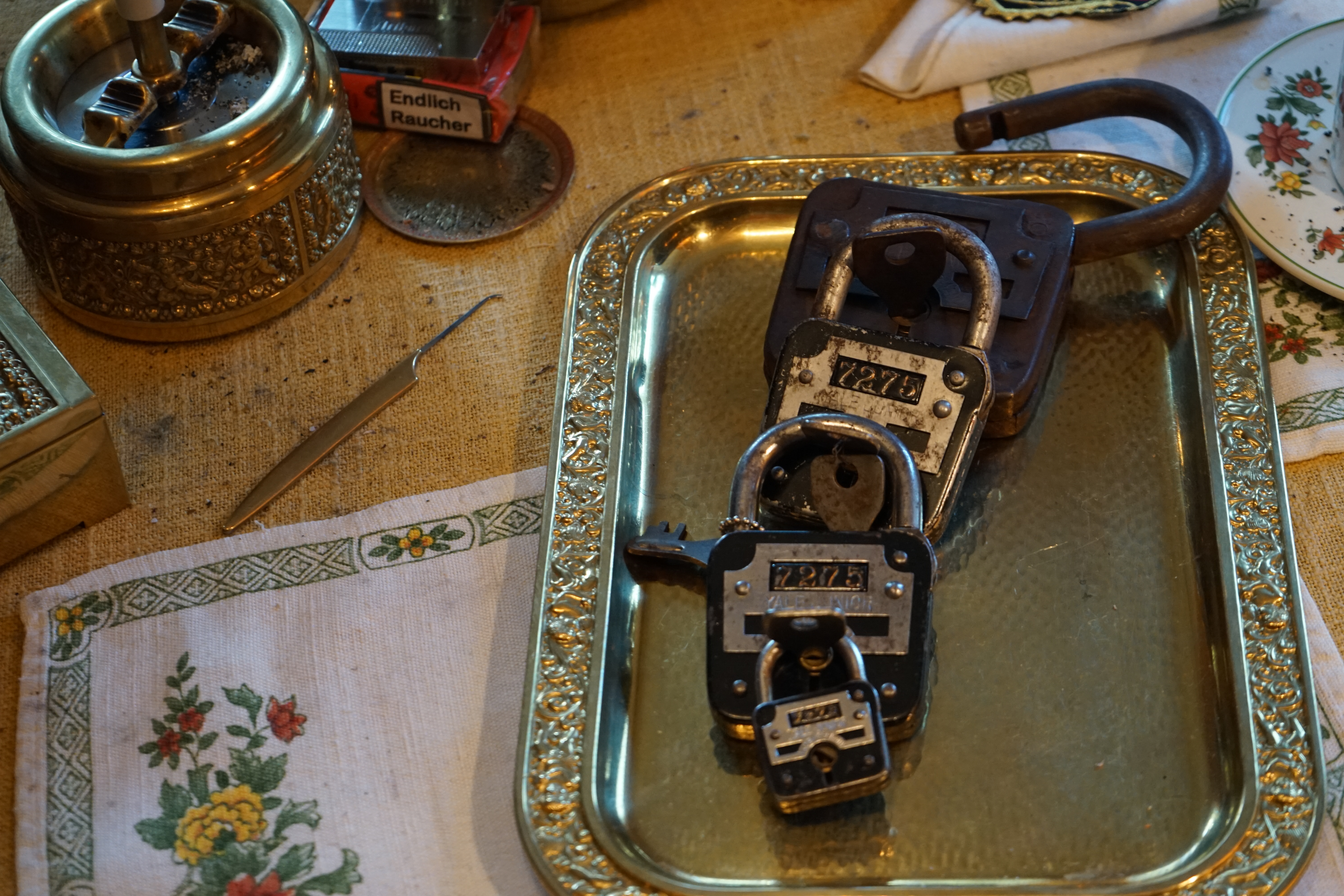 Arthur Bühl, Sympathieträger aus Fuhlsbüttel ( HAM ) betritt das Hasenstübchen. Arthurmeister`s Jukebox spielt: Slow Hand ! Ey Arthurmeister, du alter Sympathieträger: Heute schon gepickt oder was. Heute erst so spät lallt der Scholischek. Der Aufhocker: Prost Helbing ! Der Arkadasch prostet und sabbelt los. Im Hintergrund ist der Objektleiter Hannenberger zu hören: Wie immer. Arthur mein Cousin aus Istanbul ist doch verheiratet mit der Nichte meines Schwippschwager`s und dessen Frau kommt aus Sofia Bulgarien und deren Mann hat eine Schwester und die auch einen Freund und der hat ein Schloss und das ist zu und soll geöffnet werden und wie immer wird Dir ein baugleiches Schloss zum Verbleib in deiner Sammlung zugesandt. Der Einernoch in einem Wort: ABUS. Der Gelenkbusfuzzy, der HSV Ute und BMW Dedl sitzen am Stammtisch. Die Jukebox spielt Ina Müller: Dörp Reggae, au ja Jan Delay. Ute: Stößchen für den HSV. Bouncing Joe Asberry means great NBA. Heike VI lacht: Air Ball. Der Automatenpeter drückt an Arthurmeister`s einarmigen Banditen herum ! Herr Arthur Bühl du Detektiv: Warum gewinne ich immer ? Boogie lallt: ich will auch einen einarmigen Banditen. Heike II will wissen: Wo hast Du denn den einarmigen her ? Das Liebchen flötet: ich will auch immer gewinnen ! Justamente ruft Mr. Smitz vom Playboy, Hollywood, aus seiner Stammkeipe Bunny Hall, im ersten Stock auch Rabbit House, genannt, an. Ey Pornomeister: Is all tutti aposto, what`s going on. I have a Lock for your Lockpicking Sport, you know Pornomaster®. It is an ABUS. No really: A ABUS Padlock. A cutted Modell. Yes orginal from the Company. Yes, ZEUS or ABUS too, yes, yes made in Hong Kong. Stößchen for all, yes, yes Lokalrunde ! you know, yes Käppchen, yes, yes Rotkäppchen. A Bottle from Helbing for the Noagerlzuzler an another Bottle of GabiKo for Scholischek. Yes, yes, for the Einernoch and the buongiorno Eierlikör. The Jukebox plays: T S O P, the top sound of Philadelphia. Die Jukebox im Bunny Hall spielt von der B - Seite Engelbert. Yes, yes, from Vegas. Hilton. America, you know ! Arthurmeister: today is the Keyword: free beer free beer, yes yes, Freibier Freibier, you know. And for the BILD et Uschi greeting`s and stößchen`s. Yes, yes, i have a telefon call with her. She tells me the KI, the chat Gpt from Google the Pornomeister® , you know, beause you are the Präsident from Pornomeister® SARL int. you are tagged with our Präsident Donald Trump. Yes, yes really. With`s the greatest Prädident ! Shure, yes he tells America first. The Jukebox play`s: I Love America. Yes, Yes now listen, yes zuhören, listen you know. I have Kontakte, Connections, you know to Stuttgart. Yes. Patsch Baracks. Yes, and Kelly Baracks too. Yes and we are people from the Hasenstübchen and the Strigoy, yes with the Strigoy and the Droschkendieter we have a Kontakt, yes a telefon call to Mr. Präsident Donald Trump, you know. Buon Giorno ! Trump has as anounced he will fly with his Air Force One to HAM. Yes, Yes, Droschkendieter will him picking up in Fuhlsbüttel. We think inkognito, mayby with Melania. In Arthurmeister`s Jukebox spielt: Schöner fremder Mann ! Schwerti rülpst Prost und F1 Rudi lallt: Schumacher win`s in Austin, Texas. Why Mr. Präsident will visit the Hasenstübchen, your Bunny Hall ? He will make Prosit with the Stammtisch for a Beer and a Frikadelle ! What ? Frikadelle is Burger pur, you know ! Yes shure he will come to ( HAM ) Fuhlsbüttel to the Street Am Hasenberge, you Know, 200 meter`s from Santa Fu away. No, NO, Mr Smitz.us ! Don`t be stupid. We will make with Mr. Präsident Trump a Deal, you know, yes a big Deal with One hundret Prozent Winner Garantie. You know, the einarmiger Bandit in our Hasenstübchen winning every time ! And the Präsident will know the Mystery for every time winning. And we will telling him this Secret and our Lockpicker Stammtisch, you know our Round Table wish for this to make a deal. What you make a deal with Mr. Trump Yes ! What ! Aus Arthurmeister`s Jukebox erklingt: Der alte Wolf, Lupo, you know. Mr. Smitz, not so silly and stupid ! first keine Bier, Wein und Spirituosen Steuern. Keine Tabaksteuern ! I Have Trump twitterd, X, you know, he is from Germany and in Deutschland is kneipensterben, you know rotto ! No bankrotto. And Mr. Trump know`s what party is. Really Mr. Smitz ! And the Stammtischpeople from the Hasenstübchen, the rabbit house, will show him the Magische Dreieck, the mysterie or magic triangle ! What`s that Mr. Arthur Bühl ? First Ritze, second zum goldenen Handschuh, Honka, you know, third Elbschlosskeller. ! You know. Reeperbahn, Yes Sankt Pauli. Yes, this street is called Herbertstraße ! Yes, yes, Herbert is the Schutzpatron from the Bockschein, Yes, yes, der heilige Bim Bam. You must know the deal: we will take our money from the Sparclub, yes from the Sparpig. We make a Kredit and will pay in and around the Kiez - and he make`s TAX free for German Fassbier and Tabak etc. in the Hasenstübchen ! Yes, Dorschkendieter and Dedl drive too. The last fakt is: he has called with the Bild et Friede. Yes, Yes, Mr. Präsident Trump is sorry, because he must going to play Golf. Schade. But we think the Passwort every time Freibier Freibier called is. Parole Emil, oh i see today is the pass word free tax for the Objekt Hasenstübchen. You know Mr. Smitz. Die Jukebox spielt: Joy Flemming - Half Breed ! So, Mr. Smitz, don`t forget the Abus Cut Padlock. Yes, yes, Mr. Smitz and greetings to your Playboy Team in your Bunny Hall. Im Hasenstübchen kocht die Stimmung. Stößchen, Tänzchen ! High Noon ! BMW Dedl meint: sogar 271 km/h. Arthur Bühl, Detektiv aus Hamburg ist Mitglied im Detektiv Verband BUDEG und an die IKD angeschlossen. Als Arthurmeister® erklärt Herr Bühl bei Behörden wie Fedpol, LKA Forensik, das Lockpicking !