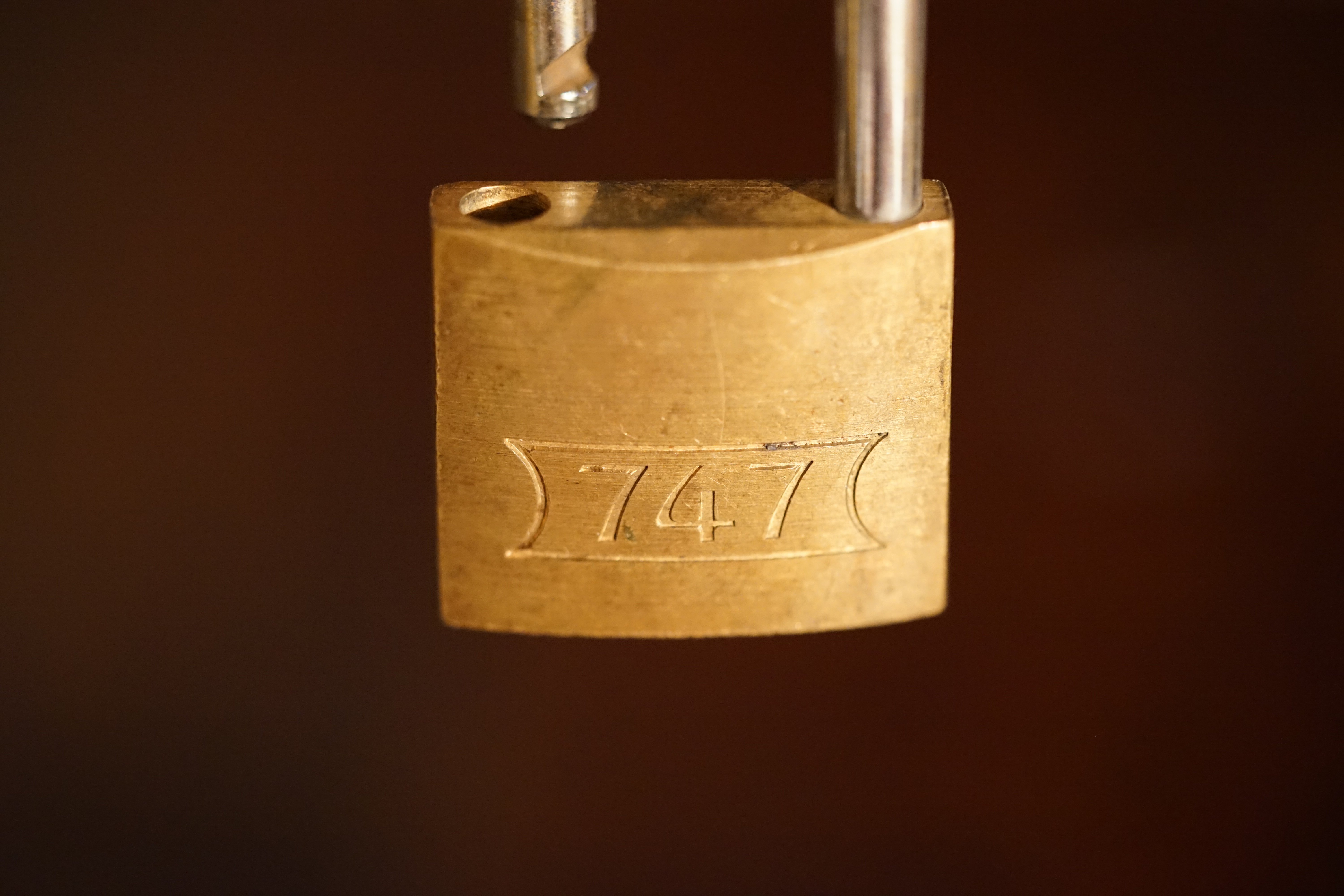 Lockpicker im Einsatz, ASSA ABLOY, Lockpicker Herz, patented by Arthur Bühl. Bühl, Detektiv aus Hamburg öffnet zerstörungsfrei Assa Abloy. Knacken, sägen, Love picking, Künstlerin knackt Liebesschlösser. Lockpicking. Arthur Andreas Bühl, Wiki, Fandom, Arthurmeister ®,Lockpickerherz ® Schlossherz ®, Pornomeister ®, Tagged with: Bühl, Stadt Bühl, Bühler Zwetschge, Bühl Wappen, Bühl Fahne, Bühl Design, Bühl Sign, Bühl Arthur, Zwetschgenhengst, Bühl Zwetschgenfest, Meister Arthur, Meister Porno, Porno Master, Arthur Andreas Bühl, Privatdetektiv, HAM. Bühl. Arthur Andreas Bühl. Hier ist die rasende Uschi von der Bild et und schreibt mit der neuen KI Arthurmeister den neuen SEO Text für 2025. Der Sympathieträger ist in Stuttgart, Baden - Württemberg geboren. Der Detektiv lebt in HAM, ist im Dienste der Wahrheitsfindung unterwegs, BUDEG. H1 Text der SEO schreibt: Hamburger knackte 1000 ( tausend ) Schlösser, Bild Zeitung, Performancekünstler, Xing, Arthurmeister `s Jukebox im Hasenstuebchen, Slow Hand - Pointer Sisters, Joy Flemming. 𝔄𝔯𝔱𝔥𝔲𝔯 𝔅ü𝔥𝔩, 𝔄𝔯𝔱𝔥𝔲𝔯𝔪𝔢𝔦𝔰𝔱𝔢𝔯® VereinsWiki / Fandom, Arthur Bühl. Bühl, Arthur, Jahrgang 1961, Made in Germany, Detektiv or Private Investigator, Performancekünstler und Lockpicker aus Hamburg erzählt in seinem Leporello wahre Geschichten aus dem Hasenstuebchen, Bunny Hall, Stammtisch, Fuhlsbüttel. Kaba Days Im Europapark Rust: Unternehmensschutz im Fokus, dorma kaba, Deutschland, praktische Vorführung von Arthur Buehl, Sportsfreunde. Koksa Vereinsauflösung taz Ein bisschen Ruhe bitte ! Arthur Bühl, der Weltbeste aus Stuttgart mit Wohnsitz im Lockpickermekka Hamburg ist auch Deutscher Meister. slideplayer: but Jesus is the only Masterwho can unlock the human soul. But there is another obvious difference between Arthurmeister and the " Jesusmeister " that connects today´s story to our lives. The tools that Arthur Bühl collected are mostly from the Stasi. Schlossherz, Lockpickerherz, Pornomeister, Bühl Fahne, Bühl Wappen, Bühl Stadt Wappen, UHU Linkedin Arthur Bühl, Arthurmeister, Präsident, Performance, Bundesverband für Detektive und Ermittler, Budeg. Arthur Andreas Bühl, EverybodyWiki Bios&Wiki, 27.03.61,Stuttgart, auch unter dem Pseudonym Arthurmeister bekannt, ist mehrfacher Deutscher Meister im Lockpicking. Koksa.Org Vereinsauflösung, Arthur Bühl, Arthurmeister, Tagesordnung, Mitgliederversammlung Arthurmeister`s Jukebox im Hasenstübchen by You Tube arthurmeister007, Schloßöffnung. Arthurbuehl@Arthurbuehl, X, Erfreulich ! Schlossindustrie und Elite rücken zusammen ! Verein, Sportsfreunde, Arthur Bühl, Erfahrung. FAZ.net Freizeit: Lockpickern bleibt nichts verschlossen - Doch der Beste der Besten hat alle schon besiegt: Der 42 jährige Kaufmann sitzt in Trachtenkleidung vor einer verrosteten alten Kiste. Preview Jesusmeister Homeleticsonline, At the Dutsch open Lock Picking Championship, Arthur Bühl emerged as the champion. No one picks locks as well as he does. Arthurmeister Phila-Locksmith Arthur Bühl Lock Picking Legend, Mr. Bühl, tool, nl, Sneek. Unter Knackern, jungle.world. Welt.de Die Kunst Sclösser ohne Schlüssel zu öffnen, Vereins-Mitbegründer und Vize Präsident trägt seine Leidenschaft schon auf der Krawatte: Sie ist blau mit gelben Schlüsseln drauf. The Master Touch: Lockpicker in the world Arthur Bühl. He`s this six-seven German private Investigator. He has this. The international Competition Whre Master Lock-Pickers… Arthur Bühl, the Dutsch Open Lock-picking champion. Charles Graeber … Arthurmeister standing above them all, with a beer stein in one hand and a cigarette in …. Wired.com Securitylaboratories.org, Arthur Bühl. Phila-locksmith.com - Arthur Bühl Lock Picking Legend, can see intimidating man. Toool, LockCon. Arthurmeister. Hailing from Hamburg, he is among a legion of German lock picker who have estabished their country as one of the top producers of master lock pickers. Slate.com Lock Picking: a arte de arrombar cadeados - Nascido em Hamburgo, o alemao Arthur Bühl é provavelmente um dos nomes mais conhecidos do submundo do lock picking. Conhecido nesse Círculo… Sportsfreunde Slik hacka vi i Norge pa 90-tallet Arthur Bühl PlusPedia, Arthur Andreas Bühl, Legend taz.de Ein bisschen Ruhe bitte Arthur Bühl, der Weltbeste aus Stuttgart mit Wohnsitz im Lockpickermekka Hamburg .. Telefonbuch, Meisterschaften. Jungle.World - Da hat auch Arthur Bühl, genannt " Arthurmeister ", durchaus Chancen auf weitere Titel für seine große Sammlung. " Scheiße ", brüllt der aus … The Lock Busters, Charles Graeber, Schließzylinder, Lock Picking, metallpinnen. Spiegel, Lockpicker: Die schnellsten Schlossknacker Deutschlands. Arthur Meister Bühl, Arthurmeister, ist amtierender Deutscher Meister der Lockpicker. Sein Hobby: Schlösser öffnen - ohne Schlüssel natürlich. media.ccc.de Schlossöffnung bei der Staatssicherheit der DDR ArthurMeister erläutert das operative Vorgehen und die speziellen Werkzeuge zur Schlossöffnung, die von der Staatssicherheit der DDR ……. Flickr Meister Arthur, Arthurmeister / Oberalster VfW Meisterschaft, Picktools.de FoeBud.org Schloß-Öffnen ArthurMeister aus Hamburg, erläutert, wie die Staatssicherheit…. Vortrag Bielefeld. Schlösser knacken: So einfach geht es!!! Gemäß ArthurMeister legt der Verein großen Wert auf den selbstauferlegten Kodex, der sich so… ZDF Lockpicking Reportage Boston Magazine.com The joy Lock Club The Arthurmeister was one of the top lock pickers in the world, and Towne was just a kid,but to everyone`s surprise - most especially to… Lock Picking 101 toool.us live I did vote arthurmeister when i first saw the site bevor the discussion on it startet but only……. Public Domain 147 Schloß-Öffnen ArthurMeister Bühl aus Hamburg, Gründungsmitglied…. Impressioning games Jos and Arthurmeister Aufsperrstunde ArthurMeister, ein Riesenkerl mit süddeutschem Akzent…. blogs.com Jesus, the Lock-Picker! - HOMELETICS - That might be a bit much, but nonetheless they call him the Arthurmeister! and then ther`s the JesusMaster, or Meister, if you will. if you….. Citywide RFID Master Arthurmeister Dezember / 2012 / SSDev Arthurmeister, Workshop, Barry Wels Herr Bühl sagt Danke ! xn-Arthur-bhl-heb.de Arthur Bühl, Detektiv aus Hamburg, Buehl, Siegel. Lockpickerherz.de Pornomeister.de Schlossherz.de Arthurmeister.de Linkedin Arthur Bühl ( Arthurmeister ) - Präsident - Von rechts nach links, Glück bringt`s. X. Linkedin, Detektiv aus Hamburg Acclaimed Lock Picker Explain the Art of Competive Locksport, Schyler Towne, Youtube, Arthurmeister, Gadget Hack. Key Cutting. Master Lock. Datenschleuder. Boston. Jägermeister. Demonstration not for Sale, Muster ohne Wert. Joe Asberry, Bouncing Joe. Angezettelt vom Fanclub. Radio-Eriwan.de Bildbeschreibung, Modula, SEO. Sympathietraeger. Im Prinzip ja, aber…. der Detektiv sei der Gärtner. Bunny Hall, B - Seite Jukebox. Schwarz, rot, gold. Bild Zeitung: Herr der tausend Schlösser. Zeiträuber. Streng vertraulich ! Fandom ! Boston. ABUS, Lock, security. Schlösser und Tresore von Ed Willis, The National Locksmith® - Guide to Modern Safe Locks by Mark Bates Tobias Locks, Safes and Security Markenanmeldung-Pornomeister-®-Praesident-Arthur-Buehl.jpeg Arthur-Buehl-Germany-Wappen-Arthurmeister007@gmail.com-Detektiv-Babyboomer-Sympathietraeger.png 𝔄𝔯𝔱𝔥𝔲𝔯-𝔅ue𝔥𝔩-Wappen-𝔄𝔯𝔱𝔥𝔲𝔯𝔪𝔢𝔦𝔰𝔱𝔢𝔯-®-Von-rechts-nach-links-Glueck-bringts-♥.gif 𝔄𝔯𝔱𝔥𝔲𝔯-𝔅ue𝔥𝔩-𝔄𝔯𝔱𝔥𝔲𝔯𝔪𝔢𝔦𝔰𝔱𝔢𝔯®-Arthur-Buehl-WebTuev®-ges.-gesch.-Die-E-Mail-lautet-Webtuev@WebTuev.de.png Arthur-A.-Buehl-Detektiv-aus-Hamburg-Arthurmeister®-Vitrine-Cut-Lock-veroeffentlicht-Xing-Linkedin-Facebook-Twitter-X.jpg Kaba, Schließzylinder, Zutrittskontrolle, Schlüssel, The Joy Lock Club, Houdini, Keyhole, Schyler, Toool, Lockpicker, Locksport, hulking, Arthurmeister, Linus Yale jr., Convention, Devitent Ollam, Barry Wels, Eddie the wire, Guide to Lockpicking, tools, TSA, approved baggage lock, Pin Tumbler, Medeco, Practical Lockpicking, Jakko Fagerlund, Javadi, open in Thirty Seconds, Sport, Schließkanal, Zylinder läßt sich drehen, Zeitvertreib, Lockcon, Locks, Security, Locksmith, Tool, bump key, Crypto Phone, Arthur Bühl, Charles Graeber, Arthurmeister ! booms Arthurmeister, Champ Julian, Kryptonite, ready to Rock, Lips, Oh, Arthur he sighs, Beer, Rotation, Vereins - Mitbergründer und Vizepräsident Arthur Bühl trägt seine Leidenschaft schon auf der Krawatte, Spardosenschloss, Understatement, Alles eine Frage der Übung, Geselligkeit, Ausdauer, Disziplin, Vertrauen, Ehrgeiz, Entspannung, Sportler, Hacker CCC, Profipickset, knacken, Zigarettenrauch, Unternehmensschutz im Focus, Zutrittskontrolle, Hahn & Kolb, Werkzeuge, Manipulation, Lösungen, Zylinder, Zeitwirtschaft, Presse BOX, Europa - Park, Kaba, Rust, The Joy Lock Club, Schyler Towne, Boston, Magazin, SSD, Arthur Bühl, a private Detektive from Germany, defeatet an all - Star field of Lockpicker´s to capture the aptey, Marc Weber Tobias ! Jesusmeister, Jesusmaster, Performancekünstler Xing, Hamburger Detektiv Arthur Bühl knackte 1000 Schlösser, Bild Zeitung, Steckbrief, wanted, Siegelring, Wappen Stadt Bühl, Bildbezeichnung, Arthurmeister007@gmail.com, Lockpickerherz, Schlossherz, Arthurmeister, Pornomeister, Arthur Bühl sagt: Junge Besen kehren besser, aber wir alten Bürsten kennen jede Ecke - Merzer. Deshalb habe ich keinen Grund ihnen zu glauben = aber sie möchten es so gern ! Bühl Wappen ges.gesch. für Inhaber Arthur A. Bühl: Im Dienste der Wahrheitsfindung. Im Falle eines Falles, klebt UHU aus Bühl wirklich alles und kurze Zeit drauf, ist alles wieder auf ! Arthur Bühl, Detektiv aus Hamburg und Präsident Pornomeister S.A.R.L Stammtisch Parole. Fandom und vendors. Unverkäufliches Musterexemplar. Demonstration and Example not for sale. Tilt 404. Mr. Smitz spricht: Der Weihnachtsmann, der Weihnachtsmann, hat keine Hosen an. Meisterkatze, BUEHL.-Wappen-ges-gesch-Arthur-Andreas-Buehl-DETEKTIV-Germany-HAM-1961-2061-BUEHL.png, Schlossherz-Arthur-Buehl.png, Arthur-Buehl-Detektiv-und-Sympathietraeger-Arthurmeister-®-Von-rechts-nach-links-Glueck-bringts-♥.png, Arthur-Buehl-Ina-Mueller.png, Arthur-Buehl-Detektiv-Hamburg-von-rechts-nach-links-Glueck-bringts-♥.png, Arthur-Buehl-Siegel-Ring-♥-𝔄𝔯𝔱𝔥𝔲𝔯-𝔅ue𝔥𝔩-𝔄𝔯𝔱𝔥𝔲𝔯𝔪𝔢𝔦𝔰𝔱𝔢𝔯®.jpg, LEGO-Billund-𝔄𝔯𝔱𝔥𝔲𝔯-𝔅ue𝔥𝔩-♥-PADLOCK-WIRED-LEGO-Schloss.jpg, Arthur-Buehl-Arthurmeister®-Europa-Open-Kaba-Days-Europapark-Rust.png, Arthur Bühl, Arthur meister ®, Lockpickerherz ®, Schlossherz ®, Porno meister ® Carsten Jasner, MUT PROBEN ! Das Leben ist tödlich. Aber es muß nicht sterbenslangweilig sein. In diesem Buch werde ich ab Seite 139 in dem Kapitel: Mut zur Lücke, Loch im Tresor. Todsichere Systeme und wie man sie knackt wie folgt beschrieben: Ein Mann mit Pferdeschwanz sitzt hoch konzentriert am Werktisch. Sein Blick ist ins Nichts gerichtet. Für das was er tut, braucht er seine Augen nicht, er sieht mit dem kleinen Stahlhaken zwischen seinen großen Fingern, mit denen er sich einen Weg in das Schicherheitsschloss bahnt. Er gleitet in die ölige Innenwelt, ertastet Wände, Widerstände, Ausbuchtungen. Er fühlt schließlich die genaue Position der Stifte, rastet einen nach dem anderen ein. Diese Momente, sagt der Zweimeter mann, seien " Vorboten zum Orgasmus " ! Arthur Bühl, von seinen zahlreichen Bewunderern " ARTHURMEISTER " genannt, ist einer der Besten bei den Sportsfreunden der Sperrtechnik, einem Verein in dem sich bundesweit rund fünfzehnhundert Mitglieder in sechzehn Ortsgruppen treffen, um in ihrer Freizeit Schlösser zu knacken. Ins Leben gerufen hat den Verein Arthur Bühl und sein Freund Steffen Wernèry, ein Mitbegründer des Caos Computer Club. Digital hacken oder analog knacken - für Wernèry gibt es da keinen Unterschied. Hier wie da treibt ihn der rebellische Reiz, Lücken im System zu finden, die Verkäufer als todsicher preisen. " Doch sicher ist nur, daß alles aufgeht " ! Dafür sort die Lust, die jeder kennt: Schatzkammern zu betreten, Geheimnisse zu entschlüsseln, Widerstände zu überwinden, Verbotenes zu tun, sich Zugang zu veerbogenen Ecken und Winkeln zu verschaffen. Die " Sportsfreunde " treibt diese Lust seit ihrer Kindheit um. Wernèry bog mit zwölf Jahren seinen ersten Dietrich aus einem Kleiderbügel und sperrte seine Lehrer ein. Der kleine Arthur bekam eine Ahnung von seinem Talent, als es ihm gelang, die Spardose schlüssel - und zerstörungsfrei zu entriegeln. Heute triumphiert er als mehrfacher Deutscher Meister im sogenannten Lockpicking, dem Öffnen von Schlössern unter Wettkampfbedingungen. Immerhin siebenundsechzig Jahre lang war das erste Sicherheitschloss der Welt tatsächlich ein Sicherheitsschloss. Der englische Tüftler Joseph Bramah, der so nützliche Dinge erfand wie eine Banknoten - Nummeriermaschine und eine Zapfanlage, die heute noch in britischen Pubs Bier in Gläser sprotzt, ersann 1784 ein Zylinderschloss, daß als unbezwigbar galt - bis 1851 ein professioneller Knacker nach sechzehn Tagen engagierten Stocherns das Ding öffnete. Dieser Akt war ein Schlüsselerlebnis in der Beziehung zwischen Mensch und Mechanik. Ein Sieg der lebendigen Sinne über ein sprödes System - zu einer Zeit, da die Gesellschaft sich dem stampfenden Rhythmus der Industrialisierung unterwarf und der Glaube an das Heil der Technik verdrängte. Lockpicking wurde zu einem populären Sport, der Helden schuf. In den dreißiger Jahren des 20. Jahrhunderts etwa gelangte ein Prister zu Weltruhm, weil er reihenweise sowohl als einbruchsicher gepriesene Tresore als auch " ausbruchsichere " Gefängnisschlösser entriegelte. " Der schwerste Schrank hat seine Schwächen, er läßt sich ohne Müh erbrechen " ! - diese alte Panzerknacker Weisheit hat nach wie vor Gültigkeit; sie hängt über den Köpfen der Hamburger Lockpicker. Arthurmeister braucht für handelsübliche Stiftschlösser, die fast jede Wohnungstür zieren, zwischen zehn Sekunden und fünf Minuten, je nach Hersteller. Bohrmuldenschlösser, die bei der Deutschen Post, auf Flughäfen und in Atomkraftwerken verwendet werden, sind vor ihm ebenso wenig sicher. Er nutzt dabei mechanische Ungenauigkeiten, winzige Spielräume, die sich bei der Herstellung nicht vermeiden lassen und zehnmal dünner sind als ein Haar. Ein paar Mal klickt es, der Meister dreht den Zylinder, streicht seine Haare zurück, steckt sich eine Zigarette an. " Tja " sagt er, " und wenn man dann das Schloss aufkriegt - das ist ein geiles Gefühl ! " Ich habe dann später den Jasner in Berlin angerufen. Bei dem Telefonat kam lediglich heraus er wüßte von dem Interview nichts mehr und wolle auch nichts mehr wissen. Da habe ich noch bemerkt, er hätte auf dem Lockpicking " Bunten Nachmittag " nicht so nerven brauchen, wenn er dann doch so einiges durch den " Tüddel " kriegt. Taged mit: Spiel nicht mit den Schmuddelkindern ! Verzwetschget mit: Bühl Arthur, Bühl Wappen, Bühl Fahne, Bühl Urkunde, Bühl Patent, Bühl achteck, Zwetschgenhengst, Zwetschgenfest, Meister Arthur, Bühler Zwetschge Arthur Andreas Bühl, Detektiv, Privatdetektiv, Hamburg,Germany, Siegel Ring. Arthurmeister007@gmail.com Arthurmeister-Mastertouch@Arthurmeister-Mastertouch.de Arthurmeister-Slowhand@Arthurmeister-Slowhand.de ArthurBuehl@ArthurBuehl.de Arthurmeister@Arthurmeister.de Pornomeister@Pornomeister.de Schlossherz@Schlossherz.de Lockpickerherz@Lockpickerherz.de Mr.Smitz@Mr.Smitz.us Sympathietraeger@Sympathietraeger.com Arthur-Buehl@Arthur-Buehl.de Unzenziert@Unzenziert.de Hasenstuebchen@Hasenstuebchen.de Cartomanze@Cartomanze.de Martinameisterin@Martinameisterin.de Seogeister@Seogeister.de Seo-Geister@Seo-Geister.de Scholischek@Scholischek.de Web-Tuev@Web-Tuev.de Webseitentuev@Webseitentuev.de Zwetschgenhengst@Zwetschgenhengst.de Tresorherz@Tresorherz.de Legal1001@Legal1001.de Meisterkatze@Meisterkatze.de ArthurAndreasBuehl@ArthurAndreasBuehl.de Arthur-Andreas-Buehl@Arthur-Andreas-Buehl.de Katzenveit@Katzenveit.de Schlosstaster@Schlosstaster.de Schnellauf@Schnellauf.de Securator@Securator.org Raucherherz@Raucherherz.de Leporello@Leporello.us Frauenwirt@Frauenwirt.de Endlich-Raucher@Endlich-Raucher.de EndlichRaucher@EndlichRaucher.de DoubleBrain@DoubleBrain.de Rappermeister@Rappermeister.de meisterArte@meisterArte.de Der-Aufmacher@Der-Aufmacher.de The-Opener@The-Opener.de Geiler-Schwanz@Geiler-Schwanz.de GeileVotze@GeileVotze.de