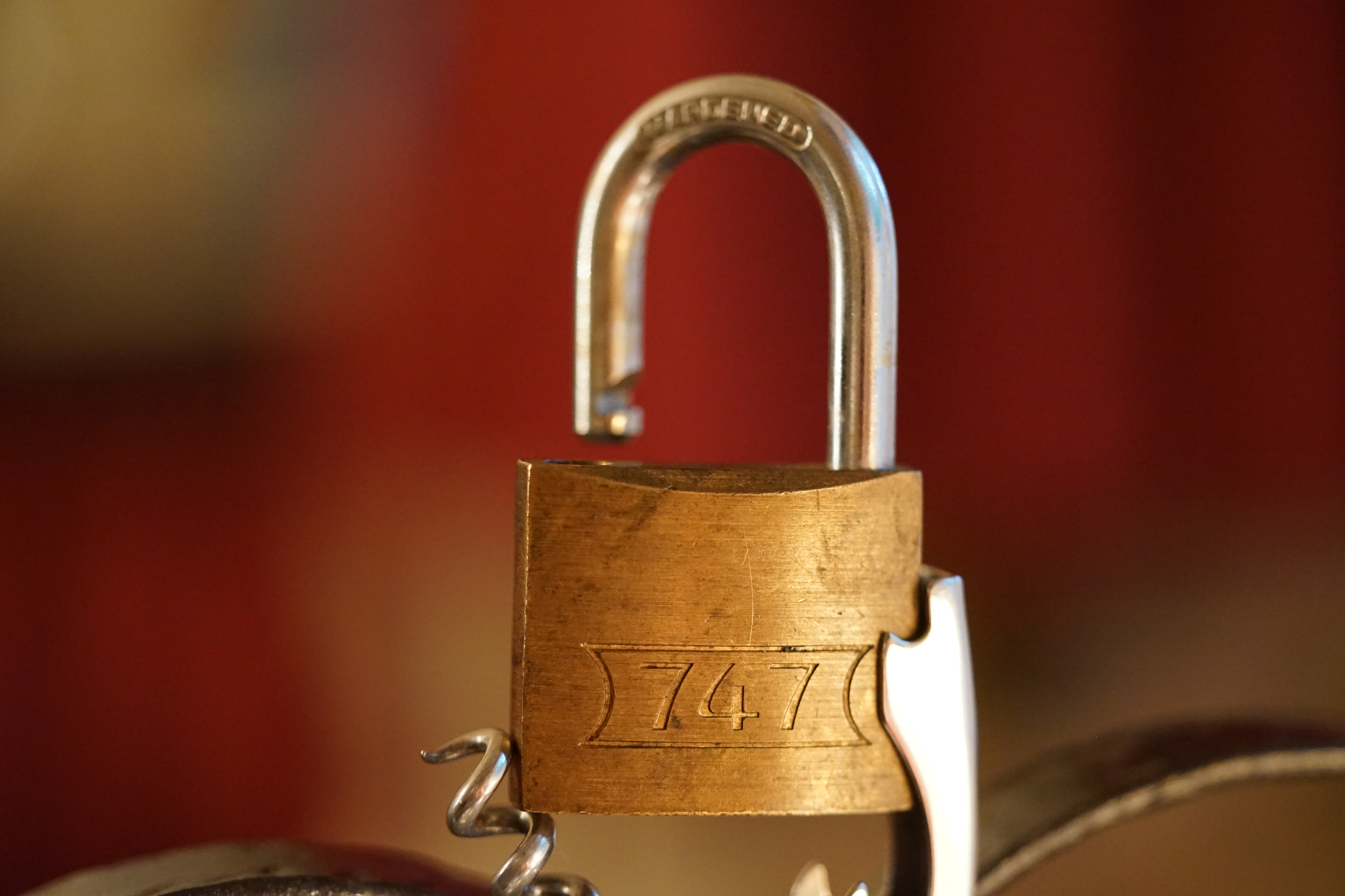 Arthur Andreas Bühl, Arthurmeister ®,Lockpickerherz ® Schlossherz ®, Pornomeister ®, Bühl, Arthurmeister ist Lockpicker aus Leidenschaft. Der erste Erfolg: Das zerstörungsfreie Öffnen seiner Spardose. Sobald er einen Draht biegen konnte, öffnete er auch Bartschlösser. Bei Fahradschlössern: Es ist einfach ein lüsternes Gefühl wenn es schnappt. Bühl fing nun an eigene Dietriche zu biegen. Mit Hilfe vom Nachbarn Mendel, Tischler aus Asperg, lernte er auch Tricks wie Türen generell schnell geöffnet werden können. Der Mendel half Arthur weitere, härtere Dietriche herzustellen. Diese Sperrzeuge wurden dann im Burggraben der Festung Hohenasperg auf ihre Tauglichkeit getestet. Und auch beim Lockpicking verhält es sich so wie der Amy in den Patsch Barracks schwätzt: learning bei doing und verschenkte ein Pickset. Mit solchen Pick`s lassen sich Zylinderschlösser zerstörungsfrei öffnen und auch flippern. Gerne ließen sich Vorhangschlösser picken; nein besser pflücken. Seit dieser Zeit häuft Bühl, Arthurmeister Schließzylinder und Vorhängeschlösser an. Er sammelt Schlösser der Marken ABUS und BKS und CES Auch besondere Öffnungswerkzeuge, auch einige von der Stasi lassen sich hier bewundern. Später schulte er dann zusammen mit Steffen Wernèry, ehemaliger Pressesprecher vom Chaos Computer Club, Behörden, Industrievertreter, Feuerwehren und natürlich auch Leute im Hasensübchen am Stammtisch. Taged mit: Spiel nicht mit den Schmuddelkindern ! Taged with: Bühler Zwetschge, Bühl Wappen, Zwetschgenhengst, Zwetschgenfest, Meister, Arthur Andreas Bühl, Privatdetektiv.