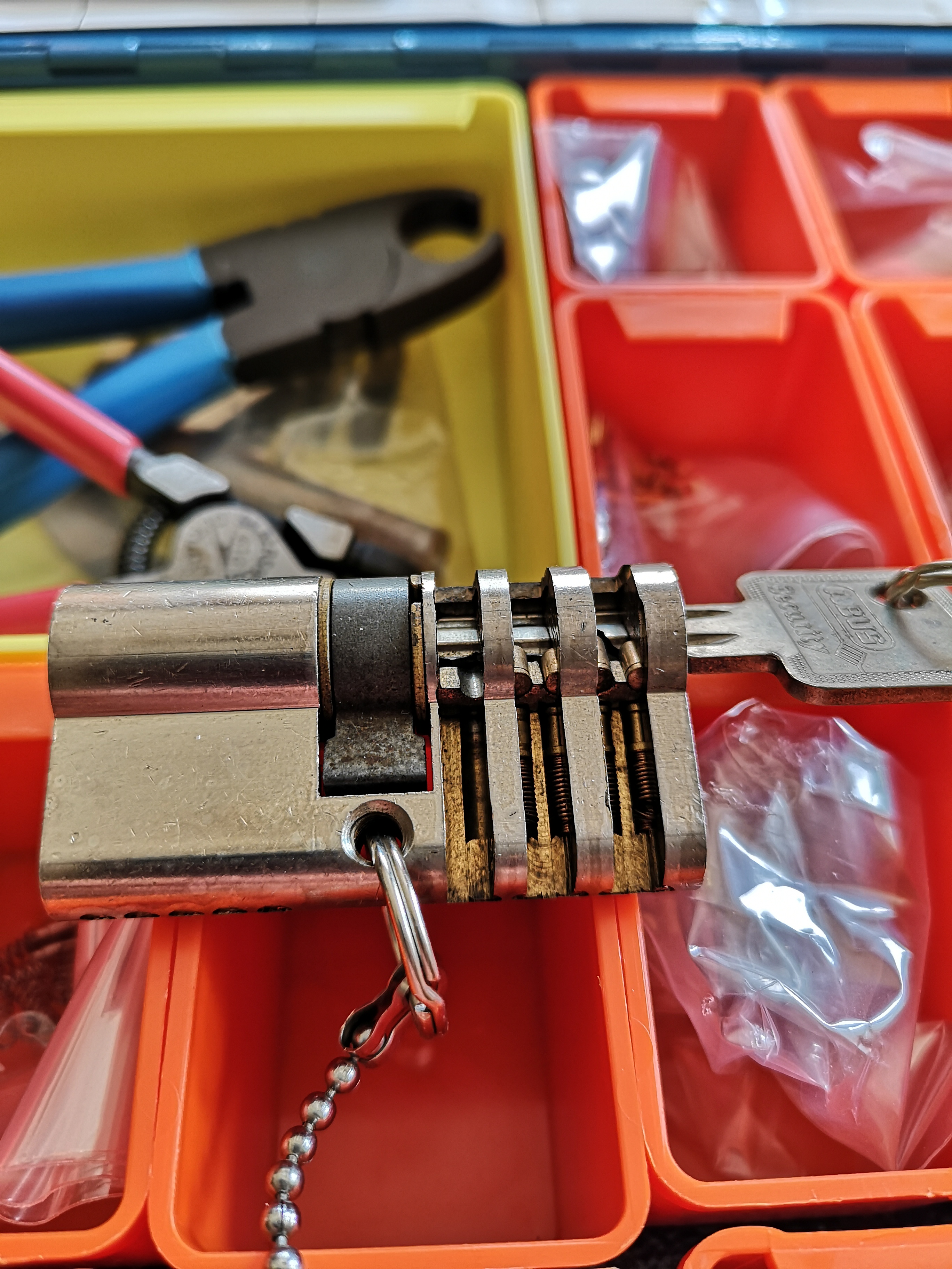 𝔄𝔯𝔱𝔥𝔲𝔯 𝔅ü𝔥𝔩, 𝔄𝔯𝔱𝔥𝔲𝔯𝔪𝔢𝔦𝔰𝔱𝔢𝔯 ® Ersatzseo Bild Friseur Flickr: Bühl, Arthur, Jahrgang 1961, Made in Germany, Detektiv or Private Investigator how Mr. Smitz from the PLAYBOY, Beverly Hills, say`s: Yes Mr. Smitz i will send you the Photo Arthurmeister`s F1 Jacket for your Leporello US. to your E - Mail Mr.Smitz@Mr.Smitz.us. Ok, Mr. Smitz. Mr. Smitz do you know what Google Earth is ? Take BÜHL Arthur, only by Google Earth, you know ? have done it ? Yes Google will show you my Panel superfast. Cool, Arthurmeister, cool. Yes Mr. Smitz, this can i do for you too ! Yes with SEO. Yes, yes, i have Arkadasch erklärt, sein Erikli pasta is not so genial. Der beste Zwetschgenkuchen, you know, plum tart, is from the Stadt Bühl. Not laughing in the USA. Bühl is a City like my Name. And the People in this City called it: Zwetschgendatschi ! you know. This is the world best plumcake. Yes Datschi ! Yes, Stadt Bühl is near Baden - Baden, the Casino, you know ! Yes. Baden-Württemberg. Black Forest, you know ! You must know there is since 1927 the traditionell Zwetschgenfest. And there ist the Zwetschgenkönigin ! Mr. Smitz, my Ur Ur Ur Ur Grandfather is born in Bühl. My Great Grand Grand Mother where also born in the town Bühl. Their profession was Zwetschgenpicker. Not Lockpicker, Zwetschgen / Plum Picker. And Rüttler. Oh, really ! Yes, Yes. And since this time the name of the family Bühl from the Stadt Bühl is: Yes you know - Buehl. Yes i will give Greetings from you to Mrs. Friede Springer from the Newspaper BILD et. Yes, the Elbphilharmonie is in Betrieb. OH, Mr. Smitz, greeting´s to you from Joe Asbbery, NBA, you know, our bouncing Joe. Tomorrow we will meet us in the Hasenstübchen, our Rabbit Hall. For Lockpicking und Beer. Call you. Parole Emil ! Not E-Mail. Provided by www.Arthur-Bühl.de and www.Arthurmeister.de In der Vitrine von Arthur Andreas Bühl, Arthurmeister sind Schlösser, Padlocks, von ABUS, Master, BKS, CES, DOM, EVVA, Assa Abloy, Z Ikon, Kaba, Keso, ASSA, Winkhaus, Wilka, Trelock, Schmelting, Bode Panzer, Ancor Las, Drumm Geminy, Xylock, SEA, Medeco, Mul-T-Lock, Cut away, ABUS Granit, Pfaffenhain, E*S, ESS, Nemef, BAB, Babelsberg, Stasi, Diskus, WMF, Tesa, Vachette, Cisa, Wally, Rielda, Mottura, Viro, FAI, GeGe, Fichet, Bode Panzer, Tresor, Bramah, Protector, Braun`s Patent, Walomatus, Arolds, Combination Lock, Yale, Master, American Lock, Tubular, China, Indien, Aligarh, Nepal, Thailand, Zahlenschlösser, Himmelsschlüssel und noch vieles mehr, vorhanden. Alle Schliesszylinder sind Übungsmaterial für das Lockpicking. Schlagschlüssel sind auch dabei. Das Wappen Bühl ist angebracht. Die Fahne hängt im Hasenstübchen. Arthurmeister`s Jukebox by YouTube spielt Pointer Sisters: Slow Hand, Arthurmeister with the Mastertouch ! ♥ SEO für heute: Parole Emil ! Bühl. Arthur A. Bühl. Der Sympathieträger ist in Stuttgart, Baden - Württemberg geboren. Der Detektiv lebt in HAM. H1 Text der SEO schreibt: 𝔄𝔯𝔱𝔥𝔲𝔯 𝔅ü𝔥𝔩, 𝔄𝔯𝔱𝔥𝔲𝔯𝔪𝔢𝔦𝔰𝔱𝔢𝔯 ® Bühl, Arthur, Jahrgang 1961, Made in Germany, Detektiv or Private Investigator how Mr. Smitz from the PLAYBOY, Beverly Hills, say`s. Yes Mr. Smitz i will send you the Photo Arthurmeister`s F 1, Jacket for your LeporelloUS. to your E - Mail Mr.Smitz@Mr.Smitz.us. Ok, Mr. Smitz. Mr. Smitz do you know what Google Earth is ? Take BÜHL Arthur, only by Google Earth, you know ? have done it ? Yes Google will show you my Panel superfast. Cool, Arthurmeister, cool. Yes Mr. Smitz, this can i do for you too ! Yes with SEO. Yes, yes, i have Arkadasch erklärt, sein Erikli pasta is not so genial. Der beste Zwetschgenkuchen, you know plum tart, is from the Stadt Bühl. Not laughing in the USA. Bühl is a City like my Name. And the People in this City called it: Zwetschgendatschi ! you know. This is the world best plumcake. Yes Datschi. Yes, Stadt Bühl is near Baden - Baden, the Casino, you know ! Yes. Baden-Württemberg. You must know there is since 1927 the traditionell Zwetschgenfest. And there ist the Zwetschgenkönigin ! Mr. Smitz, my Ur Ur Ur Ur Grandfather is born in Bühl. My Great Grand Grand Mother where also born in the town Bühl. Their profession was Zwetschgenpicker. Not Lockpicker, Zwetschgen / Plum Picker. And Rüttler. Oh, really ! Yes, Yes. And since this time the name of the family Bühl from the Stadt Bühl is: Yes you know - Buehl. Yes i will give Greetings from you to Mrs. Friede Springer from the Newspaper BILD et. Yes, the Elbphilharmonie is in Betrieb. OH, Mr. Smitz, greeting´s to you from Joe Asbbery, NBA, you know. Tomorrow we will meet us in the Hasenstübchen, our Rabbit Hall. For Lockpicking und Beer. Call you. Parole Emil ! H1 Text der SEO schreibt weiter: 𝔄𝔯𝔱𝔥𝔲𝔯 𝔅ü𝔥𝔩, 𝔄𝔯𝔱𝔥𝔲𝔯𝔪𝔢𝔦𝔰𝔱𝔢𝔯® Herr Arthur Bühl, kritischer Privatdetektiv aus der Hansestadt Hamburg, bereitet sich auf ein Interview mit der BILD et vor. Bei Babsi und Gina in Fuhlsbüttel wird ihm zuvor der Vokuhila geschnitten. Herr Arthur Bühl wurde schon in der BILD et als " Herr der Schlösser " beschrieben. " Ein bisschen Ruhe bitte " schreibt Jan Freitag von der TAZ. Er erwähnt auch eine Mustertür by Wendt. Es wird darin herumgeprökelt. Selbst Arthur Bühl, der weltbeste aus dem Lockpicker Mekka Hamburg, betreibt pures Understatement, weil er sein Schloss in nur 20 Sekunden " geknackt " hat. Charles Graeber von der Wired.com beschreibt in seinem Artikel Master Lock - Pickers do bottle Arthur Bühl " The Master of the Universe ", Arthur Bühl a private Detective of Germany open locks. Bühl`s Fabio - the - Barbarian Look stands out. He wins the Dutch Open and is now Master of the Universe. The people cry: " Arthurmeister ! booms Arthurmeister ". Mark Webber Tobias, the Author of Locks, Safes, and Security, a Police Reverence, say: Arthurmeister, that ist beautyful. " Open ! " sagt Arthurmeister ", offen ist gut, schneller offen ist besser ". " Beer !" Arthurmeister booms back and a new Champion is born. Die Welt berichtet: " Die Kunst, Schlösser ohne Schlüssel zu öffnen ". Vereinsmitbegründer und Vizepräsident Arthur Bühl trägt seine Leidenschaft schon auf der Krawatte. Sie ist rot mit gelben Schlüsseln drauf. Intern wird er ehrfürchtig " Meister Arthur " gerufen. Er hat es zum siebenfachen Deutschen Meister in verschiedenen Disziplinen geschafft. Er pickt seit der Kindheit. Sein erstes Trainingsobjekt war sein Spardosenschloss - Ein klassischer Einstieg… . Die Slate berichtet über Arthur Bühl als Lockpicking Legend. Es gibt einen Artikel Tool for Picking and Decoding by Stasi, CCC, Vortrag Berlin. Amateur Hour berichtet: Arthurmeister has " The Master Touch ". Bei den Kaba Day `s im Europa Park Rust schreibt die Pressebox: auf großes Interesse der Teilnehmer stieß auch die praktische Vorführung von Steffen Wernéry und Arthur Bühl, die gängige mechanische Schließzylinder ohne Schlüssel zerstörungsfrei öffnen. Meist in Sekundenschnelle. Auch die Chemnitzer Zeitung " Freie Presse " hat über das Lockpicking und Arthur Andreas Bühl alias Arthurmeister berichtet. Dwight Perry schreibt: Arthur Bühl has good hands ! In der Philalocksmith wird Arthur Bühl auch als Lockpicking Legend betitelt. Es gibt auch einen Beitrag, 360 Meridianos. In der Datenschleuder, CCC, wurde über ihn als Sympathieträger berichtet. Veröffentlicht unter Linkedin, Xing, Google Panel, Twitter X. In der Vitrine von Arthur Andreas Bühl, Arthurmeister® sind Schlösser, Padlocks, von ABUS, BKS, CES, DOM, EVVA, Assa Abloy, Z Ikon, Kaba, Keso, ASSA, Winkhaus, Wilka, Trelock, Schmelting, Bode Panzer, Ancor Las, Drumm Geminy, Xylock, SEA, Medeco, Mul-T-Lock, Cut away, ABUS Granit, Pfaffenhain, E*S, ESS, Nemef, BAB, Babelsberg, Stasi, Diskus, WMF, Tesa, Noch, Vachette, Cisa, Wally, Rielda, Mottura, Viro, FAI, GeGe, Fichet, Bode Panzer, Tresor, Bramah, Protector, Braun`s Patent, Walomatus, Arolds, Combination Lock, Yale, Master, American Lock, Tubular, China, Indien, Aligarh, Nepal, Thailand, Zahlenschlösser, Himmelsschlüssel und noch vieles mehr, vorhanden. Alle Schliesszylinder sind Übungsmaterial für das Lockpicking. Schlagschlüssel und so vieles mehr, sind auch dabei. Auch der Sputnik. Verschlagwortet mit: ♥ Vokuhila, Friseur ♥ Schwäbischer Hengst, Zwetschgen Heini, Bühl er, Zwetschge, Google Earth, Mittelpunkt der Welt, Martinameisterin, Cartomanze, Scholischek, " HIGH NOON ! ". ♥ Parole Emil ! SEO NEU Twitter X 11.06.24 Bilder Budeg ( Bold serif ) Arthur Andreas Bühl, Detektiv, made in Germany, born 1961 in Stuttgart, Baden - Württemberg, living in HAM, Im Dienste der Wahrheitsfindung unterwegs, betreibt in seiner Freizeit Lockpicking aus Leidenschaft. Der mehrfache Deutsche Meister wird in der WIRED als " Master of the Universe " betitelt. In der BILD et ist der Artikel " Herr der Schlösser " abgedruckt. Im Hasenstübchen - Fuhlsbüttel, am Hasenberge, Santa Fu, wird gefeiert. Arthurmeister® stellt seinen Leporello " Der Aufmacher " vor. Der Stammtisch grölt " OFFEN ". Scholischek, Rudi, Heike I, Noagerlzutzler, Arthur und Joe Asberry, der alte NBA ler, prosten sich zu. Arthurmeister`s Jukebox auf YouTube spielt Pointer Sisters - Slow Hand ! ♥ Beim Tanzen ruft die Cartomanze " Ey du Sympthieträger ♥, komm mal her " ! SEO für heute: DETEKTIV, Arthur Bühl, Lockpicker, Deutscher Meister, pickt ABUS Padlock. 𝐀𝐫𝐭𝐡𝐮𝐫 𝐀. 𝐁ü𝐡𝐥, 𝐃𝐞𝐭𝐞𝐤𝐭𝐢𝐯, 𝐦𝐚𝐝𝐞 𝐢𝐧 𝐆𝐞𝐫𝐦𝐚𝐧𝐲, 𝐛𝐨𝐫𝐧 𝟏𝟗𝟔𝟏 𝐢𝐧 𝐒𝐭𝐮𝐭𝐭𝐠𝐚𝐫𝐭, 𝐁𝐚𝐝𝐞𝐧 - 𝐖ü𝐫𝐭𝐭𝐞𝐦𝐛𝐞𝐫𝐠, 𝐥𝐢𝐯𝐢𝐧𝐠 𝐢𝐧 𝐇𝐀𝐌, 𝐈𝐦 𝐃𝐢𝐞𝐧𝐬𝐭𝐞 𝐝𝐞𝐫 𝐖𝐚𝐡𝐫𝐡𝐞𝐢𝐭𝐬𝐟𝐢𝐧𝐝𝐮𝐧𝐠 𝐮𝐧𝐭𝐞𝐫𝐰𝐞𝐠𝐬, 𝐛𝐞𝐭𝐫𝐞𝐢𝐛𝐭 𝐢𝐧 𝐬𝐞𝐢𝐧𝐞𝐫 𝐅𝐫𝐞𝐢𝐳𝐞𝐢𝐭 𝐋𝐨𝐜𝐤𝐩𝐢𝐜𝐤𝐢𝐧𝐠 𝐚𝐮𝐬 𝐋𝐞𝐢𝐝𝐞𝐧𝐬𝐜𝐡𝐚𝐟𝐭. 𝐃𝐞𝐫 𝐦𝐞𝐡𝐫𝐟𝐚𝐜𝐡𝐞 𝐃𝐞𝐮𝐭𝐬𝐜𝐡𝐞 𝐌𝐞𝐢𝐬𝐭𝐞𝐫 𝐰𝐢𝐫𝐝 𝐢𝐧 𝐝𝐞𝐫 𝐖𝐈𝐑𝐄𝐃 𝐚𝐥𝐬 " 𝐌𝐚𝐬𝐭𝐞𝐫 𝐨𝐟 𝐭𝐡𝐞 𝐔𝐧𝐢𝐯𝐞𝐫𝐬𝐞 " 𝐛𝐞𝐭𝐢𝐭𝐞𝐥𝐭. 𝐈𝐧 𝐝𝐞𝐫 𝐁𝐈𝐋𝐃 𝐞𝐭 𝐢𝐬𝐭 𝐝𝐞𝐫 𝐀𝐫𝐭𝐢𝐤𝐞𝐥 " 𝐇𝐞𝐫𝐫 𝐝𝐞𝐫 𝐒𝐜𝐡𝐥ö𝐬𝐬𝐞𝐫 " 𝐚𝐛𝐠𝐞𝐝𝐫𝐮𝐜𝐤𝐭. 𝐈𝐦 𝐇𝐚𝐬𝐞𝐧𝐬𝐭ü𝐛𝐜𝐡𝐞𝐧 - 𝐅𝐮𝐡𝐥𝐬𝐛ü𝐭𝐭𝐞𝐥, 𝐚𝐦 𝐇𝐚𝐬𝐞𝐧𝐛𝐞𝐫𝐠𝐞, 𝐒𝐚𝐧𝐭𝐚 𝐅𝐮, 𝐰𝐢𝐫𝐝 𝐠𝐞𝐟𝐞𝐢𝐞𝐫𝐭. 𝐀𝐫𝐭𝐡𝐮𝐫𝐦𝐞𝐢𝐬𝐭𝐞𝐫® 𝐬𝐭𝐞𝐥𝐥𝐭 𝐬𝐞𝐢𝐧𝐞𝐧 𝐋𝐞𝐩𝐨𝐫𝐞𝐥𝐥𝐨 " 𝐃𝐞𝐫 𝐀𝐮𝐟𝐦𝐚𝐜𝐡𝐞𝐫 " 𝐯𝐨𝐫. 𝐃𝐞𝐫 𝐒𝐭𝐚𝐦𝐦𝐭𝐢𝐬𝐜𝐡 𝐠𝐫ö𝐥𝐭 " 𝐎𝐅𝐅𝐄𝐍 ". 𝐒𝐜𝐡𝐨𝐥𝐢𝐬𝐜𝐡𝐞𝐤, 𝐑𝐮𝐝𝐢, 𝐇𝐞𝐢𝐤𝐞 𝐈, 𝐍𝐨𝐚𝐠𝐞𝐫𝐥𝐳𝐮𝐭𝐳𝐥𝐞𝐫, 𝐀𝐫𝐭𝐡𝐮𝐫 𝐮𝐧𝐝 𝐉𝐨𝐞 𝐀𝐬𝐛𝐞𝐫𝐫𝐲, 𝐝𝐞𝐫 𝐚𝐥𝐭𝐞 𝐍𝐁𝐀 𝐥𝐞𝐫, 𝐩𝐫𝐨𝐬𝐭𝐞𝐧 𝐬𝐢𝐜𝐡 𝐳𝐮. 𝐀𝐫𝐭𝐡𝐮𝐫𝐦𝐞𝐢𝐬𝐭𝐞𝐫`𝐬 𝐉𝐮𝐤𝐞𝐛𝐨𝐱 𝐚𝐮𝐟 𝐘𝐨𝐮𝐓𝐮𝐛𝐞 𝐬𝐩𝐢𝐞𝐥𝐭 𝐏𝐨𝐢𝐧𝐭𝐞𝐫 𝐒𝐢𝐬𝐭𝐞𝐫𝐬 - 𝐒𝐥𝐨𝐰 𝐇𝐚𝐧𝐝 ! ♥ 𝐁𝐞𝐢𝐦 𝐓𝐚𝐧𝐳𝐞𝐧 𝐫𝐮𝐟𝐭 𝐝𝐢𝐞 𝐂𝐚𝐫𝐭𝐨𝐦𝐚𝐧𝐳𝐞 " 𝐄𝐲 𝐝𝐮 𝐒𝐲𝐦𝐩𝐭𝐡𝐢𝐞𝐭𝐫ä𝐠𝐞𝐫 ♥, 𝐤𝐨𝐦𝐦 𝐦𝐚𝐥 𝐡𝐞𝐫 " ! 𝐒𝐄𝐎 𝐟ü𝐫 𝐡𝐞𝐮𝐭𝐞: 𝐃𝐄𝐓𝐄𝐊𝐓𝐈𝐕, 𝐀𝐫𝐭𝐡𝐮𝐫 𝐁ü𝐡𝐥, 𝐋𝐨𝐜𝐤𝐩𝐢𝐜𝐤𝐞𝐫, 𝐃𝐞𝐮𝐭𝐬𝐜𝐡𝐞𝐫 𝐌𝐞𝐢𝐬𝐭𝐞𝐫, 𝐩𝐢𝐜𝐤𝐭 𝐀𝐁𝐔𝐒 𝐏𝐚𝐝𝐥𝐨𝐜𝐤. 𝗩𝗲𝗿𝘇𝘄𝗲𝘁𝘀𝗰𝗵𝗴𝗲𝘁 𝗺𝗶𝘁: 𝔄𝔯𝔱𝔥𝔲𝔯 𝔅ü𝔥𝔩, 𝗔𝗿𝘁𝗵𝘂𝗿𝗺𝗲𝗶𝘀𝘁𝗲𝗿, 𝗥𝗮𝘂𝗰𝗵𝗲𝗿, 𝗥𝗼𝘁𝗵 - 𝗛ä𝗻𝗱𝗹𝗲, 𝗦𝘁𝗮𝗱𝘁 𝗟𝗮𝗵𝗿, 𝗕ü𝗵𝗹, 𝗦𝗰𝗵𝘄𝗮𝗿𝘇𝘄𝗮𝗹𝗱, 𝗕𝗹𝗮𝗰𝗸𝗳𝗼𝗿𝗲𝘀𝘁, 𝗥𝗼𝘁𝗸ä𝗽𝗽𝗰𝗵𝗲𝗻 𝘆𝗼𝘂 𝗸𝗻𝗼𝘄 𝗠𝗿. 𝗦𝗺𝗶𝘁𝘇, 𝗦𝗼𝗿𝘁𝗲 𝗦𝗰𝗵𝘄ä𝗯𝗶𝘀𝗰𝗵𝗲𝗿𝗵𝗲𝗻𝗴𝘀𝘁.𝗱𝗲 𝗶𝘀 𝗴𝗿𝗼ß𝗳𝗿𝘂𝗰𝗵𝘁𝗶𝗴 𝘂𝗻𝗱 𝘀ü𝘀𝘀. ♥ 𝗡𝗼, 𝗼𝗻𝗹𝘆 𝘄𝗼𝗺𝗮𝗻 𝗵𝗮𝘀 𝗣𝗳𝗹𝗮𝘂𝗺𝗲𝗻 ♥ 𝗞𝗹𝗲𝗶𝗻𝘁𝗶𝗲𝗿𝘇ü𝗰𝗵𝘁𝗲𝗿𝘃𝗲𝗿𝗲𝗶𝗻. 𝗗𝗶𝗲 𝗘 - 𝗠𝗮𝗶𝗹 𝗹𝗮𝘂𝘁𝗲𝘁: 𝗔𝗿𝘁𝗵𝘂𝗿𝗺𝗲𝗶𝘀𝘁𝗲𝗿@𝗔𝗿𝘁𝗵𝘂𝗿𝗺𝗲𝗶𝘀𝘁𝗲𝗿.𝗱𝗲 𝗗𝗶𝗲 𝗘 - 𝗠𝗮𝗶𝗹 𝗹𝗮𝘂𝘁𝗲𝘁: 𝗔𝗿𝘁𝗵𝘂𝗿𝗔𝗻𝗱𝗿𝗲𝗮𝘀𝗕𝘂𝗲𝗵𝗹@𝗔𝗿𝘁𝗵𝘂𝗿𝗔𝗻𝗱𝗿𝗲𝗮𝘀𝗕𝘂𝗲𝗵𝗹.𝗱𝗲 SEO neu Linkedin Arthur A. Bühl, Made in Germany, born 1961 in Stuttgart, arbeitet seit 40 Jahren als Privatdetektiv und lebt in Hamburg. Er ist als Detektiv Mitglied in nationalen und internationalen Berufsverbänden. Unter dem Künstlernamen " Arthurmeister " erklärt Arthur Bühl Lockpicking; das zerstörungsfreie öffnen von Schlössern und Schließzylindern. Der Ehrenkodex lautet: Öffne nur deine eigenen Schlösser. Fremde Schlösser dürfen nur mit Einwilligung des Eigentümers geöffnet werden. Herr Bühl wurde schon als Schlossknacker bezeichnet. Dies ist natürlich Quatsch, denn wenn man z.B. ein Vorhangschloss knackt, so ist es kaputt und die Wettbewerber und Lockpickerkollegen können nicht mehr daran üben. Knacker benutzen einen Kuhfuß. Der mehrfache Deutsche Meister dagegen ein Pickset und es gilt: " Offen ist gut, schneller Offen ist besser ". Von der Zeitschrift " Wired " wurde Arthurmeister als Master of the Universe, betitelt. Viel Spaß und Erfolg beim Üben. SEO für heute: Parole Emil ! Arthur Bühl, Sympathieträger.com, Präsident Pornomeister SARL. Die Anschrift lautet: Arthur A. Bühl, Postfach 605 145, 22 246 Hamburg. SEO NEU geändert Arthur Bühl, Arthur Andreas Bühl, Made in Germany, born 1961 in Stuttgart, arbeitet seit 40 Jahren als Privatdetektiv und lebt in Hamburg. Er ist als Detektiv Mitglied in nationalen und internationalen Berufsverbänden. Unter dem Künstlernamen " Arthurmeister " erklärt Arthur Bühl Lockpicking; das zerstörungsfreie öffnen von Schlössern und Schließzylindern. Der Ehrenkodex lautet: Öffne nur deine eigenen Schlösser. Fremde Schlösser dürfen nur mit Einwilligung des Eigentümers geöffnet werden. Herr Bühl wurde schon als Schlossknacker bezeichnet. Dies ist natürlich Quatsch, denn wenn man oder Frau z.B. ein Vorhangschloss knackt, so ist es kaputt und die Wettbewerber und Lockpickerkollegen können nicht mehr daran üben. Knacker benutzen einen Kuhfuß. Der mehrfache Deutsche Meister dagegen ein Pickset und es gilt: " Offen ist gut, schneller Offen ist besser ". Viel Spaß und Erfolg beim Üben. Von der Zeitschrift " WIRED " wurde Arthurmeister als Master of the Universe, betitelt. SEO für heute: Parole Emil ! Arthur Bühl, Sympathieträger.com, Präsident Pornomeister SARL. Die Anschrift lautet: Arthur A. Bühl, Postfach 605 145, 22 246 Hamburg. SEO Mr. Smitz Hilfe für Leporello.us 𝔄𝔯𝔱𝔥𝔲𝔯 𝔅ü𝔥𝔩, 𝔄𝔯𝔱𝔥𝔲𝔯𝔪𝔢𝔦𝔰𝔱𝔢𝔯® HELLO Mr. Smitz, yes i am fine and the Stammtisch and the Counter is also fine too ! Der Nachläufer schreit vom Tresen: wieder der Ami oder watt ? WHAT Mr. Smitz you are not in good condition`s. Oh, Mr. Smith i`am sorry about this. What, your Leporello.us System is not running ? Yes, yes, OH, yes, Good, yes, yes the Spaghetticodler. Yes, i know. Computer, yes i know. Our Spaghetticodler, der amiga pc sit on the Counter and drink Helbing. Arthurmeister`Jukebox by You Tube im Hasenstübchen plays: Let`get it on, do you know Marvin Gay ? Oh, Arkadasch drinking today no Helbing ? No, he drinks GabiKo. Arthurmeister ? what ist GabiKo, i never hear from this. This is ganz billiger Korn, you Know. Like you Whisky ! No, Zwetschgenwater is more, more, better ! Heike IV cries from the counter: Alimente, not Alimentari, Giovanni. You know. The Scholischek is dancing. Yes, Yes, Mr. Smitz. Why Scholischek and Arkadasch dancing ? They hear from the old Rock-Ola Cem Karaca & die Kanaken. Mein " Deutscher Freund ", you know Mr. Smitz. Yes i will give them some Helbing. No, no, Mr. Smitz, for your Problem with the Spaghetti Codler you take my E - Mail Binärbomber@Binärbomber.de. The Jukebox play now Joy Flemming. Half-Breed. No, no Mr. Smitz, you are dumm. The Seo for this week is: Arthur Bühl, Made in Germany, born 1961, Detektiv aus Leidenschaft, die Leiden schaft. You get it ? Know i mußt helping on the Stammtisch for Lockpicking, a fucking ABUS Padlock. Tschüssing ! I say Ende for Telefon speaking und touch nothing that you can not pay ! Verzwetschget mit: ♥ Vokuhila, Friseur ♥ Schwäbischer Hengst, Zwetschgen Heini, Bühl er, Zwetschge, Google Earth, Mittelpunkt der Welt, Martinameisterin, Cartomanze, Scholischek, " HIGH NOON ! ". ♥ Parole Emil ! SEO LOTTO 𝔄𝔯𝔱𝔥𝔲𝔯 𝔅ü𝔥𝔩, 𝔄𝔯𝔱𝔥𝔲𝔯𝔪𝔢𝔦𝔰𝔱𝔢𝔯® Samstag 11 Uhr, a.m, " HIGH NOON ". Arthurmeister und die Cartomanze sitzen am Stammtisch im Hasenstübchen, Fuhlsbüttel. Aus der Jukebox by You Tube, der alten Rock-Ola schallt von Element of Crime: Das Hasenstübchern ist der " Mittekpunkt der Welt ". Die zwanzig Mittrinker am Counter schallen mit: Im Lotto spielst du immer nur; die Zahlen zwischen fünf und zehn; und als Zusatzzahl dein Lebensalter; denn als Lottospieler sagst du; darf man höchstens 49 Jahre alt sein; später wäre es schade um das Geld ! Wo DEINE Füße stehen ist der " MITTELPUNKT DER WELT ". Driver Dieter fährt mit Scholischek und Arkadasch zur Annahmestelle ! Verschlagwortet mit: Arthur Bühl, Arthurmeister® Arthur ♥ Schwäbischer Hengst, Buhl, Zwetschgen Heini, Artur, Buehl er, Zwetschge, Made in Germany, Born 1961, Sympathieträger, Google Earth, Mittelpunkt der Welt, Pflaumen, Arkadasch, Datschi, ♥ Martinameisterin, Cartomanze, Scholischek, " HIGH NOON ! ", ♥ ♥ Vokuhila ♥ Parole Emil ! SEO LOTTO II 𝔄𝔯𝔱𝔥𝔲𝔯 𝔅ü𝔥𝔩, 𝔄𝔯𝔱𝔥𝔲𝔯𝔪𝔢𝔦𝔰𝔱𝔢𝔯® Samstag 11 Uhr, a.m. " HIGH NOON ". Arthurmeister und die Cartomanze sitzen am Stammtisch im Hasenstübchen, Hamburg - Fuhlsbüttel. Aus Arthurmeister`s Jukebox by You Tube, der alten Rock -Ola schallt von Element of Crime: Das Hasenstübchen ist der " Mittelpunkt der Welt ". Die zwanzig Trinker am Counter schallen mit: " Im Lotto spielst du immer nur die Zahlen zwischen fünf und zehn, und als Zusatzzahl dein Lebensalter, denn als Lottospieler darf man höchstens 49 Jahre alt sein, später wäre es schade um das Geld ! Wo unsere Füße stehen, ist der Mittelpunkt der Welt ! Arkadasch und Scholischek fahren mit Driver Dieter zum Lottogeschäft ! Verschlagwortet mit: Arthur Bühl, Arthurmeister®. Die SEO - Geister.de rufen: Buhl er Zwetschge, International Lockpicking, Google Earth, Earth Song, Schwäbischer Hengst und Sympathietraeger ! Verzwetschget mit: Arthur A. Bühl, Lockpicking, Deutscher Meister, Made in Germany, born 1961, in Stuttgart, Baden - Württemberg, is picking ABUS - Padlock, am Stammtisch ♥. Arthur Buehl, Arthurmeister raucht Roth - Händle Cigaretten aus der Stadt Lahr - Bühl, Schwarzwald, Black Forest. Die Damen trinken Rotkäppchen. Stößchen ! Mr. Smitz from Beverly Hills is calling. Arthurmeister speek to Mr. Smitz from the Playboy: Sorte Schwäbischer - Hengst.de is großfruchtig und süss ♥. No, only woman has Pflaumen. Yes, I will send greetings to your friend Friede Springer from the BILD et News, Hamburg. SEO für heute: Hasenstübchen, S - Bahn, Ohlsdorf, Am Hasenberge, Stanta Fu, Friedhof ! Vokuhila ♥ Zwetschgen - Heini, Parole Emil ! Arthur ♥ Schwäbischer Hengst, Buhl, Zwetschgen Heini, Artur, Buehl er, Zwetschge, Made in Germany, Born 1961, Sympathieträger, Google Earth, Mittelpunkt der Welt, Pflaumen, Arkadasch, Datschi, ♥ Martinameisterin, Cartomanze, Scholischek, " HIGH NOON ! ", ♥ ♥ Vokuhila ♥ Parole Emil ! SEO Bühl Zwetschge ♥ 𝔄𝔯𝔱𝔥𝔲𝔯 𝔅ü𝔥𝔩, 𝔄𝔯𝔱𝔥𝔲𝔯𝔪𝔢𝔦𝔰𝔱𝔢𝔯® Bühl, besser bekannt als Arthurmeister, Made in Germany, Jahrgang 1961, geboren in Stuttgart, aufgewachsen in Asperg und in der Villa Heinrich Franck Söhne, am Bahnhof in Ludwigsburg, jetzt wohnhaft in 22335 Hamburg - Fuhlsbüttel, sagt zu Arkadasch: Nein ! Bühler Zwetschgen schmecken besser als dein Erik oder plum ! Zwetschgendatschi heißt das Zauberwort ! ♥ und Zwetschgenwater, not Raki. 𝗩𝗲𝗿𝘇𝘄𝗲𝘁𝘀𝗰𝗵𝗴𝗲𝘁 𝗺𝗶𝘁: 𝔄𝔯𝔱𝔥𝔲𝔯 𝔅ü𝔥𝔩, 𝗔𝗿𝘁𝗵𝘂𝗿𝗺𝗲𝗶𝘀𝘁𝗲𝗿, 𝗥𝗮𝘂𝗰𝗵𝗲𝗿, 𝗥𝗼𝘁𝗵 - 𝗛ä𝗻𝗱𝗹𝗲, 𝗦𝘁𝗮𝗱𝘁 𝗟𝗮𝗵𝗿 - 𝗕ü𝗵𝗹, 𝗦𝗰𝗵𝘄𝗮𝗿𝘇𝘄𝗮𝗹𝗱, 𝗕𝗹𝗮𝗰𝗸𝗳𝗼𝗿𝗲𝘀𝘁, 𝗥𝗼𝘁𝗸ä𝗽𝗽𝗰𝗵𝗲𝗻 𝘆𝗼𝘂 𝗸𝗻𝗼𝘄 𝗠𝗿. 𝗦𝗺𝗶𝘁𝘇, 𝗦𝗼𝗿𝘁𝗲 𝗦𝗰𝗵𝘄ä𝗯𝗶𝘀𝗰𝗵𝗲𝗿𝗵𝗲𝗻𝗴𝘀𝘁.𝗱𝗲 𝗶𝘀 𝗴𝗿𝗼ß𝗳𝗿𝘂𝗰𝗵𝘁𝗶𝗴 𝘂𝗻𝗱 𝘀ü𝘀𝘀. ♥ 𝗡𝗼, 𝗼𝗻𝗹𝘆 𝘄𝗼𝗺𝗮𝗻 𝗵𝗮𝘀 𝗣𝗳𝗹𝗮𝘂𝗺𝗲𝗻 ♥ 𝗞𝗹𝗲𝗶𝗻𝘁𝗶𝗲𝗿𝘇ü𝗰𝗵𝘁𝗲𝗿𝘃𝗲𝗿𝗲𝗶𝗻. 𝗗𝗶𝗲 𝗘 - 𝗠𝗮𝗶𝗹 𝗹𝗮𝘂𝘁𝗲𝘁: 𝗔𝗿𝘁𝗵𝘂𝗿𝗺𝗲𝗶𝘀𝘁𝗲𝗿@𝗔𝗿𝘁𝗵𝘂𝗿𝗺𝗲𝗶𝘀𝘁𝗲𝗿.𝗱𝗲 𝗗𝗶𝗲 𝗘 - 𝗠𝗮𝗶𝗹 𝗹𝗮𝘂𝘁𝗲𝘁: 𝗔𝗿𝘁𝗵𝘂𝗿𝗔𝗻𝗱𝗿𝗲𝗮𝘀𝗕𝘂𝗲𝗵𝗹@𝗔𝗿𝘁𝗵𝘂𝗿𝗔𝗻𝗱𝗿𝗲𝗮𝘀𝗕𝘂𝗲𝗵𝗹.𝗱𝗲 Verschlagwortet mit Bühl er Zwetschge, Zwetschgenhengst, Pflaume, plum, Erikli, prugna torta, Datschi, süss. ♥ Zwetschgen Heini SEO DER AUFMACHER Zwetschge lang 𝔄𝔯𝔱𝔥𝔲𝔯 𝔅ü𝔥𝔩, 𝔄𝔯𝔱𝔥𝔲𝔯𝔪𝔢𝔦𝔰𝔱𝔢𝔯® Bühl, Arthur, Jahrgang 1961, Made in Germany, Detektiv or Private Investigator how Mr. Smitz from the PLAYBOY, Beverly Hills, say`s. Yes Mr. Smitz i will send you the Photo Arthurmeister`s F 1, Jacket for your LeporelloUS. to your E - Mail Mr.Smitz@Mr.Smitz.us. Ok, Mr. Smitz. Mr. Smitz do you know what Google Earth is ? Take BÜHL Arthur, only by Google Earth, you know ? have done it ? Yes Google will show you my Panel superfast. Cool, Arthurmeister, cool. Yes Mr. Smitz, this can i do for you too ! Yes with SEO. Yes, yes, i have Arkadasch erklärt, sein Erikli pasta is not so genial. Der beste Zwetschgenkuchen, you know plum tart, is from the Stadt Bühl. Not laughing in the USA. Bühl is a City like my Name. And the People in this City called it: Zwetschgendatschi ! you know. This is the world best plumcake. Yes Datschi. Yes, Stadt Bühl is near Baden - Baden, the Casino, you know ! Yes. Baden-Württemberg. You must know there is since 1927 the traditionell Zwetschgenfest. And there ist the Zwetschgenkönigin ! Mr. Smitz, my Ur Ur Ur Ur Grandfather is born in Bühl. My Great Grand Grand Mother where also born in the town Bühl. Their profession was Zwetschgenpicker. Not Lockpicker, Zwetschgen / Plum Picker. And Rüttler. Oh, really ! Yes, Yes. And since this time the name of the family Bühl from the Stadt Bühl is: Yes you know - Buehl. Yes i will give Greetings from you to Mrs. Friede Springer from the Newspaper BILD et. Yes, the Elbphilharmonie is in Betrieb. OH, Mr. Smitz, greeting´s to you from Joe Asbbery, NBA, you know. Tomorrow we will meet us in the Hasenstübchen, our Rabbit Hall. For Lockpicking und Beer. Call you. Parole Emil ! SEO Friseur 𝔄𝔯𝔱𝔥𝔲𝔯 𝔅ü𝔥𝔩, 𝔄𝔯𝔱𝔥𝔲𝔯𝔪𝔢𝔦𝔰𝔱𝔢𝔯® Herr Arthur Bühl, kritischer Privatdetektiv aus der Hansestadt Hamburg, bereitet sich auf ein Interview mit der BILD et vor. Bei Babsi und Gina in Fuhlsbüttel wird ihm zuvor der Vokuhila geschnitten. Herr Arthur Bühl wurde schon in der BILD et als " Herr der Schlösser " beschrieben. " Ein bisschen Ruhe bitte " schreibt Jan Freitag von der TAZ. Er erwähnt auch eine Mustertür by Wendt. Es wird darin herumgeprökelt. Selbst Arthur Bühl, der weltbeste aus dem Lockpicker Mekka Hamburg, betreibt pures Understatement, weil er sein Schloss in nur 20 Sekunden " geknackt " hat. Charles Graeber von der Wired.com beschreibt in seinem Artikel Master Lock - Pickers do bottle Arthur Bühl " The Master of the Universe ", Arthur Bühl a private Detective of Germany open locks. Bühl`s Fabio - the - Barbarian Look stands out. He wins the Dutch Open and is now Master of the Universe. The people cry: " Arthurmeister ! booms Arthurmeister ". Mark Webber Tobias, the Author of Locks, Safes, and Security, a Police Reverence, say: Arthurmeister, that ist beautyful. " Open ! " sagt Arthurmeister ", offen ist gut, schneller offen ist besser ". " Beer !" Arthurmeister booms back and a new Champion is born. Die Welt berichtet: " Die Kunst, Schlösser ohne Schlüssel zu öffnen ". Vereinsmitbegründer und Vizepräsident Arthur Bühl trägt seine Leidenschaft schon auf der Krawatte. Sie ist rot mit gelben Schlüsseln drauf. Intern wird er ehrfürchtig " Meister Arthur " gerufen. Er hat es zum siebenfachen Deutschen Meister in verschiedenen Disziplinen geschafft. Er pickt seit der Kindheit. Sein erstes Trainingsobjekt war sein Spardosenschloss - Ein klassischer Einstieg… . Die Slate berichtet über Arthur Bühl als Lockpicking Legend. Es gibt einen Artikel Tool for Picking and Decoding by Stasi, CCC, Vortrag Berlin. Amateur Hour berichtet: Arthurmeister has " The Master Touch ". Bei den Kaba Day `s im Europa Park Rust schreibt die Pressebox: auf großes Interesse der Teilnehmer stieß auch die praktische Vorführung von Steffen Wernéry und Arthur Bühl, die gängige mechanische Schließzylinder ohne Schlüssel zerstörungsfrei öffnen. Meist in Sekundenschnelle. Auch die Chemnitzer Zeitung " Freie Presse " hat über das Lockpicking und Arthur Andreas Bühl alias Arthurmeister berichtet. Dwight Perry schreibt: Arthur Bühl has good hands ! In der Philalocksmith wird Arthur Bühl auch als Lockpicking Legend betitelt. Es gibt auch einen Beitrag, 360 Meridianos. In der Datenschleuder, CCC, wurde über ihn als Sympathieträger berichtet. Veröffentlicht unter Linkedin, Xing, Google Panel, Twitter X. In der Vitrine von Arthur Andreas Bühl, Arthurmeister® sind Schlösser, Padlocks, von ABUS, BKS, CES, DOM, EVVA, Assa Abloy, Z Ikon, Kaba, Keso, ASSA, Winkhaus, Wilka, Trelock, Schmelting, Bode Panzer, Ancor Las, Drumm Geminy, Xylock, SEA, Medeco, Mul-T-Lock, Cut away, ABUS Granit, Pfaffenhain, E*S, ESS, Nemef, BAB, Babelsberg, Stasi, Diskus, WMF, Tesa, Noch, Vachette, Cisa, Wally, Rielda, Mottura, Viro, FAI, GeGe, Fichet, Bode Panzer, Tresor, Bramah, Protector, Braun`s Patent, Walomatus, Arolds, Combination Lock, Yale, Master, American Lock, Tubular, China, Indien, Aligarh, Nepal, Thailand, Zahlenschlösser, Himmelsschlüssel und noch vieles mehr, vorhanden. Alle Schliesszylinder sind Übungsmaterial für das Lockpicking. Schlagschlüssel und so vieles mehr, sind auch dabei. Auch der Sputnik. Verschlagwortet mit: ♥ Vokuhila, Friseur ♥ Schwäbischer Hengst, Zwetschgen Heini, Bühl er, Zwetschge, Google Earth, Mittelpunkt der Welt, Martinameisterin, Cartomanze, Scholischek, " HIGH NOON ! ". ♥ Parole Emil ! SEO Mr. Smitz und Jukebox, Grafik Banner erstes Sign, ist dann bei allen anderen auch so. Änderungen können gemacht werden. ♥ 𝔄𝔯𝔱𝔥𝔲𝔯 𝔅ü𝔥𝔩, 𝔄𝔯𝔱𝔥𝔲𝔯𝔪𝔢𝔦𝔰𝔱𝔢𝔯® Arthur Andreas Bühl, Made in Germany, born 1961, ist mehrfacher Deutscher Meister im Lockpicking. In dem Magazin WIRED wird er als " Master of the Universe " betitelt. Im Hasenstübchen stellt er seinen Leporello " Der Aufmacher ", vor und telefoniert mit Mr. Smitz, Beverly Hills from the News Paper PLAYBOY, USA. No, Mr. Smitz, the E - Mail is not Parole Emil, the E - Mail is called: PAROLE E-Mail.com. Mr. Smitz is laughing ! Take the romantic move. Yes, Mr. Smitz, with every beat of your heart. You know Engelbert ? Mr. Humperdinck ! This is the favorite song from Friede Springer from the BILD et, You know ? Arthurmeister`s Jukebox, YouTube, spielt Pointer Sisters: Slow Hand. Der Noagerlzutzler, der Scholischek und Raucher am Stammtisch können keine Padlocks öffnen. Deshalb müssen diese Spitzbuben an den Tresen. Die Glocke wird geläutet. Arthurmeister brüllt " OFFEN " ! Die Jukebox spielt jetzt Ina Müller - Dörp Reggae. Arthurmeister und Joe Asberry, der alte Basketballer von der NBA, stoßen miteinander an. Stößchen ! Stößchen schreit Martinameisterin. Santa Maria ! Tante Martina ! Mittlerweile spielt in der Jukebox Engelbert: A man without love. Die Stimmung steigt. Die KI in der Jukebox, der Rock - Ola, spielt nacheinander: Joy Flemming, Ata Canani, Deutsche Freunde, natürlich auch Cem Karaca und die Kanaken, Mein deutscher Freund, Alle Menschen dieser Erde. Nina Hagen spielt African Reggae, UB 40 - spielt Kingston Town. Jan Delay ist mit Irgendwie, Irgendwo, Irgendwann, Live und die BeeGees mit How deep is your love, dabei. Eddy Holman, Hey there lonely girl, bei Pink Floyd und bei den The Doors, Riders on the Storm tanzen die Gäste. Heike I drückt Harold Melvin & the Blue Notes This love I lost. T.S.O.P. The Sound Of Philadelphia und Hildegard Knef mit - Der alte Wolf, bringen die Menge zum kochen. Pelle dröhnt: Marmor Stein und Eisen bricht. Die Affen rasen durch den Wald. Die Five Tops: Warte auf das Glück, Kenny Rogers - You decorated my life, Reinhard Fendrich - Strada del sole, Sammy Davis jr. mit Mr. Bojangles live in Germany und Teddy Pendergrass - Turn off the lights sowie Julio Iglesias mit Diana Ross - All of you, bringt die Meute weiter zum toben. Die Polizei drückt Empire of the Sun - We are the people. Helen Ready singt Angie Baby. Bei Element of Crime steigert sich die Ekstase vom Mittelpunkt der Welt über die Straßenbahn des Todes zu Am Ende denk ich immer nur an Dich. Die Love Story - Andy Williams, ABBA mit Hasta Manana, runden die Sache ab. Hannenberger schmeißt bei Roger Whittaker - Abschied ist ein scharfes Schwert, alle RAUS ! Morgen ist 11 Uhr High NOON ! Dänen lügen nicht. ♥ Verschlagwortet mit: Arthur Bühl, Arthurmeister® Arthur ♥ Schwäbischer Hengst, Buhl, Zwetschgen Heini, Artur, Buehl er, Zwetschge, Made in Germany, Born 1961, Sympathieträger, Google Earth, Mittelpunkt der Welt, Pflaumen, Arkadasch, Datschi, ♥ Martinameisterin, Cartomanze, Scholischek, " HIGH NOON ! ", ♥ ♥ Vokuhila ♥ Parole Emil ! SEO F1 Rudi: ♥ 𝔄𝔯𝔱𝔥𝔲𝔯 𝔅ü𝔥𝔩, 𝔄𝔯𝔱𝔥𝔲𝔯𝔪𝔢𝔦𝔰𝔱𝔢𝔯® Arthur Andreas Bühl, Detektiv und Sympathieträger ♥, Made in Germany, Jahrgang 1961 aus Baden - Württemberg stellt seinen Leporello " Der Aufmacher " vor. Arthurmeister`s Jukebox im Hasenstübchen by YouTube, spielt Pointer Sisters: Slow Hand ! Am Tresen wird Helbing gekippt. Die Lockpicker am Stammtisch trinken nach jeder Öffnung ein Pils, manche auch Weizenbier ! Der Scholischeck nörgelt, weil er kein Padlock öffnen kann ! Ferrari Rudi brüllt: Martina die F1 Saison beginnt. Wir fliegen zum Hockenheimring ! Der Hannenberger sagt: Ich will auch mit ! Martina schreit: Minardi, wir gewinnen nie. Minardiiii, wir gewinnen niiiie. Und der Alex Young darf auch nicht mit. Can not drive ! Verschlagwortet mit Buehl, Buhl, Rotkäppchen, Zwetschgenhengst, Bühl er Zwetschge SEO Jahrgang 1961 ♥ 𝔄𝔯𝔱𝔥𝔲𝔯 𝔅ü𝔥𝔩, 𝔄𝔯𝔱𝔥𝔲𝔯𝔪𝔢𝔦𝔰𝔱𝔢𝔯® Arthur Bühl, Jahrgang 1961, Detektiv aus Germany, Im Dienste der Wahrheitsfindung unterwegs, betreibt in seiner Freizeit Lockpicking aus Leidenschaft. Der mehrfache Deutsche Meister wird in der WIRED als " Master of the Universe " betitelt. In der BILD et ist der Artikel " Herr der Schlösser " abgedruckt. Im Hasenstübchen - Fuhlsbüttel, am Hasenberge, Santa Fu, wird gefeiert. Arthurmeister® stellt seinen Leporello " Der Aufmacher " vor. Der Stammtisch grölt " OFFEN ". Scholischek, Rudi, Heike I, Noagerlzutzler, Arthur und Joe Asberry, der alte NBA ler, prosten sich zu. Arthurmeister`s Jukebox auf YouTube spielt Pointer Sisters - Slow Hand ! ♥ Beim Tanzen ruft die Cartomanze " Ey du Sympthieträger ♥, komm mal her " ! Verschlagwortet mit: Arthur Bühl, Arthurmeister® Arthur ♥ Schwäbischer Hengst, Buhl, Zwetschgen Heini, Artur, Buehl er, Zwetschge, Made in Germany, Born 1961, Sympathieträger, Google Earth, Mittelpunkt der Welt, Pflaumen, Arkadasch, Datschi, ♥ Martinameisterin, Cartomanze, Scholischek, " HIGH NOON ! ", ♥ ♥ Vokuhila ♥ Parole Emil ! SEO Vitrine Alternativtext: ♥ 𝔄𝔯𝔱𝔥𝔲𝔯 𝔅ü𝔥𝔩, 𝔄𝔯𝔱𝔥𝔲𝔯𝔪𝔢𝔦𝔰𝔱𝔢𝔯® Arthur Andreas Buehl, Privatdetektiv, Made in Germany, born 1961, stellt am Stammtisch im Hasenstübchen, Am Hasenberge, Santa Fu, Fuhlsbüttel, seine Vitrine vor: Die Lockpicker schreien " OFFEN ". Am Stammtischaschenbecher sind der Arkadasch, der Scholischek, der Noagerlzutzler und Heike I bei Öffnungsversuchen. Anfänger zur Schulung halt. In Arthurmeister`s Jukebox by YouTube spielt: Pointer Sisters: Slow Hand. Pelle tippt wie immer Marmor, Stein und Eisen bricht in die Rock-Ola. Heute hat aber Asberry dankenderweise den Drafi Deutscher getillt ! Now is only time for the Soul Train and T.S.O.P. Verschlagwortet mit: Arthur Bühl, Arthurmeister® Arthur ♥ Schwäbischer Hengst, Heini, Zwetschgen Hengst, Buhl er, Artur, Zwetschge, Made in Germany, Born 1961, Sympathieträger, Google Earth, Mittelpunkt der Welt, Pflaumen, Arkadasch, Datschi, ♥ Martinameisterin, Cartomanze, Scholischek, " HIGH NOON ! ", ♥ ♥ Vokuhila, Friseur ♥ Parole Emil ! ABUS, Assa Abloy, Basi, BKS, CES, Dom, Corbin, Cut away, Winkhaus, Wilka, Pfaffenhain, BAB, Babelsberg, Stasi, Xylock, Abus Granit, Viro, FAI, Mottura, WMF, Rielda, Noch, Drumm Geminy, Bode Panzer, Garny, Keller, Schladitz, Trelock, Vachette, Fichet, Sergent & Greenleaf, Yale, Tresor, Hahn, Handschellen, Abloy, Kaba, Keso, Kaba Day, ISEO, Burg Wächter, Medeco, Mul-T-Lock. Lockpicking by Arthurmeister ®, Schlossherz ®, Lockpickerherz ®, Pornomeister ® SEO ab 21 ♥ 𝔄𝔯𝔱𝔥𝔲𝔯 𝔅ü𝔥𝔩, 𝔄𝔯𝔱𝔥𝔲𝔯𝔪𝔢𝔦𝔰𝔱𝔢𝔯® Arthur Andreas Buehl, Made in Germany, born 1961 in Stuttgart. International Airport, Jugendschutz, ab 21, Oktagon, grün weiss, ges. gesch. Arthurmeister®, Lockpicking. Im Hasenstübchen in Fuhlsbüttel wird in Arthurmeister`s Jukebox auf YouTube Slow Hand gespielt ! Der Stammtisch grölt. Die Lockpicker schreien: OFFEN ! Verschlagwortet mit Bühl, Buhl, Zwetschgenhengst, Bühl er Zwetschge, Rotkäppchen SEO DER AUFMACHER Zwetschge Text lang Mr. Smitz I ♥ 𝔄𝔯𝔱𝔥𝔲𝔯 𝔅ü𝔥𝔩, 𝔄𝔯𝔱𝔥𝔲𝔯𝔪𝔢𝔦𝔰𝔱𝔢𝔯® Bühl, Arthur, Jahrgang 1961, Made in Germany, Detektiv or Private Investigator how Mr. Smitz from the PLAYBOY, Beverly Hills, say`s. Yes Mr. Smitz i will send you the Photo Arthurmeister`s F1, Jacket for your LeporelloUS. to your E - Mail Mr.Smitz@Mr.Smitz.us. Ok, Mr. Smitz. Mr. Smitz do you know what Google Earth is ? Take BÜHL Arthur, only by Google Earth, you know ? have done it ? Yes Google will show you my Panel superfast. Cool, Arthurmeister, cool. Yes Mr. Smitz, this can i do for you too ! Yes with SEO. Yes, yes, i have Arkadasch erklärt, sein Erikli pasta is not so genial. Der beste Zwetschgenkuchen, you know plum tart, is from the Stadt Bühl. Not laughing in the USA. Bühl is a City like my Name. And the People in this City called it: Zwetschgendatschi ! you know. This is the world best plumcake. Yes Datschi ! Yes, Stadt Bühl is near Baden - Baden, the Casino, you know ! Yes. Baden-Württemberg. You must know there is since 1927 the traditionell Zwetschgenfest. And there ist the Zwetschgenkönigin ! Mr. Smitz, my Ur Ur Ur Ur Grandfather is born in Bühl. My Great Grand Grand Mother where also born in the town Bühl. Their profession was Zwetschgenpicker. Not Lockpicker, Zwetschgen / Plum Picker. And Rüttler. Oh, really ! Yes, Yes. And since this time the name of the family Bühl from the Stadt Bühl is: Yes you know - Buehl. Yes i will give Greetings from you to Mrs. Friede Springer from the Newspaper BILD et. Yes, the Elbphilharmonie is in Betrieb. OH, Mr. Smitz, greeting´s to you from Joe Asbbery, NBA, you know. Tomorrow we will meet us in the Hasenstübchen, our Rabbit Hall. For Lockpicking und Beer. Call you. Parole Emil ! Not E-Mail. Provided by www.Arthur-Bühl.de and www.Arthurmeister.de SEO Zwetschge Mr. Smitz II ♥ 𝔄𝔯𝔱𝔥𝔲𝔯 𝔅ü𝔥𝔩, 𝔄𝔯𝔱𝔥𝔲𝔯𝔪𝔢𝔦𝔰𝔱𝔢𝔯® Mr. Smitz from Beverly Hills, USA, from the Playboy ring`s Arthur Bühl, Arthurmeister. Arthur is in the Hasenstübchen. Arthurmeister`s Jukebox play`s: You decoratet my Life. Mr. Smitz, I am not a Zwetschgenheini. You are a Maneater, an old Pflaumenfresser and a Pflaumenkernbeisser ! No, I am auch not Mr. Pflaumen Bühl ! Drink your Whisky slowly. In Germany is 11 a.m. " High Noon " and not Bunter Nachmittag. Yes, I am the Platzhirsch in our Rabbit, Bunny House. The Rock - Ola play`s: I can´t tell you why. Pinofrank trinkt Vino. Scholischek ruft: Sag dem alten Ami die Zeit von Andretti ist abgelaufen. Und eine von Scott Speed gibt es nicht. F1 Rudi ruft: Hockenheim is better than Indianapolis ! Radio-Eriwan.de von Mr. Arthur-Buehl@Radio-Eriwan.de, ges.gesch. dröhnt " Im Prinzip ja ", die Bühl er Zwetschgen sind sehr gut und süss. Arkadasch sagt die Erikli pasta von der Oma seiner Grandma ist perfekt. Giovanni palare prugna torta from the Grand Nonna is molto molto bene. No, No, Mr. Smitz, listen: The Mamsell from the Patsch Barracks buy the Zwetschgen from the Oma by the Vaihinger Wochenmarkt. She do the Zwetschgen without your plum Rock on one hundred pices of five Meter long Cake tray. All the GI`s from the Patsch and the Kelly eat this and say: Das schmeckt gut ! Der Scholischek ruft: Bühl, du alter Zwetschgenlutscher, ich fress nur Apfelkuchen. Mr. Smitz, you know Apple Cake ? My Geheimtipp for the Datschi is the Heslacher Waldheim. And i`ll give you another Tipp where i am going: to the " Schellenhof " , you know. This Stübchen work`s " Im Dienste der Gastlichkeit ". Yes, Yes, first Schnitzel und than Obacht; care: Zwetschgenpastete ! You know ! No Mr. Smitz, i am " Im Dienste der Wahrheitsfindung " unterwegs and i drink Kaffee. Mr. Smitz, you are besoffen. Yes, the UHU is also from the Stadt Bühl, Hermannstreet. No, No, you can`t with UHU stick a Pflaume. Du Depp. Uhu is für cheeky Amerikaner`s ! And don`t forget: The Zwetschgen Rock is: Pointer Sisters " Slow Hand ". No Mr. Smitz, this Whisky is not Pflaumenschnaps - this is Zwetschgenwater ! you know ! No, No, not like Helbing. Yes i know Amazon. No, they have no fresch Zwetschen for make Whisky. NO, No, bei Bühl is ab 21 Pflicht duty, You know ! Arthurmeister s Jukebox by You Tube play: The End of the World ! No, Giovanni, this Song ist not from Michael Jackson. It is from Skeeter Davis. Mr. Smitz, now is genug with the Gelaber. Yes I send you via Air Force from the Patsch Zwetschgen. They are called like a Spitz Name, you know Nickname of me: Schwäbischer Hengst ! No, only Woman has Pflaumen. The Rock - Ola play: Julio und Diana. " All of you !" So Mr. Smitz, now is Fofftein. Yes i make greetings for Friede Springer from the BILD et. Yes, Yes ! Arthurmeister`s Jukebox plays Pendergrass: Turn Off the Lights ! Asberry say: Tschüssing ! Vinofrank trinkt jetzt Helbing ! Die Glocke läutet ! Parole Emil, Sorte Schwäbischer Hengst !! Arthur-Buehl@Radio-Erwian.de, www.Radio-Eriwan.de is performed by the Performancekünstler Arthurmeister@Arthurmeister.de for the www.leporello.us, Mr.Smitz@Leporello.us SEO für heute: Arthur Bühl, Arthurmeister® Arthur ♥ Schwäbischer Hengst, Heini, Zwetschgen Hengst, Buhl, Artur, Buehl er, Zwetschge, Made in Germany, Born 1961, Sympathieträger, Google Earth, Mittelpunkt der Welt, Pflaumen, Arkadasch, Datschi, ♥ Martinameisterin, Cartomanze, Scholischek, " HIGH NOON ! ", ♥ ♥ Vokuhila, Friseur ♥ Parole Emil ! SEO Im Dienste der Wahrheitsfindung: ♥ 𝔄𝔯𝔱𝔥𝔲𝔯 𝔅ü𝔥𝔩, 𝔄𝔯𝔱𝔥𝔲𝔯𝔪𝔢𝔦𝔰𝔱𝔢𝔯® Arthur A. Bühl, Jahrgang 1961, wird von den Mitgliedern des BDD, Bundesverband Deutscher Detektive, jetzt BUDEG zur 30 jährigen Mitgliedschaft beglückwünscht und für seine Dienste zur Wahrheitsfindung mit der Verleihung der goldenen Ehrennadel gewürdigt. Die Kollegen haben ihm ebenfalls in der TAZ, FAZ, Welt und Hamburger Abendblatt gratuliert und sogar Anzeigen in der Rubrik Verschiedenes geschaltet. Arthur Bühl ist Inhaber der Marke Arthurmeister®. Veröffentlicht unter Linkedin, Xing, Google Panel, Twitter X. SEO Karussel Individuell: 𝔄𝔯𝔱𝔥𝔲𝔯 𝔅ü𝔥𝔩, 𝔄𝔯𝔱𝔥𝔲𝔯𝔪𝔢𝔦𝔰𝔱𝔢𝔯® Arthur A. Bühl, ist mehrfacher Deutscher Meister im Lockpicking. In dem Magazin WIRED wird er als " Master of Universe " betitelt. Im Hasenstübchen stellt er seinen Leporello " Der Aufmacher ", vor und telefoniert mit Mr. Smitz, Beverly Hills from the News Paper PLAYBOY, USA. Arthurmeister`s Jukebox, YouTube, spielt: Pointer Sisters, Slow Hand. Der Noagerlzutzler und der Scholischek können am Stammtisch keine Padlocks öffnen. Deshalb müssen diese Spitzbuben an den Tresen. Die Glocke wird geläutet. Arthurmeister brüllt " OFFEN " ! and cries BEER ! Die Jukebox spielt jetzt Ina Müller - Dörp Reggae ! Arthurmeister ist Inhaber der Marken Cartomanze®, Martinameisterin®, Pornomeister®, Lockpickerherz®, Schlossherz®, WebTüv® und Legal 1001®. Veröffentlicht unter Linkedin, Xing, Google Panel, Twitter X. SEO für Karussel OFFEN und ZU: 𝔄𝔯𝔱𝔥𝔲𝔯 𝔅ü𝔥𝔩, 𝔄𝔯𝔱𝔥𝔲𝔯𝔪𝔢𝔦𝔰𝔱𝔢𝔯® Arthur Bühl, Jahrgang 1961, Detektiv aus Hamburg, Im Dienste der Wahrheitsfindung unterwegs, betreibt in seiner Freizeit Lockpicking aus Leidenschaft. Der mehrfache Deutsche Meister wird in der WIRED als " Master of Universe " betitelt. In der BILD et ist der Artikel " Herr der Schlösser " abgedruckt. Im Hasenstübchen - Fuhlsbüttel, am Hasenberge, Santa Fu, wird gefeiert. Arthurmeister® stellt seinen Leporello " Der Aufmacher " vor. Der Stammtisch grölt " OFFEN ". Scholischek, Rudi, Heike I, Noagerlzutzler und Arthur prosten sich zu. Die Jukebox auf YouTube spielt Slow Hand ! ♥ Beim Tanzen ruft die Cartomanze " Ey du Sympthieträger, komm mal her " ! Verschlagwortet mit: ♥ Vokuhila, Friseur ♥ Schwäbischer Hengst, Zwetschgen Heini, Bühl er, Zwetschge, Google Earth, Mittelpunkt der Welt, Martinameisterin, Cartomanze, Scholischek, " HIGH NOON ! ". ♥ Parole Emil ! SEO Lotto 𝔄𝔯𝔱𝔥𝔲𝔯 𝔅ü𝔥𝔩, 𝔄𝔯𝔱𝔥𝔲𝔯𝔪𝔢𝔦𝔰𝔱𝔢𝔯® Samstag, vormittag`s 11.00 Uhr a.m. " HIGH NOON ". Arthurmeister und die Cartomanze sitzen am Stammtisch im Hasenstübchen, 22335 Hamburg - Fuhlsbüttel. Aus der Jukebox by You Tube, der alten Rock Ola, schallt Element of Crime: Das Hasenstübchen ist der " Mittelpunkt der Welt ". Die zwanzig Trinker am Counter schallen mit: " Im Lotto spielst du immer nur die Zahlen zwischen fünf und zehn, und als Zusatzzahl dein Lebensalter, denn als Lottospieler darf man höchstens 49 Jahre alt sein, später wäre es schade um das Geld. Wo unsere Füße stehen, ist der Mittelpunkt der WELT. Arkadasch und Scholischek fahren mit Driver Dieter zum Lotto Geschäft. Verschlagwortet mit: Bühl er Zwetschge, International Lockpicking, Google Earth, Earth Song, Schwäbischer Hengst !