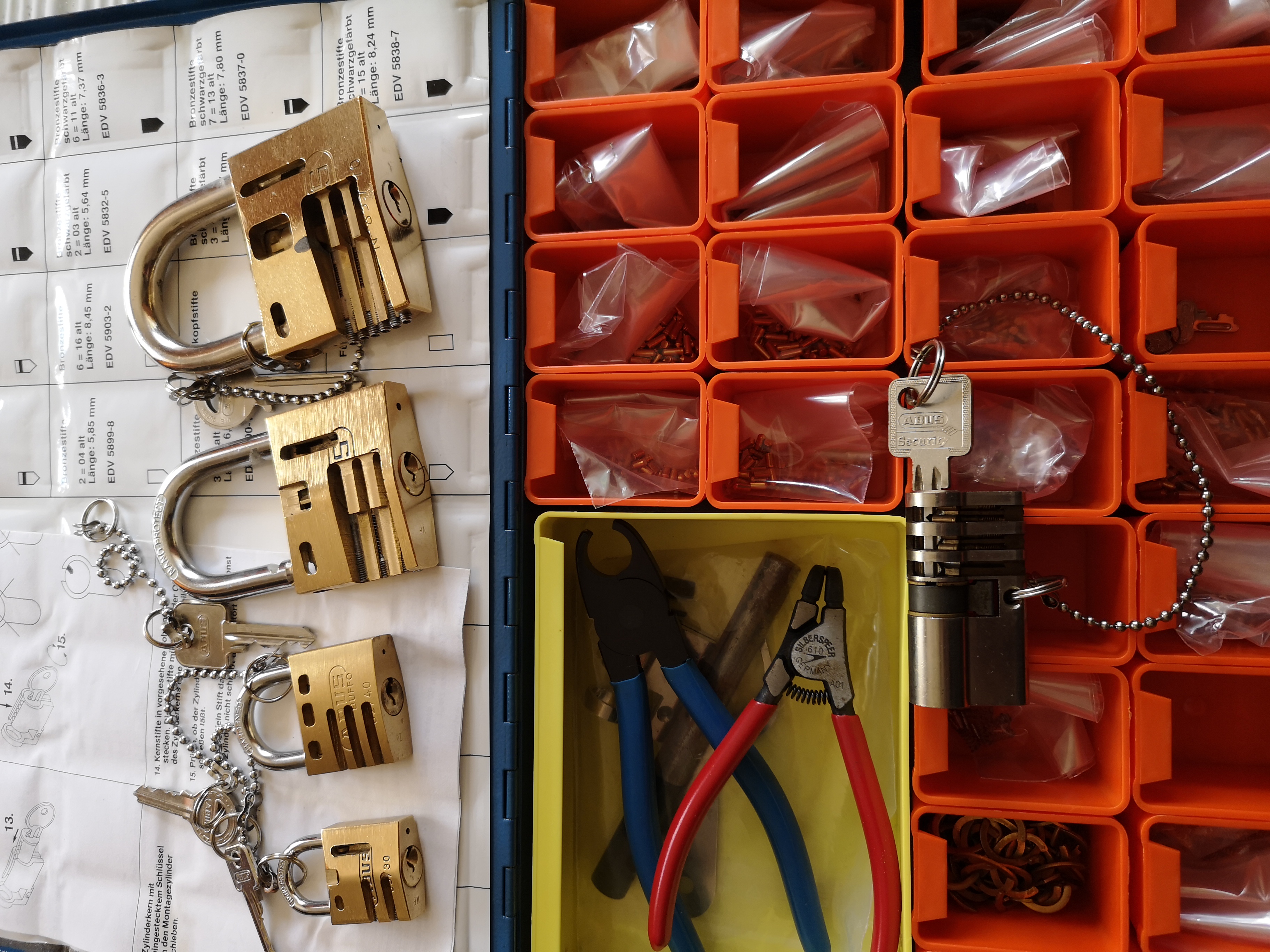 𝔄𝔯𝔱𝔥𝔲𝔯 𝔅ü𝔥𝔩, 𝔄𝔯𝔱𝔥𝔲𝔯𝔪𝔢𝔦𝔰𝔱𝔢𝔯 ® Arthur Bühl, Arthurmeister ®, Lockpickerherz ®, Schlossherz ®, Pornomeister ® Carsten Jasner, MUT PROBEN ! Das Leben ist tödlich. Aber es muß nicht sterbenslangweilig sein. In diesem Buch werde ich ab Seite 139 in dem Kapitel: Mut zur Lücke, Loch im Tresor. Todsichere Systeme und wie man sie knackt wie folgt beschrieben: Ein Mann mit Pferdeschwanz sitzt hoch konzentriert am Werktisch. Sein Blick ist ins Nichts gerichtet. Für das was er tut, braucht er seine Augen nicht, er sieht mit dem kleinen Stahlhaken zwischen seinen großen Fingern, mit denen er sich einen Weg in das Schicherheitsschloss bahnt. Er gleitet in die ölige Innenwelt, ertastet Wände, Widerstände, Ausbuchtungen. Er fühlt schließlich die genaue Position der Stifte, rastet einen nach dem anderen ein. Diese Momente, sagt der Zweimetermann, seien " Vorboten zum Orgasmus " ! Arthur Bühl, von seinen zahlreichen Bewunderern " ARTHURMEISTER " genannt, ist einer der Besten bei den Sportsfreunden der Sperrtechnik, einem Verein in dem sich bundesweit rund fünfzehnhundert Mitglieder in sechzehn Ortsgruppen treffen, um in ihrer Freizeit Schlösser zu knacken. Ins Leben gerufen hat den Verein Arthur Bühl und sein Freund Steffen Wernèry, ein Mitbegründer des Caos Computer Club. Digital hacken oder analog knacken - für Wernèry gibt es da keinen Unterschied. Hier wie da treibt ihn der rebellische Reiz, Lücken im System zu finden, die Verkäufer als todsicher preisen. " Doch sicher ist nur, daß alles aufgeht " ! Dafür sort die Lust, die jeder kennt: Schatzkammern zu betreten, Geheimnisse zu entschlüsseln, Widerstände zu überwinden, Verbotenes zu tun, sich Zugang zu veerbogenen Ecken und Winkeln zu verschaffen. Die " Sportsfreunde " treibt diese Lust seit ihrer Kindheit um. Wernèry bog mit zwölf Jahren seinen ersten Dietrich aus einem Kleiderbügel und sperrte seine Lehrer ein. Der kleine Arthur bekam eine Ahnung von seinem Talent, als es ihm gelang, die Spardose schlüssel - und zerstörungsfrei zu entriegeln. Heute triumphiert er als mehrfacher Deutscher Meister im sogenannten Lockpicking, dem Öffnen von Schlössern unter Wettkampfbedingungen. Immerhin siebenundsechzig Jahre lang war das erste Sicherheitschloss der Welt tatsächlich ein Sicherheitsschloss. Der englische Tüftler Joseph Bramah, der so nützliche Dinge erfand wie eine Banknoten - Nummeriermaschine und eine Zapfanlage, die heute noch in britischen Pubs Bier in Gläser sprotzt, ersann 1784 ein Zylinderschloss, daß als unbezwigbar galt - bis 1851 ein professioneller Knacker nach sechzehn Tagen engagierten Stocherns das Ding öffnete. Dieser Akt war ein Schlüsselerlebnis in der Beziehung zwischen Mensch und Mechanik. Ein Sieg der lebendigen Sinne über ein sprödes System - zu einer Zeit, da die Gesellschaft sich dem stampfenden Rhythmus der Industrialisierung unterwarf und der Glaube an das Heil der Technik verdrängte. Lockpicking wurde zu einem populären Sport, der Helden schuf. In den dreißiger Jahren des 20. Jahrhunderts etwa gelangte ein Prister zu Weltruhm, weil er reihenweise sowohl als einbruchsicher gepriesene Tresore als auch " ausbruchsichere " Gefängnisschlösser entriegelte. " Der schwerste Schrank hat seine Schwächen, er läßt sich ohne Müh erbrechen " ! - diese alte Panzerknacker Weisheit hat nach wie vor Gültigkeit; sie hängt über den Köpfen der Hamburger Lockpicker. Arthurmeister braucht für handelsübliche Stiftschlösser, die fast jede Wohnungstür zieren, zwischen zehn Sekunden und fünf Minuten, je nach Hersteller. Bohrmuldenschlösser, die bei der Deutschen Post, auf Flughäfen und in Atomkraftwerken verwendet werden, sind vor ihm ebenso wenig sicher. Er nutzt dabei mechanische Ungenauigkeiten, winzige Spielräume, die sich bei der Herstellung nicht vermeiden lassen und zehnmal dünner sind als ein Haar. Ein paar Mal klickt es, der Meister dreht den Zylinder, streicht seine Haare zurück, steckt sich eine Zigarette an. " Tja " sagt er, " und wenn man dann das Schloss aufkriegt - das ist ein geiles Gefühl ! " Ich habe dann später den Jasner in Berlin angerufen. Bei dem Telefonat kam lediglich heraus er wüßte von dem Interview nichts mehr und wolle auch nichts mehr wissen. Da habe ich noch bemerkt, er hätte auf dem Lockpicking " Bunten Nachmittag " nicht so nerven brauchen, wenn er dann doch so einiges durch den " Tüddel " kriegt. Taged mit: Spiel nicht mit den Schmuddelkindern ! Verzwetschget mit: Bühler Zwetschge, Bühl Wappen, Zwetschgenhengst, Zwetschgenfest, Meister, Arthur Andreas Bühl, Detektiv, Privatdetektiv.