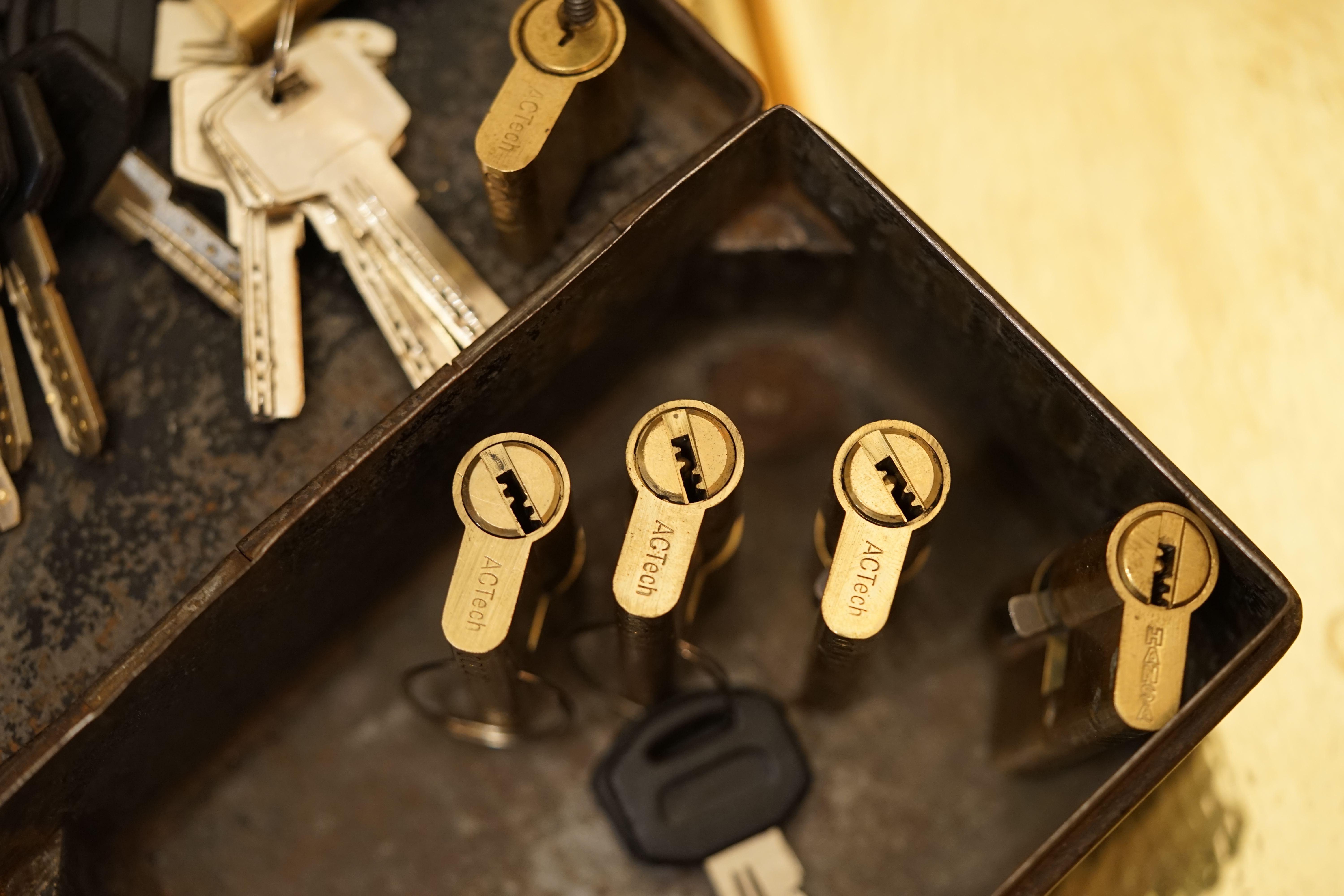 ♥ 𝔄𝔯𝔱𝔥𝔲𝔯 𝔅ü𝔥𝔩, 𝔄𝔯𝔱𝔥𝔲𝔯𝔪𝔢𝔦𝔰𝔱𝔢𝔯® Mr. Smitz Hilfe für Leporello.us 𝔄𝔯𝔱𝔥𝔲𝔯 𝔅ü𝔥𝔩, 𝔄𝔯𝔱𝔥𝔲𝔯𝔪𝔢𝔦𝔰𝔱𝔢𝔯® HELLO Mr. Smitz, yes i am fine and the Stammtisch and the Counter is also fine too ! Der Nachläufer schreit vom Tresen: wieder der Ami oder watt ? WHAT Mr. Smitz you are not in good condition`s. Oh, Mr. Smith i`am sorry about this. What, your Leporello.us System is not running ? Yes, yes, OH, yes, Good, yes, yes the Spaghetticodler. Yes, i know. Computer, yes i know. Our Spaghetticodler, der amiga pc sit on the Counter and drink Helbing. Arthurmeister`Jukebox by You Tube im Hasenstübchen plays: Let`get it on, do you know Marvin Gay ? Oh, Arkadasch drinking today no Helbing ? No, he drinks GabiKo. Arthurmeister ? what ist GabiKo, i never hear from this. This is ganz billiger Korn, you Know. Like you Whisky ! No, Zwetschgenwater is more, more, better ! Heike IV cries from the counter: Alimente, not Alimentari, Giovanni. You know. The Scholischek is dancing. Yes, Yes, Mr. Smitz. Why Scholischek and Arkadasch dancing ? They hear from the old Rock-Ola Cem Karaca & die Kanaken. Mein " Deutscher Freund ", you know Mr. Smitz. Yes i will give them some Helbing. No, no, Mr. Smitz, for your Problem with the Spaghetti Codler you take my E - Mail Binärbomber@Binärbomber.de. The Jukebox play now Joy Flemming. Half-Breed. No, no Mr. Smitz, you are dumm. The Seo for this week is: Arthur Bühl, Made in Germany, born 1961, Detektiv aus Leidenschaft, die Leiden schaft. You get it ? Know i mußt helping on the Stammtisch for Lockpicking, a fucking ABUS Padlock. Tschüssing ! I say Ende for Telefon speaking und touch nothing that you can not pay ! Verzwetschget mit: ♥ Vokuhila, Friseur ♥ Schwäbischer Hengst, Zwetschgen Heini, Bühl er, Zwetschge, Google Earth, Mittelpunkt der Welt, Martinameisterin, Cartomanze, Scholischek, " HIGH NOON ! ". ♥ Parole Emil ! Verschlagwortet mit: Arthur Bühl, Arthurmeister®. Die SEO - Geister.de rufen: Buhl er Zwetschge, International Lockpicking, Google Earth, Earth Song, Schwäbischer Hengst und Sympathietraeger ! Verzwetschget mit: Arthur A. Bühl, Lockpicking, Deutscher Meister, Made in Germany, born 1961, in Stuttgart, Baden - Württemberg, is picking ABUS - Padlock, am Stammtisch ♥. Arthur Buehl, Arthurmeister raucht Roth - Händle Cigaretten aus der Stadt Lahr - Bühl, Schwarzwald, Black Forest. Die Damen trinken Rotkäppchen. Stößchen ! Mr. Smitz from Beverly Hills is calling. Arthurmeister speek to Mr. Smitz from the Playboy: Sorte Schwäbischer - Hengst.de is großfruchtig und süss ♥. No, only woman has Pflaumen. Yes, I will send greetings to your friend Friede Springer from the BILD et News, Hamburg. SEO für heute: Hasenstübchen, S - Bahn, Ohlsdorf, Am Hasenberge, Stanta Fu, Friedhof ! Vokuhila ♥ Zwetschgen - Heini, Parole Emil ! Arthur ♥ Schwäbischer Hengst, Buhl, Zwetschgen Heini, Artur, Buehl er, Zwetschge, Made in Germany, Born 1961, Sympathieträger, Google Earth, Mittelpunkt der Welt, Pflaumen, Arkadasch, Datschi, ♥ Martinameisterin, Cartomanze, Scholischek, " HIGH NOON ! ", ♥ ♥ Vokuhila ♥ Parole Emil ! Mr. Smitz und Jukebox, Grafik Banner erstes Sign, ist dann bei allen anderen auch so. Änderungen können gemacht werden. ♥ 𝔄𝔯𝔱𝔥𝔲𝔯 𝔅ü𝔥𝔩, 𝔄𝔯𝔱𝔥𝔲𝔯𝔪𝔢𝔦𝔰𝔱𝔢𝔯® Arthur Andreas Bühl, Made in Germany, born 1961, ist mehrfacher Deutscher Meister im Lockpicking. In dem Magazin WIRED wird er als " Master of the Universe " betitelt. Im Hasenstübchen stellt er seinen Leporello " Der Aufmacher ", vor und telefoniert mit Mr. Smitz, Beverly Hills from the News Paper PLAYBOY, USA. No, Mr. Smitz, the E - Mail is not Parole Emil, the E - Mail is called: PAROLE E-Mail.com. Mr. Smitz is laughing ! Take the romantic move. Yes, Mr. Smitz, with every beat of your heart. You know Engelbert ? Mr. Humperdinck ! This is the favorite song from Friede Springer from the BILD et, You know ? Arthurmeister`s Jukebox, YouTube, spielt Pointer Sisters: Slow Hand. Der Noagerlzutzler, der Scholischek und Raucher am Stammtisch können keine Padlocks öffnen. Deshalb müssen diese Spitzbuben an den Tresen. Die Glocke wird geläutet. Arthurmeister brüllt " OFFEN " ! Die Jukebox spielt jetzt Ina Müller - Dörp Reggae. Arthurmeister und Joe Asberry, der alte Basketballer von der NBA, stoßen miteinander an. Stößchen ! Stößchen schreit Martinameisterin. Santa Maria ! Tante Martina ! Mittlerweile spielt in der Jukebox Engelbert: A man without love. Die Stimmung steigt. Die KI in der Jukebox, der Rock - Ola, spielt nacheinander: Joy Flemming, Ata Canani, Deutsche Freunde, natürlich auch Cem Karaca und die Kanaken, Mein deutscher Freund, Alle Menschen dieser Erde. Nina Hagen spielt African Reggae, UB 40 - spielt Kingston Town. Jan Delay ist mit Irgendwie, Irgendwo, Irgendwann, Live und die BeeGees mit How deep is your love, dabei. Eddy Holman, Hey there lonely girl, bei Pink Floyd und bei den The Doors, Riders on the Storm tanzen die Gäste. Heike I drückt Harold Melvin & the Blue Notes This love I lost. T.S.O.P. The Sound Of Philadelphia und Hildegard Knef mit - Der alte Wolf, bringen die Menge zum kochen. Pelle dröhnt: Marmor Stein und Eisen bricht. Die Affen rasen durch den Wald. Die Five Tops: Warte auf das Glück, Kenny Rogers - You decorated my life, Reinhard Fendrich - Strada del sole, Sammy Davis jr. mit Mr. Bojangles live in Germany und Teddy Pendergrass - Turn off the lights sowie Julio Iglesias mit Diana Ross - All of you, bringt die Meute weiter zum toben. Die Polizei drückt Empire of the Sun - We are the people. Helen Ready singt Angie Baby. Bei Element of Crime steigert sich die Ekstase vom Mittelpunkt der Welt über die Straßenbahn des Todes zu Am Ende denk ich immer nur an Dich. Die Love Story - Andy Williams, ABBA mit Hasta Manana, runden die Sache ab. Hannenberger schmeißt bei Roger Whittaker - Abschied ist ein scharfes Schwert, alle RAUS ! Morgen ist 11 Uhr High NOON ! Dänen lügen nicht. ♥ Verschlagwortet mit: Arthur Bühl, Arthurmeister® Arthur ♥ Schwäbischer Hengst, Buhl, Zwetschgen Heini, Artur, Buehl er, Zwetschge, Made in Germany, Born 1961, Sympathieträger, Google Earth, Mittelpunkt der Welt, Pflaumen, Arkadasch, Datschi, ♥ Martinameisterin, Cartomanze, Scholischek, " HIGH NOON ! ", ♥ ♥ Vokuhila ♥ Parole Emil ! Zwetschge Mr. Smitz III ♥ 𝔄𝔯𝔱𝔥𝔲𝔯 𝔅ü𝔥𝔩, 𝔄𝔯𝔱𝔥𝔲𝔯𝔪𝔢𝔦𝔰𝔱𝔢𝔯® Mr. Smitz from Beverly Hills, USA, from the Playboy ring`s Arthur Bühl, Arthurmeister. Arthur is in the Hasenstübchen. Arthurmeister`s Jukebox play`s: You decoratet my Life. Mr. Smitz, I am not a Zwetschgenheini. You are a Maneater, an old Pflaumenfresser and a Pflaumenkernbeisser ! No, I am auch not Mr. Pflaumen Bühl ! Drink your Whisky slowly. In Germany is 11 a.m. " High Noon " and not Bunter Nachmittag. Yes, I am the Platzhirsch in our Rabbit, Bunny House. The Rock - Ola play`s: I can´t tell you why. Pinofrank trinkt Vino. Scholischek ruft: Sag dem alten Ami die Zeit von Andretti ist abgelaufen. Und eine von Scott Speed gibt es nicht. F1 Rudi ruft: Hockenheim is better than Indianapolis ! Radio-Eriwan.de von Mr. Arthur-Buehl@Radio-Eriwan.de, ges.gesch. dröhnt " Im Prinzip ja ", die Bühl er Zwetschgen sind sehr gut und süss. Arkadasch sagt die Erikli pasta von der Oma seiner Grandma ist perfekt. Giovanni palare prugna torta from the Grand Nonna is molto molto bene. No, No, Mr. Smitz, listen: The Mamsell from the Patsch Barracks buy the Zwetschgen from the Oma by the Vaihinger Wochenmarkt. She do the Zwetschgen without your plum Rock on one hundred pices of five Meter long Cake tray. All the GI`s from the Patsch and the Kelly eat this and say: Das schmeckt gut ! Der Scholischek ruft: Bühl, du alter Zwetschgenlutscher, ich fress nur Apfelkuchen. Mr. Smitz, you know Apple Cake ? My Geheimtipp for the Datschi is the Heslacher Waldheim. And i`ll give you another Tipp where i am going: to the " Schellenhof " , you know. This Stübchen work`s " Im Dienste der Gastlichkeit ". Yes, Yes, first Schnitzel und than Obacht; care: Zwetschgenpastete ! You know ! No Mr. Smitz, i am " Im Dienste der Wahrheitsfindung " unterwegs and i drink Kaffee. Mr. Smitz, you are besoffen. Yes, the UHU is also from the Stadt Bühl, Hermannstreet. No, No, you can`t with UHU stick a Pflaume. Du Depp. Uhu is für cheeky Amerikaner`s ! And don`t forget: The Zwetschgen Rock is: Pointer Sisters " Slow Hand ". No Mr. Smitz, this Whisky is not Pflaumenschnaps - this is Zwetschgenwater ! you know ! No, No, not like Helbing. Yes i know Amazon. No, they have no fresch Zwetschen for make Whisky. NO, No, bei Bühl is ab 21 Pflicht duty, You know ! Arthurmeister s Jukebox by You Tube play: The End of the World ! No, Giovanni, this Song ist not from Michael Jackson. It is from Skeeter Davis. Mr. Smitz, now is genug with the Gelaber. Yes I send you via Air Force from the Patsch Zwetschgen. They are called like a Spitz Name, you know Nickname of me: Schwäbischer Hengst ! No, only Woman has Pflaumen. The Rock - Ola play: Julio und Diana. " All of you !" So Mr. Smitz, now is Fofftein. Yes i make greetings for Friede Springer from the BILD et. Yes, Yes ! Arthurmeister`s Jukebox plays Pendergrass: Turn Off the Lights ! Asberry say: Tschüssing ! Vinofrank trinkt jetzt Helbing ! Die Glocke läutet ! Parole Emil, Sorte Schwäbischer Hengst !! Arthur-Buehl@Radio-Erwian.de, www.Radio-Eriwan.de is performed by the Performancekünstler Arthurmeister@Arthurmeister.de for the www.leporello.us, Mr.Smitz@Leporello.us SEO für heute: Arthur Bühl, Arthurmeister® Arthur ♥ Schwäbischer Hengst, Heini, Zwetschgen Hengst, Buhl, Artur, Buehl er, Zwetschge, Made in Germany, Born 1961, Sympathieträger, Google Earth, Mittelpunkt der Welt, Pflaumen, Arkadasch, Datschi, ♥ Martinameisterin, Cartomanze, Scholischek, " HIGH NOON ! ", ♥ ♥ Vokuhila, Friseur ♥ Parole Emil ! Mr. Smitz NEU My Friend Harvey Mr. Smitz calls Arthurmeister in the Hasenstübchen, the Rabbit Hall und Bunny House. Yes Mr. Smitz, yes, yes really ? your Friend Harvey the Bunny want`s to komm in the Hasenstübchen ?! Ey Arkadasch, Noagerlzutzler, ey Heike II und Nachläufer, ey Strigoy du alter Aufsitzer, Mr. Smitz ist asking, if he can bring his Bunny Harvey with him into the Hasenstübchen ? All the Trinker call laut: Friend Harvey ? really, it is no Problem. Our Bunny House ist eh schon ein Irrenhaus, you know a Madhouse. We can pick your Friend Harvey. Yes, Yes ! Der Objektleiter Hannenberger läßt für Mr. Smitz die Glocke läuten ! In Arthurmeister s Jukebox by You Tube spielt Pointer Sisters: " SLOW HAND ". Mr. Smitz, it is time for your Medication now. The Rock Ola play Umberto Tozzi, yo Caminare. Yes, yes, Mr. Smitz, yes I know, yes, yes ! Oh, so amusing. Greetings to the Bunny in Beverly Hills from your Playboy, Yes, Yes, Mr. Smitz: Mrs. Friede Springer from the New`s Paper BILD et is happy. Maybe she will come with her Harvey to the Rabbit Hall, you know ! Hannenberger läutet die Glocke: Helbing und Rotkäppchen. Yes, yes Mr. Smitz, Driver Dieter takes you and your Bunny Harvey from Fuhlsbüttel. Tschüssing, i`ll greating the Detektiv`s. Yes Mr. Smitz, yes, the SEO for today is: Schwäbischer Hengst, Käppchen, you know Black Forrest and the Patsch Barracks, Stammtisch, American Lock, offen, Öffnung ohne Schlüssel. 𝐕𝐞𝐫𝐬𝐜𝐡𝐥𝐚𝐠𝐰𝐨𝐫𝐭𝐞𝐭 𝐦𝐢𝐭: 𝐀𝐫𝐭𝐡𝐮𝐫 𝐁ü𝐡𝐥, 𝐭𝐡𝐞 𝐃𝐮𝐭𝐬𝐜𝐡 𝐨𝐩𝐞𝐧 𝐋𝐨𝐜𝐤𝐩𝐢𝐜𝐤𝐢𝐧𝐠 𝐂𝐡𝐚𝐦𝐩𝐢𝐨𝐧 ! 𝐅𝐫𝐨𝐦 𝐖𝐈𝐑𝐄𝐃. Ö𝐅𝐅𝐍𝐔𝐍𝐆 𝐎𝐇𝐍𝐄 𝐒𝐂𝐇𝐋Ü𝐒𝐒𝐄𝐋, 𝐋𝐢𝐧𝐤𝐞𝐝𝐢𝐧, 𝐓𝐰𝐢𝐭𝐭𝐞𝐫 𝐗. 𝐋𝐞𝐠𝐨 𝐁𝐢𝐥𝐥𝐮𝐧𝐝 𝐋𝐞𝐠𝐨𝐥𝐚𝐧𝐝