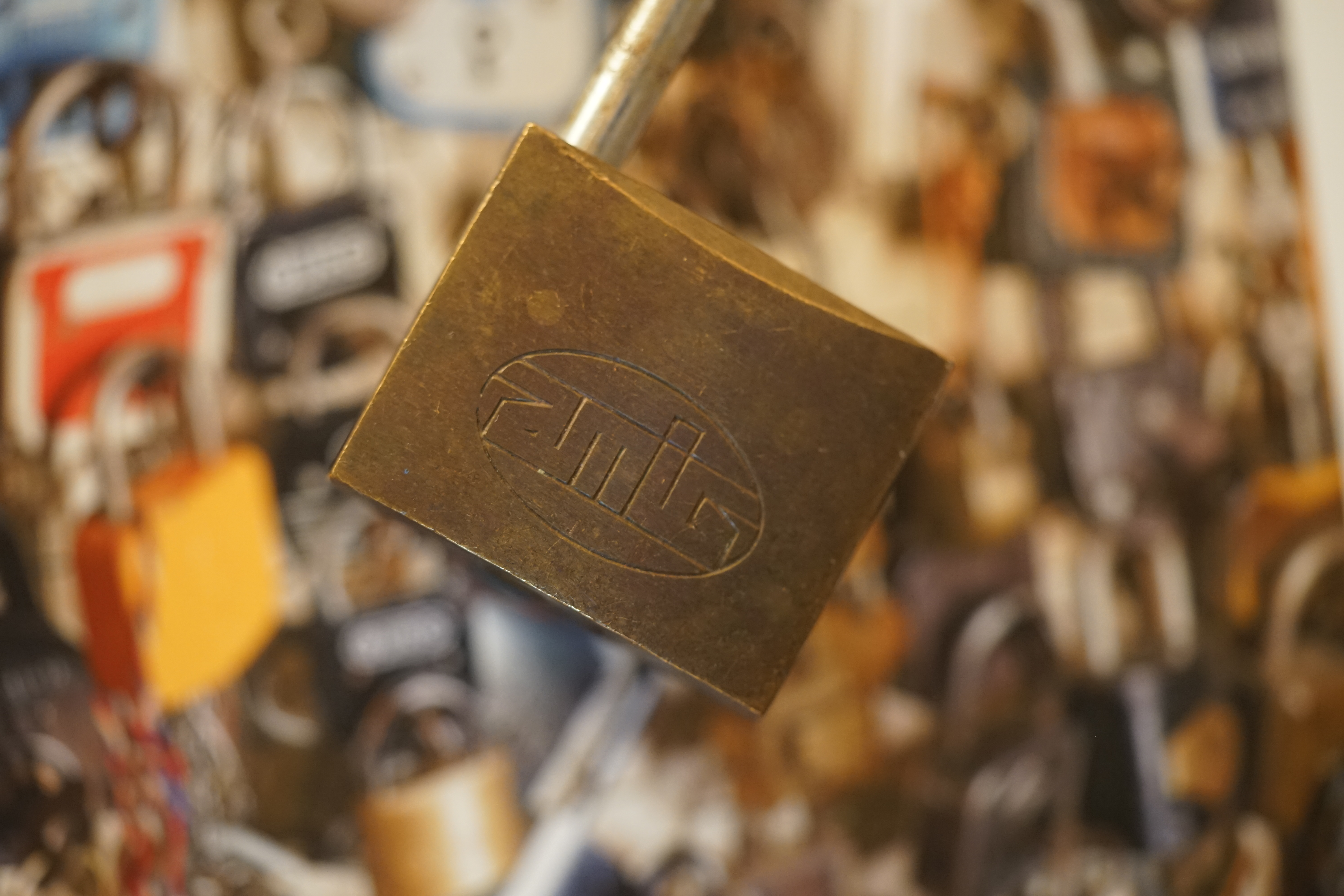 ♥ 𝔄𝔯𝔱𝔥𝔲𝔯 𝔅ü𝔥𝔩, 𝔄𝔯𝔱𝔥𝔲𝔯𝔪𝔢𝔦𝔰𝔱𝔢𝔯® SEO Jahrgang 1961 ♥ 𝔄𝔯𝔱𝔥𝔲𝔯 𝔅ü𝔥𝔩, 𝔄𝔯𝔱𝔥𝔲𝔯𝔪𝔢𝔦𝔰𝔱𝔢𝔯® Arthur Bühl, Jahrgang 1961, Detektiv aus Germany, Im Dienste der Wahrheitsfindung unterwegs, betreibt in seiner Freizeit Lockpicking aus Leidenschaft. Der mehrfache Deutsche Meister wird in der WIRED als " Master of the Universe " betitelt. In der BILD et ist der Artikel " Herr der Schlösser " abgedruckt. Im Hasenstübchen - Fuhlsbüttel, am Hasenberge, Santa Fu, wird gefeiert. Arthurmeister® stellt seinen Leporello " Der Aufmacher " vor. Der Stammtisch grölt " OFFEN ". Scholischek, Rudi, Heike I, Noagerlzutzler, Arthur und Joe Asberry, der alte NBA ler, prosten sich zu. Arthurmeister`s Jukebox auf YouTube spielt Pointer Sisters - Slow Hand ! ♥ Beim Tanzen ruft die Cartomanze " Ey du Sympthieträger ♥, komm mal her " ! Verschlagwortet mit: Arthur Bühl, Arthurmeister® Arthur ♥ Schwäbischer Hengst, Buhl, Zwetschgen Heini, Artur, Buehl er, Zwetschge, Made in Germany, Born 1961, Sympathieträger, Google Earth, Mittelpunkt der Welt, Pflaumen, Arkadasch, Datschi, ♥ Martinameisterin, Cartomanze, Scholischek, " HIGH NOON ! ", ♥ ♥ Vokuhila ♥ Parole Emil ! Verschlagwortet mit: Bühl er Zwetschge, International Lockpicking, Google Earth, Earth Song, Schwäbischer Hengst !