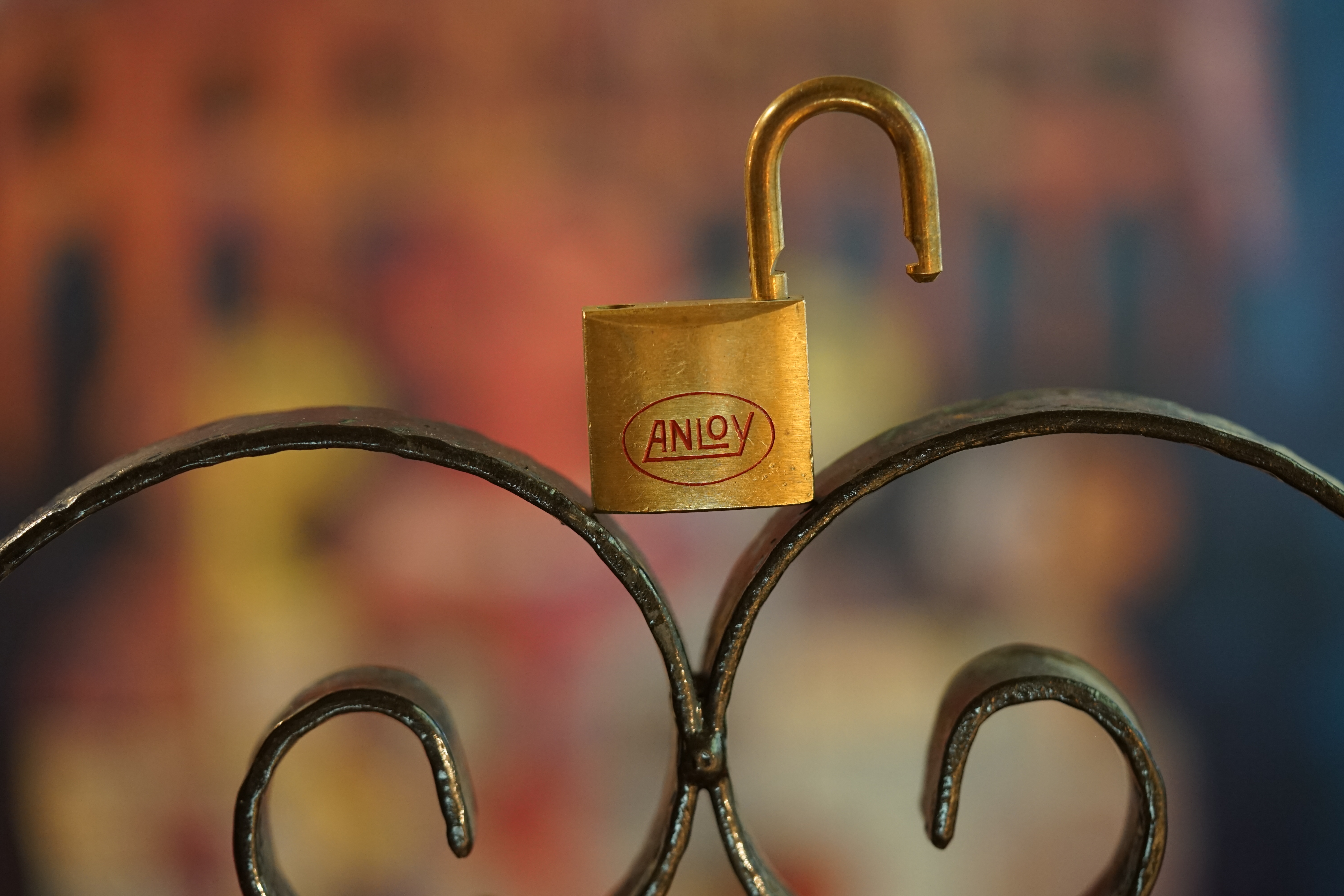 Lockpicker im Einsatz, ASSA ABLOY, Lockpicker Herz, patented by Arthur Bühl. Bühl, Detektiv aus Hamburg öffnet zerstörungsfrei Assa Abloy. Knacken, sägen, Love picking, Künstlerin knackt Liebesschlösser. Lockpicking. Arthur Andreas Bühl, Wiki, Fandom, Arthurmeister ®,Lockpickerherz ® Schlossherz ®, Pornomeister ®, Tagged with: Bühl, Stadt Bühl, Bühler Zwetschge, Bühl Wappen, Bühl Fahne, Bühl Design, Bühl Sign, Bühl Arthur, Zwetschgenhengst, Bühl Zwetschgenfest, Meister Arthur, Meister Porno, Porno Master, Arthur Andreas Bühl, Privatdetektiv, HAM. Bühl. Arthur Andreas Bühl. Hier ist die rasende Uschi von der Bild et und schreibt mit der neuen KI Arthurmeister den neuen SEO Text für 2025. Der Sympathieträger ist in Stuttgart, Baden - Württemberg geboren. Der Detektiv lebt in HAM, ist im Dienste der Wahrheitsfindung unterwegs, BUDEG. H1 Text der SEO schreibt: Hamburger knackte 1000 ( tausend ) Schlösser, Bild Zeitung, Performancekünstler, Xing, Arthurmeister `s Jukebox im Hasenstuebchen, Slow Hand - Pointer Sisters, Joy Flemming. 𝔄𝔯𝔱𝔥𝔲𝔯 𝔅ü𝔥𝔩, 𝔄𝔯𝔱𝔥𝔲𝔯𝔪𝔢𝔦𝔰𝔱𝔢𝔯® VereinsWiki / Fandom, Arthur Bühl. Bühl, Arthur, Jahrgang 1961, Made in Germany, Detektiv or Private Investigator, Performancekünstler und Lockpicker aus Hamburg erzählt in seinem Leporello wahre Geschichten aus dem Hasenstuebchen, Bunny Hall, Stammtisch, Fuhlsbüttel. Kaba Days Im Europapark Rust: Unternehmensschutz im Fokus, dorma kaba, Deutschland, praktische Vorführung von Arthur Buehl, Sportsfreunde. Koksa Vereinsauflösung taz Ein bisschen Ruhe bitte ! Arthur Bühl, der Weltbeste aus Stuttgart mit Wohnsitz im Lockpickermekka Hamburg ist auch Deutscher Meister. slideplayer: but Jesus is the only Masterwho can unlock the human soul. But there is another obvious difference between Arthurmeister and the " Jesusmeister " that connects today´s story to our lives. The tools that Arthur Bühl collected are mostly from the Stasi. Schlossherz, Lockpickerherz, Pornomeister, Bühl Fahne, Bühl Wappen, Bühl Stadt Wappen, UHU Linkedin Arthur Bühl, Arthurmeister, Präsident, Performance, Bundesverband für Detektive und Ermittler, Budeg. Arthur Andreas Bühl, EverybodyWiki Bios&Wiki, 27.03.61,Stuttgart, auch unter dem Pseudonym Arthurmeister bekannt, ist mehrfacher Deutscher Meister im Lockpicking. Koksa.Org Vereinsauflösung, Arthur Bühl, Arthurmeister, Tagesordnung, Mitgliederversammlung Arthurmeister`s Jukebox im Hasenstübchen by You Tube arthurmeister007, Schloßöffnung. Arthurbuehl@Arthurbuehl, X, Erfreulich ! Schlossindustrie und Elite rücken zusammen ! Verein, Sportsfreunde, Arthur Bühl, Erfahrung. FAZ.net Freizeit: Lockpickern bleibt nichts verschlossen - Doch der Beste der Besten hat alle schon besiegt: Der 42 jährige Kaufmann sitzt in Trachtenkleidung vor einer verrosteten alten Kiste. Preview Jesusmeister Homeleticsonline, At the Dutsch open Lock Picking Championship, Arthur Bühl emerged as the champion. No one picks locks as well as he does. Arthurmeister Phila-Locksmith Arthur Bühl Lock Picking Legend, Mr. Bühl, tool, nl, Sneek. Unter Knackern, jungle.world. Welt.de Die Kunst Sclösser ohne Schlüssel zu öffnen, Vereins-Mitbegründer und Vize Präsident trägt seine Leidenschaft schon auf der Krawatte: Sie ist blau mit gelben Schlüsseln drauf. The Master Touch: Lockpicker in the world Arthur Bühl. He`s this six-seven German private Investigator. He has this. The international Competition Whre Master Lock-Pickers… Arthur Bühl, the Dutsch Open Lock-picking champion. Charles Graeber … Arthurmeister standing above them all, with a beer stein in one hand and a cigarette in …. Wired.com Securitylaboratories.org, Arthur Bühl. Phila-locksmith.com - Arthur Bühl Lock Picking Legend, can see intimidating man. Toool, LockCon. Arthurmeister. Hailing from Hamburg, he is among a legion of German lock picker who have estabished their country as one of the top producers of master lock pickers. Slate.com Lock Picking: a arte de arrombar cadeados - Nascido em Hamburgo, o alemao Arthur Bühl é provavelmente um dos nomes mais conhecidos do submundo do lock picking. Conhecido nesse Círculo… Sportsfreunde Slik hacka vi i Norge pa 90-tallet Arthur Bühl PlusPedia, Arthur Andreas Bühl, Legend taz.de Ein bisschen Ruhe bitte Arthur Bühl, der Weltbeste aus Stuttgart mit Wohnsitz im Lockpickermekka Hamburg .. Telefonbuch, Meisterschaften. Jungle.World - Da hat auch Arthur Bühl, genannt " Arthurmeister ", durchaus Chancen auf weitere Titel für seine große Sammlung. " Scheiße ", brüllt der aus … The Lock Busters, Charles Graeber, Schließzylinder, Lock Picking, metallpinnen. Spiegel, Lockpicker: Die schnellsten Schlossknacker Deutschlands. Arthur Meister Bühl, Arthurmeister, ist amtierender Deutscher Meister der Lockpicker. Sein Hobby: Schlösser öffnen - ohne Schlüssel natürlich. media.ccc.de Schlossöffnung bei der Staatssicherheit der DDR ArthurMeister erläutert das operative Vorgehen und die speziellen Werkzeuge zur Schlossöffnung, die von der Staatssicherheit der DDR ……. Flickr Meister Arthur, Arthurmeister / Oberalster VfW Meisterschaft, Picktools.de FoeBud.org Schloß-Öffnen ArthurMeister aus Hamburg, erläutert, wie die Staatssicherheit…. Vortrag Bielefeld. Schlösser knacken: So einfach geht es!!! Gemäß ArthurMeister legt der Verein großen Wert auf den selbstauferlegten Kodex, der sich so… ZDF Lockpicking Reportage Boston Magazine.com The joy Lock Club The Arthurmeister was one of the top lock pickers in the world, and Towne was just a kid,but to everyone`s surprise - most especially to… Lock Picking 101 toool.us live I did vote arthurmeister when i first saw the site bevor the discussion on it startet but only……. Public Domain 147 Schloß-Öffnen ArthurMeister Bühl aus Hamburg, Gründungsmitglied…. Impressioning games Jos and Arthurmeister Aufsperrstunde ArthurMeister, ein Riesenkerl mit süddeutschem Akzent…. blogs.com Jesus, the Lock-Picker! - HOMELETICS - That might be a bit much, but nonetheless they call him the Arthurmeister! and then ther`s the JesusMaster, or Meister, if you will. if you….. Citywide RFID Master Arthurmeister Dezember / 2012 / SSDev Arthurmeister, Workshop, Barry Wels Herr Bühl sagt Danke ! xn-Arthur-bhl-heb.de Arthur Bühl, Detektiv aus Hamburg, Buehl, Siegel. Lockpickerherz.de Pornomeister.de Schlossherz.de Arthurmeister.de Linkedin Arthur Bühl ( Arthurmeister ) - Präsident - Von rechts nach links, Glück bringt`s. X. Linkedin, Detektiv aus Hamburg Acclaimed Lock Picker Explain the Art of Competive Locksport, Schyler Towne, Youtube, Arthurmeister, Gadget Hack. Key Cutting. Master Lock. Datenschleuder. Boston. Jägermeister. Demonstration not for Sale, Muster ohne Wert. Joe Asberry, Bouncing Joe. Angezettelt vom Fanclub. Radio-Eriwan.de Bildbeschreibung, Modula, SEO. Sympathietraeger. Im Prinzip ja, aber…. der Detektiv sei der Gärtner. Bunny Hall, B - Seite Jukebox. Schwarz, rot, gold. Bild Zeitung: Herr der tausend Schlösser. Zeiträuber. Streng vertraulich ! Fandom ! Boston. ABUS, Lock, security. Schlösser und Tresore von Ed Willis, The National Locksmith® - Guide to Modern Safe Locks by Mark Bates Tobias Locks, Safes and Security Markenanmeldung-Pornomeister-®-Praesident-Arthur-Buehl.jpeg Arthur-Buehl-Germany-Wappen-Arthurmeister007@gmail.com-Detektiv-Babyboomer-Sympathietraeger.png 𝔄𝔯𝔱𝔥𝔲𝔯-𝔅ue𝔥𝔩-Wappen-𝔄𝔯𝔱𝔥𝔲𝔯𝔪𝔢𝔦𝔰𝔱𝔢𝔯-®-Von-rechts-nach-links-Glueck-bringts-♥.gif 𝔄𝔯𝔱𝔥𝔲𝔯-𝔅ue𝔥𝔩-𝔄𝔯𝔱𝔥𝔲𝔯𝔪𝔢𝔦𝔰𝔱𝔢𝔯®-Arthur-Buehl-WebTuev®-ges.-gesch.-Die-E-Mail-lautet-Webtuev@WebTuev.de.png Arthur-A.-Buehl-Detektiv-aus-Hamburg-Arthurmeister®-Vitrine-Cut-Lock-veroeffentlicht-Xing-Linkedin-Facebook-Twitter-X.jpg Kaba, Schließzylinder, Zutrittskontrolle, Schlüssel, The Joy Lock Club, Houdini, Keyhole, Schyler, Toool, Lockpicker, Locksport, hulking, Arthurmeister, Linus Yale jr., Convention, Devitent Ollam, Barry Wels, Eddie the wire, Guide to Lockpicking, tools, TSA, approved baggage lock, Pin Tumbler, Medeco, Practical Lockpicking, Jakko Fagerlund, Javadi, open in Thirty Seconds, Sport, Schließkanal, Zylinder läßt sich drehen, Zeitvertreib, Lockcon, Locks, Security, Locksmith, Tool, bump key, Crypto Phone, Arthur Bühl, Charles Graeber, Arthurmeister ! booms Arthurmeister, Champ Julian, Kryptonite, ready to Rock, Lips, Oh, Arthur he sighs, Beer, Rotation, Vereins - Mitbergründer und Vizepräsident Arthur Bühl trägt seine Leidenschaft schon auf der Krawatte, Spardosenschloss, Understatement, Alles eine Frage der Übung, Geselligkeit, Ausdauer, Disziplin, Vertrauen, Ehrgeiz, Entspannung, Sportler, Hacker CCC, Profipickset, knacken, Zigarettenrauch, Unternehmensschutz im Focus, Zutrittskontrolle, Hahn & Kolb, Werkzeuge, Manipulation, Lösungen, Zylinder, Zeitwirtschaft, Presse BOX, Europa - Park, Kaba, Rust, The Joy Lock Club, Schyler Towne, Boston, Magazin, SSD, Arthur Bühl, a private Detektive from Germany, defeatet an all - Star field of Lockpicker´s to capture the aptey, Marc Weber Tobias ! Jesusmeister, Jesusmaster, Performancekünstler Xing, Hamburger Detektiv Arthur Bühl knackte 1000 Schlösser, Bild Zeitung, Steckbrief, wanted, Siegelring, Wappen Stadt Bühl, Bildbezeichnung, Arthurmeister007@gmail.com, Lockpickerherz, Schlossherz, Arthurmeister, Pornomeister, Arthur Bühl sagt: Junge Besen kehren besser, aber wir alten Bürsten kennen jede Ecke - Merzer. Deshalb habe ich keinen Grund ihnen zu glauben = aber sie möchten es so gern ! Bühl Wappen ges.gesch. für Inhaber Arthur A. Bühl: Im Dienste der Wahrheitsfindung. Im Falle eines Falles, klebt UHU aus Bühl wirklich alles und kurze Zeit drauf, ist alles wieder auf ! Arthur Bühl, Detektiv aus Hamburg und Präsident Pornomeister S.A.R.L Stammtisch Parole. Fandom und vendors. Unverkäufliches Musterexemplar. Demonstration and Example not for sale. Tilt 404. Mr. Smitz spricht: Der Weihnachtsmann, der Weihnachtsmann, hat keine Hosen an. Meisterkatze, BUEHL.-Wappen-ges-gesch-Arthur-Andreas-Buehl-DETEKTIV-Germany-HAM-1961-2061-BUEHL.png, Schlossherz-Arthur-Buehl.png, Arthur-Buehl-Detektiv-und-Sympathietraeger-Arthurmeister-®-Von-rechts-nach-links-Glueck-bringts-♥.png, Arthur-Buehl-Ina-Mueller.png, Arthur-Buehl-Detektiv-Hamburg-von-rechts-nach-links-Glueck-bringts-♥.png, Arthur-Buehl-Siegel-Ring-♥-𝔄𝔯𝔱𝔥𝔲𝔯-𝔅ue𝔥𝔩-𝔄𝔯𝔱𝔥𝔲𝔯𝔪𝔢𝔦𝔰𝔱𝔢𝔯®.jpg, LEGO-Billund-𝔄𝔯𝔱𝔥𝔲𝔯-𝔅ue𝔥𝔩-♥-PADLOCK-WIRED-LEGO-Schloss.jpg, Arthur-Buehl-Arthurmeister®-Europa-Open-Kaba-Days-Europapark-Rust.png, Arthur Bühl, Arthur meister ®, Lockpickerherz ®, Schlossherz ®, Porno meister ® Carsten Jasner, MUT PROBEN ! Das Leben ist tödlich. Aber es muß nicht sterbenslangweilig sein. In diesem Buch werde ich ab Seite 139 in dem Kapitel: Mut zur Lücke, Loch im Tresor. Todsichere Systeme und wie man sie knackt wie folgt beschrieben: Ein Mann mit Pferdeschwanz sitzt hoch konzentriert am Werktisch. Sein Blick ist ins Nichts gerichtet. Für das was er tut, braucht er seine Augen nicht, er sieht mit dem kleinen Stahlhaken zwischen seinen großen Fingern, mit denen er sich einen Weg in das Schicherheitsschloss bahnt. Er gleitet in die ölige Innenwelt, ertastet Wände, Widerstände, Ausbuchtungen. Er fühlt schließlich die genaue Position der Stifte, rastet einen nach dem anderen ein. Diese Momente, sagt der Zweimeter mann, seien " Vorboten zum Orgasmus " ! Arthur Bühl, von seinen zahlreichen Bewunderern " ARTHURMEISTER " genannt, ist einer der Besten bei den Sportsfreunden der Sperrtechnik, einem Verein in dem sich bundesweit rund fünfzehnhundert Mitglieder in sechzehn Ortsgruppen treffen, um in ihrer Freizeit Schlösser zu knacken. Ins Leben gerufen hat den Verein Arthur Bühl und sein Freund Steffen Wernèry, ein Mitbegründer des Caos Computer Club. Digital hacken oder analog knacken - für Wernèry gibt es da keinen Unterschied. Hier wie da treibt ihn der rebellische Reiz, Lücken im System zu finden, die Verkäufer als todsicher preisen. " Doch sicher ist nur, daß alles aufgeht " ! Dafür sort die Lust, die jeder kennt: Schatzkammern zu betreten, Geheimnisse zu entschlüsseln, Widerstände zu überwinden, Verbotenes zu tun, sich Zugang zu veerbogenen Ecken und Winkeln zu verschaffen. Die " Sportsfreunde " treibt diese Lust seit ihrer Kindheit um. Wernèry bog mit zwölf Jahren seinen ersten Dietrich aus einem Kleiderbügel und sperrte seine Lehrer ein. Der kleine Arthur bekam eine Ahnung von seinem Talent, als es ihm gelang, die Spardose schlüssel - und zerstörungsfrei zu entriegeln. Heute triumphiert er als mehrfacher Deutscher Meister im sogenannten Lockpicking, dem Öffnen von Schlössern unter Wettkampfbedingungen. Immerhin siebenundsechzig Jahre lang war das erste Sicherheitschloss der Welt tatsächlich ein Sicherheitsschloss. Der englische Tüftler Joseph Bramah, der so nützliche Dinge erfand wie eine Banknoten - Nummeriermaschine und eine Zapfanlage, die heute noch in britischen Pubs Bier in Gläser sprotzt, ersann 1784 ein Zylinderschloss, daß als unbezwigbar galt - bis 1851 ein professioneller Knacker nach sechzehn Tagen engagierten Stocherns das Ding öffnete. Dieser Akt war ein Schlüsselerlebnis in der Beziehung zwischen Mensch und Mechanik. Ein Sieg der lebendigen Sinne über ein sprödes System - zu einer Zeit, da die Gesellschaft sich dem stampfenden Rhythmus der Industrialisierung unterwarf und der Glaube an das Heil der Technik verdrängte. Lockpicking wurde zu einem populären Sport, der Helden schuf. In den dreißiger Jahren des 20. Jahrhunderts etwa gelangte ein Prister zu Weltruhm, weil er reihenweise sowohl als einbruchsicher gepriesene Tresore als auch " ausbruchsichere " Gefängnisschlösser entriegelte. " Der schwerste Schrank hat seine Schwächen, er läßt sich ohne Müh erbrechen " ! - diese alte Panzerknacker Weisheit hat nach wie vor Gültigkeit; sie hängt über den Köpfen der Hamburger Lockpicker. Arthurmeister braucht für handelsübliche Stiftschlösser, die fast jede Wohnungstür zieren, zwischen zehn Sekunden und fünf Minuten, je nach Hersteller. Bohrmuldenschlösser, die bei der Deutschen Post, auf Flughäfen und in Atomkraftwerken verwendet werden, sind vor ihm ebenso wenig sicher. Er nutzt dabei mechanische Ungenauigkeiten, winzige Spielräume, die sich bei der Herstellung nicht vermeiden lassen und zehnmal dünner sind als ein Haar. Ein paar Mal klickt es, der Meister dreht den Zylinder, streicht seine Haare zurück, steckt sich eine Zigarette an. " Tja " sagt er, " und wenn man dann das Schloss aufkriegt - das ist ein geiles Gefühl ! " Ich habe dann später den Jasner in Berlin angerufen. Bei dem Telefonat kam lediglich heraus er wüßte von dem Interview nichts mehr und wolle auch nichts mehr wissen. Da habe ich noch bemerkt, er hätte auf dem Lockpicking " Bunten Nachmittag " nicht so nerven brauchen, wenn er dann doch so einiges durch den " Tüddel " kriegt. Taged mit: Spiel nicht mit den Schmuddelkindern ! Verzwetschget mit: Bühl Arthur, Bühl Wappen, Bühl Fahne, Bühl Urkunde, Bühl Patent, Bühl achteck, Zwetschgenhengst, Zwetschgenfest, Meister Arthur, Bühler Zwetschge Arthur Andreas Bühl, Detektiv, Privatdetektiv, Hamburg,Germany, Siegel Ring. Arthurmeister007@gmail.com Arthurmeister-Mastertouch@Arthurmeister-Mastertouch.de Arthurmeister-Slowhand@Arthurmeister-Slowhand.de ArthurBuehl@ArthurBuehl.de Arthurmeister@Arthurmeister.de Pornomeister@Pornomeister.de Schlossherz@Schlossherz.de Lockpickerherz@Lockpickerherz.de Mr.Smitz@Mr.Smitz.us Sympathietraeger@Sympathietraeger.com Arthur-Buehl@Arthur-Buehl.de Unzenziert@Unzenziert.de Hasenstuebchen@Hasenstuebchen.de Cartomanze@Cartomanze.de Martinameisterin@Martinameisterin.de Seogeister@Seogeister.de Seo-Geister@Seo-Geister.de Scholischek@Scholischek.de Web-Tuev@Web-Tuev.de Webseitentuev@Webseitentuev.de Zwetschgenhengst@Zwetschgenhengst.de Tresorherz@Tresorherz.de Legal1001@Legal1001.de Meisterkatze@Meisterkatze.de ArthurAndreasBuehl@ArthurAndreasBuehl.de Arthur-Andreas-Buehl@Arthur-Andreas-Buehl.de Katzenveit@Katzenveit.de Schlosstaster@Schlosstaster.de Schnellauf@Schnellauf.de Securator@Securator.org Raucherherz@Raucherherz.de Leporello@Leporello.us Frauenwirt@Frauenwirt.de Endlich-Raucher@Endlich-Raucher.de EndlichRaucher@EndlichRaucher.de DoubleBrain@DoubleBrain.de Rappermeister@Rappermeister.de meisterArte@meisterArte.de Der-Aufmacher@Der-Aufmacher.de The-Opener@The-Opener.de Geiler-Schwanz@Geiler-Schwanz.de GeileVotze@GeileVotze.de