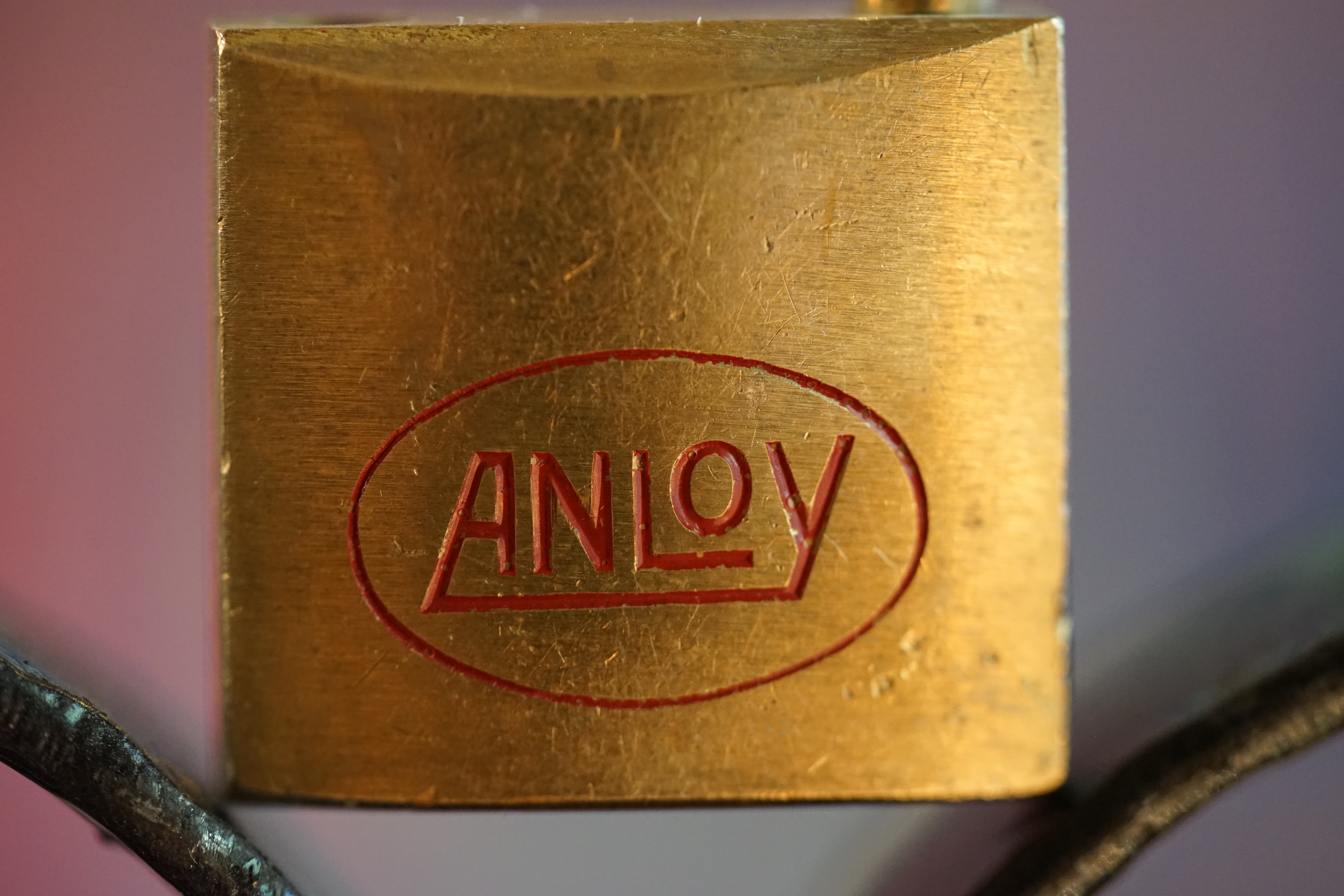 Arthur Bühl, Arthur meister ®, Lockpickerherz ®, Schlossherz ®, Porno meister ® Carsten Jasner, MUT PROBEN ! Das Leben ist tödlich. Aber es muß nicht sterbenslangweilig sein. In diesem Buch werde ich ab Seite 139 in dem Kapitel: Mut zur Lücke, Loch im Tresor. Todsichere Systeme und wie man sie knackt wie folgt beschrieben: Ein Mann mit Pferdeschwanz sitzt hoch konzentriert am Werktisch. Sein Blick ist ins Nichts gerichtet. Für das was er tut, braucht er seine Augen nicht, er sieht mit dem kleinen Stahlhaken zwischen seinen großen Fingern, mit denen er sich einen Weg in das Schicherheitsschloss bahnt. Er gleitet in die ölige Innenwelt, ertastet Wände, Widerstände, Ausbuchtungen. Er fühlt schließlich die genaue Position der Stifte, rastet einen nach dem anderen ein. Diese Momente, sagt der Zweimeter mann, seien " Vorboten zum Orgasmus " ! Arthur Bühl, von seinen zahlreichen Bewunderern " ARTHURMEISTER " genannt, ist einer der Besten bei den Sportsfreunden der Sperrtechnik, einem Verein in dem sich bundesweit rund fünfzehnhundert Mitglieder in sechzehn Ortsgruppen treffen, um in ihrer Freizeit Schlösser zu knacken. Ins Leben gerufen hat den Verein Arthur Bühl und sein Freund Steffen Wernèry, ein Mitbegründer des Caos Computer Club. Digital hacken oder analog knacken - für Wernèry gibt es da keinen Unterschied. Hier wie da treibt ihn der rebellische Reiz, Lücken im System zu finden, die Verkäufer als todsicher preisen. " Doch sicher ist nur, daß alles aufgeht " ! Dafür sort die Lust, die jeder kennt: Schatzkammern zu betreten, Geheimnisse zu entschlüsseln, Widerstände zu überwinden, Verbotenes zu tun, sich Zugang zu veerbogenen Ecken und Winkeln zu verschaffen. Die " Sportsfreunde " treibt diese Lust seit ihrer Kindheit um. Wernèry bog mit zwölf Jahren seinen ersten Dietrich aus einem Kleiderbügel und sperrte seine Lehrer ein. Der kleine Arthur bekam eine Ahnung von seinem Talent, als es ihm gelang, die Spardose schlüssel - und zerstörungsfrei zu entriegeln. Heute triumphiert er als mehrfacher Deutscher Meister im sogenannten Lockpicking, dem Öffnen von Schlössern unter Wettkampfbedingungen. Immerhin siebenundsechzig Jahre lang war das erste Sicherheitschloss der Welt tatsächlich ein Sicherheitsschloss. Der englische Tüftler Joseph Bramah, der so nützliche Dinge erfand wie eine Banknoten - Nummeriermaschine und eine Zapfanlage, die heute noch in britischen Pubs Bier in Gläser sprotzt, ersann 1784 ein Zylinderschloss, daß als unbezwigbar galt - bis 1851 ein professioneller Knacker nach sechzehn Tagen engagierten Stocherns das Ding öffnete. Dieser Akt war ein Schlüsselerlebnis in der Beziehung zwischen Mensch und Mechanik. Ein Sieg der lebendigen Sinne über ein sprödes System - zu einer Zeit, da die Gesellschaft sich dem stampfenden Rhythmus der Industrialisierung unterwarf und der Glaube an das Heil der Technik verdrängte. Lockpicking wurde zu einem populären Sport, der Helden schuf. In den dreißiger Jahren des 20. Jahrhunderts etwa gelangte ein Prister zu Weltruhm, weil er reihenweise sowohl als einbruchsicher gepriesene Tresore als auch " ausbruchsichere " Gefängnisschlösser entriegelte. " Der schwerste Schrank hat seine Schwächen, er läßt sich ohne Müh erbrechen " ! - diese alte Panzerknacker Weisheit hat nach wie vor Gültigkeit; sie hängt über den Köpfen der Hamburger Lockpicker. Arthurmeister braucht für handelsübliche Stiftschlösser, die fast jede Wohnungstür zieren, zwischen zehn Sekunden und fünf Minuten, je nach Hersteller. Bohrmuldenschlösser, die bei der Deutschen Post, auf Flughäfen und in Atomkraftwerken verwendet werden, sind vor ihm ebenso wenig sicher. Er nutzt dabei mechanische Ungenauigkeiten, winzige Spielräume, die sich bei der Herstellung nicht vermeiden lassen und zehnmal dünner sind als ein Haar. Ein paar Mal klickt es, der Meister dreht den Zylinder, streicht seine Haare zurück, steckt sich eine Zigarette an. " Tja " sagt er, " und wenn man dann das Schloss aufkriegt - das ist ein geiles Gefühl ! " Ich habe dann später den Jasner in Berlin angerufen. Bei dem Telefonat kam lediglich heraus er wüßte von dem Interview nichts mehr und wolle auch nichts mehr wissen. Da habe ich noch bemerkt, er hätte auf dem Lockpicking " Bunten Nachmittag " nicht so nerven brauchen, wenn er dann doch so einiges durch den " Tüddel " kriegt. Taged mit: Spiel nicht mit den Schmuddelkindern ! Verzwetschget mit: Bühl Arthur, Bühl Wappen, Bühl Fahne, Bühl Urkunde, Bühl Patent, Bühl achteck, Zwetschgenhengst, Zwetschgenfest, Meister Arthur, Bühler Zwetschge Arthur Andreas Bühl, Detektiv, Privatdetektiv, Hamburg,Germany, Siegel Ring.