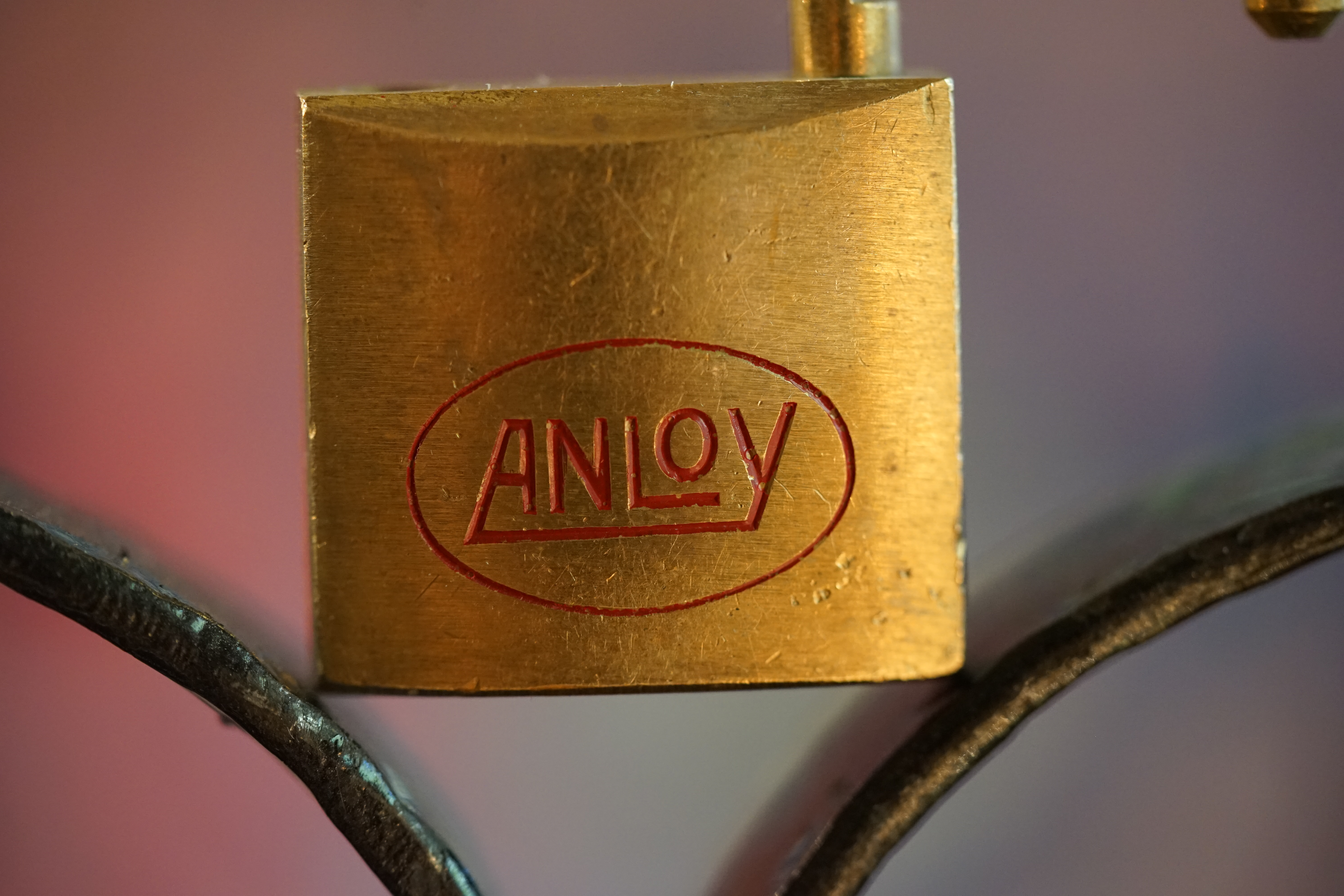 Arthur A. Bühl, Made in Germany, born 1961 in Stuttgart, arbeitet seit 40 Jahren als Privatdetektiv und lebt in Hamburg. Er ist als Detektiv Mitglied in nationalen und internationalen Berufsverbänden. Unter dem Künstlernamen " Arthurmeister " erklärt Arthur Bühl Lockpicking; das zerstörungsfreie Öffnen von Schlössern und Schließzylindern. Der Ehrenkodex lautet: Öffne nur deine eigenen Schlösser. Fremde Schlösser dürfen nur mit Einwilligung des Eigentümers geöffnet werden. Herr Bühl wurde schon als Schlossknacker bezeichnet. Dies ist natürlich Quatsch, denn wenn man oder Frau z.B. ein Vorhangschloss knackt, so ist es kaputt und die Wettbewerber und Lockpickerkollegen können nicht mehr daran üben. Knacker benutzen einen Kuhfuß. Der mehrfache Deutsche Meister dagegen ein Pickset und es gilt: " Offen ist gut, schneller Offen ist besser ". Viel Spaß und Erfolg beim Üben. Von der Zeitschrift " WIRED " wurde Arthurmeister als Master of the Universe, betitelt. SEO für heute: Parole Emil ! Arthur Bühl, Sympathieträger.com, Präsident Pornomeister SARL. Die Anschrift lautet: Arthur A. Bühl, Postfach 605 145, 22 246 Hamburg. Die E - Mail lautet: Arthurmeister@Arthurmeister.de