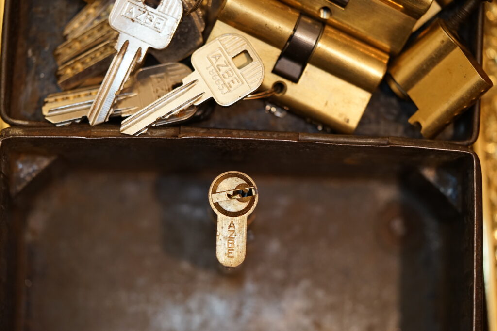 AZBE Zylinder Schlüssel Sicherheit Security Arthur A. Bühl Arthurmeister Lockpicking offen open Master of the Universe Wired