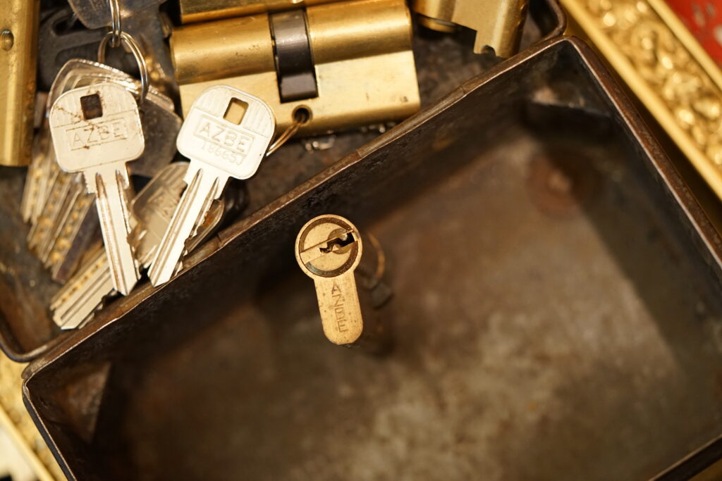 OFFEN OPEN APERTO AZBE Zylinder Schlüssel Sicherheit Security Arthur A. Bühl Arthurmeister Lockpicking offen open Master of the Universe Wired