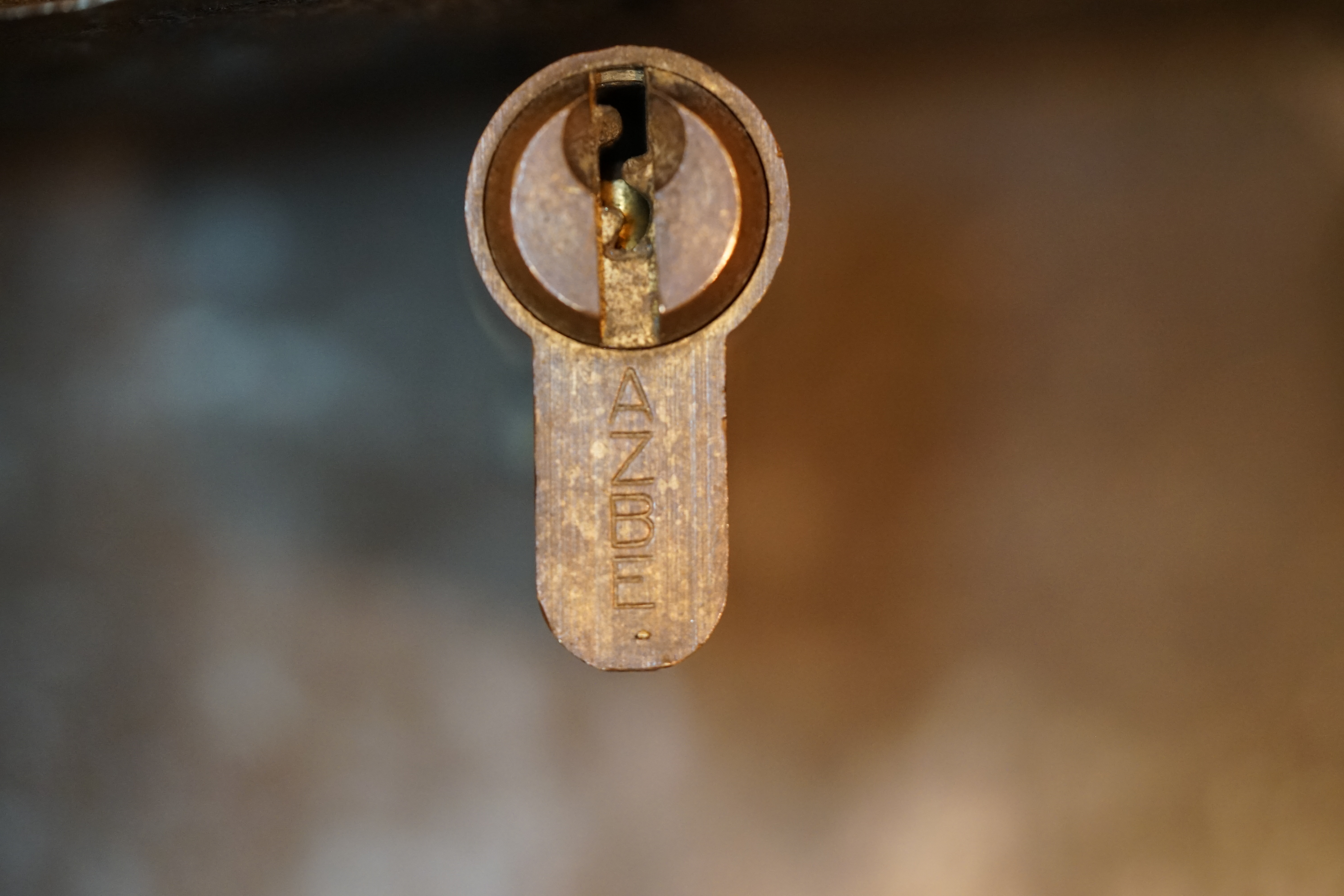 Good Morning, High Noon, guten Tag from Germany, Hamburg, mein Name ist Uschi. Die rasende Reporterin von der Bild et Zeitung. Ich konzipiere und betreue die Webseiten des Herrn Arthur Bühl, alias ARTHURMEISTER, Präsident Pornomeister SARL. Ich bemängele ihre falsche Auswahl zu den Bilder aud dem Laufband Arthurmeister " Arthur-Buehl-Arthurmeister®-Praesident ", dem Foto aus dem Laufband Pornomeister " Arthur-Buehl-Arthurmeister®-Detektiv-und-Sympathietraeger " und dem Foto des Herrn Bühl aus dem Laufband Arthur-Bühl.de " 𝔄𝔯𝔱𝔥𝔲𝔯-𝔅ue𝔥𝔩-𝔄𝔯𝔱𝔥𝔲𝔯𝔪𝔢𝔦𝔰𝔱𝔢𝔯®-Arthurmeister-beim-Friseur-vor-dem-Interview-Die-E-Mail-lautet-Sympathietraeger@Sympathietraeger.com. E-Mail-lautet-Arthurmeister007@gmail.com " Diese Lichtbilder wurden von mir zwar unter der Google Bilder - Gallerei eingepflegt, sind aber seit geraumer Zeit nicht mehr sichtbar. Deshalb habe ich die Bildbeschreibung dahingehend ergänzt, das es sich um eine private Performance Webseite handelt. Meine Anordnung dieser JPG in Ihrer Gallerie ist gewollt. Deshalb machen Sie diese Fotos aus dem Laufband Arthur Bühl und aus den Laufbändern Arthurmeister und Pornomeister wieder sichtbar. Diese Foto`s sind Bestandteil dieser Performance, wie das Grün in Ihrem geschätzten Google Logo, oder das Rot aus Ihrer geschätzten Landesflagge ! Ich würde Ihre Logo`s auch nicht entfernen ! Also: alle Foto`s und JPG `s im Internetz, wieder sichtbar machen ! Ihre Uschi, die rasende Reporterin von der Bild et Zeitung und die Macherin von Radio-Eriwan.de. Ihre Mühe sehe ich als Selbstverständlichkeit ! Gerne Grüße ich vom Stammtisch im Hasenstübchen unserem Bunny Hall. In Arthurmeister`s Jukebox haben wir für das Google - Team den Bringersound " We speak no Americano " gedrückt ! Parole Freibier für Google LLC. And greetings from Mr. Smitz.us ! 𝔄𝔯𝔱𝔥𝔲𝔯 𝔅ü𝔥𝔩, 𝔄𝔯𝔱𝔥𝔲𝔯𝔪𝔢𝔦𝔰𝔱𝔢𝔯 ® Stück Davon schwarze Katze, Zwei Katzenkopf Schlösser Zunft, Schlosser, Zunftabzeichen, Wappen, Geselle, Anstecknadel, Verbandsabzeichen, Stück Davon. Die nicht alltägliche Form eines Truhenschlossen führte dazu, das man die Schlosser im Zunftleben scherzhaft ironisierend Katzenköpfe nannte. Der Spitzname erhielt sich durch die Jahrhunderte. Und der Katzenkopf wurde damit zu einem Symbol. Er erscheint auf der Anstecknadel, die heute der Schlosser als Verbandabzeichen tragen kann. Die auf der Nadel angebrachte Inschrift " Stück Davon " erklärt sich wie folgt: Der wandernde Schlossergeselle sprach bei einem Meister um Arbeit vor. Befragt, ob er das Handwerk verstünde, antwortete er: Stück Davon ! Die zwei Worte wiesen ihn in aller Bescheidenheit als Angehörigen der Zunft aus, der bereit sei noch weiter zu lernen. DoubleBrain ® SEO für heute: Barockschlüssel, Schmiedeeisen, Halme gedreht, Bärte geschnitten, Reiden aufgesetzt, Stahlschnitttechnik, Kapelleneingerichte, Schmiedeeisen, Hohldorn, Gesenk, Pflanzenmotiv, Wappentierschmuck, geschmiedet, gepunzt, Schlüsselgriff beidseitig, halbrelief, Bekrönung auf der einen Seite als männlicher auf der anderen als weiblicher Kopf, Löwenwappen, Delphine, Schwanzflosse, Stilelemente der Reaissance, profilierter Steckhalm, Gesenke und Reide ziseliert, Griffrand, Zwei Schlangen blau angelassen, Eisenblech, Schließblech, Türrahmen, Schlosskasten, Eisenkern, französisch, Zierdecke ausgehauen, eingehauen und getrieben, Rosette, Ringgriff, Rokoko und Schlüssel, eisernes Wiener Barock Hangschloss mit Spreitzfedernverschluss, gefeilt, geschnitten und ziseliert, flacher Steckschlüssel, Eisengrundplatte und zwei Engel mit Trompete, Posaune und Blumengeranke verziert. Figuren, Schmuck, Jagdszene, Empire, Möbelschlösser, Messingzierdecken, Witwerschlüssel, Schlüsselgewalt, Symbol, Sargschlüssel, Silberschlüssel, Hohldorn, Nachbildung, Kammerherrnschlüssel, Bronce, feuervergoldet, Emblem mit Initialien der weltlichen oder kirchlichen Fürsten versehen, die sie verliehen haben. Doppeladler, Reichsapfel, Zepter und Krone, Übergabeschlüssel, magische Stilelemente, östrerreichischer Kammerherrenschlüssel mit Doppeladler, Kordeln und Quasten, Wien, Hoflieferant, Mayestät, päbstlich, ungarisch, bayerisch, in Silber gegossen, Sinsheim, Hohldornschlösser mit Eisenriegeln, Gelenkschlüssel, einfacher Schieberiegel aus Holz, klappbare Doppelschlüssel aus Tirol, Rohrhülse, Bart, Tirol, Kreuz, Herz, Schlüsselgehänge, süddeutsch, Leder, gotisch, Bügel, Tabakspfeifenschlüssel, Schlossergeselle nach bestandener Prüfung, Schlüsselgeschenketui für die Braut: Bund mit fünf Zimmer, Möbel und Kassettenschlüsseln, in der Mitte Haustorschlüssel aus einem Stück geschmiedet, geschnitten und mit Stahlstangen handpoliert auf dem vierseitigen Gesenk in Schreibschrift " Deutsches Empire ", Dreipass, Jugendstil, Doppelrohr, Hauptportal der Jesuitenkirchen Sankt Michael, Der Hammerschlüssel für Weinkeller: der ziselierte aufgesetzte Hammer diente dem Küfner zum abklopfen der Fässer und zum öffnen der Spunde, Enstehungszeit, Hoftheater, bayrisches Nationaltheater in München, Zerstörung, Kunstschlosser, Fritz Nüssel, Heinrich Pankofer, Germany, wissenschaftlich, systematisch, Schlüsselexperte, Sammler, Privatsammlung, Schlüsselzentrale München, Fachmann für Sicherheitsfragen, sachkundig, Experte, versierter Restaurator, historischer Wert, handwerkliches Geschick und seine langjährige Berufserfahrung, Anerkennung, international, Fachmann nicht nur für die Technick von Schlüsseln und Schloss, auch für künstlerische und historische Fragen. Standardwerk Europa, Übersee, offizielle Stellen, Landeskriminalamt, Bundesanwaltschaft, Keltenschlüssel, Vorchristus, Witwenschlüssel, John F. Kennedy, Weisses Haus, Schlossmuseum Velbert, gut verpackt, Pullach, Erfinder und Auror, Leidenschaft, aufschlußreiches Werrk, Memoiren, Töchter, Emmi Seifert, Marlene Nüssel, Frau Anni, Kaminkehrer, Schwanthal, Freund und Helfer der Polizei, mein Leben, Gedichte, Kaffeveranstaltung, Nachbarschaftshilfe, Essen auf Rädern, Schlüsselfigur, tausend Stücke, Keltenzeit, Christus, Kelheim, Exemplare, Ausländische Lehrlinge, Brocken, wiegt fünf Kilo, Schmucksafe, Ludwig XV 1430, Brillianten, Verona, Eisenzeit, Ägypten, Hallstadtzeit, Salzkammergut, Hallstadt Gräberfeld, Epoche, Eisenverhüttung, Salzbergbau, Gerätschaften zu exportieren, geographischer Ort am Nordende des Neuenburger Sees in der Schweiz, Pfalbauten, auf festem Land angelegte Siedlung, europäische Eisenzeit, Kelten Indogermanischen Völkergruppe, Germanen, Rhein, kämperisch, expansionsbereit, Rom, Homer, Dichter, Jugendzeit, halbdunkel, erahnbar, zivisilatorische Dokumente, Dichtung, märchenhaft schöne Gestalt, Götter treten vor uns hin, denen die mittelmerisch kleinasiatische Menschheit Wirkungen und Tätigkeiten zugedacht hat, die diesen Fabelwesen für immer Kontur verliehen haben. So tritt der Schmiedegott Hephaistos lateinisch Vulkanos vor uns hin: Rußig und edel zugleich, genial erfinderisch, ein kunstreicher Handwerkegott. Der zu den 12 Hauptgöttern der griechisch römischen Antike erzählt wird. Jupiter, Himmel, hinabgstürtzt, Entfernung der Erde von den Sternen, Insel Lemlos, Hinkefuss, Gerechtigkeit, alte Fabeln, schöne und liebenswürdige, Eheweib, Museeum of fine Arts in Boston USA, Parmenides Lehrgedicht Balanos, Hammer, Amboss, Feuer, Wasser, glühend, Metall, Hammerschlag, Gußverfahren, gewünschte Form, Holz oder Kohle, warmgeschmiedet, grobkristallin, feinkörnig, Streck und Bruchgrenze, Plinius, samische Künstler, Erzguß, Keltenschlüssel, hochkant durch einen Schlitz in der Tür gesteckt, gedreht, bis er - nun waagrecht - in die Angriffe der im Riegel gelagerten Sperrklötze eingerastet: die Sperrklötze werden angehoben, der Riegel ist entsperrt und lässt sich mit einem ledernen Zugriemen von außen auf und zu ziehen. Griechenland, lakonisch, neues Prinzip, Schlüsselträger, Kaiserzeit, Würde, Statussymbol, Römer, die punische Kriegen das Metallhandelsmonopol an sich gebracht hatten verfügten in reichem Maße über Kupfer, Zink und Zinn. Verschlußriegel, Feder, Lochkanäle, Sperrstifte, entsichert, auf oder zugeschoben, Drehschlüssel, Hangschloss, Spreitzfeder, Kulturlandschaft, Kassetten, Truhen, Türen, Tiermaskendeckel, Pferdegstalt, arabisch, Vexier, indisch, Kugel, Grundform, Volldorn, Technische Feinheit, Eleganz, Zweckgebilde in den Händen von Menschen, die bemüht sind, mit einem rauhen, kriegerischen Leben fertig zu werden, Verteidigung, bedachte Architektur, spürbar, verschlossen, Zierlichkeit, Zeitläufe, Kultur, Willen und Werkstätten in Pompji und Herkulaneum, Wachsmodell Tonmantel gebrannt, schmilzt das Wachs glühend, Nachteil, römisches Imperium, desto länger, primitive Form, Spätantik, Karolingische Kunst, Fräkisches Adelsgeschlecht, Karl der Große, Triebfeder, Höfische und Kirchliche Kreise, Monumental Kunst, Klerikale Kreise, Kulturträger, Elfenbein, Goldschmied, Goldschmiedekunst, geistig - kulturelle Erhellung, Abendland, profunde Bedeutung, Ehefrau, häusliche Gewalt, Vertrauen, Brauch, Kirchweihtag, Steiermark, geweiht, Gnadenschlüssel, Petrus - Schlüssel, Apostel, Pilger, Schenkung, Pabst Pälagius, Gregor, König Alfons von Kastilien, König Alfred, romanischer Stil, schöpferische Kraft, Kunstgewerbe, Klöster, Kostbarkeiten, kunsthandwerklich, Verfeinerung, Raffiniertheit, Formenwelt, Alltag, Kleidung, Ritterrüstung, kraftvoll, primitiv, gotische Epoche, Jan van Eick, Grammatik, Lebensstil, geläutert, gültig, Opulenz der Kleidung, Materialwert, Charme, Sakral, Phantasie, Formensprache, feinsinnig, Steinmetz, Bescheidenheit, Portal, Notre - Dame, Paris, köstlich, kostbar, Mechanismus, Entsperrungsvorgang, Fischblasen, Kreuze, Drei - und Vierpass, grotesk, meisterlich, Handwerkszeug primitiv, Gewirre, Besatzung, Tropfen Öl, rein von Hand, Prochnov, Kunstschreiner, gesunde Männer, Michael Mann, Michael Mann Kästchen, Nürnberg, Augsburg, Fürth, Wörth, Riegelwerk, sauber geätzte und vergoltdete Büchsen und Pistolen aus Eisen. Doppelmeyer, Markgraf, erlassene Strafe, Spinnenschlösser, Deckelunterseite, figürlich, kunstfertigkeit, Schlüsselloch, größere Summen harten Geldes, raffiniert, Spielerei, Kuriusität, Zeugnis, Möbel, Bombast, Schwulst, Liebe, Zäsur, Dreißigjähriger Krieg, Mutter Courage, Armut, Schichten in Deutschland, Reformation, patetisch, Phänomen, Ornament, Pierre Frommerie, Sedan, Berlin, Ebenholz, Emaill, monumental, Signatur, Barock, Formenreichtum, gediegen, summarisch, mittelmäßig, Epochen, Werkleute, Halskette, Mayestät, Spanien, Revolution, Mittelalter, feierlich, Feind, Öffnung der Tore, Kapitulation, Schlüsselsoldat, Mitglied der päbstlichen Schweizer Garde, Pabstwappen, abfällige Bedeutung, Stadtwappen Tabackspfeife, Vierkant, Dolch, Pistolenschlüssel, geheime Nachrichten, Siegel, Hammerschlüssel für einen Weinkeller, Liebende, Angebetete, Ritter, Kreuzzug, Heiliges Land, Kreuzritter, Ehefrau, Märchen, arges oder schönes, es will scheinen, das eine Welt ohne Schlüssel nicht denkbar ist, Paris, Turenschloss, Schlossfalle, Konstruktion, Luxus, Verschwendungssucht, Kleinod, Brilliant, Maillard, König Stanislas, Ballkongitter, Pastellportrait, Museeum der Stadt Nancy, spirituell Sonnenkönig, Prinz Eugen von Savojen, den sublimen Geist seiner Epoche, General Feldmarschall Prinz Freund der Musen, Besieger der Türken, Zunftbuch, Balthasar, Gitter, Porzellan, hochkultiviert, Degengriff, Münchener Hof, Wittelsbach, Gesamtkunstwerk, Johann Joachim Winckelmann, Kleidermode, Reifrock, Schnürrleibchen, Wohnkultur, Neoklassizismus, Möbel, Chubb, Bramah, Inselstaat, Engländer, Ungarn, Italiener, Tossi, Yale, Hobbs, Aber die Bemühungen um immer neue vergrößerte Sicherheit im Bereich des Schlosses gingen weiter. Man glaubte vorübergehend das non plus ultra Sicherheitsschloss konstruiert zu haben und zwar kühn genug, Geldpreise für denjenigen auszusetzen, dem es gelingen würde, diese neuartigen Schlösser aufzusperren. Überraschend geschah das dank der Fertigkeit des Amerikaners Hobbs 1853. Seine Medtode des Aufsperrens ist in der Fachwelt als Hobbsches Öffnungsverfahren bekannt. Es wurde mit Erfolg publiziert, das Kriminelle Hinweise zum Öffnen der Sicherheitsschlösser erhielten. Linus Yale, Fallstiftriegelschlösser, der Ägypter, Assyrer, Babyloner, Yale Zylinder, C.E. Schulte in Velbert, Kromer Protector Schloss 1871, Hahn AG, Karl Zeiss, BKS, Boge und Kasten Solingen, Koloss von Roddos, Byzanz, Konstantinopel, Moschee, Kirche, Schlüsseltyp, Kaufmann, Herkunft, Herzblatt, Kurfürst, Alltagsgebrauch. Die Schönheit der Welt. Die Kraft, die menschlichen Schöpfergeist gewahr werden lässt. Die beiden Schlüssel in der Hand des heiligen Petrus geben diesem die Macht, die Pforten des Himmels zu öffnen. Der Schlüssel ist ein christliches Symbol, er ist aber auch das Inbild menschlichen Schöpfergeistes und als solches steht er in unmittelbarer Beziehung zu der Arbeitswelt des Sammlers Heinrich Pankofer. Doblebrain ® gibt vor: Mehr SEO ! ! ! Arthur Bühl, Arthurmeister, Wappen Bühl, Bühl Art, Flagge, Fahne, Arthurmeister Ring BÜHL öffnet Dormakaba, Kaba, Kaba 8 und weitere wie Quattro und Gemini. Tja und im Falle eines Falles, klebt UHU wirklich alles und kurz drauf, ist alles wieder auf ! Auch Dormakaba in Bühl im Falle eines Falles ! Verschlagwortet mit: Arthur Bühl, Detektiv, the dutch open Lockpicking Champion ! From WIRED. ÖFFNUNG OHNE SCHLÜSSEL, Linkedin Joe Asberry, NBA, Twitter X. Basket Ball Bouncing Verbot, Arthurmeister, Raucher, Roth - Händle, Stadt Lahr - Bühl, Schwarzwald, Black Forest, Rötkäppchen you know Mr. Smitz, Sorte Schwäbischerhengst de is großfruchtig und süss wie UHU. Buhl er Zwetschge. No, only woman has Pflaumen ♥ Wappen Arthur Andreas Bühl, Flagge ! Wilhelm Busch ♥