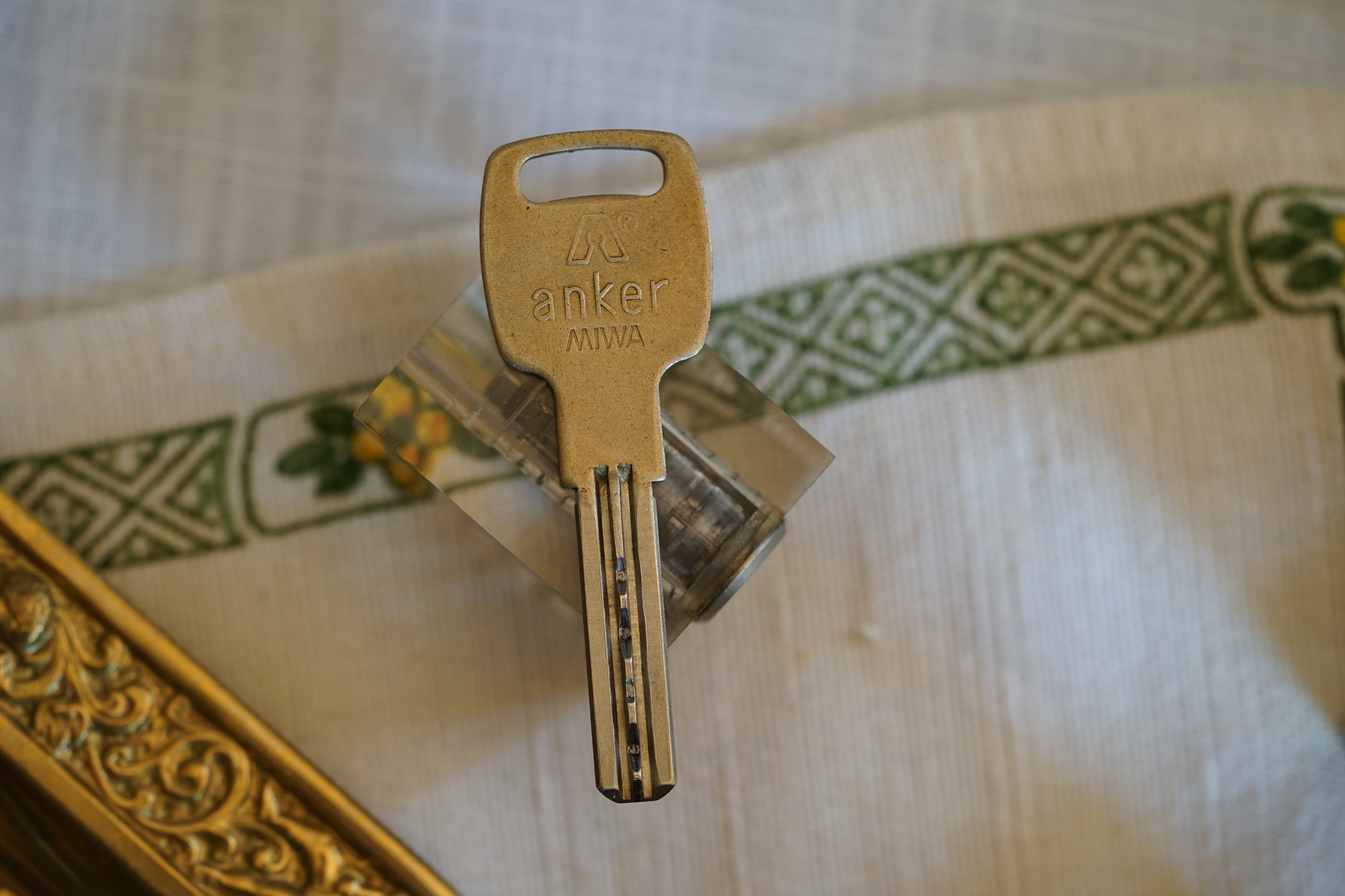 SEO JOE ASBERRY Hey Joe " Asberry ", ruft F 1 Rudi vom Tresen, Prost und Stößchen ruft Heike III zum Stammtisch. Die Jukebox spielt in voller Lautstärke Mr. Bojangles. Arthurmeister, der Sympathieträger hat bay the way mit einem ABUS Padlock Joe`s Michael Air Jordan`s Basketball bag gesichert ! Auch der Michael Jordan mußte hier im Hasenstübchen das Basketball bouncing Verbot akzeptieren. Formel 1 Rudi schreit: Bouncing darf und kann hier nur ein Michael Schumacher. Die Cartomanze meint, ein Ralf Schumacher auch ! Prost Weizen, Stößchen, Käppchen, ASBERRY !!! Die Jukebox by Youtube spielt " Slow Hand ". Joe, du rascal belehre uns nicht schon wieder. Wir sind hier in der Rabbit Hall and smoking is good for your drunken head. Prosit, Cheer`s, Salute, Gin Gin, altüst, sante` und Viva ! Hoch die Tassen ! Am Tresen läutet die Glocke. Der Rotamint der blinkt. Drei Tage war der JOE krank, jetzt trinkt und raucht er wieder. Gott sei Dank ! Verschlagwortet mit: Arthur Bühl, Detektiv, the dutch open Lockpicking Champion ! From WIRED. ÖFFNUNG OHNE SCHLÜSSEL, Linkedin Joe Asberry, Twitter X. Basket Ball Bouncing Verbot, Arthurmeister, Raucher, Roth - Händle, Stadt Lahr - Bühl, Schwarzwald, Black Forest, Rotkäppchen you know Mr. Smitz, Sorte Schwäbischerhengst.de is großfruchtig und süss. Buhl er Zwetschge. No, only woman has Pflaumen ♥. Wilhelm Busch ! Verschlagwortet mit: Arthur Bühl, Detektiv, the dutch open Lockpicking Champion ! From WIRED. ÖFFNUNG OHNE SCHLÜSSEL, Linkedin Joe Asberry, Twitter X. Basket Ball Bouncing Verbot, Arthurmeister, Raucher, Roth - Händle, Stadt Lahr - Bühl, Schwarzwald, Black Forest, Rötkäppchen you know Mr. Smitz, Sorte Schwäbischerhengst.de is großfruchtig und süss. Buhl er Zwetschge. No, only woman has Pflaumen ♥. Wilhelm Busch 𝐋𝐞𝐠𝐨 𝐁𝐢𝐥𝐥𝐮𝐧𝐝 𝐋𝐞𝐠𝐨𝐥𝐚𝐧𝐝 𝗩𝗲𝗿𝘀𝗰𝗵𝗹𝗮𝗴𝘄𝗼𝗿𝘁𝗲𝘁 𝗺𝗶𝘁: 𝗔𝗿𝘁𝗵𝘂𝗿 𝗕ü𝗵𝗹, 𝘁𝗵𝗲 𝗗𝘂𝘁𝘀𝗰𝗵 𝗼𝗽𝗲𝗻 𝗟𝗼𝗰𝗸𝗽𝗶𝗰𝗸𝗶𝗻𝗴 𝗖𝗵𝗮𝗺𝗽𝗶𝗼𝗻 ! 𝗙𝗿𝗼𝗺 𝗪𝗜𝗥𝗘𝗗. Ö𝗙𝗙𝗡𝗨𝗡𝗚 𝗢𝗛𝗡𝗘 𝗦𝗖𝗛𝗟Ü𝗦𝗦𝗘𝗟, 𝗟𝗶𝗻𝗸𝗲𝗱𝗶𝗻, 𝗧𝘄𝗶𝘁𝘁𝗲𝗿 𝗫. 𝗟𝗲𝗴𝗼 𝗕𝗶𝗹𝗹𝘂𝗻𝗱 Verschlagwortet mit: Arthur Bühl, the Dutsch open Lockpicking Champion ! From WIRED. ÖFFNUNG OHNE SCHLÜSSEL, Linkedin, Twitter X. 𝔄𝔯𝔱𝔥𝔲𝔯 𝔅ü𝔥𝔩, 𝔄𝔯𝔱𝔥𝔲𝔯𝔪𝔢𝔦𝔰𝔱𝔢𝔯® Verzwetschget mit: ♥ Vokuhila, Friseur ♥ Schwäbischer Hengst, Zwetschgen Heini, Bühl er, Zwetschge, Google Earth, Mittelpunkt der Welt, Martinameisterin, Cartomanze, Scholischek, " HIGH NOON ! ". ♥ Parole Emil ! SEO LOTTO 𝔄𝔯𝔱𝔥𝔲𝔯 𝔅ü𝔥𝔩, 𝔄𝔯𝔱𝔥𝔲𝔯𝔪𝔢𝔦𝔰𝔱𝔢𝔯® Verschlagwortet mit: Arthur Bühl, Arthurmeister® Arthur ♥ Schwäbischer Hengst, Buhl, Zwetschgen Heini, Artur, Buehl er, Zwetschge, Made in Germany, Born 1961, Sympathieträger, Google Earth, Mittelpunkt der Welt, Pflaumen, Arkadasch, Datschi, ♥ Martinameisterin, Cartomanze, Scholischek, " HIGH NOON ! ", ♥ ♥ Vokuhila ♥ Parole Emil ! SEO Bühl Zwetschge ♥ 𝔄𝔯𝔱𝔥𝔲𝔯 𝔅ü𝔥𝔩, 𝔄𝔯𝔱𝔥𝔲𝔯𝔪𝔢𝔦𝔰𝔱𝔢𝔯® 𝗩𝗲𝗿𝘇𝘄𝗲𝘁𝘀𝗰𝗵𝗴𝗲𝘁 𝗺𝗶𝘁: 𝔄𝔯𝔱𝔥𝔲𝔯 𝔅ü𝔥𝔩, 𝗔𝗿𝘁𝗵𝘂𝗿𝗺𝗲𝗶𝘀𝘁𝗲𝗿, 𝗥𝗮𝘂𝗰𝗵𝗲𝗿, 𝗥𝗼𝘁𝗵 - 𝗛ä𝗻𝗱𝗹𝗲, 𝗦𝘁𝗮𝗱𝘁 𝗟𝗮𝗵𝗿 - 𝗕ü𝗵𝗹, 𝗦𝗰𝗵𝘄𝗮𝗿𝘇𝘄𝗮𝗹𝗱, 𝗕𝗹𝗮𝗰𝗸𝗳𝗼𝗿𝗲𝘀𝘁, 𝗥𝗼𝘁𝗸ä𝗽𝗽𝗰𝗵𝗲𝗻 𝘆𝗼𝘂 𝗸𝗻𝗼𝘄 𝗠𝗿. 𝗦𝗺𝗶𝘁𝘇, 𝗦𝗼𝗿𝘁𝗲 𝗦𝗰𝗵𝘄ä𝗯𝗶𝘀𝗰𝗵𝗲𝗿𝗵𝗲𝗻𝗴𝘀𝘁.𝗱𝗲 𝗶𝘀 𝗴𝗿𝗼ß𝗳𝗿𝘂𝗰𝗵𝘁𝗶𝗴 𝘂𝗻𝗱 𝘀ü𝘀𝘀. ♥ 𝗡𝗼, 𝗼𝗻𝗹𝘆 𝘄𝗼𝗺𝗮𝗻 𝗵𝗮𝘀 𝗣𝗳𝗹𝗮𝘂𝗺𝗲𝗻 ♥ 𝗞𝗹𝗲𝗶𝗻𝘁𝗶𝗲𝗿𝘇ü𝗰𝗵𝘁𝗲𝗿𝘃𝗲𝗿𝗲𝗶𝗻. 𝗗𝗶𝗲 𝗘 - 𝗠𝗮𝗶𝗹 𝗹𝗮𝘂𝘁𝗲𝘁: 𝗔𝗿𝘁𝗵𝘂𝗿𝗺𝗲𝗶𝘀𝘁𝗲𝗿@𝗔𝗿𝘁𝗵𝘂𝗿𝗺𝗲𝗶𝘀𝘁𝗲𝗿.𝗱𝗲 𝗗𝗶𝗲 𝗘 - 𝗠𝗮𝗶𝗹 𝗹𝗮𝘂𝘁𝗲𝘁: 𝗔𝗿𝘁𝗵𝘂𝗿𝗔𝗻𝗱𝗿𝗲𝗮𝘀𝗕𝘂𝗲𝗵𝗹@𝗔𝗿𝘁𝗵𝘂𝗿𝗔𝗻𝗱𝗿𝗲𝗮𝘀𝗕𝘂𝗲𝗵𝗹.𝗱𝗲 Verschlagwortet mit Bühl er Zwetschge, Zwetschgenhengst, Pflaume, plum, Erikli, prugna torta, Datschi, süss. ♥ Zwetschgen Heini verschlagwortet mit: ♥ Vokuhila, Friseur ♥ Schwäbischer Hengst, Zwetschgen Heini, Bühl er, Zwetschge, Google Earth, Mittelpunkt der Welt, Martinameisterin, Cartomanze, Scholischek, " HIGH NOON ! ". ♥ Parole Emil ! 𝔄𝔯𝔱𝔥𝔲𝔯 𝔅ü𝔥𝔩, 𝔄𝔯𝔱𝔥𝔲𝔯𝔪𝔢𝔦𝔰𝔱𝔢𝔯® In der Vitrine von Arthur Andreas Bühl, Arthurmeister sind Schlösser, Padlocks, von ABUS, BKS, CES, DOM, EVVA, Assa Abloy, Z Ikon, Kaba, Keso, ASSA, Winkhaus, Wilka, Trelock, Schmelting, Bode Panzer, Ancor Las, Drumm Geminy, Xylock, SEA, Medeco, Mul-T-Lock, Cut away, ABUS Granit, Pfaffenhain, E*S, ESS, Nemef, BAB, Babelsberg, Stasi, Diskus, WMF, Tesa, Vachette, Cisa, Wally, Rielda, Mottura, Viro, FAI, GeGe, Fichet, Bode Panzer, Tresor, Bramah, Protector, Braun`s Patent, Walomatus, Arolds, Combination Lock, Yale, Master, American Lock, Tubular, China, Indien, Aligarh, Nepal, Thailand, Zahlenschlösser, Himmelsschlüssel und noch vieles mehr, vorhanden. Alle Schliesszylinder sind Übungsmaterial für das Lockpicking. Schlagschlüssel sind auch dabei. Das Trabbi Tool, Stasi, natürlich auch. Verschlagwortet mit Buehl, Buhl, Rotkäppchen, Zwetschgenhengst, Zwetschge SEO Jahrgang 1961 Verschlagwortet mit: Arthur Bühl, Arthurmeister® Arthur ♥ Schwäbischer Hengst, Buhl, Zwetschgen Heini, Artur, Buehl er, Zwetschge, Made in Germany, Born 1961, Sympathieträger, Google Earth, Mittelpunkt der Welt, Pflaumen, Arkadasch, Datschi, ♥ Martinameisterin, Cartomanze, Scholischek, " HIGH NOON ! ", ♥ ♥ Vokuhila ♥ Parole Emil ! SEO Vitrine Alternativtext: ♥ 𝔄𝔯𝔱𝔥𝔲𝔯 𝔅ü𝔥𝔩, 𝔄𝔯𝔱𝔥𝔲𝔯𝔪𝔢𝔦𝔰𝔱𝔢𝔯®