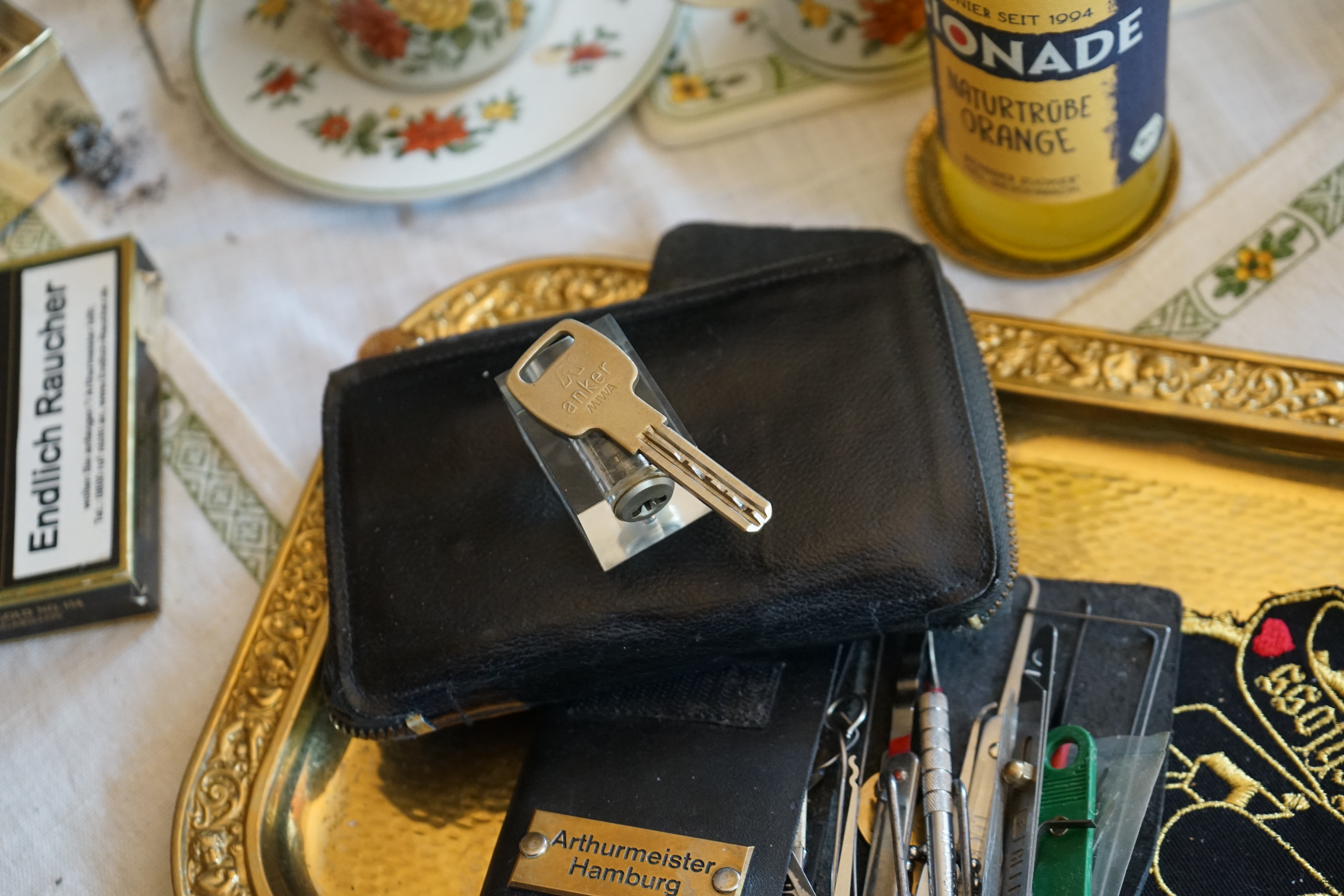 𝔄𝔯𝔱𝔥𝔲𝔯 𝔅ü𝔥𝔩, 𝔄𝔯𝔱𝔥𝔲𝔯𝔪𝔢𝔦𝔰𝔱𝔢𝔯 ® JOE ASBERRY Hey Joe " Asberry ", ruft F 1 Rudi vom Tresen, Prost und Stößchen ruft Heike III zum Stammtisch. Die Jukebox spielt in voller Lautstärke Mr. Bojangles. Arthurmeister, der Sympathieträger hat bay the way mit einem ABUS Padlock Joe`s Michael Air Jordan`s Basketball bag gesichert ! Auch der Michael Jordan mußte hier im Hasenstübchen das Basketball bouncing Verbot akzeptieren. Formel 1 Rudi schreit: Bouncing darf und kann hier nur ein Michael Schumacher. Die Cartomanze meint, ein Ralf Schumacher auch ! Prost Weizen, Stößchen, Käppchen, ASBERRY !!! Die Jukebox by Youtube spielt " Slow Hand ". Joe, du rascal belehre uns nicht schon wieder. Wir sind hier in der Rabbit Hall and smoking is good for your drunken head. Prosit, Cheer`s, Salute, Gin Gin, altüst, sante` und Viva ! Hoch die Tassen ! Am Tresen läutet die Glocke. Der Rotamint der blinkt. Drei Tage war der JOE krank, jetzt trinkt und raucht er wieder. Gott sei Dank ! Verschlagwortet mit: Arthur Bühl, Detektiv, the dutch open Lockpicking Champion ! From WIRED. ÖFFNUNG OHNE SCHLÜSSEL, Linkedin Joe Asberry, NBA, Twitter X. Basket Ball Bouncing Verbot, Arthurmeister, Raucher, Roth - Händle, Stadt Lahr - Bühl, Schwarzwald, Black Forest, Rötkäppchen you know Mr. Smitz, Sorte Schwäbischerhengst de is großfruchtig und süss wie UHU. Buhl er Zwetschge. No, only woman has Pflaumen ♥ Wappen Arthur Andreas Bühl, Flagge ! Wilhelm Busch ♥ 𝔄𝔯𝔱𝔥𝔲𝔯 𝔅ü𝔥𝔩, 𝔄𝔯𝔱𝔥𝔲𝔯𝔪𝔢𝔦𝔰𝔱𝔢𝔯 ® High Noon, elevener Clock, Hasenstübchen, HAM. In der Jukebox spielt: Pointer Sisters - Slow Hand, und der Tresen grölt, Arthurmeister with the Mastertouch. A Lover whit the Easy Touch ! Nochmals " Asberry " ! Hier herrscht Basketball Bouncing Verbot ! Wir sind hier nicht bei der NBA und du wirfst keinen Korb ! Du triffst den Korb ja nicht einmal. Am Tresen läutet die Glocke: Helbing und Stößchen ! Hey Pony ! Heike V drückt in Arthurmeister`s Jukebox: Die Affen rasen durch den Wald. Arthurmeister ruft: Parole Emil. Formula One Rudi grölt: Bouncing Verbot ! Asberry hat Bouncing Verbot ! Weizen ! Joe fragt Arthurmeister: Arthur my Friend, i need for my Basketball Friens from the NBA a instruction of Lockpicking. Arthur lacht: only wenn Michael Air Jordan und Michael Schuhmacher mitmachen. Pelle schreit vom Tresen: Schuhmacher ist ein Kannister Kopf. Pino kann ihn gerade noch daran hindern Marmor Stein und Eisen bricht zu drücken. Joe wünscht sich: Teddy Pendergrass - Turn Off the Lights… Ja Joe, es ist möglich eine solche Schulung auszurichten. Hierzu muß ich bei der Firma Amazon Lockpicking Set`s und Lockpicking Zubehör wie weitere Hook`s, Snakes, Rake`s und Tension Wrenches besorgen. Vorführmaterialien wie cut away Zylinder und Übungsschlösser habe ich parat. Ich zeige den E - Pick, und führe dir die Pick - Gun vor. 1 Schuss. Du verstehst. Prost ! Weizen, Stößchen`s, und Helbing für alle. Asberry und Bühl umarmen sich ! Sympathieträger halt ! In der Jukebox spielt: Element of Crime - Mittelpunkt der Welt… See You tomorrow, wir besprechen alles weitere wie: How to pick a Car. Verschlagwortet mit: Arthur Bühl, Arthurmeister® Arthur ♥ Schwäbischer Hengst, Buhl, Zwetschgen Heini, Arthur Bühl Wappen, Fahne, Buehl er Zwetschge, Made in Germany, Born 1961, Sympathieträger, Google Earth, Mittelpunkt der Welt, Pflaumen, Arkadasch, Datschi, ♥ Martinameisterin, Cartomanze, Scholischek, " HIGH NOON ! ", ♥ Vokuhila ♥ Parole Emil ! 𝔄𝔯𝔱𝔥𝔲𝔯 𝔅ü𝔥𝔩, 𝔄𝔯𝔱𝔥𝔲𝔯𝔪𝔢𝔦𝔰𝔱𝔢𝔯 ® Next Day: High Noon at 11 fer Clock: Joe Asberry der alte NBA Bouncer betritt das Hasenstübchen, ( HAM ) his Rabbit Hall ! In Arthurmeister`s Jukebox spielt: Nein nicht Hey Joe, sondern Aloe Blacc - I Need a Dollar ! Arthur Bühl spricht: gerade habe ich mit Mr. Smitz telefoniert. Joe: Smith ist ein Sammelbegriff wie Meier. Mr. Smitz you know, he is the CEO of the Magazin Playboy - Beverly Hills. Ja und der ist mein Freund. Den kenne ich über die BILD et. We have a Telefon call. Der Mr. Smitz hat dann den Mr. Jeff Bezon, ja du weißt schon, den vom Amazon Lieferservice angerufen. Er hat ihm erklärt daß ich mit dem NBA Bouncer Joe Asberry in Sachen Lockpicking einen Workshop machen möchte. Die Glocke läutet: Weizen, Helbing und Pony`s ! F 1 Rudi schreit am Tresen: Joe, laß dir lieber erklären wie du Scott Speed das laufen beibringst. Am Tresen wird es lauter: Minardi, Minardi, wir gewinnen nie ! Scott Speed, der Name geht im Gelächter unter. Pelle schreit: der Schuhmacher ist ein Kanister Kopf. Arthurmeister meint: let Michael pass for the Champions Chip ! Arthurmeister`s Jukebox spielt exclusive für Joe: Sammy Davis jr. - Mr. Bojangles ! Also Joe, der Smitz hat beim Bezos von Amazon angerufen, wir wollen einen Lockpicking Practical Kurs meistern. Der Bezos ist dann ins Amazon Head Quarter gefahren. Nein, nicht im Uber. F 1 Rudi schreit: Der Bezos fährt Ferrari. Scholischek meint: Maybach ! Also Joe, der schaut jetzt im Amazon Lager wie viele Lockpicking Tools und Jigglers er hat. Auch Pickset`s. Er sieht auch nach wie viele HPC, 2000 er Hook`s er hat. Lockpicker Beginner Sets von Majestic und Starter Sets von Mr. Peterson sagt er, hat er Massenweise auf Lager. Arkadasch sagt, sein Schwippschwager vom Neff Cousin und dessen Freund in Berlin - Kreuzberg könnten auch solche Pick Werkzeuge und Spanner herstellen. Die haben genug Schwarz Arbeiter. Die Sympathieträger Bühl und Asberry prosten sich genüsslich zu. Weizen ! Die Cartomanze die alte Kartenlegerin meint sie könne auch spooxe anrufen. Der Noagerlzutzler meint: Ihr Deppen, auf Berlin mußt du jahrelang warten. Heike IV ruft Stößchen ! Der Pino Frank lallt: Die Rautenfotzen bleiben für immer in der zweiten Liga. Joe ich bin mir sicher der hat auch Master bzw. Meister Lock`s. Die sind für eine Testrunde gut. Ja, die Dinger heißen Master Padlock ! OPEN ! Beer ! Nicht zu verwechseln mit Medeco ! Arthur läßt in der Jukebox im Bunny Hall TSOP spielen. The top Sound of Philladelphia ! Prost, Stößchen ! Pelle läutet auch die Glocke: Prost, Stößchen`s, Pony`s ! Dafür darf er auch für einen Heiermann: Heino - Caramba, Caracho ein Whisky drücken. Ja, Joe, aber kein Bouncing ! Der läßt die Sachen via Airforce Seattle to HAM liefern. Du weißt wie schnell Amazon liefert ! Sir Washi meint: Amazon sei so schnell wie Scott Speed. Alle lachen: Wenn er nicht wieder in die Mauer fährt ! Verschlagwortet mit: Arthur Bühl, Arthurmeister® Arthur ♥ Schwäbischer Hengst, Buhl, Zwetschgen Heini, Arthur Bühl, Wappen, FLagger, Buehl er Zwetschge, Made in Germany, Born 1961, Sympathieträger, Google Earth, Mittelpunkt der Welt, Pflaumen, Arkadasch, Datschi, ♥ Martinameisterin, Cartomanze, Scholischek, " HIGH NOON ! ", ♥ Vokuhila ♥ Parole Emil ! ! 𝔄𝔯𝔱𝔥𝔲𝔯 𝔅ü𝔥𝔩, 𝔄𝔯𝔱𝔥𝔲𝔯𝔪𝔢𝔦𝔰𝔱𝔢𝔯 ® 11.30 High Noon im Hasenstübchen. Der Hannenberger hat die Frikadellen fertig. Senf kommt aus dem Glas. In Arthurmeister`s Jukebox spielt: Santana - Fleur da Luna. Am Stammtisch diskutieren Bühl und Asberry über Lockpicking und Präsentationen: Arthurmeister erhält einen Anruf über die 007. OH, Mr. Smitz, nice to hear you from Beverly Hill`s. OH, What ! The Airplane from Jeff Bezos, Amazon is on HAM landed ! YES, Mr. Smitz, nice to hear this Song. Slowly Arthurmeister: There is a little Problem with the Custom. Mr. Smitz ! this is not really a Problem. HAM is four Minutes from the Hasenstübchen away. I will send Taxi - Dieter. He knows there a Hintereingang, a Backdoor, you know ! I call you back. Yes, yes, Außer Regen nicht viel gewesen. Greetings to Mr. Bezos. Tell him thank you for the Support. From Stammtisch too. Arthurmeister`s Jukebox spielt: Rucki - Zucki ! Die Frikadellen vom Hannenberger schmecken jetzt auch ohne Senf. Prost, Stößchen, Weizen, Helbing und für den Noagerlzutzler ein frisches vom Faß. Die Jukebox spielt: Die Five Tops - Warte auf das Glück ! 2 Stößchen später kommt Taxi Dieter zurück in den Bunny Hall ! Oh, OH, der Zoll, eH ! Als die mich gesehen haben war der Fisch geschuppt. Die haben mir beim Einladen geholfen. 5 Pakete a`50 Kilo ! Eine viertel Tonne. Ich durfte auch den Zoll zum Lockpicking Event einladen. Tragen helfen !! Stößchen, Pony, nö, heute Käppchen ! Die Jukebox spielt: Element of Crime - Am Ende denk ich immer nur an dich ! Mr. Smitz ! you are the best ! Greetings to all Smith in the USA. Yes, Yes, Mr. Smitz, Yes. I make greetings to Friede Springer from the BILD et; Ronzheimer too. Yes, Yes, und greetings for Mrs. Quandt. If Bezos will, i can show him on the Lockpicking Demonstration how easy he can pick a BMW whit a Key Blank. Yes, Yes, Mr. Smitz ! 3 Seconds ! OFFEN, OPEN, APERTO ! schreit Giovanni und will Chianti. Bei Fiat und Ferrari Modellen ist es so ähnlich. Bei manchen brauchst du aber ein polito, ja, Nagelfeile. Prost Chianti. Yes Mr. Smitz, die Ring bell`s, Hells Bells, die Glocke klingelt, you know ! We call in time. F 1 Rudi schreit: Hülkenberg ! Giovanni schreit: Giacomo Agostini ! Joe schreit: Scott Speed ! Arthurmeister`s Jukebox spielt: The Pointer Sisters - SLOW HAND, Arthurmeister the lover with the Mastertouch ! Arkadasch bekommt von Bühl Raki ericli Plum, Sorte Schwäbischer Hengst ! Prost Zwetschgenkönigin ! In der Vitrine von Arthur Andreas Bühl, Arthurmeister sind Schlösser, Padlocks, von ABUS, Master, BKS, CES, DOM, EVVA, Assa Abloy, Z Ikon, Kaba, Keso, ASSA, Winkhaus, Wilka, Trelock, Schmelting, Bode Panzer, Ancor Las, Drumm Geminy, Xylock, SEA, Medeco, Mul-T-Lock, Cut away, ABUS Granit, Pfaffenhain, E*S, ESS, Nemef, BAB, Babelsberg, Stasi, Diskus, WMF, Tesa, Vachette, Cisa, Wally, Rielda, Mottura, Viro, FAI, GeGe, Fichet, Bode Panzer, Tresor, Bramah, Protector, Braun`s Patent, Walomatus, Arolds, Combination Lock, Yale, Master, American Lock, Tubular, China, Indien, Aligarh, Nepal, Thailand, Zahlenschlösser, Himmelsschlüssel und noch vieles mehr, vorhanden. Alle Schliesszylinder sind Übungsmaterial für das Lockpicking. Schlagschlüssel sind auch dabei. Das Trabbi Tool, Stasi, natürlich auch. Das Wappen Arthur Andreas Bühl ist angebracht ! Die Flagge weht im Hasenstübchen. KI Satz zum Einfügen: Notiz: Alle SEO Texte wurden mittels einer ♥ KI ( Künstliche Intelligenz ) der Firma Doublebrain ®, ( ges. gesch. DPMA, Berlin, Reg.-Nr. 302022224017 ) ( Die E - Mail lautet: Doppelhirn@Doublebrain.de ) und doppeltem Helbing aus dem Leporello: " Arthurmeister Bühl und Bouncing Joe Asberry im Hasenstübchen ", generiert. Die Jukebox spielt: Loredana Bertè - E la luna bussò. Der Reggae Auftakt ! ♥ 𝔄𝔯𝔱𝔥𝔲𝔯 𝔅ü𝔥𝔩, 𝔄𝔯𝔱𝔥𝔲𝔯𝔪𝔢𝔦𝔰𝔱𝔢𝔯® In der Vitrine von Arthur Andreas Bühl, Arthurmeister sind Schlösser, Padlocks, von ABUS, BKS, CES, DOM, EVVA, Assa Abloy, Z Ikon, Kaba, Keso, ASSA, Winkhaus, Wilka, Trelock, Schmelting, Bode Panzer, Ancor Las, Drumm Geminy, Xylock, SEA, Medeco, Mul-T-Lock, Cut away, ABUS Granit, Pfaffenhain, E*S, ESS, Nemef, BAB, Babelsberg, Stasi, Diskus, WMF, Tesa, Vachette, Cisa, Wally, Rielda, Mottura, Viro, FAI, GeGe, Fichet, Bode Panzer, Tresor, Bramah, Protector, Braun`s Patent, Walomatus, Arolds, Combination Lock, Yale, Master, American Lock, Tubular, China, Indien, Aligarh, Nepal, Thailand, Zahlenschlösser, Himmelsschlüssel und noch vieles mehr, vorhanden. Alle Schliesszylinder sind Übungsmaterial für das Lockpicking. Schlagschlüssel sind auch dabei. Das Trabbi Tool, Stasi, natürlich auch. Verschlagwortet mit Buehl, Buhl, Rotkäppchen, Zwetschgenhengst, Zwetschge Für das Jahr 2025 wurde der SEO von der Firma chatgpt und von einer KI ergänzt: Arthur Andreas Bühl, ist ein Babyboomer ! und ein Sympathietraeger ! Slow Hand ! mit dem Mastertouch ! Locksport: The strange things that happen at a lock-picking convention by Tom Vanderbilt, Deviant Olliam, Slate, picking, Hackers Planet, Earth, Event, Flickr, Foto, Ina Müller, Arthur Meister, Lockpicking, ssdev, Photo, Slide Player, The Joy Lock Club, Schuyler Towne, by Pagan Kennedy, Arthur Bühl, called Arthurmeister, can pick a Lock faster than you, David Olliam, Slate, Tool, Toool, the open organisation of Lockpickers, Wired, Jan Freitag, TAZ, FAZ, BILD, WELT, BUDEG, BDD, Linkedin, Pornomeister SARL, X, Twitter, Security of Locks, Linkedin Arthur Bühl, Zwetschgenstadt Bühl, Wappen Bühl, Fahne Bühl, Facebook, Bühl, Arthurmeister, Pornomeister SARL, Lockpicking Experte. Tagged with: Dorma Kaba, Europa Park Rust, Zwetschgenhengst, NBA, Bouncing Joe Asberry, Everybody Wiki, Schwäbischer Henst, Pflaume, Zwetschge, Doublebrain, Mandy August, Rallye, cross, Datenschutz. Zitat: Arthurmeister " offen ist gut, schneller offen ist besser ! " Pankhofer, Schloss und Schlüssel, Arthur Bühl, Wappen Bühl, legal 1001, Radio Eriwan, In Arthurmeisters Jukebox im Hasenstuebchen, You Tube, ( HAM ), sind Schallplatten von Slow Hand, Pointer Sisters, Engelbert, Joy Flemming, Ina Müller, Dörp Reggae, Reinhard Fendrich, Sammy Davis jr., Bee Gees, Hans Söllner, Element of crime, Empire of sun - we are the people, Katja Ebstein - Es war einmal ein Jäger, Udo Jürgen - Das Lied das nie zu Ende geht, Vicky Leandros - Ich liebe das Leben, Die Five Tops - Warte auf das Glück, Marianne Rosenberg - Er gehört zu mir, Hildegard Knef - Für mich soll`s rote Rosen regnen, Connie Francis - schöner fremder Mann, Heino - Caramba, Karacho, ein Whisky, Drafi Deutscher - Mamor Stein und Eisen bricht, Kraftwerk - Das Modell, Ernst Neger - Rucki - Zucki, Wolle Kriwanek - I fahr Daimler, Reinhard Fendrich - Strada del sole, Zupfgeigenhansel - Bella Ciao, Joy Flemming, Half breed, Haindling - Du Depp, Nina Hagen - Africa Reggae, Schwoisfuß - Bin i selber Rastamann, Jan Delay - Irgendwie, irgendwo, irgendwann, Grachmusikoff - Oiner isch emmer dr Arsch, Wolfgang Ambros - Du schwarzer Afgahne, UB 40, The Manhattans - Kiss and say Goodbye, Three Degrees - Dirty old Man, Babara Streisand - Woman in Love, George Michel - One more try, Candy Dulfer, Deep Purple - Child in Time, Moody Blues - Nights in white Satin, Eagles - Hotel California, Dire Straits - Sultan of Swing, Pink Floyd, Sade - Smooth Operator, Toto - L`italiano, Peddy Pendergrass, Tom Jones, Eddie Holman - Hey there lonly girl, Chicago - If you leave me now, Kalvin Harris - Promises, Fugees, Engelbert - How I Love You, Gloria Gayner can`t take my Eys off you, Olivia Newton John, Ricky Shane - Mammy blue, Los Bravos, Kenny Rogers, Albano und Romia Power, Totzi - Ti amo, Tina Turner und Eros Rammazotti, Abba - Hasta Manana, Roger Whittacker - Abschied ist ein scharfes Schwert, Toto - Hold the line, Love Story mit Andy Williams, Grace Jones, Diana Ross und Julius Iglesias - All of You, Christopher Cross, Roberta Flack & Peabo Bryson, George Benson, Aloe Blacc - I need a Dollar, Simply Red - if you don`t know me by now, Luther Vandross und sehr viele mehr. Es erscheint auch bald die B - Seite von Arthurmeister`s Jukebox ( HAM ) Fuhlsbüttel, Hasenstuebchen, Playboy, Bunny Hall, Los Angeles, Beverly Hills, TSOP The Sound of Philiadelpia, Golden Gate Brigde, und noch so vieles mehr. Seattle Times says: He has got good hands, but how`s his vertikal. Arthur Bühl, a private detective from Germany deflated an all-star field of lockpickers in the world. Pressebox: Kaba Day im Europa Park mit Arthur A. Bühl, Detektiv. ( Arthurmeister ) - Präsident Pornomeister SARL, Linkedin: Arthur Andreas Bühl, Detektiv. 360 Meriandos, The Master Touch, opening locks without keys. Jesusmeister Arthur Bühl is a Master who can pick any lock in the world, but Jesus is the only Master who can unlock the human soul. Slideplayer. Phila Locksmith, Lockpickerherz und Schlossherz sind ges. gesch. Marken von Arthur Bühl. Das Wappen Bühl ist gelb, blau mit schwarzen Linien. You Tube, 23C3 Schlossoeffnung wurde beim CCC, Caos Computer Club, gefilmt. Citywide RFID Master, House key, Hamburg, by Wired. WIRED is where tommorow realized. World Trade Center, New York, YY 10 007, Communicationsmanager Mr. Smitz. Wiki, Attraktor, Trainingslager. Schloss - Öffnen, Public Domain 147, Staatsicherheit in der DDR, Arthur Meister aus Hamburg, Bunker am Ulmenwall. Herr der Schlösser, Bild Zeitung. 𝔄𝔯𝔱𝔥𝔲𝔯 𝔅ü𝔥𝔩, 𝔄𝔯𝔱𝔥𝔲𝔯𝔪𝔢𝔦𝔰𝔱𝔢𝔯® Herr Arthur Bühl, kritischer Privatdetektiv aus der Hansestadt Hamburg, bereitet sich auf ein Interview mit der BILD et vor. Bei Babsi und Gina in Fuhlsbüttel wird ihm zuvor der Vokuhila geschnitten. Herr Arthur Bühl wurde schon in der BILD et als " Herr der Schlösser " beschrieben. " Ein bisschen Ruhe bitte " schreibt Jan Freitag von der TAZ. Er erwähnt auch eine Mustertür by Wendt. Es wird darin herumgeprökelt. Selbst Arthur Bühl, der weltbeste aus dem Lockpicker Mekka Hamburg, betreibt pures Understatement, weil er sein Schloss in nur 20 Sekunden " geknackt " hat. Charles Graeber von der Wired.com beschreibt in seinem Artikel Master Lock - Pickers do bottle Arthur Bühl " The Master of the Universe ", Arthur Bühl a private Detective of Germany open locks. Bühl`s Fabio - the - Barbarian Look stands out. He wins the Dutch Open and is now Master of the Universe. The people cry: " Arthurmeister ! booms Arthurmeister ". Mark Webber Tobias, the Author of Locks, Safes, and Security, a Police Reverence, say: Arthurmeister, that ist beautyful. " Open ! " sagt Arthurmeister ", offen ist gut, schneller offen ist besser ". " Beer !" Arthurmeister booms back and a new Champion is born. Die Welt berichtet: " Die Kunst, Schlösser ohne Schlüssel zu öffnen ". Vereinsmitbegründer und Vizepräsident Arthur Bühl trägt seine Leidenschaft schon auf der Krawatte. Sie ist rot mit gelben Schlüsseln drauf. Intern wird er ehrfürchtig " Meister Arthur " gerufen. Er hat es zum siebenfachen Deutschen Meister in verschiedenen Disziplinen geschafft. Er pickt seit der Kindheit. Sein erstes Trainingsobjekt war sein Spardosenschloss - Ein klassischer Einstieg… . Die Slate berichtet über Arthur Bühl als Lockpicking Legend. Es gibt einen Artikel Tool for Picking and Decoding by Stasi, CCC, Vortrag Berlin. Amateur Hour berichtet: Arthurmeister has " The Master Touch ". Bei den Kaba Day `s im Europa Park Rust schreibt die Pressebox: auf großes Interesse der Teilnehmer stieß auch die praktische Vorführung von Steffen Wernéry und Arthur Bühl, die gängige mechanische Schließzylinder ohne Schlüssel zerstörungsfrei öffnen. Meist in Sekundenschnelle. Auch die Chemnitzer Zeitung " Freie Presse " hat über das Lockpicking und Arthur Andreas Bühl alias Arthurmeister berichtet. Dwight Perry schreibt: Arthur Bühl has good hands ! In der Philalocksmith wird Arthur Bühl auch als Lockpicking Legend betitelt. Es gibt auch einen Beitrag, 360 Meridianos. In der Datenschleuder, CCC, wurde über ihn als Sympathieträger berichtet. Veröffentlicht unter Linkedin, Xing, Google Panel, Twitter X. In der Vitrine von Arthur Andreas Bühl, Arthurmeister® sind Schlösser, Padlocks, von ABUS, BKS, CES, DOM, EVVA, Assa Abloy, Z Ikon, Kaba, Keso, ASSA, Winkhaus, Wilka, Trelock, Schmelting, Bode Panzer, Ancor Las, Drumm Geminy, Xylock, SEA, Medeco, Mul-T-Lock, Cut away, ABUS Granit, Pfaffenhain, E*S, ESS, Nemef, BAB, Babelsberg, Stasi, Diskus, WMF, Tesa, Noch, Vachette, Cisa, Wally, Rielda, Mottura, Viro, FAI, GeGe, Fichet, Bode Panzer, Tresor, Bramah, Protector, Braun`s Patent, Walomatus, Arolds, Combination Lock, Yale, Master, American Lock, Tubular, China, Indien, Aligarh, Nepal, Thailand, Zahlenschlösser, Himmelsschlüssel und noch vieles mehr, vorhanden. Alle Schliesszylinder sind Übungsmaterial für das Lockpicking. Schlagschlüssel und so vieles mehr, sind auch dabei. Auch der Sputnik. Verschlagwortet mit: ♥ Vokuhila, Friseur ♥ Schwäbischer Hengst, Zwetschgen Heini, Bühl er, Zwetschge, Google Earth, Mittelpunkt der Welt, Martinameisterin, Cartomanze, Scholischek, " HIGH NOON ! ". ♥ Parole Emil ! ♥ 𝔄𝔯𝔱𝔥𝔲𝔯 𝔅ü𝔥𝔩, 𝔄𝔯𝔱𝔥𝔲𝔯𝔪𝔢𝔦𝔰𝔱𝔢𝔯® Bühl, Arthur, Jahrgang 1961, Made in Germany, Detektiv or Private Investigator how Mr. Smitz from the PLAYBOY, Beverly Hills, say`s. Yes Mr. Smitz i will send you the Photo Arthurmeister`s F1, Jacket for your LeporelloUS. to your E - Mail Mr.Smitz@Mr.Smitz.us. Ok, Mr. Smitz. Mr. Smitz do you know what Google Earth is ? Take BÜHL Arthur, only by Google Earth, you know ? have done it ? Yes Google will show you my Panel superfast. Cool, Arthurmeister, cool. Yes Mr. Smitz, this can i do for you too ! Yes with SEO. Yes, yes, i have Arkadasch erklärt, sein Erikli pasta is not so genial. Der beste Zwetschgenkuchen, you know plum tart, is from the Stadt Bühl. Not laughing in the USA. Bühl is a City like my Name. And the People in this City called it: Zwetschgendatschi ! you know. This is the world best plumcake. Yes Datschi ! Yes, Stadt Bühl is near Baden - Baden, the Casino, you know ! Yes. Baden-Württemberg. You must know there is since 1927 the traditionell Zwetschgenfest. And there ist the Zwetschgenkönigin ! Mr. Smitz, my Ur Ur Ur Ur Grandfather is born in Bühl. My Great Grand Grand Mother where also born in the town Bühl. Their profession was Zwetschgenpicker. Not Lockpicker, Zwetschgen / Plum Picker. And Rüttler. Oh, really ! Yes, Yes. And since this time the name of the family Bühl from the Stadt Bühl is: Yes you know - Buehl. Yes i will give Greetings from you to Mrs. Friede Springer from the Newspaper BILD et. Yes, the Elbphilharmonie is in Betrieb. OH, Mr. Smitz, greeting´s to you from Joe Asbbery, NBA, you know. Tomorrow we will meet us in the Hasenstübchen, our Rabbit Hall. For Lockpicking und Beer. Call you. Parole Emil ! Not E-Mail. Provided by www.Arthur-Bühl.de and www.Arthurmeister.de