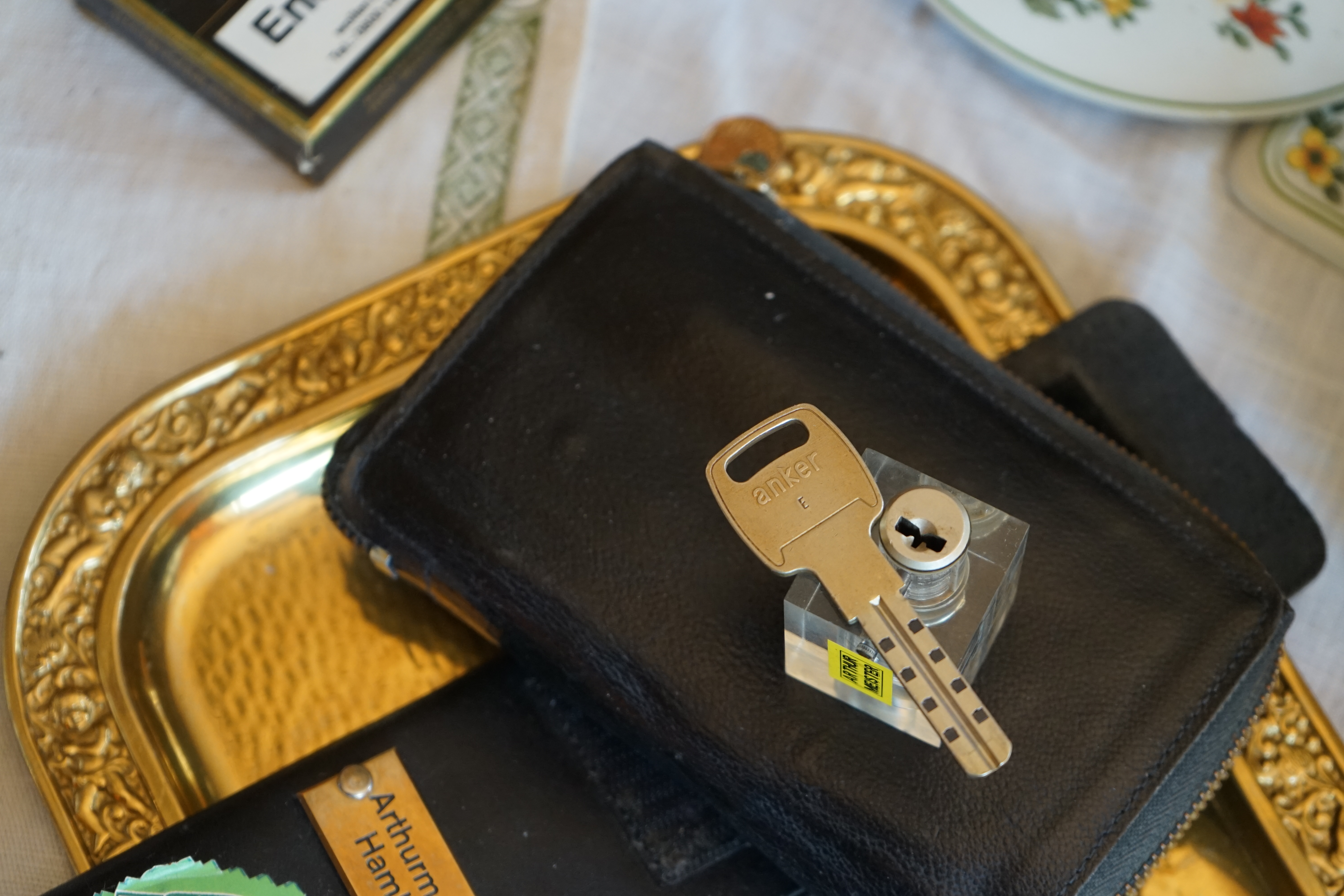 𝔄𝔯𝔱𝔥𝔲𝔯 𝔅ü𝔥𝔩, 𝔄𝔯𝔱𝔥𝔲𝔯𝔪𝔢𝔦𝔰𝔱𝔢𝔯 ® JOE ASBERRY Hey Joe " Asberry ", ruft F 1 Rudi vom Tresen, Prost und Stößchen ruft Heike III zum Stammtisch. Die Jukebox spielt in voller Lautstärke Mr. Bojangles. Arthurmeister, der Sympathieträger hat bay the way mit einem ABUS Padlock Joe`s Michael Air Jordan`s Basketball bag gesichert ! Auch der Michael Jordan mußte hier im Hasenstübchen das Basketball bouncing Verbot akzeptieren. Formel 1 Rudi schreit: Bouncing darf und kann hier nur ein Michael Schumacher. Die Cartomanze meint, ein Ralf Schumacher auch ! Prost Weizen, Stößchen, Käppchen, ASBERRY !!! Die Jukebox by Youtube spielt " Slow Hand ". Joe, du rascal belehre uns nicht schon wieder. Wir sind hier in der Rabbit Hall and smoking is good for your drunken head. Prosit, Cheer`s, Salute, Gin Gin, altüst, sante` und Viva ! Hoch die Tassen ! Am Tresen läutet die Glocke. Der Rotamint der blinkt. Drei Tage war der JOE krank, jetzt trinkt und raucht er wieder. Gott sei Dank ! Verschlagwortet mit: Arthur Bühl, Detektiv, the dutch open Lockpicking Champion ! From WIRED. ÖFFNUNG OHNE SCHLÜSSEL, Linkedin Joe Asberry, NBA, Twitter X. Basket Ball Bouncing Verbot, Arthurmeister, Raucher, Roth - Händle, Stadt Lahr - Bühl, Schwarzwald, Black Forest, Rötkäppchen you know Mr. Smitz, Sorte Schwäbischerhengst de is großfruchtig und süss wie UHU. Buhl er Zwetschge. No, only woman has Pflaumen ♥ Wappen Arthur Andreas Bühl, Flagge ! Wilhelm Busch ♥ 𝔄𝔯𝔱𝔥𝔲𝔯 𝔅ü𝔥𝔩, 𝔄𝔯𝔱𝔥𝔲𝔯𝔪𝔢𝔦𝔰𝔱𝔢𝔯 ® High Noon, elevener Clock, Hasenstübchen, HAM. In der Jukebox spielt: Pointer Sisters - Slow Hand, und der Tresen grölt, Arthurmeister with the Mastertouch. A Lover whit the Easy Touch ! Nochmals " Asberry " ! Hier herrscht Basketball Bouncing Verbot ! Wir sind hier nicht bei der NBA und du wirfst keinen Korb ! Du triffst den Korb ja nicht einmal. Am Tresen läutet die Glocke: Helbing und Stößchen ! Hey Pony ! Heike V drückt in Arthurmeister`s Jukebox: Die Affen rasen durch den Wald. Arthurmeister ruft: Parole Emil. Formula One Rudi grölt: Bouncing Verbot ! Asberry hat Bouncing Verbot ! Weizen ! Joe fragt Arthurmeister: Arthur my Friend, i need for my Basketball Friens from the NBA a instruction of Lockpicking. Arthur lacht: only wenn Michael Air Jordan und Michael Schuhmacher mitmachen. Pelle schreit vom Tresen: Schuhmacher ist ein Kannister Kopf. Pino kann ihn gerade noch daran hindern Marmor Stein und Eisen bricht zu drücken. Joe wünscht sich: Teddy Pendergrass - Turn Off the Lights… Ja Joe, es ist möglich eine solche Schulung auszurichten. Hierzu muß ich bei der Firma Amazon Lockpicking Set`s und Lockpicking Zubehör wie weitere Hook`s, Snakes, Rake`s und Tension Wrenches besorgen. Vorführmaterialien wie cut away Zylinder und Übungsschlösser habe ich parat. Ich zeige den E - Pick, und führe dir die Pick - Gun vor. 1 Schuss. Du verstehst. Prost ! Weizen, Stößchen`s, und Helbing für alle. Asberry und Bühl umarmen sich ! Sympathieträger halt ! In der Jukebox spielt: Element of Crime - Mittelpunkt der Welt… See You tomorrow, wir besprechen alles weitere wie: How to pick a Car. Verschlagwortet mit: Arthur Bühl, Arthurmeister® Arthur ♥ Schwäbischer Hengst, Buhl, Zwetschgen Heini, Arthur Bühl Wappen, Fahne, Buehl er Zwetschge, Made in Germany, Born 1961, Sympathieträger, Google Earth, Mittelpunkt der Welt, Pflaumen, Arkadasch, Datschi, ♥ Martinameisterin, Cartomanze, Scholischek, " HIGH NOON ! ", ♥ Vokuhila ♥ Parole Emil ! 𝔄𝔯𝔱𝔥𝔲𝔯 𝔅ü𝔥𝔩, 𝔄𝔯𝔱𝔥𝔲𝔯𝔪𝔢𝔦𝔰𝔱𝔢𝔯 ® Next Day: High Noon at 11 fer Clock: Joe Asberry der alte NBA Bouncer betritt das Hasenstübchen, ( HAM ) his Rabbit Hall ! In Arthurmeister`s Jukebox spielt: Nein nicht Hey Joe, sondern Aloe Blacc - I Need a Dollar ! Arthur Bühl spricht: gerade habe ich mit Mr. Smitz telefoniert. Joe: Smith ist ein Sammelbegriff wie Meier. Mr. Smitz you know, he is the CEO of the Magazin Playboy - Beverly Hills. Ja und der ist mein Freund. Den kenne ich über die BILD et. We have a Telefon call. Der Mr. Smitz hat dann den Mr. Jeff Bezon, ja du weißt schon, den vom Amazon Lieferservice angerufen. Er hat ihm erklärt daß ich mit dem NBA Bouncer Joe Asberry in Sachen Lockpicking einen Workshop machen möchte. Die Glocke läutet: Weizen, Helbing und Pony`s ! F 1 Rudi schreit am Tresen: Joe, laß dir lieber erklären wie du Scott Speed das laufen beibringst. Am Tresen wird es lauter: Minardi, Minardi, wir gewinnen nie ! Scott Speed, der Name geht im Gelächter unter. Pelle schreit: der Schuhmacher ist ein Kanister Kopf. Arthurmeister meint: let Michael pass for the Champions Chip ! Arthurmeister`s Jukebox spielt exclusive für Joe: Sammy Davis jr. - Mr. Bojangles ! Also Joe, der Smitz hat beim Bezos von Amazon angerufen, wir wollen einen Lockpicking Practical Kurs meistern. Der Bezos ist dann ins Amazon Head Quarter gefahren. Nein, nicht im Uber. F 1 Rudi schreit: Der Bezos fährt Ferrari. Scholischek meint: Maybach ! Also Joe, der schaut jetzt im Amazon Lager wie viele Lockpicking Tools und Jigglers er hat. Auch Pickset`s. Er sieht auch nach wie viele HPC, 2000 er Hook`s er hat. Lockpicker Beginner Sets von Majestic und Starter Sets von Mr. Peterson sagt er, hat er Massenweise auf Lager. Arkadasch sagt, sein Schwippschwager vom Neff Cousin und dessen Freund in Berlin - Kreuzberg könnten auch solche Pick Werkzeuge und Spanner herstellen. Die haben genug Schwarz Arbeiter. Die Sympathieträger Bühl und Asberry prosten sich genüsslich zu. Weizen ! Die Cartomanze die alte Kartenlegerin meint sie könne auch spooxe anrufen. Der Noagerlzutzler meint: Ihr Deppen, auf Berlin mußt du jahrelang warten. Heike IV ruft Stößchen ! Der Pino Frank lallt: Die Rautenfotzen bleiben für immer in der zweiten Liga. Joe ich bin mir sicher der hat auch Master bzw. Meister Lock`s. Die sind für eine Testrunde gut. Ja, die Dinger heißen Master Padlock ! OPEN ! Beer ! Nicht zu verwechseln mit Medeco ! Arthur läßt in der Jukebox im Bunny Hall TSOP spielen. The top Sound of Philladelphia ! Prost, Stößchen ! Pelle läutet auch die Glocke: Prost, Stößchen`s, Pony`s ! Dafür darf er auch für einen Heiermann: Heino - Caramba, Caracho ein Whisky drücken. Ja, Joe, aber kein Bouncing ! Der läßt die Sachen via Airforce Seattle to HAM liefern. Du weißt wie schnell Amazon liefert ! Sir Washi meint: Amazon sei so schnell wie Scott Speed. Alle lachen: Wenn er nicht wieder in die Mauer fährt ! Verschlagwortet mit: Arthur Bühl, Arthurmeister® Arthur ♥ Schwäbischer Hengst, Buhl, Zwetschgen Heini, Arthur Bühl, Wappen, FLagger, Buehl er Zwetschge, Made in Germany, Born 1961, Sympathieträger, Google Earth, Mittelpunkt der Welt, Pflaumen, Arkadasch, Datschi, ♥ Martinameisterin, Cartomanze, Scholischek, " HIGH NOON ! ", ♥ Vokuhila ♥ Parole Emil ! ! 𝔄𝔯𝔱𝔥𝔲𝔯 𝔅ü𝔥𝔩, 𝔄𝔯𝔱𝔥𝔲𝔯𝔪𝔢𝔦𝔰𝔱𝔢𝔯 ® 11.30 High Noon im Hasenstübchen. Der Hannenberger hat die Frikadellen fertig. Senf kommt aus dem Glas. In Arthurmeister`s Jukebox spielt: Santana - Fleur da Luna. Am Stammtisch diskutieren Bühl und Asberry über Lockpicking und Präsentationen: Arthurmeister erhält einen Anruf über die 007. OH, Mr. Smitz, nice to hear you from Beverly Hill`s. OH, What ! The Airplane from Jeff Bezos, Amazon is on HAM landed ! YES, Mr. Smitz, nice to hear this Song. Slowly Arthurmeister: There is a little Problem with the Custom. Mr. Smitz ! this is not really a Problem. HAM is four Minutes from the Hasenstübchen away. I will send Taxi - Dieter. He knows there a Hintereingang, a Backdoor, you know ! I call you back. Yes, yes, Außer Regen nicht viel gewesen. Greetings to Mr. Bezos. Tell him thank you for the Support. From Stammtisch too. Arthurmeister`s Jukebox spielt: Rucki - Zucki ! Die Frikadellen vom Hannenberger schmecken jetzt auch ohne Senf. Prost, Stößchen, Weizen, Helbing und für den Noagerlzutzler ein frisches vom Faß. Die Jukebox spielt: Die Five Tops - Warte auf das Glück ! 2 Stößchen später kommt Taxi Dieter zurück in den Bunny Hall ! Oh, OH, der Zoll, eH ! Als die mich gesehen haben war der Fisch geschuppt. Die haben mir beim Einladen geholfen. 5 Pakete a`50 Kilo ! Eine viertel Tonne. Ich durfte auch den Zoll zum Lockpicking Event einladen. Tragen helfen !! Stößchen, Pony, nö, heute Käppchen ! Die Jukebox spielt: Element of Crime - Am Ende denk ich immer nur an dich ! Mr. Smitz ! you are the best ! Greetings to all Smith in the USA. Yes, Yes, Mr. Smitz, Yes. I make greetings to Friede Springer from the BILD et; Ronzheimer too. Yes, Yes, und greetings for Mrs. Quandt. If Bezos will, i can show him on the Lockpicking Demonstration how easy he can pick a BMW whit a Key Blank. Yes, Yes, Mr. Smitz ! 3 Seconds ! OFFEN, OPEN, APERTO ! schreit Giovanni und will Chianti. Bei Fiat und Ferrari Modellen ist es so ähnlich. Bei manchen brauchst du aber ein polito, ja, Nagelfeile. Prost Chianti. Yes Mr. Smitz, die Ring bell`s, Hells Bells, die Glocke klingelt, you know ! We call in time. F 1 Rudi schreit: Hülkenberg ! Giovanni schreit: Giacomo Agostini ! Joe schreit: Scott Speed ! Arthurmeister`s Jukebox spielt: The Pointer Sisters - SLOW HAND, Arthurmeister the lover with the Mastertouch ! Arkadasch bekommt von Bühl Raki ericli Plum, Sorte Schwäbischer Hengst ! Prost Zwetschgenkönigin ! In der Vitrine von Arthur Andreas Bühl, Arthurmeister sind Schlösser, Padlocks, von ABUS, Master, BKS, CES, DOM, EVVA, Assa Abloy, Z Ikon, Kaba, Keso, ASSA, Winkhaus, Wilka, Trelock, Schmelting, Bode Panzer, Ancor Las, Drumm Geminy, Xylock, SEA, Medeco, Mul-T-Lock, Cut away, ABUS Granit, Pfaffenhain, E*S, ESS, Nemef, BAB, Babelsberg, Stasi, Diskus, WMF, Tesa, Vachette, Cisa, Wally, Rielda, Mottura, Viro, FAI, GeGe, Fichet, Bode Panzer, Tresor, Bramah, Protector, Braun`s Patent, Walomatus, Arolds, Combination Lock, Yale, Master, American Lock, Tubular, China, Indien, Aligarh, Nepal, Thailand, Zahlenschlösser, Himmelsschlüssel und noch vieles mehr, vorhanden. Alle Schliesszylinder sind Übungsmaterial für das Lockpicking. Schlagschlüssel sind auch dabei. Das Trabbi Tool, Stasi, natürlich auch. Das Wappen Arthur Andreas Bühl ist angebracht ! Die Flagge weht im Hasenstübchen. KI Satz zum Einfügen: Notiz: Alle SEO Texte wurden mittels einer ♥ KI ( Künstliche Intelligenz ) der Firma Doublebrain ®, ( ges. gesch. DPMA, Berlin, Reg.-Nr. 302022224017 ) ( Die E - Mail lautet: Doppelhirn@Doublebrain.de ) und doppeltem Helbing aus dem Leporello: " Arthurmeister Bühl und Bouncing Joe Asberry im Hasenstübchen ", generiert. Die Jukebox spielt: Loredana Bertè - E la luna bussò. Der Reggae Auftakt ! ♥ 𝔄𝔯𝔱𝔥𝔲𝔯 𝔅ü𝔥𝔩, 𝔄𝔯𝔱𝔥𝔲𝔯𝔪𝔢𝔦𝔰𝔱𝔢𝔯® In der Vitrine von Arthur Andreas Bühl, Arthurmeister sind Schlösser, Padlocks, von ABUS, BKS, CES, DOM, EVVA, Assa Abloy, Z Ikon, Kaba, Keso, ASSA, Winkhaus, Wilka, Trelock, Schmelting, Bode Panzer, Ancor Las, Drumm Geminy, Xylock, SEA, Medeco, Mul-T-Lock, Cut away, ABUS Granit, Pfaffenhain, E*S, ESS, Nemef, BAB, Babelsberg, Stasi, Diskus, WMF, Tesa, Vachette, Cisa, Wally, Rielda, Mottura, Viro, FAI, GeGe, Fichet, Bode Panzer, Tresor, Bramah, Protector, Braun`s Patent, Walomatus, Arolds, Combination Lock, Yale, Master, American Lock, Tubular, China, Indien, Aligarh, Nepal, Thailand, Zahlenschlösser, Himmelsschlüssel und noch vieles mehr, vorhanden. Alle Schliesszylinder sind Übungsmaterial für das Lockpicking. Schlagschlüssel sind auch dabei. Das Trabbi Tool, Stasi, natürlich auch. Verschlagwortet mit Buehl, Buhl, Rotkäppchen, Zwetschgenhengst, Zwetschge Für das Jahr 2025 wurde der SEO von der Firma chatgpt und von einer KI ergänzt: Arthur Andreas Bühl, ist ein Babyboomer ! und ein Sympathietraeger ! Slow Hand ! mit dem Mastertouch ! Locksport: The strange things that happen at a lock-picking convention by Tom Vanderbilt, Deviant Olliam, Slate, picking, Hackers Planet, Earth, Event, Flickr, Foto, Ina Müller, Arthur Meister, Lockpicking, ssdev, Photo, Slide Player, The Joy Lock Club, Schuyler Towne, by Pagan Kennedy, Arthur Bühl, called Arthurmeister, can pick a Lock faster than you, David Olliam, Slate, Tool, Toool, the open organisation of Lockpickers, Wired, Jan Freitag, TAZ, FAZ, BILD, WELT, BUDEG, BDD, Linkedin, Pornomeister SARL, X, Twitter, Security of Locks, Linkedin Arthur Bühl, Zwetschgenstadt Bühl, Wappen Bühl, Fahne Bühl, Facebook, Bühl, Arthurmeister, Pornomeister SARL, Lockpicking Experte. Tagged with: Dorma Kaba, Europa Park Rust, Zwetschgenhengst, NBA, Bouncing Joe Asberry, Everybody Wiki, Schwäbischer Henst, Pflaume, Zwetschge, Doublebrain, Mandy August, Rallye, cross, Datenschutz. Zitat: Arthurmeister " offen ist gut, schneller offen ist besser ! " Pankhofer, Schloss und Schlüssel, Arthur Bühl, Wappen Bühl, legal 1001, Radio Eriwan, In Arthurmeisters Jukebox im Hasenstuebchen, You Tube, ( HAM ), sind Schallplatten von Slow Hand, Pointer Sisters, Engelbert, Joy Flemming, Ina Müller, Dörp Reggae, Reinhard Fendrich, Sammy Davis jr., Bee Gees, Hans Söllner, Element of crime, Empire of sun - we are the people, Katja Ebstein - Es war einmal ein Jäger, Udo Jürgen - Das Lied das nie zu Ende geht, Vicky Leandros - Ich liebe das Leben, Die Five Tops - Warte auf das Glück, Marianne Rosenberg - Er gehört zu mir, Hildegard Knef - Für mich soll`s rote Rosen regnen, Connie Francis - schöner fremder Mann, Heino - Caramba, Karacho, ein Whisky, Drafi Deutscher - Mamor Stein und Eisen bricht, Kraftwerk - Das Modell, Ernst Neger - Rucki - Zucki, Wolle Kriwanek - I fahr Daimler, Reinhard Fendrich - Strada del sole, Zupfgeigenhansel - Bella Ciao, Joy Flemming, Half breed, Haindling - Du Depp, Nina Hagen - Africa Reggae, Schwoisfuß - Bin i selber Rastamann, Jan Delay - Irgendwie, irgendwo, irgendwann, Grachmusikoff - Oiner isch emmer dr Arsch, Wolfgang Ambros - Du schwarzer Afgahne, UB 40, The Manhattans - Kiss and say Goodbye, Three Degrees - Dirty old Man, Babara Streisand - Woman in Love, George Michel - One more try, Candy Dulfer, Deep Purple - Child in Time, Moody Blues - Nights in white Satin, Eagles - Hotel California, Dire Straits - Sultan of Swing, Pink Floyd, Sade - Smooth Operator, Toto - L`italiano, Peddy Pendergrass, Tom Jones, Eddie Holman - Hey there lonly girl, Chicago - If you leave me now, Kalvin Harris - Promises, Fugees, Engelbert - How I Love You, Gloria Gayner can`t take my Eys off you, Olivia Newton John, Ricky Shane - Mammy blue, Los Bravos, Kenny Rogers, Albano und Romia Power, Totzi - Ti amo, Tina Turner und Eros Rammazotti, Abba - Hasta Manana, Roger Whittacker - Abschied ist ein scharfes Schwert, Toto - Hold the line, Love Story mit Andy Williams, Grace Jones, Diana Ross und Julius Iglesias - All of You, Christopher Cross, Roberta Flack & Peabo Bryson, George Benson, Aloe Blacc - I need a Dollar, Simply Red - if you don`t know me by now, Luther Vandross und sehr viele mehr. Es erscheint auch bald die B - Seite von Arthurmeister`s Jukebox ( HAM ) Fuhlsbüttel, Hasenstuebchen, Playboy, Bunny Hall, Los Angeles, Beverly Hills, TSOP The Sound of Philiadelpia, Golden Gate Brigde, und noch so vieles mehr. Seattle Times says: He has got good hands, but how`s his vertikal. Arthur Bühl, a private detective from Germany deflated an all-star field of lockpickers in the world. Pressebox: Kaba Day im Europa Park mit Arthur A. Bühl, Detektiv. ( Arthurmeister ) - Präsident Pornomeister SARL, Linkedin: Arthur Andreas Bühl, Detektiv. 360 Meriandos, The Master Touch, opening locks without keys. Jesusmeister Arthur Bühl is a Master who can pick any lock in the world, but Jesus is the only Master who can unlock the human soul. Slideplayer. Phila Locksmith, Lockpickerherz und Schlossherz sind ges. gesch. Marken von Arthur Bühl. Das Wappen Bühl ist gelb, blau mit schwarzen Linien. You Tube, 23C3 Schlossoeffnung wurde beim CCC, Caos Computer Club, gefilmt. Citywide RFID Master, House key, Hamburg, by Wired. WIRED is where tommorow realized. World Trade Center, New York, YY 10 007, Communicationsmanager Mr. Smitz. Wiki, Attraktor, Trainingslager. Schloss - Öffnen, Public Domain 147, Staatsicherheit in der DDR, Arthur Meister aus Hamburg, Bunker am Ulmenwall. Herr der Schlösser, Bild Zeitung. 𝔄𝔯𝔱𝔥𝔲𝔯 𝔅ü𝔥𝔩, 𝔄𝔯𝔱𝔥𝔲𝔯𝔪𝔢𝔦𝔰𝔱𝔢𝔯® Herr Arthur Bühl, kritischer Privatdetektiv aus der Hansestadt Hamburg, bereitet sich auf ein Interview mit der BILD et vor. Bei Babsi und Gina in Fuhlsbüttel wird ihm zuvor der Vokuhila geschnitten. Herr Arthur Bühl wurde schon in der BILD et als " Herr der Schlösser " beschrieben. " Ein bisschen Ruhe bitte " schreibt Jan Freitag von der TAZ. Er erwähnt auch eine Mustertür by Wendt. Es wird darin herumgeprökelt. Selbst Arthur Bühl, der weltbeste aus dem Lockpicker Mekka Hamburg, betreibt pures Understatement, weil er sein Schloss in nur 20 Sekunden " geknackt " hat. Charles Graeber von der Wired.com beschreibt in seinem Artikel Master Lock - Pickers do bottle Arthur Bühl " The Master of the Universe ", Arthur Bühl a private Detective of Germany open locks. Bühl`s Fabio - the - Barbarian Look stands out. He wins the Dutch Open and is now Master of the Universe. The people cry: " Arthurmeister ! booms Arthurmeister ". Mark Webber Tobias, the Author of Locks, Safes, and Security, a Police Reverence, say: Arthurmeister, that ist beautyful. " Open ! " sagt Arthurmeister ", offen ist gut, schneller offen ist besser ". " Beer !" Arthurmeister booms back and a new Champion is born. Die Welt berichtet: " Die Kunst, Schlösser ohne Schlüssel zu öffnen ". Vereinsmitbegründer und Vizepräsident Arthur Bühl trägt seine Leidenschaft schon auf der Krawatte. Sie ist rot mit gelben Schlüsseln drauf. Intern wird er ehrfürchtig " Meister Arthur " gerufen. Er hat es zum siebenfachen Deutschen Meister in verschiedenen Disziplinen geschafft. Er pickt seit der Kindheit. Sein erstes Trainingsobjekt war sein Spardosenschloss - Ein klassischer Einstieg… . Die Slate berichtet über Arthur Bühl als Lockpicking Legend. Es gibt einen Artikel Tool for Picking and Decoding by Stasi, CCC, Vortrag Berlin. Amateur Hour berichtet: Arthurmeister has " The Master Touch ". Bei den Kaba Day `s im Europa Park Rust schreibt die Pressebox: auf großes Interesse der Teilnehmer stieß auch die praktische Vorführung von Steffen Wernéry und Arthur Bühl, die gängige mechanische Schließzylinder ohne Schlüssel zerstörungsfrei öffnen. Meist in Sekundenschnelle. Auch die Chemnitzer Zeitung " Freie Presse " hat über das Lockpicking und Arthur Andreas Bühl alias Arthurmeister berichtet. Dwight Perry schreibt: Arthur Bühl has good hands ! In der Philalocksmith wird Arthur Bühl auch als Lockpicking Legend betitelt. Es gibt auch einen Beitrag, 360 Meridianos. In der Datenschleuder, CCC, wurde über ihn als Sympathieträger berichtet. Veröffentlicht unter Linkedin, Xing, Google Panel, Twitter X. In der Vitrine von Arthur Andreas Bühl, Arthurmeister® sind Schlösser, Padlocks, von ABUS, BKS, CES, DOM, EVVA, Assa Abloy, Z Ikon, Kaba, Keso, ASSA, Winkhaus, Wilka, Trelock, Schmelting, Bode Panzer, Ancor Las, Drumm Geminy, Xylock, SEA, Medeco, Mul-T-Lock, Cut away, ABUS Granit, Pfaffenhain, E*S, ESS, Nemef, BAB, Babelsberg, Stasi, Diskus, WMF, Tesa, Noch, Vachette, Cisa, Wally, Rielda, Mottura, Viro, FAI, GeGe, Fichet, Bode Panzer, Tresor, Bramah, Protector, Braun`s Patent, Walomatus, Arolds, Combination Lock, Yale, Master, American Lock, Tubular, China, Indien, Aligarh, Nepal, Thailand, Zahlenschlösser, Himmelsschlüssel und noch vieles mehr, vorhanden. Alle Schliesszylinder sind Übungsmaterial für das Lockpicking. Schlagschlüssel und so vieles mehr, sind auch dabei. Auch der Sputnik. Verschlagwortet mit: ♥ Vokuhila, Friseur ♥ Schwäbischer Hengst, Zwetschgen Heini, Bühl er, Zwetschge, Google Earth, Mittelpunkt der Welt, Martinameisterin, Cartomanze, Scholischek, " HIGH NOON ! ". ♥ Parole Emil ! ♥ 𝔄𝔯𝔱𝔥𝔲𝔯 𝔅ü𝔥𝔩, 𝔄𝔯𝔱𝔥𝔲𝔯𝔪𝔢𝔦𝔰𝔱𝔢𝔯® Bühl, Arthur, Jahrgang 1961, Made in Germany, Detektiv or Private Investigator how Mr. Smitz from the PLAYBOY, Beverly Hills, say`s. Yes Mr. Smitz i will send you the Photo Arthurmeister`s F1, Jacket for your LeporelloUS. to your E - Mail Mr.Smitz@Mr.Smitz.us. Ok, Mr. Smitz. Mr. Smitz do you know what Google Earth is ? Take BÜHL Arthur, only by Google Earth, you know ? have done it ? Yes Google will show you my Panel superfast. Cool, Arthurmeister, cool. Yes Mr. Smitz, this can i do for you too ! Yes with SEO. Yes, yes, i have Arkadasch erklärt, sein Erikli pasta is not so genial. Der beste Zwetschgenkuchen, you know plum tart, is from the Stadt Bühl. Not laughing in the USA. Bühl is a City like my Name. And the People in this City called it: Zwetschgendatschi ! you know. This is the world best plumcake. Yes Datschi ! Yes, Stadt Bühl is near Baden - Baden, the Casino, you know ! Yes. Baden-Württemberg. You must know there is since 1927 the traditionell Zwetschgenfest. And there ist the Zwetschgenkönigin ! Mr. Smitz, my Ur Ur Ur Ur Grandfather is born in Bühl. My Great Grand Grand Mother where also born in the town Bühl. Their profession was Zwetschgenpicker. Not Lockpicker, Zwetschgen / Plum Picker. And Rüttler. Oh, really ! Yes, Yes. And since this time the name of the family Bühl from the Stadt Bühl is: Yes you know - Buehl. Yes i will give Greetings from you to Mrs. Friede Springer from the Newspaper BILD et. Yes, the Elbphilharmonie is in Betrieb. OH, Mr. Smitz, greeting´s to you from Joe Asbbery, NBA, you know. Tomorrow we will meet us in the Hasenstübchen, our Rabbit Hall. For Lockpicking und Beer. Call you. Parole Emil ! Not E-Mail. Provided by www.Arthur-Bühl.de and www.Arthurmeister.de