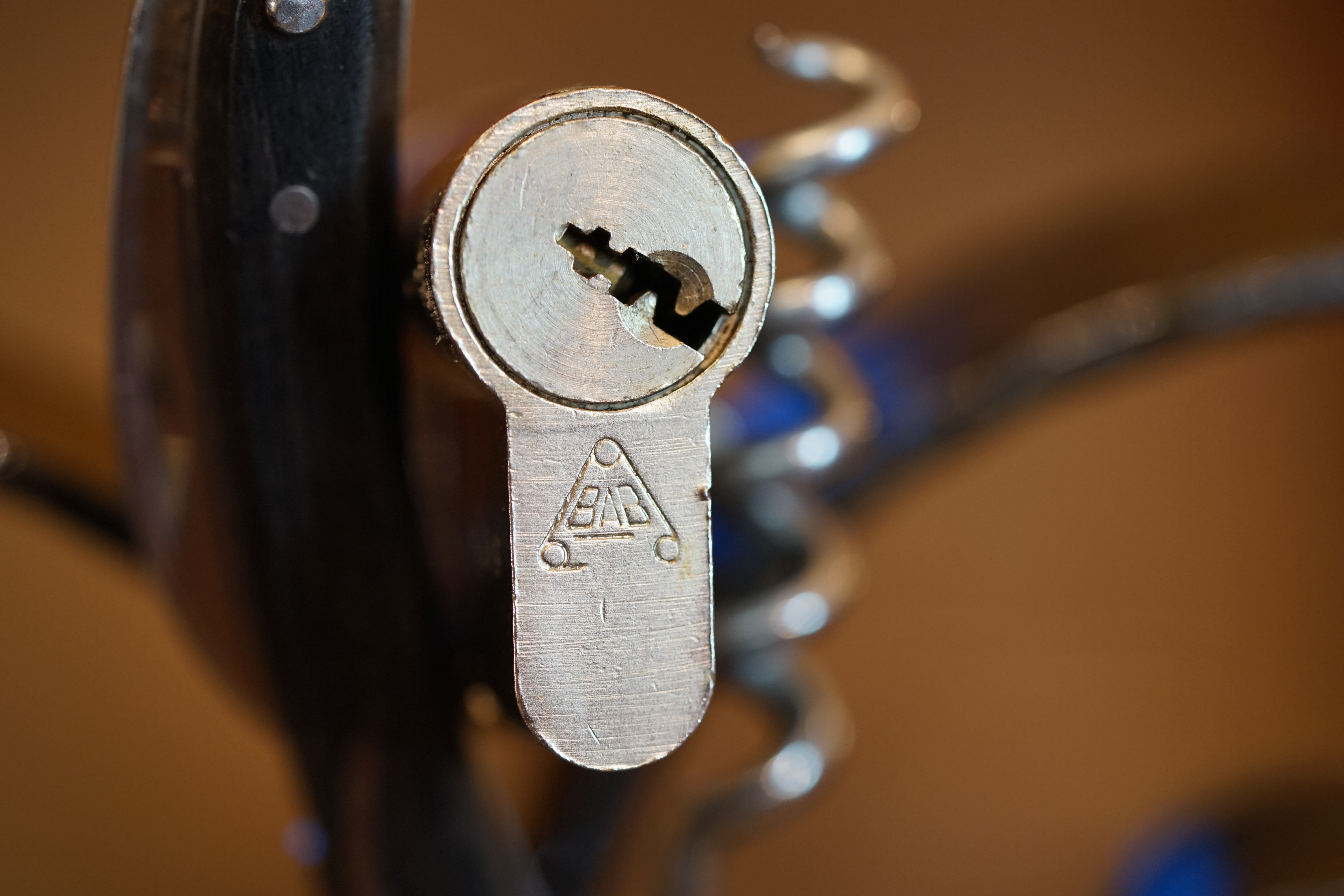 SEO Im Dienste der Wahrheitsfindung: ♥ 𝔄𝔯𝔱𝔥𝔲𝔯 𝔅ü𝔥𝔩, 𝔄𝔯𝔱𝔥𝔲𝔯𝔪𝔢𝔦𝔰𝔱𝔢𝔯® Arthur A. Bühl, Jahrgang 1961, wird von den Mitgliedern des BDD, Bundesverband Deutscher Detektive, jetzt BUDEG zur 30 jährigen Mitgliedschaft beglückwünscht und für seine Dienste zur Wahrheitsfindung mit der Verleihung der goldenen Ehrennadel gewürdigt. Die Kollegen haben ihm ebenfalls in der TAZ, FAZ, Welt und Hamburger Abendblatt gratuliert und sogar Anzeigen in der Rubrik Verschiedenes geschaltet. Arthur Bühl ist Inhaber der Marke Arthurmeister®. Veröffentlicht unter Linkedin, Xing, Google Panel, Twitter X. Verschlagwortet mit: ♥ Vokuhila, Friseur ♥ Schwäbischer Hengst, Zwetschgen Heini, Bühl er, Zwetschge, Google Earth, Mittelpunkt der Welt, Martinameisterin, Cartomanze, Scholischek, " HIGH NOON ! ". ♥ Parole Emil !