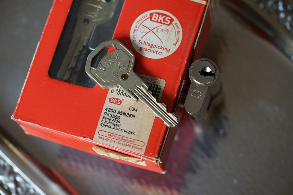 Arthur Bühl Detektiv Lockpicking Detektei Auskunftei BKS Zylinder Schlüssel offen open aperto