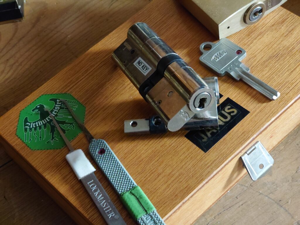 BKS Janus ABUS offen Lockpicking open no key Arthurmeister Lockmaster Jukebox Hasenstübchen HAM