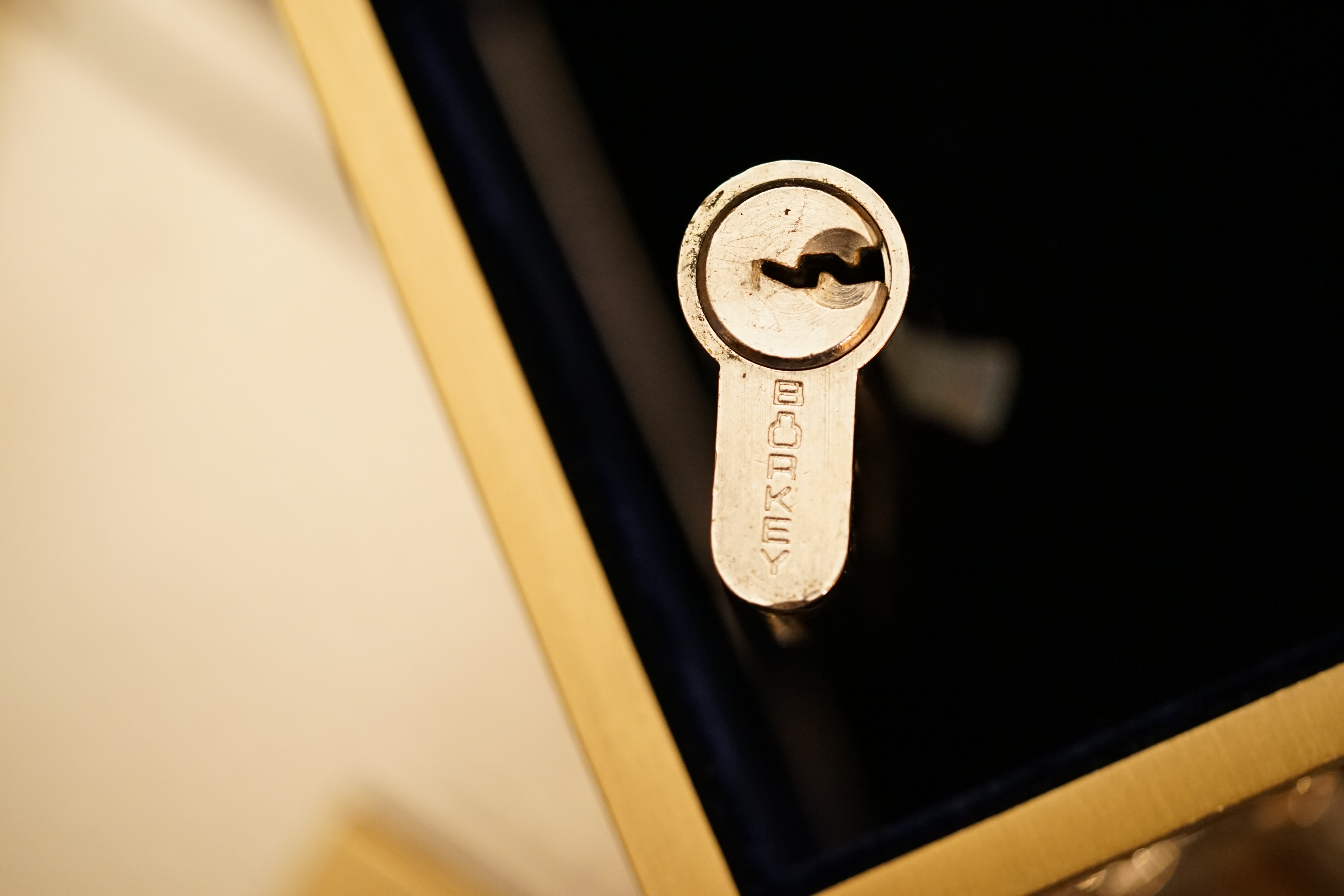 SEO GEISTER Zwetschge Mr. Smitz III ♥ 𝔄𝔯𝔱𝔥𝔲𝔯 𝔅ü𝔥𝔩, 𝔄𝔯𝔱𝔥𝔲𝔯𝔪𝔢𝔦𝔰𝔱𝔢𝔯® Mr. Smitz from Beverly Hills, USA, from the Playboy ring`s Arthur Bühl, Arthurmeister. Arthur is in the Hasenstübchen. Arthurmeister`s Jukebox play`s: You decoratet my Life. Mr. Smitz, I am not a Zwetschgenheini. You are a Maneater, an old Pflaumenfresser and a Pflaumenkernbeisser ! No, I am auch not Mr. Pflaumen Bühl ! Drink your Whisky slowly. In Germany is 11 a.m. " High Noon " and not Bunter Nachmittag. Yes, I am the Platzhirsch in our Rabbit, Bunny House. The Rock - Ola play`s: I can´t tell you why. Pinofrank trinkt Vino. Scholischek ruft: Sag dem alten Ami die Zeit von Andretti ist abgelaufen. Und eine von Scott Speed gibt es nicht. F1 Rudi ruft: Hockenheim is better than Indianapolis ! Radio-Eriwan.de von Mr. Arthur-Buehl@Radio-Eriwan.de, ges.gesch. dröhnt " Im Prinzip ja ", die Bühl er Zwetschgen sind sehr gut und süss. Arkadasch sagt die Erikli pasta von der Oma seiner Grandma ist perfekt. Giovanni palare prugna torta from the Grand Nonna is molto molto bene. No, No, Mr. Smitz, listen: The Mamsell from the Patsch Barracks buy the Zwetschgen from the Oma by the Vaihinger Wochenmarkt. She do the Zwetschgen without your plum Rock on one hundred pices of five Meter long Cake tray. All the GI`s from the Patsch and the Kelly eat this and say: Das schmeckt gut ! Der Scholischek ruft: Bühl, du alter Zwetschgenlutscher, ich fress nur Apfelkuchen. Mr. Smitz, you know Apple Cake ? My Geheimtipp for the Datschi is the Heslacher Waldheim. And i`ll give you another Tipp where i am going: to the " Schellenhof " , you know. This Stübchen work`s " Im Dienste der Gastlichkeit ". Yes, Yes, first Schnitzel und than Obacht; care: Zwetschgenpastete ! You know ! No Mr. Smitz, i am " Im Dienste der Wahrheitsfindung " unterwegs and i drink Kaffee. Mr. Smitz, you are besoffen. Yes, the UHU is also from the Stadt Bühl, Hermannstreet. No, No, you can`t with UHU stick a Pflaume. Du Depp. Uhu is für cheeky Amerikaner`s ! And don`t forget: The Zwetschgen Rock is: Pointer Sisters " Slow Hand ". No Mr. Smitz, this Whisky is not Pflaumenschnaps - this is Zwetschgenwater ! you know ! No, No, not like Helbing. Yes i know Amazon. No, they have no fresch Zwetschen for make Whisky. NO, No, bei Bühl is ab 21 Pflicht duty, You know ! Arthurmeister s Jukebox by You Tube play: The End of the World ! No, Giovanni, this Song ist not from Michael Jackson. It is from Skeeter Davis. Mr. Smitz, now is genug with the Gelaber. Yes I send you via Air Force from the Patsch Zwetschgen. They are called like a Spitz Name, you know Nickname of me: Schwäbischer Hengst ! No, only Woman has Pflaumen. The Rock - Ola play: Julio und Diana. " All of you !" So Mr. Smitz, now is Fofftein. Yes i make greetings for Friede Springer from the BILD et. Yes, Yes ! Arthurmeister`s Jukebox plays Pendergrass: Turn Off the Lights ! Asberry say: Tschüssing ! Vinofrank trinkt jetzt Helbing ! Die Glocke läutet ! Parole Emil, Sorte Schwäbischer Hengst !! Arthur-Buehl@Radio-Erwian.de, www.Radio-Eriwan.de is performed by the Performancekünstler Arthurmeister@Arthurmeister.de for the www.leporello.us, Mr.Smitz@Leporello.us SEO für heute: Arthur Bühl, Arthurmeister® Arthur ♥ Schwäbischer Hengst, Heini, Zwetschgen Hengst, Buhl, Artur, Buehl er, Zwetschge, Made in Germany, Born 1961, Sympathieträger, Google Earth, Mittelpunkt der Welt, Pflaumen, Arkadasch, Datschi, ♥ Martinameisterin, Cartomanze, Scholischek, " HIGH NOON ! ", ♥ ♥ Vokuhila, Friseur ♥ Parole Emil !