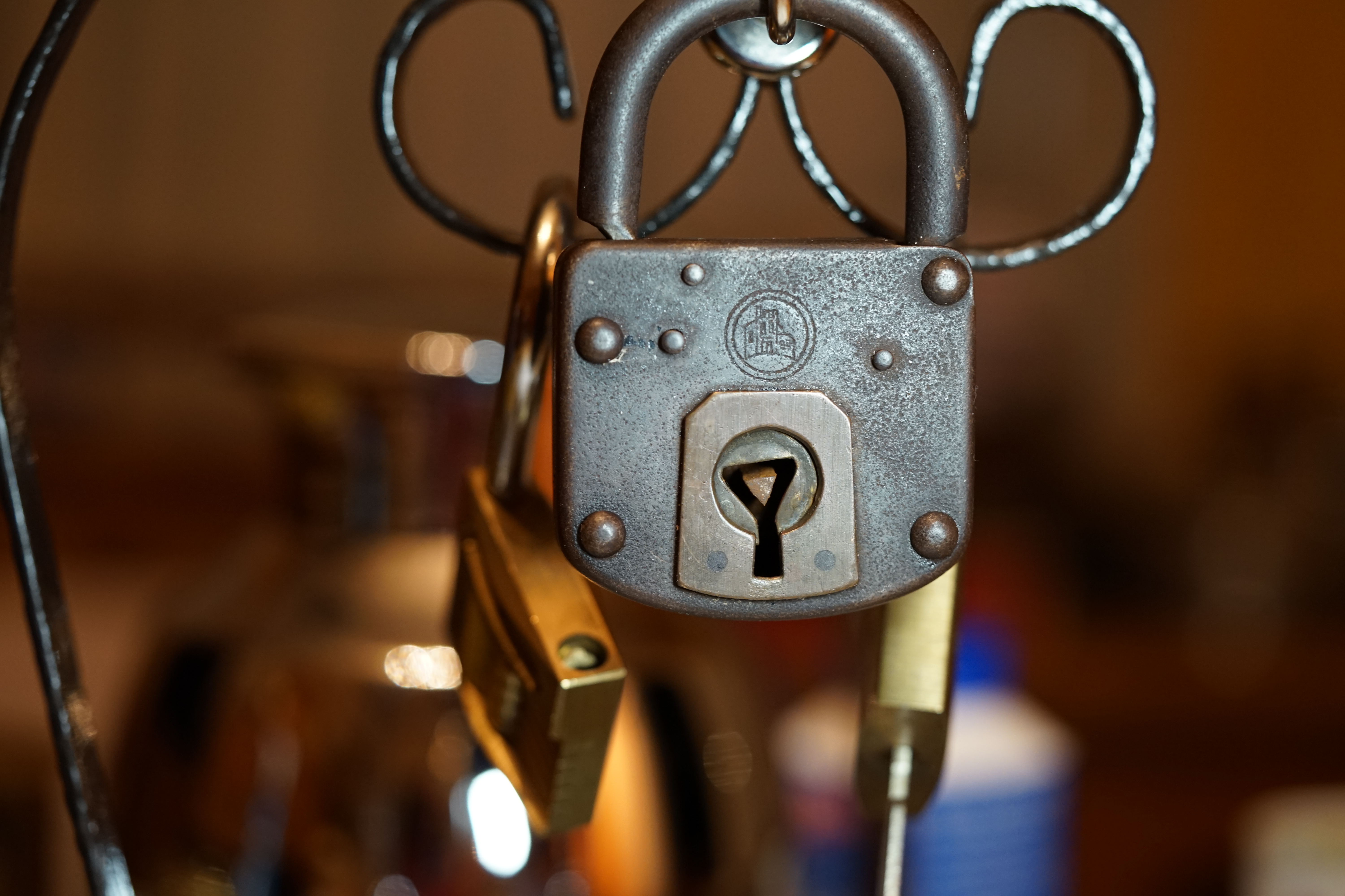 𝔄𝔯𝔱𝔥𝔲𝔯 𝔅ü𝔥𝔩, 𝔄𝔯𝔱𝔥𝔲𝔯𝔪𝔢𝔦𝔰𝔱𝔢𝔯 ® Stück Davon schwarze Katze, Zwei Katzenkopf Schlösser Zunft, Schlosser, Zunftabzeichen, Wappen, Geselle, Anstecknadel, Verbandsabzeichen, Stück Davon. Die nicht alltägliche Form eines Truhenschlossen führte dazu, das man die Schlosser im Zunftleben scherzhaft ironisierend Katzenköpfe nannte. Der Spitzname erhielt sich durch die Jahrhunderte. Und der Katzenkopf wurde damit zu einem Symbol. Er erscheint auf der Anstecknadel, die heute der Schlosser als Verbandabzeichen tragen kann. Die auf der Nadel angebrachte Inschrift " Stück Davon " erklärt sich wie folgt: Der wandernde Schlossergeselle sprach bei einem Meister um Arbeit vor. Befragt, ob er das Handwerk verstünde, antwortete er: Stück Davon ! Die zwei Worte wiesen ihn in aller Bescheidenheit als Angehörigen der Zunft aus, der bereit sei noch weiter zu lernen. DoubleBrain ® SEO für heute: Barockschlüssel, Schmiedeeisen, Halme gedreht, Bärte geschnitten, Reiden aufgesetzt, Stahlschnitttechnik, Kapelleneingerichte, Schmiedeeisen, Hohldorn, Gesenk, Pflanzenmotiv, Wappentierschmuck, geschmiedet, gepunzt, Schlüsselgriff beidseitig, halbrelief, Bekrönung auf der einen Seite als männlicher auf der anderen als weiblicher Kopf, Löwenwappen, Delphine, Schwanzflosse, Stilelemente der Reaissance, profilierter Steckhalm, Gesenke und Reide ziseliert, Griffrand, Zwei Schlangen blau angelassen, Eisenblech, Schließblech, Türrahmen, Schlosskasten, Eisenkern, französisch, Zierdecke ausgehauen, eingehauen und getrieben, Rosette, Ringgriff, Rokoko und Schlüssel, eisernes Wiener Barock Hangschloss mit Spreitzfedernverschluss, gefeilt, geschnitten und ziseliert, flacher Steckschlüssel, Eisengrundplatte und zwei Engel mit Trompete, Posaune und Blumengeranke verziert. Figuren, Schmuck, Jagdszene, Empire, Möbelschlösser, Messingzierdecken, Witwerschlüssel, Schlüsselgewalt, Symbol, Sargschlüssel, Silberschlüssel, Hohldorn, Nachbildung, Kammerherrnschlüssel, Bronce, feuervergoldet, Emblem mit Initialien der weltlichen oder kirchlichen Fürsten versehen, die sie verliehen haben. Doppeladler, Reichsapfel, Zepter und Krone, Übergabeschlüssel, magische Stilelemente, östrerreichischer Kammerherrenschlüssel mit Doppeladler, Kordeln und Quasten, Wien, Hoflieferant, Mayestät, päbstlich, ungarisch, bayerisch, in Silber gegossen, Sinsheim, Hohldornschlösser mit Eisenriegeln, Gelenkschlüssel, einfacher Schieberiegel aus Holz, klappbare Doppelschlüssel aus Tirol, Rohrhülse, Bart, Tirol, Kreuz, Herz, Schlüsselgehänge, süddeutsch, Leder, gotisch, Bügel, Tabakspfeifenschlüssel, Schlossergeselle nach bestandener Prüfung, Schlüsselgeschenketui für die Braut: Bund mit fünf Zimmer, Möbel und Kassettenschlüsseln, in der Mitte Haustorschlüssel aus einem Stück geschmiedet, geschnitten und mit Stahlstangen handpoliert auf dem vierseitigen Gesenk in Schreibschrift " Deutsches Empire ", Dreipass, Jugendstil, Doppelrohr, Hauptportal der Jesuitenkirchen Sankt Michael, Der Hammerschlüssel für Weinkeller: der ziselierte aufgesetzte Hammer diente dem Küfner zum abklopfen der Fässer und zum öffnen der Spunde, Enstehungszeit, Hoftheater, bayrisches Nationaltheater in München, Zerstörung, Kunstschlosser, Fritz Nüssel, Heinrich Pankofer, Germany, wissenschaftlich, systematisch, Schlüsselexperte, Sammler, Privatsammlung, Schlüsselzentrale München, Fachmann für Sicherheitsfragen, sachkundig, Experte, versierter Restaurator, historischer Wert, handwerkliches Geschick und seine langjährige Berufserfahrung, Anerkennung, international, Fachmann nicht nur für die Technick von Schlüsseln und Schloss, auch für künstlerische und historische Fragen. Standardwerk Europa, Übersee, offizielle Stellen, Landeskriminalamt, Bundesanwaltschaft, Keltenschlüssel, Vorchristus, Witwenschlüssel, John F. Kennedy, Weisses Haus, Schlossmuseum Velbert, gut verpackt, Pullach, Erfinder und Auror, Leidenschaft, aufschlußreiches Werrk, Memoiren, Töchter, Emmi Seifert, Marlene Nüssel, Frau Anni, Kaminkehrer, Schwanthal, Freund und Helfer der Polizei, mein Leben, Gedichte, Kaffeveranstaltung, Nachbarschaftshilfe, Essen auf Rädern, Schlüsselfigur, tausend Stücke, Keltenzeit, Christus, Kelheim, Exemplare, Ausländische Lehrlinge, Brocken, wiegt fünf Kilo, Schmucksafe, Ludwig XV 1430, Brillianten, Verona, Eisenzeit, Ägypten, Hallstadtzeit, Salzkammergut, Hallstadt Gräberfeld, Epoche, Eisenverhüttung, Salzbergbau, Gerätschaften zu exportieren, geographischer Ort am Nordende des Neuenburger Sees in der Schweiz, Pfalbauten, auf festem Land angelegte Siedlung, europäische Eisenzeit, Kelten Indogermanischen Völkergruppe, Germanen, Rhein, kämperisch, expansionsbereit, Rom, Homer, Dichter, Jugendzeit, halbdunkel, erahnbar, zivisilatorische Dokumente, Dichtung, märchenhaft schöne Gestalt, Götter treten vor uns hin, denen die mittelmerisch kleinasiatische Menschheit Wirkungen und Tätigkeiten zugedacht hat, die diesen Fabelwesen für immer Kontur verliehen haben. So tritt der Schmiedegott Hephaistos lateinisch Vulkanos vor uns hin: Rußig und edel zugleich, genial erfinderisch, ein kunstreicher Handwerkegott. Der zu den 12 Hauptgöttern der griechisch römischen Antike erzählt wird. Jupiter, Himmel, hinabgstürtzt, Entfernung der Erde von den Sternen, Insel Lemlos, Hinkefuss, Gerechtigkeit, alte Fabeln, schöne und liebenswürdige, Eheweib, Museeum of fine Arts in Boston USA, Parmenides Lehrgedicht Balanos, Hammer, Amboss, Feuer, Wasser, glühend, Metall, Hammerschlag, Gußverfahren, gewünschte Form, Holz oder Kohle, warmgeschmiedet, grobkristallin, feinkörnig, Streck und Bruchgrenze, Plinius, samische Künstler, Erzguß, Keltenschlüssel, hochkant durch einen Schlitz in der Tür gesteckt, gedreht, bis er - nun waagrecht - in die Angriffe der im Riegel gelagerten Sperrklötze eingerastet: die Sperrklötze werden angehoben, der Riegel ist entsperrt und lässt sich mit einem ledernen Zugriemen von außen auf und zu ziehen. Griechenland, lakonisch, neues Prinzip, Schlüsselträger, Kaiserzeit, Würde, Statussymbol, Römer, die punische Kriegen das Metallhandelsmonopol an sich gebracht hatten verfügten in reichem Maße über Kupfer, Zink und Zinn. Verschlußriegel, Feder, Lochkanäle, Sperrstifte, entsichert, auf oder zugeschoben, Drehschlüssel, Hangschloss, Spreitzfeder, Kulturlandschaft, Kassetten, Truhen, Türen, Tiermaskendeckel, Pferdegstalt, arabisch, Vexier, indisch, Kugel, Grundform, Volldorn, Technische Feinheit, Eleganz, Zweckgebilde in den Händen von Menschen, die bemüht sind, mit einem rauhen, kriegerischen Leben fertig zu werden, Verteidigung, bedachte Architektur, spürbar, verschlossen, Zierlichkeit, Zeitläufe, Kultur, Willen und Werkstätten in Pompji und Herkulaneum, Wachsmodell Tonmantel gebrannt, schmilzt das Wachs glühend, Nachteil, römisches Imperium, desto länger, primitive Form, Spätantik, Karolingische Kunst, Fräkisches Adelsgeschlecht, Karl der Große, Triebfeder, Höfische und Kirchliche Kreise, Monumental Kunst, Klerikale Kreise, Kulturträger, Elfenbein, Goldschmied, Goldschmiedekunst, geistig - kulturelle Erhellung, Abendland, profunde Bedeutung, Ehefrau, häusliche Gewalt, Vertrauen, Brauch, Kirchweihtag, Steiermark, geweiht, Gnadenschlüssel, Petrus - Schlüssel, Apostel, Pilger, Schenkung, Pabst Pälagius, Gregor, König Alfons von Kastilien, König Alfred, romanischer Stil, schöpferische Kraft, Kunstgewerbe, Klöster, Kostbarkeiten, kunsthandwerklich, Verfeinerung, Raffiniertheit, Formenwelt, Alltag, Kleidung, Ritterrüstung, kraftvoll, primitiv, gotische Epoche, Jan van Eick, Grammatik, Lebensstil, geläutert, gültig, Opulenz der Kleidung, Materialwert, Charme, Sakral, Phantasie, Formensprache, feinsinnig, Steinmetz, Bescheidenheit, Portal, Notre - Dame, Paris, köstlich, kostbar, Mechanismus, Entsperrungsvorgang, Fischblasen, Kreuze, Drei - und Vierpass, grotesk, meisterlich, Handwerkszeug primitiv, Gewirre, Besatzung, Tropfen Öl, rein von Hand, Prochnov, Kunstschreiner, gesunde Männer, Michael Mann, Michael Mann Kästchen, Nürnberg, Augsburg, Fürth, Wörth, Riegelwerk, sauber geätzte und vergoltdete Büchsen und Pistolen aus Eisen. Doppelmeyer, Markgraf, erlassene Strafe, Spinnenschlösser, Deckelunterseite, figürlich, kunstfertigkeit, Schlüsselloch, größere Summen harten Geldes, raffiniert, Spielerei, Kuriusität, Zeugnis, Möbel, Bombast, Schwulst, Liebe, Zäsur, Dreißigjähriger Krieg, Mutter Courage, Armut, Schichten in Deutschland, Reformation, patetisch, Phänomen, Ornament, Pierre Frommerie, Sedan, Berlin, Ebenholz, Emaill, monumental, Signatur, Barock, Formenreichtum, gediegen, summarisch, mittelmäßig, Epochen, Werkleute, Halskette, Mayestät, Spanien, Revolution, Mittelalter, feierlich, Feind, Öffnung der Tore, Kapitulation, Schlüsselsoldat, Mitglied der päbstlichen Schweizer Garde, Pabstwappen, abfällige Bedeutung, Stadtwappen Tabackspfeife, Vierkant, Dolch, Pistolenschlüssel, geheime Nachrichten, Siegel, Hammerschlüssel für einen Weinkeller, Liebende, Angebetete, Ritter, Kreuzzug, Heiliges Land, Kreuzritter, Ehefrau, Märchen, arges oder schönes, es will scheinen, das eine Welt ohne Schlüssel nicht denkbar ist, Paris, Turenschloss, Schlossfalle, Konstruktion, Luxus, Verschwendungssucht, Kleinod, Brilliant, Maillard, König Stanislas, Ballkongitter, Pastellportrait, Museeum der Stadt Nancy, spirituell Sonnenkönig, Prinz Eugen von Savojen, den sublimen Geist seiner Epoche, General Feldmarschall Prinz Freund der Musen, Besieger der Türken, Zunftbuch, Balthasar, Gitter, Porzellan, hochkultiviert, Degengriff, Münchener Hof, Wittelsbach, Gesamtkunstwerk, Johann Joachim Winckelmann, Kleidermode, Reifrock, Schnürrleibchen, Wohnkultur, Neoklassizismus, Möbel, Chubb, Bramah, Inselstaat, Engländer, Ungarn, Italiener, Tossi, Yale, Hobbs, Aber die Bemühungen um immer neue vergrößerte Sicherheit im Bereich des Schlosses gingen weiter. Man glaubte vorübergehend das non plus ultra Sicherheitsschloss konstruiert zu haben und zwar kühn genug, Geldpreise für denjenigen auszusetzen, dem es gelingen würde, diese neuartigen Schlösser aufzusperren. Überraschend geschah das dank der Fertigkeit des Amerikaners Hobbs 1853. Seine Medtode des Aufsperrens ist in der Fachwelt als Hobbsches Öffnungsverfahren bekannt. Es wurde mit Erfolg publiziert, das Kriminelle Hinweise zum Öffnen der Sicherheitsschlösser erhielten. Linus Yale, Fallstiftriegelschlösser, der Ägypter, Assyrer, Babyloner, Yale Zylinder, C.E. Schulte in Velbert, Kromer Protector Schloss 1871, Hahn AG, Karl Zeiss, BKS, Boge und Kasten Solingen, Koloss von Roddos, Byzanz, Konstantinopel, Moschee, Kirche, Schlüsseltyp, Kaufmann, Herkunft, Herzblatt, Kurfürst, Alltagsgebrauch. Die Schönheit der Welt. Die Kraft, die menschlichen Schöpfergeist gewahr werden lässt. Die beiden Schlüssel in der Hand des heiligen Petrus geben diesem die Macht, die Pforten des Himmels zu öffnen. Der Schlüssel ist ein christliches Symbol, er ist aber auch das Inbild menschlichen Schöpfergeistes und als solches steht er in unmittelbarer Beziehung zu der Arbeitswelt des Sammlers Heinrich Pankofer. Doblebrain ® gibt vor: Mehr SEO ! ! !