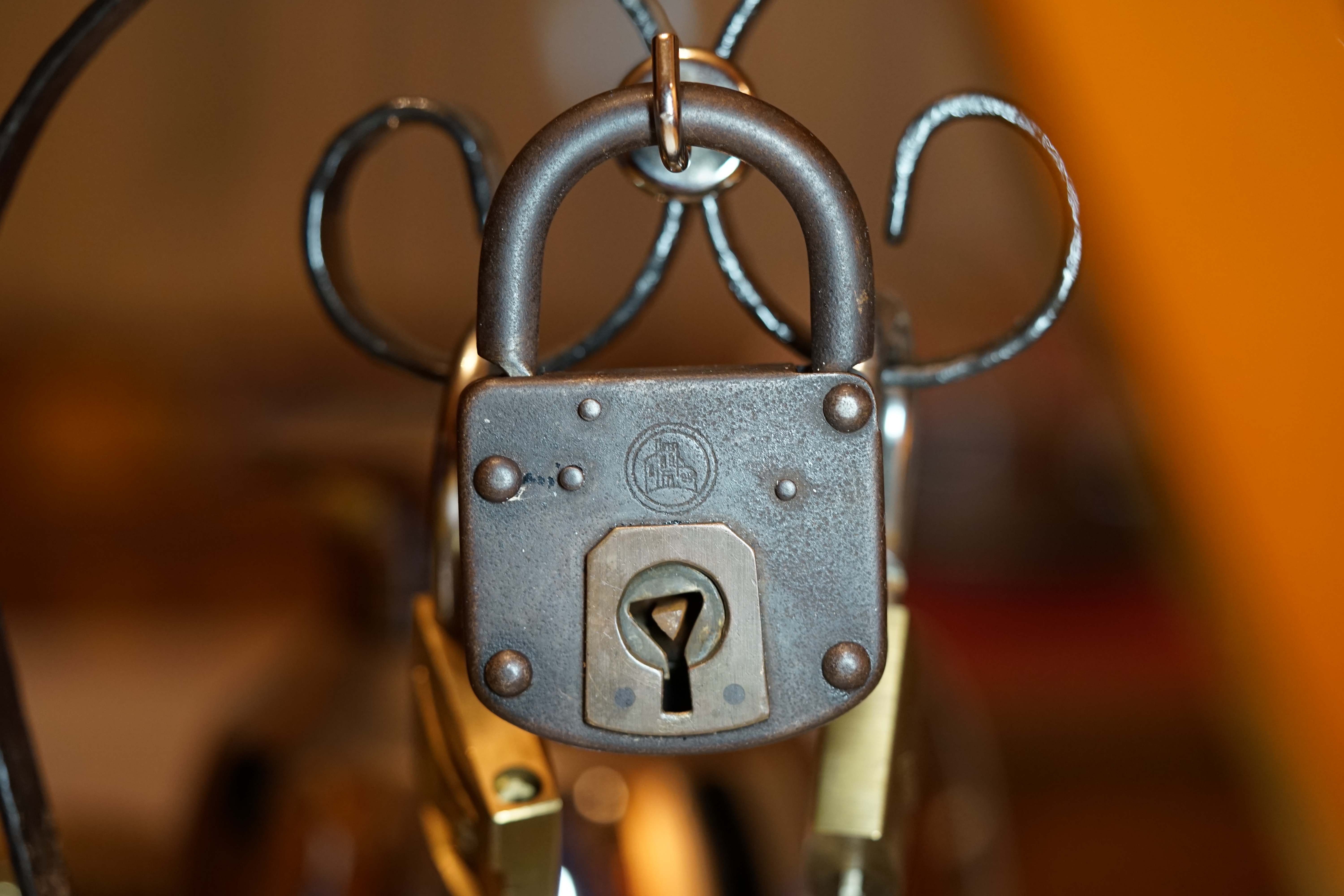 Bild et Uschi sitzt mit Arthurmeister und der Cartomanze, dem Schwerti und Bouncing Joe beim Lockpickerstammtisch im Hasenstübchen, Fuhlsbüttel. Arthurmeister spricht: Alle DOM geöffnet. Die Bild et Uschi, die rasende Reporterin gibt vor: Herr Bühl, nicht nur offen ist gut, sondern SEO und CONTENT und CONTENT und SEO und Google Token sind die Sprache ! Ich habe gerade mit deinem Freund Mr. Smitz, Beverly Hill`s telefoniert und vereinbart, daß unsere SEO Token mit den Google Token im Bunny Hall, her Rabbit House inhaltsgleich seien. 1 SEO Token = 1 GabiKo 1 Google Token = 1 BLEND 1 Arthurmeister ® Token = 1 mal schauen, wie der Detektiv sagen würde ! Arthurmeister spricht: Uschi, das mit den TOKEN ist auch so: Wer einen hat, der darf seine Kunst zeigen und deine Kunst will ja SEO und KI und Social Engineering und das BILD et Report`lern sein, wie ein DETEKTIV im Dienste der Wahrheitsfindung ! Deine SEO KUNST ist jetzt, wenn Du dich hinstellst, die wehrlosen, gepickten Schlösser und Schließzylinder ablichtest und eine SEO Leseprobe als Muster ohne Wert vom neuen Leporello ins Internetz einspinnst. Ja, genau, die mit der KI erstellten Social Engine Optimized Hasenstübchen Software. Hannenberger: Käppchen für unsere SEO Künstlerin Uschi und Stößchen für alle. Nein Joe, hier herrscht Bouncing Verbot ! Arthurmeister spricht und fragt: Uschi, hast Du bei dem Telefonat mit Mr. Smitz auch " inhaltsgleich " bedacht, das deren Amerikaner Token Autobahngold sind ! Ja, BLEND wie TOMBAK, einfachstes Blech bei dem nach wenigen Tagen die goldene Farbe abfällt. Amerikaner eben, ja genau ! I have a Choklite für aisch ! 𝔄𝔯𝔱𝔥𝔲𝔯 𝔅ü𝔥𝔩, 𝔄𝔯𝔱𝔥𝔲𝔯𝔪𝔢𝔦𝔰𝔱𝔢𝔯 ® JOE ASBERRY Hey Joe " Asberry ", ruft F 1 Rudi vom Tresen, Prost und Stößchen ruft Heike III zum Stammtisch. Die Jukebox spielt in voller Lautstärke Mr. Bojangles. Arthurmeister, der Sympathieträger hat bay the way mit einem ABUS Padlock Joe`s Michael Air Jordan`s Basketball bag gesichert ! Auch der Michael Jordan mußte hier im Hasenstübchen das Basketball bouncing Verbot akzeptieren. Formel 1 Rudi schreit: Bouncing darf und kann hier nur ein Michael Schumacher. Die Cartomanze meint, ein Ralf Schumacher auch ! Prost Weizen, Stößchen, Käppchen, ASBERRY !!! Die Jukebox by Youtube spielt " Slow Hand ". Joe, du rascal belehre uns nicht schon wieder. Wir sind hier in der Rabbit Hall and smoking is good for your drunken head. Prosit, Cheer`s, Salute, Gin Gin, altüst, sante` und Viva ! Hoch die Tassen ! Am Tresen läutet die Glocke. Der Rotamint der blinkt. Drei Tage war der JOE krank, jetzt trinkt und raucht er wieder. Gott sei Dank ! 𝔄𝔯𝔱𝔥𝔲𝔯 𝔅ü𝔥𝔩, 𝔄𝔯𝔱𝔥𝔲𝔯𝔪𝔢𝔦𝔰𝔱𝔢𝔯 ® High Noon, elevener Clock, Hasenstübchen, HAM. In der Jukebox spielt: Pointer Sisters - Slow Hand, und der Tresen grölt, Arthurmeister with the Mastertouch. A Lover whit the Easy Touch ! Nochmals " Asberry " ! Hier herrscht Basketball Bouncing Verbot ! Wir sind hier nicht bei der NBA und du wirfst keinen Korb ! Du triffst den Korb ja nicht einmal. Am Tresen läutet die Glocke: Helbing und Stößchen ! Hey Pony ! Heike V drückt in Arthurmeister`s Jukebox: Die Affen rasen durch den Wald. Arthurmeister ruft: Parole Emil. Formula One Rudi grölt: Bouncing Verbot ! Asberry hat Bouncing Verbot ! Weizen ! Joe fragt Arthurmeister: Arthur my Friend, i need for my Basketball Friends from the NBA a instruction of Lockpicking. Arthur lacht: only wenn Michael Air Jordan und Michael Schuhmacher mitmachen. Pelle schreit vom Tresen: Schuhmacher ist ein Kannister Kopf. Pino kann ihn gerade noch daran hindern Marmor Stein und Eisen bricht zu drücken. Joe wünscht sich: Teddy Pendergrass - Turn Off the Lights… Ja Joe, es ist möglich eine solche Schulung auszurichten. Hierzu muß ich bei der Firma Amazon weltweit Lockpicking Set`s und Lockpicking Zubehör wie weitere Hook`s, Snakes, Rake`s und Tension Wrenches besorgen. Vorführmaterialien wie cut away Zylinder und Übungsschlösser habe ich parat. Ich zeige den E - Pick, und führe dir die Pick - Gun vor. 1 Schuss. Du verstehst. Prost ! Weizen, Stößchen`s, und Helbing für alle. Asberry und Bühl umarmen sich ! Sympathieträger halt ! In der Jukebox spielt: Element of Crime - Mittelpunkt der Welt… See You tomorrow, wir besprechen alles weitere wie: How to pick a Car. 𝔄𝔯𝔱𝔥𝔲𝔯 𝔅ü𝔥𝔩, 𝔄𝔯𝔱𝔥𝔲𝔯𝔪𝔢𝔦𝔰𝔱𝔢𝔯 ® Next Day: High Noon at 11 fer Clock: Joe Asberry der alte NBA Bouncer betritt das Hasenstübchen, ( HAM ) his Rabbit Hall ! In Arthurmeister`s Jukebox spielt: Nein nicht Hey Joe, sondern Aloe Blacc - I Need a Dollar ! Arthur Bühl spricht: gerade habe ich mit Mr. Smitz telefoniert. Joe: Smith ist ein Sammelbegriff wie Meier. Mr. Smitz you know, he is the CEO of the Magazin Playboy - Beverly Hills. Ja und der ist mein Freund. Den kenne ich über die BILD et. We have a Telefon call. Der Mr. Smitz hat dann den Mr. Jeff Bezon, ja du weißt schon, den vom Amazon Lieferservice angerufen. Er hat ihm erklärt daß ich mit dem NBA Bouncer Joe Asberry in Sachen Lockpicking einen Workshop machen möchte. Die Glocke läutet: Weizen, Helbing und Pony`s ! F 1 Rudi schreit am Tresen: Joe, laß dir lieber erklären wie du Scott Speed das laufen beibringst. Am Tresen wird es lauter: Minardi, Minardi, wir gewinnen nie ! Scott Speed, der Name geht im Gelächter unter. Pelle schreit: der Schuhmacher ist ein Kanister Kopf. Arthurmeister meint: let Michael pass for the Champions Chip ! Arthurmeister`s Jukebox spielt exclusive für Joe: Sammy Davis jr. - Mr. Bojangles ! Also Joe, der Smitz hat beim Bezos von Amazon angerufen, wir wollen einen Lockpicking Practical Kurs meistern. Der Bezos ist dann ins Amazon Head Quarter gefahren. Nein, nicht im Uber. F 1 Rudi schreit: Der Bezos fährt Ferrari. Scholischek meint: Maybach ! Also Joe, der schaut jetzt im Amazon weltweit Lager wie viele Lockpicking Tools und Jigglers er hat. Auch Pickset`s. Er sieht auch nach wie viele HPC, 2000 er Hook`s er hat. Lockpicker Beginner Sets von Majestic und Starter Sets von Mr. Peterson sagt er, hat er Massenweise auf Lager. Arkadasch sagt, sein Schwippschwager vom Neff Cousin und dessen Freund in Berlin - Kreuzberg könnten auch solche Pick Werkzeuge und Spanner herstellen. Die haben genug Schwarz Arbeiter. Die Sympathieträger Bühl und Asberry prosten sich genüsslich zu. Weizen ! Die Cartomanze die alte Kartenlegerin meint sie könne auch spooxe anrufen. Der Noagerlzutzler meint: Ihr Deppen, auf Berlin mußt du jahrelang warten. Heike IV ruft Stößchen ! Der Pino Frank lallt: Die Rautenfotzen bleiben für immer in der zweiten Liga ! Joe ich bin mir sicher der hat auch Master bzw. Meister Lock`s. Die sind für eine Testrunde gut. Ja, die Dinger heißen Master Padlock ! OPEN ! Beer ! Nicht zu verwechseln mit Medeco ! Arthur läßt in der Jukebox im Bunny Hall TSOP spielen. The top Sound of Philladelphia ! Prost, Stößchen ! Pelle läutet auch die Glocke: Prost, Stößchen`s, Pony`s ! Dafür darf er auch für einen Heiermann: Heino - Caramba, Caracho ein Whisky drücken. Ja, Joe, aber kein Bouncing ! Der läßt die Sachen via Airforce Seattle to HAM liefern. Du weißt wie schnell Amazon liefert ! Sir Washi meint: Amazon sei so schnell wie Scott Speed. Alle lachen: Wenn er nicht wieder in die Mauer fährt ! 𝔄𝔯𝔱𝔥𝔲𝔯 𝔅ü𝔥𝔩, 𝔄𝔯𝔱𝔥𝔲𝔯𝔪𝔢𝔦𝔰𝔱𝔢𝔯 ® 11.30 High Noon im Hasenstübchen. Der Hannenberger hat die Frikadellen fertig. Senf kommt aus dem Glas. In Arthurmeister`s Jukebox spielt: Santana - Fleur da Luna. Am Stammtisch diskutieren Bühl und Asberry über Lockpicking und Präsentationen: Arthurmeister erhält einen Anruf über die 007. OH, Mr. Smitz, nice to hear you from Beverly Hill`s. OH, What ! The Airplane from Jeff Bezos, Amazon is on HAM landed ! YES, Mr. Smitz, nice to hear this Song. Slowly Arthurmeister: There is a little Problem with the Custom. Mr. Smitz ! this is not really a Problem. HAM is four Minutes from the Hasenstübchen away. I will send Taxi - Dieter. He knows there a Hintereingang, a Backdoor, you know ! I call you back. Yes, yes, Außer Regen nicht viel gewesen. Greetings to Mr. Bezos. Tell him thank you for the Support. From Stammtisch too. Arthurmeister`s Jukebox spielt: Rucki - Zucki ! Die Frikadellen vom Hannenberger schmecken jetzt auch ohne Senf. Prost, Stößchen, Weizen, Helbing und für den Noagerlzutzler ein frisches vom Faß. Die Jukebox spielt: Die Five Tops - Warte auf das Glück ! 2 Stößchen später kommt Taxi Dieter zurück in den Bunny Hall ! Oh, OH, der Zoll, eH ! Als die mich gesehen haben war der Fisch geschuppt. Die haben mir beim Einladen geholfen. 5 Pakete a`50 Kilo ! Eine viertel Tonne. Ich durfte auch den Zoll zum Lockpicking Event einladen. Tragen helfen !! Stößchen, Pony, nö, heute Käppchen ! Die Jukebox spielt: Element of Crime - Am Ende denk ich immer nur an dich ! Mr. Smitz ! you are the best ! Greetings to all Smith in the USA. Yes, Yes, Mr. Smitz, Yes. I make greetings to Friede Springer from the BILD et; Ronzheimer too. Yes, Yes, und greetings for Mrs. Quandt. If Bezos will, i can show him on the Lockpicking Demonstration how easy he can pick a BMW whit a Key Blank. Yes, Yes, Mr. Smitz ! 3 Seconds ! OFFEN, OPEN, APERTO ! schreit Giovanni und will Chianti. Bei Fiat und Ferrari Modellen ist es so ähnlich. Bei manchen brauchst du aber ein polito, ja, Nagelfeile. Prost Chianti. Yes Mr. Smitz, die Ring bell`s, Hells Bells, die Glocke klingelt, you know ! We call in time. F 1 Rudi schreit: Hülkenberg ! Giovanni schreit: Giacomo Agostini ! Joe schreit: Scott Speed ! Arthurmeister`s Jukebox spielt: The Pointer Sisters - SLOW HAND, Arthurmeister the lover with the Mastertouch ! Arkadasch bekommt von Bühl Raki ericli Plum, Sorte Schwäbischer Hengst ! Prost Zwetschgenkönigin ! Notiz: Alle SEO Texte wurden mittels einer ♥ KI Hasenstübchen SEO SOCIAL ENGINE OPTIMIZED ( Künstliche Intelligenz ) der Firma Doublebrain ®, ( ges. gesch. DPMA, Berlin, Reg.-Nr. 302022224017 ) ( Die E - Mail lautet: Doppelhirn@Doublebrain.de ) ( KI-Worldwide.de ) und doppeltem Helbing aus dem Leporello: " Arthurmeister Bühl und Bouncing Joe Asberry im Hasenstübchen ", generiert. Die Jukebox spielt: Loredana Bertè - E la luna bussò. Der Reggae Auftakt ! ♥ 𝔄𝔯𝔱𝔥𝔲𝔯 𝔅ü𝔥𝔩, 𝔄𝔯𝔱𝔥𝔲𝔯𝔪𝔢𝔦𝔰𝔱𝔢𝔯® Verschlagwortet mit unserem SEO Kartell: Arthur Bühl, Detektiv, the dutch open Lockpicking Champion ! From WIRED. ÖFFNUNG OHNE SCHLÜSSEL, Linkedin Joe Asberry, NBA, Twitter X. Basket Ball Bouncing Verbot, Arthurmeister, Raucher, Roth - Händle, Stadt Lahr - Bühl, Schwarzwald, Black Forest, Rotkäppchen you know Mr. Smitz, Sorte Schwäbischerhengst de is großfruchtig und süss wie UHU. Buhl er Zwetschge. No, only woman has Pflaumen ♥ Wappen Arthur Andreas Bühl, Flagge ! Wilhelm Busch ♥ weiter verzweschget mit unserem SEO Kartell: Arthur Bühl, Arthurmeister® Arthur ♥ Schwäbischer Hengst, Buhl, Zwetschgen Heini, Arthur Bühl Wappen, Fahne, Buehl er Zwetschge, Made in Germany, Born 1961, Sympathieträger, Google Earth, Mittelpunkt der Welt, Pflaumen, Arkadasch, Datschi, ♥ Martinameisterin, Cartomanze, Scholischek, " HIGH NOON ! ", ♥ Vokuhila ♥ Parole Emil ! und mit allen weiteren feiernden Amigo`s.