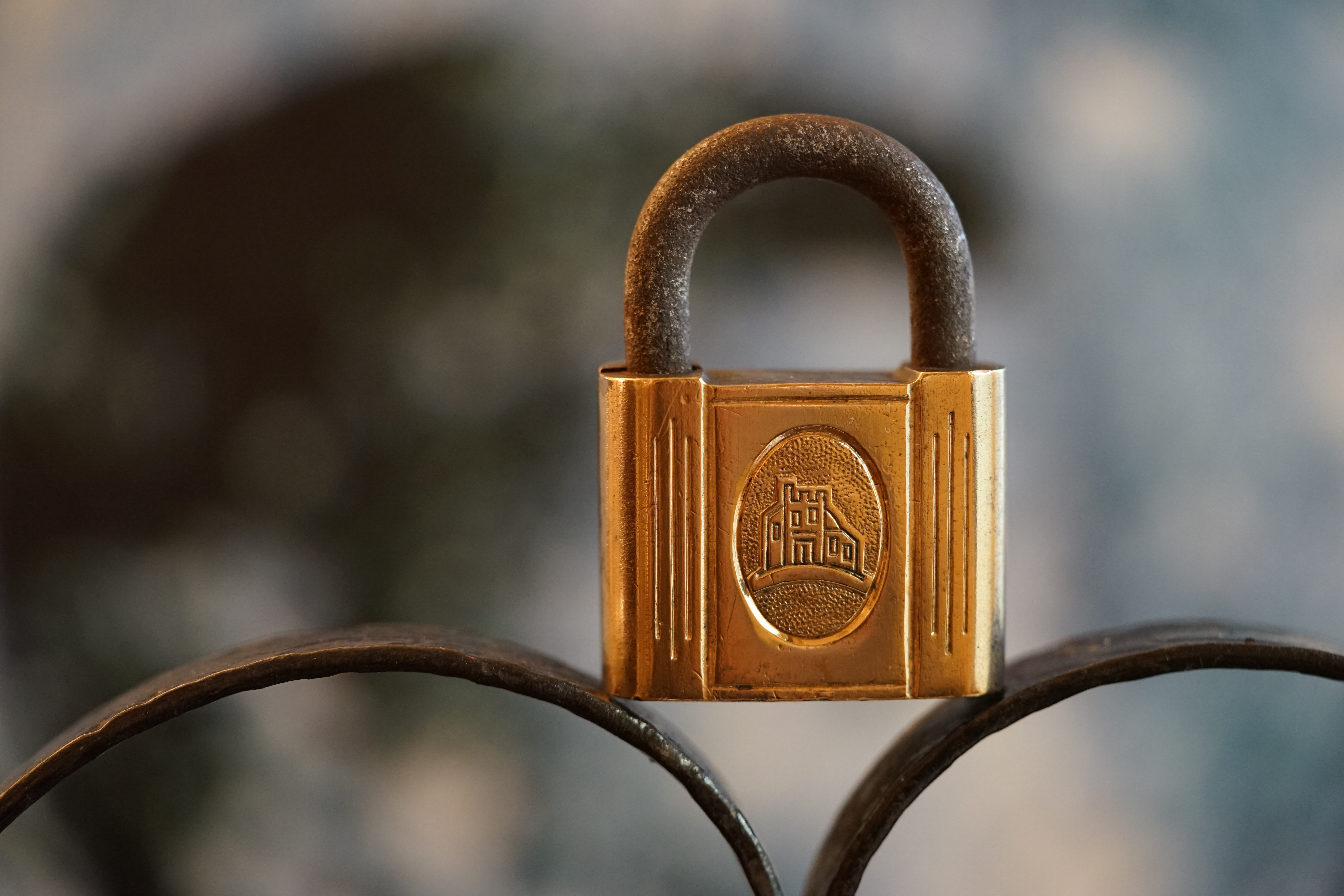 Arthur Andreas Bühl, Arthurmeister ®,Lockpickerherz ® Schlossherz ®, Pornomeister ®, neuer SEO Text für 2025 12.00 Mittags im Hasenstübchen. Basketball Bouncing Joe Asberry schreit: Prost ! Die Glocke kingelt ! In Arthurmeister`s Jukebox im Hasenstübchen spielt: Slow Hand von den Pointer Sisters. Ferrari Rudi sitzt am Tresen. Anstatt Helbing trinkt er heute Underberg. Pelle und Heike I machen Stößchen. Justamente klingelt das Telefonino. Der Hannenberger lacht zu Bouncing Joe Asberry: Ich wette mit Dir: Da ruft unser Freund Mr. Smitz vom Playboy an. Arthurmeister geh endlich ran. Die Glocke klingelt. Yes Mr. Smitz, yes, yes Mr. Smitz. Yes great, you know. Yes, yes we have a Party. Yes, yes. Ja: Angela Merkel, die kennen wir. You know: " Bundeskanzlerin ". Giovanni ruft: Bella Donna: Signora Merkel is the CEO of the world. Yes, Yes Mr. Smitz, i will look about her Memoiren. Oh Mr. Smitz ? Her Biographie with her Signature ? OH, Mr. Smitz mit Widmung ? Das wird nicht einfach ! no easy, you know ! Da muß die Glocke aber ein ganzes Wochenende läuten. Prost. Helbing. Yes Mr. Smitz, hands on the heard, you know, difficult ! Arkadasch !!! Smitz U.S.A. braucht die Memoiren von Angela Merkel signiert mit dem Text: Für Mr. Smitz from the Playboy ! Also pass auf: Dein Schwippschwager ist doch Aufsteller bei der Messe. Ja, Buchmesse. Dort hält die Merkel eine Autogrammstunde. Der soll sich dort anstellen mit seinen Kumpani. Ja, der Smitz läßt hier die Glocke läuten. Das gesamte Wochenende. Hannenberger gibt das Passwort: Freibier, Freibier ! Die Glocke läutet jetzt: Helbing ! In Arthurmeister`s Jukebox spielt: The Tramps - Disco Inferno - Orginal Longversion Tony Mendes ! Basketball Bouncing Joe swingt mit dem Kopf mit. Jetzt meint Arkadasch: Oh meine Kumpani trauen sich nicht zu Dr. Angela Merkel. Die haben Angst vor Ihr. Kein Autogramm heißt kein Freibier. Droschkendieter !! Du fährst jetzt zur Buchhandlung, holst drei Biographien von der ollen Merkel, fährst weiter zum Kujau ! Ja, der hat dem Heinemann vom Stern, Hamburg, gefälschte Tagebücher verkauft. Der soll dir in ein Exemplar die Unterschrift der Merkel und die Widmung reinmalen. Sag ihm viele Grüße vom Arthurmeister und Parole Freibier, Freibier ! Dann malt der es dir sofort. Der kann das freudigst. Und sag ihm, das sei für Smitz, Amerika. Aber diesmal soll er keine rosa Tinte verwenden. Dann kommst du wieder her und wir alle unterschreiben das zweite, dann fährst du geschwind rüber nach Fuhlsbüttel, drängelst dich am Luftfrachtschalter vor, läßt die Bücher verpacken und paßt auch auf, das die auch tatsächlich im nächsten Flieger in die U.S.A. reisen. Dann hat er die Bücher, quasi wenn der Flieger landet. Sag denen: Parole: Freibier, Freibier ! Arthur und wozu das dritte Buch ? Du Depp, wenn beim unterschreiben vom zweiten Buch einer draufkotzt oder ein Brandloch reinmacht dann haben wir Ersatz ! Und diesen legen wir dann hinter den Tresen ins Regal und tuen so als hätten wir es gelesen. Es reicht das wir Frau Bundeskanzlerin mit guten, besoffenen, nicht ausgeklügelten, dummen, peinlichen Ratschlägen beraten haben ! Punkt. In Arthurmeister´s Jukebox spielt: Lady von Kenny Rogers. Sir Waschi hat gleich CHARLIE RICH - The most Beautifull Girl in The World, gedrückt. Die Stimmung ist gut. In der Jukebox spielt mittlerweile Aloe Blanc - I need a Dollar. Die Stimmung ist fantastisch ! Jetzt steigert sich die Stimmnung noch als der Nachläufer Roberto Blanco - Caramba, Caracho ein Whiskey, Carambo Caracho ein Gin, verflucht Sacrcameto Dolores und alles ist wieder hin ! In Rio de Janeiro… drückt. Der Noagerlzutzler drückt Roberto Blanco - Der Puppenspieler von Mexico und räumt Gläser ab. Hannenberger reicht schon einmal den Himmelsschlüssel ! Schwerti fragt: Mastertouch und wenn der Dir auf die Schliche kommt ? Du Depp, was glaubst du wenn der erfährt, daß er einen orginalen Kujau, dem Tagebuchfälscher hat, dann läuft der durch Beverly Hills und gibt damit bei jedem an, als sei er The Greatest. Und Du weißt: Die Schriftsachverständigen vom Stern oder von der Bild et und der Heinemann brauchten Monate bis sie diesen Betrug mit dem Verkauf der Tagebücher erkannt haben. In Arthurmeister`s Jukebox spielt: Calvin Harris & Sam Smith: Promises ! und es wird mitgesungen. Das Droschkendieter dann doch nur beim Papierfuzzy im Copy Shop neben an war ? weil der Kujau besoffen war ? Quatsch, kalter Kaffee, der Smitz verhöckert das Buch an Rockefeller. Was glaubst du, warum die Parole Freibier Freibier lautet ? Wir sind hier nicht bei der Wohlfahrt. Ferrari Rudi macht Ralala: Sonntag ist Formel I in Indianapolis. Denkt dran: High Noon ist dann morgens 07.00 Uhr. Die Glocke läutet ununterbrochen. Freibier, Freibier, Freibier, Parole Freibier. Let Michael pass for the Championship ! Das gesamte Hasenstübchen tanzt und platzt aus allen Nähten. In der Jukebox spielt James Last und Orchester: T.S.O.P The Top Sound of Philadelphia ! Prost, Prosit und Stößchen ! Der Hannenberger sieht zufrieden aus. Taged with: Bühler Zwetschge, Bühl Wappen, Zwetschgenhengst, Zwetschgenfest, Meister, Arthur Andreas Bühl, Privatdetektiv, Arthurmeister007@gmail.com Arthurmeister.de