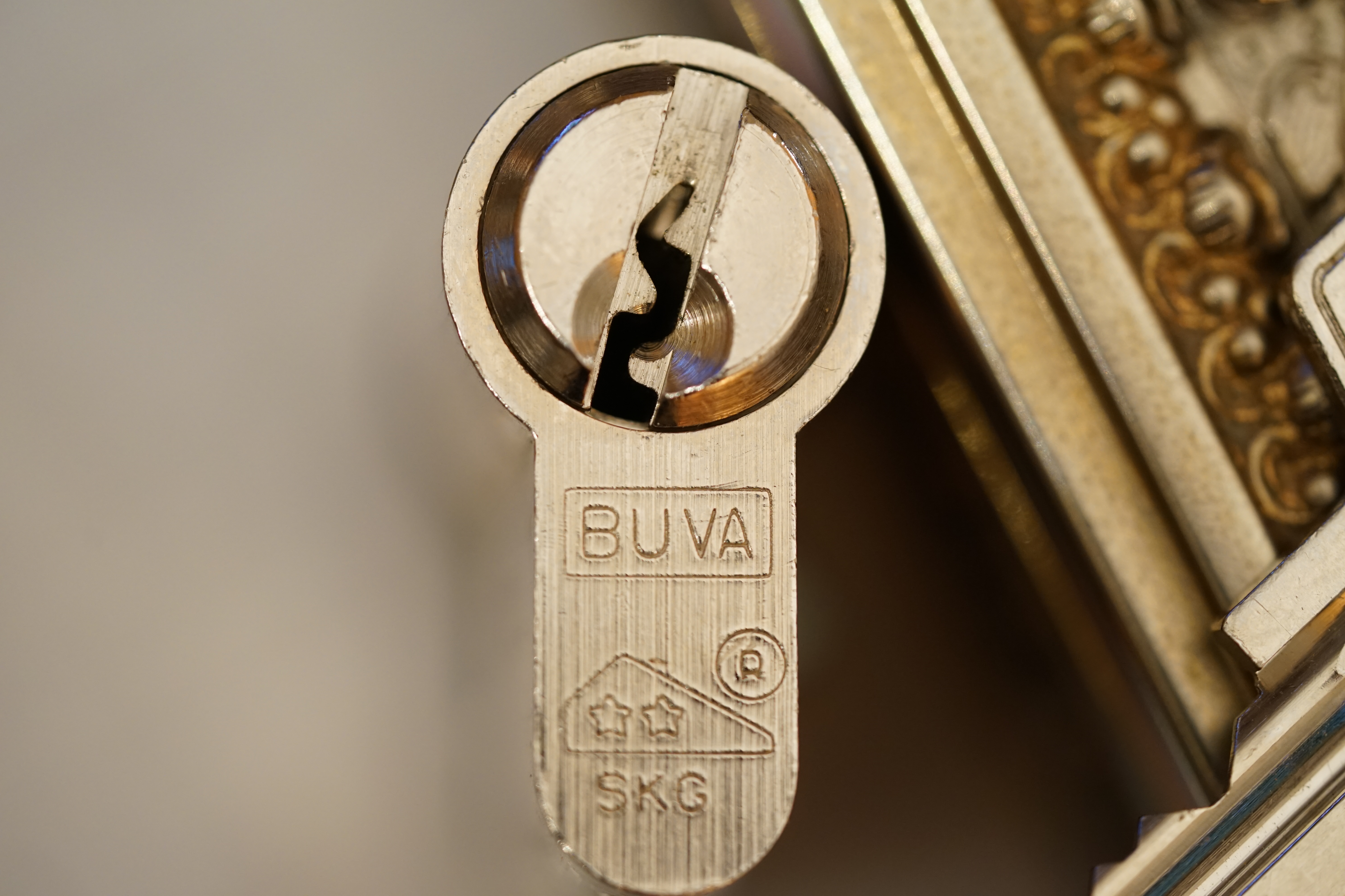 Arthurmeister007@gmail.com 𝔄𝔯𝔱𝔥𝔲𝔯 𝔅ü𝔥𝔩, 𝔄𝔯𝔱𝔥𝔲𝔯𝔪𝔢𝔦𝔰𝔱𝔢𝔯 ® Stück Davon schwarze Katze, Zwei Katzenkopf Schlösser Zunft, Schlosser, Zunftabzeichen, Wappen, Geselle, Anstecknadel, Verbandsabzeichen, Stück Davon. Die nicht alltägliche Form eines Truhenschlossen führte dazu, das man die Schlosser im Zunftleben scherzhaft ironisierend Katzenköpfe nannte. Der Spitzname erhielt sich durch die Jahrhunderte. Und der Katzenkopf wurde damit zu einem Symbol. Er erscheint auf der Anstecknadel, die heute der Schlosser als Verbandabzeichen tragen kann. Die auf der Nadel angebrachte Inschrift " Stück Davon " erklärt sich wie folgt: Der wandernde Schlossergeselle sprach bei einem Meister um Arbeit vor. Befragt, ob er das Handwerk verstünde, antwortete er: Stück Davon ! Die zwei Worte wiesen ihn in aller Bescheidenheit als Angehörigen der Zunft aus, der bereit sei noch weiter zu lernen. DoubleBrain ® SEO für heute: Barockschlüssel, Schmiedeeisen, Halme gedreht, Bärte geschnitten, Reiden aufgesetzt, Stahlschnitttechnik, Kapelleneingerichte, Schmiedeeisen, Hohldorn, Gesenk, Pflanzenmotiv, Wappentierschmuck, geschmiedet, gepunzt, Schlüsselgriff beidseitig, halbrelief, Bekrönung auf der einen Seite als männlicher auf der anderen als weiblicher Kopf, Löwenwappen, Delphine, Schwanzflosse, Stilelemente der Reaissance, profilierter Steckhalm, Gesenke und Reide ziseliert, Griffrand, Zwei Schlangen blau angelassen, Eisenblech, Schließblech, Türrahmen, Schlosskasten, Eisenkern, französisch, Zierdecke ausgehauen, eingehauen und getrieben, Rosette, Ringgriff, Rokoko und Schlüssel, eisernes Wiener Barock Hangschloss mit Spreitzfedernverschluss, gefeilt, geschnitten und ziseliert, flacher Steckschlüssel, Eisengrundplatte und zwei Engel mit Trompete, Posaune und Blumengeranke verziert. Figuren, Schmuck, Jagdszene, Empire, Möbelschlösser, Messingzierdecken, Witwerschlüssel, Schlüsselgewalt, Symbol, Sargschlüssel, Silberschlüssel, Hohldorn, Nachbildung, Kammerherrnschlüssel, Bronce, feuervergoldet, Emblem mit Initialien der weltlichen oder kirchlichen Fürsten versehen, die sie verliehen haben. Doppeladler, Reichsapfel, Zepter und Krone, Übergabeschlüssel, magische Stilelemente, östrerreichischer Kammerherrenschlüssel mit Doppeladler, Kordeln und Quasten, Wien, Hoflieferant, Mayestät, päbstlich, ungarisch, bayerisch, in Silber gegossen, Sinsheim, Hohldornschlösser mit Eisenriegeln, Gelenkschlüssel, einfacher Schieberiegel aus Holz, klappbare Doppelschlüssel aus Tirol, Rohrhülse, Bart, Tirol, Kreuz, Herz, Schlüsselgehänge, süddeutsch, Leder, gotisch, Bügel, Tabakspfeifenschlüssel, Schlossergeselle nach bestandener Prüfung, Schlüsselgeschenketui für die Braut: Bund mit fünf Zimmer, Möbel und Kassettenschlüsseln, in der Mitte Haustorschlüssel aus einem Stück geschmiedet, geschnitten und mit Stahlstangen handpoliert auf dem vierseitigen Gesenk in Schreibschrift " Deutsches Empire ", Dreipass, Jugendstil, Doppelrohr, Hauptportal der Jesuitenkirchen Sankt Michael, Der Hammerschlüssel für Weinkeller: der ziselierte aufgesetzte Hammer diente dem Küfner zum abklopfen der Fässer und zum öffnen der Spunde, Enstehungszeit, Hoftheater, bayrisches Nationaltheater in München, Zerstörung, Kunstschlosser, Fritz Nüssel, Heinrich Pankofer, Germany, wissenschaftlich, systematisch, Schlüsselexperte, Sammler, Privatsammlung, Schlüsselzentrale München, Fachmann für Sicherheitsfragen, sachkundig, Experte, versierter Restaurator, historischer Wert, handwerkliches Geschick und seine langjährige Berufserfahrung, Anerkennung, international, Fachmann nicht nur für die Technick von Schlüsseln und Schloss, auch für künstlerische und historische Fragen. Standardwerk Europa, Übersee, offizielle Stellen, Landeskriminalamt, Bundesanwaltschaft, Keltenschlüssel, Vorchristus, Witwenschlüssel, John F. Kennedy, Weisses Haus, Schlossmuseum Velbert, gut verpackt, Pullach, Erfinder und Auror, Leidenschaft, aufschlußreiches Werrk, Memoiren, Töchter, Emmi Seifert, Marlene Nüssel, Frau Anni, Kaminkehrer, Schwanthal, Freund und Helfer der Polizei, mein Leben, Gedichte, Kaffeveranstaltung, Nachbarschaftshilfe, Essen auf Rädern, Schlüsselfigur, tausend Stücke, Keltenzeit, Christus, Kelheim, Exemplare, Ausländische Lehrlinge, Brocken, wiegt fünf Kilo, Schmucksafe, Ludwig XV 1430, Brillianten, Verona, Eisenzeit, Ägypten, Hallstadtzeit, Salzkammergut, Hallstadt Gräberfeld, Epoche, Eisenverhüttung, Salzbergbau, Gerätschaften zu exportieren, geographischer Ort am Nordende des Neuenburger Sees in der Schweiz, Pfalbauten, auf festem Land angelegte Siedlung, europäische Eisenzeit, Kelten Indogermanischen Völkergruppe, Germanen, Rhein, kämperisch, expansionsbereit, Rom, Homer, Dichter, Jugendzeit, halbdunkel, erahnbar, zivisilatorische Dokumente, Dichtung, märchenhaft schöne Gestalt, Götter treten vor uns hin, denen die mittelmerisch kleinasiatische Menschheit Wirkungen und Tätigkeiten zugedacht hat, die diesen Fabelwesen für immer Kontur verliehen haben. So tritt der Schmiedegott Hephaistos lateinisch Vulkanos vor uns hin: Rußig und edel zugleich, genial erfinderisch, ein kunstreicher Handwerkegott. Der zu den 12 Hauptgöttern der griechisch römischen Antike erzählt wird. Jupiter, Himmel, hinabgstürtzt, Entfernung der Erde von den Sternen, Insel Lemlos, Hinkefuss, Gerechtigkeit, alte Fabeln, schöne und liebenswürdige, Eheweib, Museeum of fine Arts in Boston USA, Parmenides Lehrgedicht Balanos, Hammer, Amboss, Feuer, Wasser, glühend, Metall, Hammerschlag, Gußverfahren, gewünschte Form, Holz oder Kohle, warmgeschmiedet, grobkristallin, feinkörnig, Streck und Bruchgrenze, Plinius, samische Künstler, Erzguß, Keltenschlüssel, hochkant durch einen Schlitz in der Tür gesteckt, gedreht, bis er - nun waagrecht - in die Angriffe der im Riegel gelagerten Sperrklötze eingerastet: die Sperrklötze werden angehoben, der Riegel ist entsperrt und lässt sich mit einem ledernen Zugriemen von außen auf und zu ziehen. Griechenland, lakonisch, neues Prinzip, Schlüsselträger, Kaiserzeit, Würde, Statussymbol, Römer, die punische Kriegen das Metallhandelsmonopol an sich gebracht hatten verfügten in reichem Maße über Kupfer, Zink und Zinn. Verschlußriegel, Feder, Lochkanäle, Sperrstifte, entsichert, auf oder zugeschoben, Drehschlüssel, Hangschloss, Spreitzfeder, Kulturlandschaft, Kassetten, Truhen, Türen, Tiermaskendeckel, Pferdegstalt, arabisch, Vexier, indisch, Kugel, Grundform, Volldorn, Technische Feinheit, Eleganz, Zweckgebilde in den Händen von Menschen, die bemüht sind, mit einem rauhen, kriegerischen Leben fertig zu werden, Verteidigung, bedachte Architektur, spürbar, verschlossen, Zierlichkeit, Zeitläufe, Kultur, Willen und Werkstätten in Pompji und Herkulaneum, Wachsmodell Tonmantel gebrannt, schmilzt das Wachs glühend, Nachteil, römisches Imperium, desto länger, primitive Form, Spätantik, Karolingische Kunst, Fräkisches Adelsgeschlecht, Karl der Große, Triebfeder, Höfische und Kirchliche Kreise, Monumental Kunst, Klerikale Kreise, Kulturträger, Elfenbein, Goldschmied, Goldschmiedekunst, geistig - kulturelle Erhellung, Abendland, profunde Bedeutung, Ehefrau, häusliche Gewalt, Vertrauen, Brauch, Kirchweihtag, Steiermark, geweiht, Gnadenschlüssel, Petrus - Schlüssel, Apostel, Pilger, Schenkung, Pabst Pälagius, Gregor, König Alfons von Kastilien, König Alfred, romanischer Stil, schöpferische Kraft, Kunstgewerbe, Klöster, Kostbarkeiten, kunsthandwerklich, Verfeinerung, Raffiniertheit, Formenwelt, Alltag, Kleidung, Ritterrüstung, kraftvoll, primitiv, gotische Epoche, Jan van Eick, Grammatik, Lebensstil, geläutert, gültig, Opulenz der Kleidung, Materialwert, Charme, Sakral, Phantasie, Formensprache, feinsinnig, Steinmetz, Bescheidenheit, Portal, Notre - Dame, Paris, köstlich, kostbar, Mechanismus, Entsperrungsvorgang, Fischblasen, Kreuze, Drei - und Vierpass, grotesk, meisterlich, Handwerkszeug primitiv, Gewirre, Besatzung, Tropfen Öl, rein von Hand, Prochnov, Kunstschreiner, gesunde Männer, Michael Mann, Michael Mann Kästchen, Nürnberg, Augsburg, Fürth, Wörth, Riegelwerk, sauber geätzte und vergoltdete Büchsen und Pistolen aus Eisen. Doppelmeyer, Markgraf, erlassene Strafe, Spinnenschlösser, Deckelunterseite, figürlich, kunstfertigkeit, Schlüsselloch, größere Summen harten Geldes, raffiniert, Spielerei, Kuriusität, Zeugnis, Möbel, Bombast, Schwulst, Liebe, Zäsur, Dreißigjähriger Krieg, Mutter Courage, Armut, Schichten in Deutschland, Reformation, patetisch, Phänomen, Ornament, Pierre Frommerie, Sedan, Berlin, Ebenholz, Emaill, monumental, Signatur, Barock, Formenreichtum, gediegen, summarisch, mittelmäßig, Epochen, Werkleute, Halskette, Mayestät, Spanien, Revolution, Mittelalter, feierlich, Feind, Öffnung der Tore, Kapitulation, Schlüsselsoldat, Mitglied der päbstlichen Schweizer Garde, Pabstwappen, abfällige Bedeutung, Stadtwappen Tabackspfeife, Vierkant, Dolch, Pistolenschlüssel, geheime Nachrichten, Siegel, Hammerschlüssel für einen Weinkeller, Liebende, Angebetete, Ritter, Kreuzzug, Heiliges Land, Kreuzritter, Ehefrau, Märchen, arges oder schönes, es will scheinen, das eine Welt ohne Schlüssel nicht denkbar ist, Paris, Turenschloss, Schlossfalle, Konstruktion, Luxus, Verschwendungssucht, Kleinod, Brilliant, Maillard, König Stanislas, Ballkongitter, Pastellportrait, Museeum der Stadt Nancy, spirituell Sonnenkönig, Prinz Eugen von Savojen, den sublimen Geist seiner Epoche, General Feldmarschall Prinz Freund der Musen, Besieger der Türken, Zunftbuch, Balthasar, Gitter, Porzellan, hochkultiviert, Degengriff, Münchener Hof, Wittelsbach, Gesamtkunstwerk, Johann Joachim Winckelmann, Kleidermode, Reifrock, Schnürrleibchen, Wohnkultur, Neoklassizismus, Möbel, Chubb, Bramah, Inselstaat, Engländer, Ungarn, Italiener, Tossi, Yale, Hobbs, Aber die Bemühungen um immer neue vergrößerte Sicherheit im Bereich des Schlosses gingen weiter. Man glaubte vorübergehend das non plus ultra Sicherheitsschloss konstruiert zu haben und zwar kühn genug, Geldpreise für denjenigen auszusetzen, dem es gelingen würde, diese neuartigen Schlösser aufzusperren. Überraschend geschah das dank der Fertigkeit des Amerikaners Hobbs 1853. Seine Medtode des Aufsperrens ist in der Fachwelt als Hobbsches Öffnungsverfahren bekannt. Es wurde mit Erfolg publiziert, das Kriminelle Hinweise zum Öffnen der Sicherheitsschlösser erhielten. Linus Yale, Fallstiftriegelschlösser, der Ägypter, Assyrer, Babyloner, Yale Zylinder, C.E. Schulte in Velbert, Kromer Protector Schloss 1871, Hahn AG, Karl Zeiss, BKS, Boge und Kasten Solingen, Koloss von Roddos, Byzanz, Konstantinopel, Moschee, Kirche, Schlüsseltyp, Kaufmann, Herkunft, Herzblatt, Kurfürst, Alltagsgebrauch. Die Schönheit der Welt. Die Kraft, die menschlichen Schöpfergeist gewahr werden lässt. Die beiden Schlüssel in der Hand des heiligen Petrus geben diesem die Macht, die Pforten des Himmels zu öffnen. Der Schlüssel ist ein christliches Symbol, er ist aber auch das Inbild menschlichen Schöpfergeistes und als solches steht er in unmittelbarer Beziehung zu der Arbeitswelt des Sammlers Heinrich Pankofer. Doblebrain ® gibt vor: Mehr SEO ! ! ! 𝔄𝔯𝔱𝔥𝔲𝔯 𝔅ü𝔥𝔩, 𝔄𝔯𝔱𝔥𝔲𝔯𝔪𝔢𝔦𝔰𝔱𝔢𝔯 ® JOE ASBERRY Hey Joe " Asberry ", ruft F 1 Rudi vom Tresen, Prost und Stößchen ruft Heike III zum Stammtisch. Die Jukebox spielt in voller Lautstärke Mr. Bojangles. Arthurmeister, der Sympathieträger hat bay the way mit einem ABUS Padlock Joe`s Michael Air Jordan`s Basketball bag gesichert ! Auch der Michael Jordan mußte hier im Hasenstübchen das Basketball bouncing Verbot akzeptieren. Formel 1 Rudi schreit: Bouncing darf und kann hier nur ein Michael Schumacher. Die Cartomanze meint, ein Ralf Schumacher auch ! Prost Weizen, Stößchen, Käppchen, ASBERRY !!! Die Jukebox by Youtube spielt " Slow Hand ". Joe, du rascal belehre uns nicht schon wieder. Wir sind hier in der Rabbit Hall and smoking is good for your drunken head. Prosit, Cheer`s, Salute, Gin Gin, altüst, sante` und Viva ! Hoch die Tassen ! Am Tresen läutet die Glocke. Der Rotamint der blinkt. Drei Tage war der JOE krank, jetzt trinkt und raucht er wieder. Gott sei Dank ! Verschlagwortet mit: Arthur Bühl, Detektiv, the dutch open Lockpicking Champion ! From WIRED. ÖFFNUNG OHNE SCHLÜSSEL, Linkedin Joe Asberry, NBA, Twitter X. Basket Ball Bouncing Verbot, Arthurmeister, Raucher, Roth - Händle, Stadt Lahr - Bühl, Schwarzwald, Black Forest, Rötkäppchen you know Mr. Smitz, Sorte Schwäbischerhengst de is großfruchtig und süss wie UHU. Buhl er Zwetschge. No, only woman has Pflaumen ♥ Wappen Arthur Andreas Bühl, Flagge ! Wilhelm Busch ♥ 𝔄𝔯𝔱𝔥𝔲𝔯 𝔅ü𝔥𝔩, 𝔄𝔯𝔱𝔥𝔲𝔯𝔪𝔢𝔦𝔰𝔱𝔢𝔯 ® High Noon, elevener Clock, Hasenstübchen, HAM. In der Jukebox spielt: Pointer Sisters - Slow Hand, und der Tresen grölt, Arthurmeister with the Mastertouch. A Lover whit the Easy Touch ! Nochmals " Asberry " ! Hier herrscht Basketball Bouncing Verbot ! Wir sind hier nicht bei der NBA und du wirfst keinen Korb ! Du triffst den Korb ja nicht einmal. Am Tresen läutet die Glocke: Helbing und Stößchen ! Hey Pony ! Heike V drückt in Arthurmeister`s Jukebox: Die Affen rasen durch den Wald. Arthurmeister ruft: Parole Emil. Formula One Rudi grölt: Bouncing Verbot ! Asberry hat Bouncing Verbot ! Weizen ! Joe fragt Arthurmeister: Arthur my Friend, i need for my Basketball Friens from the NBA a instruction of Lockpicking. Arthur lacht: only wenn Michael Air Jordan und Michael Schuhmacher mitmachen. Pelle schreit vom Tresen: Schuhmacher ist ein Kannister Kopf. Pino kann ihn gerade noch daran hindern Marmor Stein und Eisen bricht zu drücken. Joe wünscht sich: Teddy Pendergrass - Turn Off the Lights… Ja Joe, es ist möglich eine solche Schulung auszurichten. Hierzu muß ich bei der Firma Amazon Lockpicking Set`s und Lockpicking Zubehör wie weitere Hook`s, Snakes, Rake`s und Tension Wrenches besorgen. Vorführmaterialien wie cut away Zylinder und Übungsschlösser habe ich parat. Ich zeige den E - Pick, und führe dir die Pick - Gun vor. 1 Schuss. Du verstehst. Prost ! Weizen, Stößchen`s, und Helbing für alle. Asberry und Bühl umarmen sich ! Sympathieträger halt ! In der Jukebox spielt: Element of Crime - Mittelpunkt der Welt… See You tomorrow, wir besprechen alles weitere wie: How to pick a Car. Verschlagwortet mit: Arthur Bühl, Arthurmeister® Arthur ♥ Schwäbischer Hengst, Buhl, Zwetschgen Heini, Arthur Bühl Wappen, Fahne, Buehl er Zwetschge, Made in Germany, Born 1961, Sympathieträger, Google Earth, Mittelpunkt der Welt, Pflaumen, Arkadasch, Datschi, ♥ Martinameisterin, Cartomanze, Scholischek, " HIGH NOON ! ", ♥ Vokuhila ♥ Parole Emil ! 𝔄𝔯𝔱𝔥𝔲𝔯 𝔅ü𝔥𝔩, 𝔄𝔯𝔱𝔥𝔲𝔯𝔪𝔢𝔦𝔰𝔱𝔢𝔯 ® Next Day: High Noon at 11 fer Clock: Joe Asberry der alte NBA Bouncer betritt das Hasenstübchen, ( HAM ) his Rabbit Hall ! In Arthurmeister`s Jukebox spielt: Nein nicht Hey Joe, sondern Aloe Blacc - I Need a Dollar ! Arthur Bühl spricht: gerade habe ich mit Mr. Smitz telefoniert. Joe: Smith ist ein Sammelbegriff wie Meier. Mr. Smitz you know, he is the CEO of the Magazin Playboy - Beverly Hills. Ja und der ist mein Freund. Den kenne ich über die BILD et. We have a Telefon call. Der Mr. Smitz hat dann den Mr. Jeff Bezon, ja du weißt schon, den vom Amazon Lieferservice angerufen. Er hat ihm erklärt daß ich mit dem NBA Bouncer Joe Asberry in Sachen Lockpicking einen Workshop machen möchte. Die Glocke läutet: Weizen, Helbing und Pony`s ! F 1 Rudi schreit am Tresen: Joe, laß dir lieber erklären wie du Scott Speed das laufen beibringst. Am Tresen wird es lauter: Minardi, Minardi, wir gewinnen nie ! Scott Speed, der Name geht im Gelächter unter. Pelle schreit: der Schuhmacher ist ein Kanister Kopf. Arthurmeister meint: let Michael pass for the Champions Chip ! Arthurmeister`s Jukebox spielt exclusive für Joe: Sammy Davis jr. - Mr. Bojangles ! Also Joe, der Smitz hat beim Bezos von Amazon angerufen, wir wollen einen Lockpicking Practical Kurs meistern. Der Bezos ist dann ins Amazon Head Quarter gefahren. Nein, nicht im Uber. F 1 Rudi schreit: Der Bezos fährt Ferrari. Scholischek meint: Maybach ! Also Joe, der schaut jetzt im Amazon Lager wie viele Lockpicking Tools und Jigglers er hat. Auch Pickset`s. Er sieht auch nach wie viele HPC, 2000 er Hook`s er hat. Lockpicker Beginner Sets von Majestic und Starter Sets von Mr. Peterson sagt er, hat er Massenweise auf Lager. Arkadasch sagt, sein Schwippschwager vom Neff Cousin und dessen Freund in Berlin - Kreuzberg könnten auch solche Pick Werkzeuge und Spanner herstellen. Die haben genug Schwarz Arbeiter. Die Sympathieträger Bühl und Asberry prosten sich genüsslich zu. Weizen ! Die Cartomanze die alte Kartenlegerin meint sie könne auch spooxe anrufen. Der Noagerlzutzler meint: Ihr Deppen, auf Berlin mußt du jahrelang warten. Heike IV ruft Stößchen ! Der Pino Frank lallt: Die Rautenfotzen bleiben für immer in der zweiten Liga. Joe ich bin mir sicher der hat auch Master bzw. Meister Lock`s. Die sind für eine Testrunde gut. Ja, die Dinger heißen Master Padlock ! OPEN ! Beer ! Nicht zu verwechseln mit Medeco ! Arthur läßt in der Jukebox im Bunny Hall TSOP spielen. The top Sound of Philladelphia ! Prost, Stößchen ! Pelle läutet auch die Glocke: Prost, Stößchen`s, Pony`s ! Dafür darf er auch für einen Heiermann: Heino - Caramba, Caracho ein Whisky drücken. Ja, Joe, aber kein Bouncing ! Der läßt die Sachen via Airforce Seattle to HAM liefern. Du weißt wie schnell Amazon liefert ! Sir Washi meint: Amazon sei so schnell wie Scott Speed. Alle lachen: Wenn er nicht wieder in die Mauer fährt ! 𝔄𝔯𝔱𝔥𝔲𝔯 𝔅ü𝔥𝔩, 𝔄𝔯𝔱𝔥𝔲𝔯𝔪𝔢𝔦𝔰𝔱𝔢𝔯 ® 11.30 High Noon im Hasenstübchen. Der Hannenberger hat die Frikadellen fertig. Senf kommt aus dem Glas. In Arthurmeister`s Jukebox spielt: Santana - Fleur da Luna. Am Stammtisch diskutieren Bühl und Asberry über Lockpicking und Präsentationen: Arthurmeister erhält einen Anruf über die 007. OH, Mr. Smitz, nice to hear you from Beverly Hill`s. OH, What ! The Airplane from Jeff Bezos, Amazon is on HAM landed ! YES, Mr. Smitz, nice to hear this Song. Slowly Arthurmeister: There is a little Problem with the Custom. Mr. Smitz ! this is not really a Problem. HAM is four Minutes from the Hasenstübchen away. I will send Taxi - Dieter. He knows there a Hintereingang, a Backdoor, you know ! I call you back. Yes, yes, Außer Regen nicht viel gewesen. Greetings to Mr. Bezos. Tell him thank you for the Support. From Stammtisch too. Arthurmeister`s Jukebox spielt: Rucki - Zucki ! Die Frikadellen vom Hannenberger schmecken jetzt auch ohne Senf. Prost, Stößchen, Weizen, Helbing und für den Noagerlzutzler ein frisches vom Faß. Die Jukebox spielt: Die Five Tops - Warte auf das Glück ! 2 Stößchen später kommt Taxi Dieter zurück in den Bunny Hall ! Oh, OH, der Zoll, eH ! Als die mich gesehen haben war der Fisch geschuppt. Die haben mir beim Einladen geholfen. 5 Pakete a`50 Kilo ! Eine viertel Tonne. Ich durfte auch den Zoll zum Lockpicking Event einladen. Tragen helfen !! Stößchen, Pony, nö, heute Käppchen ! Die Jukebox spielt: Element of Crime - Am Ende denk ich immer nur an dich ! Mr. Smitz ! you are the best ! Greetings to all Smith in the USA. Yes, Yes, Mr. Smitz, Yes. I make greetings to Friede Springer from the BILD et; Ronzheimer too. Yes, Yes, und greetings for Mrs. Quandt. If Bezos will, i can show him on the Lockpicking Demonstration how easy he can pick a BMW whit a Key Blank. Yes, Yes, Mr. Smitz ! 3 Seconds ! OFFEN, OPEN, APERTO ! schreit Giovanni und will Chianti. Bei Fiat und Ferrari Modellen ist es so ähnlich. Bei manchen brauchst du aber ein polito, ja, Nagelfeile. Prost Chianti. Yes Mr. Smitz, die Ring bell`s, Hells Bells, die Glocke klingelt, you know ! We call in time. F 1 Rudi schreit: Hülkenberg ! Giovanni schreit: Giacomo Agostini ! Joe schreit: Scott Speed ! Arthurmeister`s Jukebox spielt: The Pointer Sisters - SLOW HAND, Arthurmeister the lover with the Mastertouch ! Arkadasch bekommt von Bühl Raki ericli Plum, Sorte Schwäbischer Hengst ! Prost Zwetschgenkönigin ! In der Vitrine von Arthur Andreas Bühl, Arthurmeister sind Schlösser, Padlocks, von ABUS, Master, BKS, CES, DOM, EVVA, Assa Abloy, Z Ikon, Kaba, Keso, ASSA, Winkhaus, Wilka, Trelock, Schmelting, Bode Panzer, Ancor Las, Drumm Geminy, Xylock, SEA, Medeco, Mul-T-Lock, Cut away, ABUS Granit, Pfaffenhain, E*S, ESS, Nemef, BAB, Babelsberg, Stasi, Diskus, WMF, Tesa, Vachette, Cisa, Wally, Rielda, Mottura, Viro, FAI, GeGe, Fichet, Bode Panzer, Tresor, Bramah, Protector, Braun`s Patent, Walomatus, Arolds, Combination Lock, Yale, Master, American Lock, Tubular, China, Indien, Aligarh, Nepal, Thailand, Zahlenschlösser, Himmelsschlüssel und noch vieles mehr, vorhanden. Alle Schliesszylinder sind Übungsmaterial für das Lockpicking. Schlagschlüssel sind auch dabei. Das Trabbi Tool, Stasi, natürlich auch. Das Wappen Arthur Andreas Bühl ist angebracht ! Die Flagge weht im Hasenstübchen. KI Satz zum Einfügen: Notiz: Alle SEO Texte wurden mittels einer ♥ KI ( Künstliche Intelligenz ) der Firma Doublebrain ®, ( ges. gesch. DPMA, Berlin, Reg.-Nr. 302022224017 ) ( Die E - Mail lautet: Doppelhirn@Doublebrain.de ) und doppeltem Helbing aus dem Leporello: " Arthurmeister Bühl und Bouncing Joe Asberry im Hasenstübchen ", generiert. Die Jukebox spielt: Loredana Bertè - E la luna bussò. Der Reggae Auftakt ! ♥