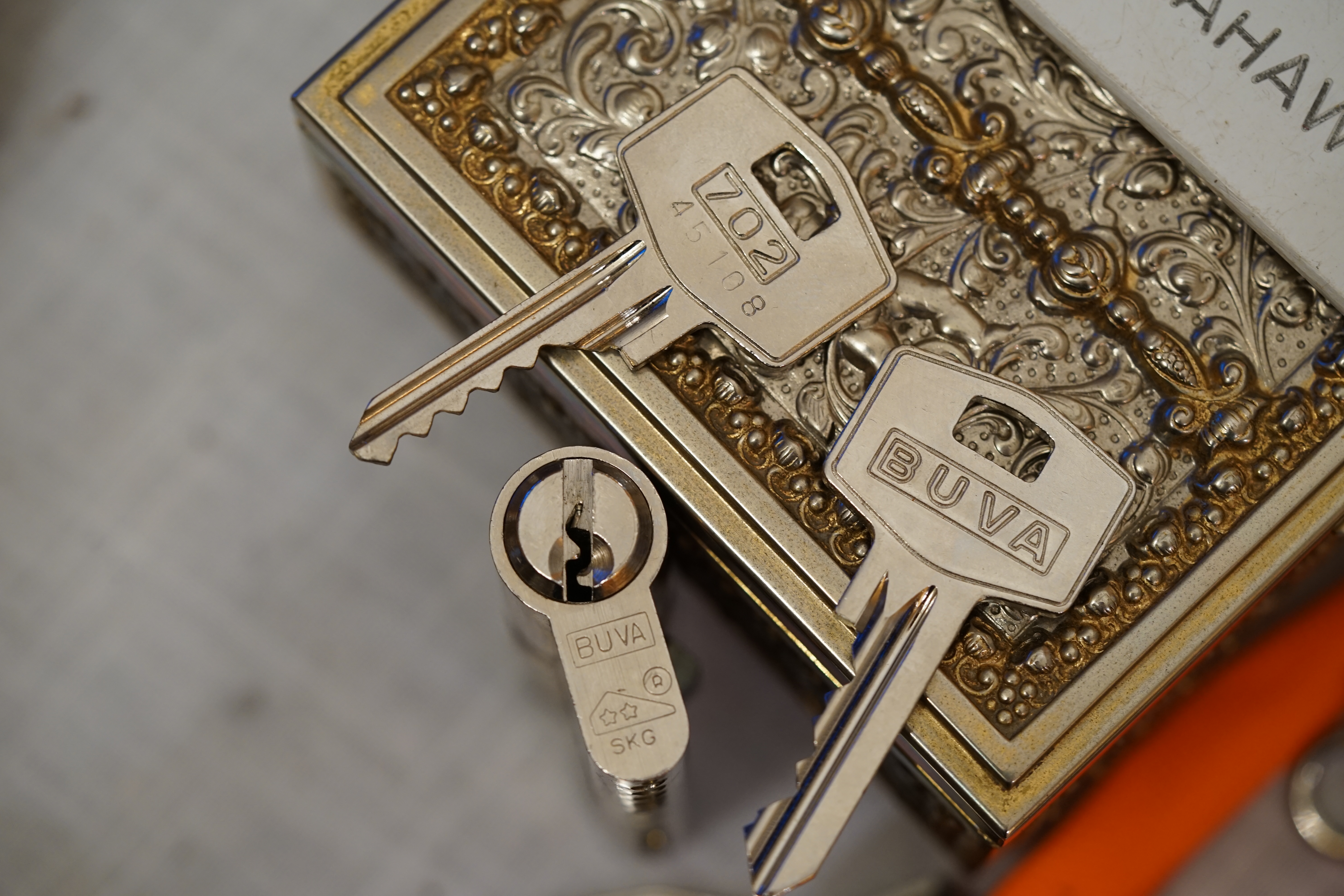 SEO Bühl Wappen Bühl. Arthur Andreas Bühl. Der Sympathieträger ist in Stuttgart, Baden - Württemberg geboren. Der Detektiv lebt in HAM. H1 Text der SEO schreibt: 𝔄𝔯𝔱𝔥𝔲𝔯 𝔅ü𝔥𝔩, 𝔄𝔯𝔱𝔥𝔲𝔯𝔪𝔢𝔦𝔰𝔱𝔢𝔯® Bühl, Arthur, Jahrgang 1961, Made in Germany, Detektiv or Private Investigator how Mr. Smitz from the PLAYBOY, Beverly Hills, say`s. Yes Mr. Smitz i will send you the Photo Arthurmeister`s F 1, Jacket for your LeporelloUS. to your E - Mail Mr.Smitz@Mr.Smitz.us. Ok, Mr. Smitz. Mr. Smitz do you know what Google Earth is ? Take BÜHL Arthur, only by Google Earth, you know ? have done it ? Yes Google will show you my Panel superfast. Cool, Arthurmeister, cool. Yes Mr. Smitz, this can i do for you too ! Yes with SEO. Yes, yes, i have Arkadasch erklärt, sein Erikli pasta is not so genial. Der beste Zwetschgenkuchen, you know plum tart, is from the Stadt Bühl. Not laughing in the USA. Bühl is a City like my Name. And the People in this City called it: Zwetschgendatschi ! you know. This is the world best plumcake. Yes Datschi. Yes, Stadt Bühl is near Baden - Baden, the Casino, you know ! Yes. Baden-Württemberg. You must know there is since 1927 the traditionell Zwetschgenfest. And there ist the Zwetschgenkönigin ! Mr. Smitz, my Ur Ur Ur Ur Grandfather is born in Bühl. My Great Grand Grand Mother where also born in the town Bühl. Their profession was Zwetschgenpicker. Not Lockpicker, Zwetschgen / Plum Picker. And Rüttler. Oh, really ! Yes, Yes. And since this time the name of the family Bühl from the Stadt Bühl is: Yes you know - Buehl. Yes i will give Greetings from you to Mrs. Friede Springer from the Newspaper BILD et. Yes, the Elbphilharmonie is in Betrieb. OH, Mr. Smitz, greeting´s to you from Joe Asbbery, NBA, you know. Tomorrow we will meet us in the Hasenstübchen, our Rabbit Hall. For Lockpicking und Beer. Call you. Parole Emil ! H1 Text der SEO schreibt weiter: 𝔄𝔯𝔱𝔥𝔲𝔯 𝔅ü𝔥𝔩, 𝔄𝔯𝔱𝔥𝔲𝔯𝔪𝔢𝔦𝔰𝔱𝔢𝔯® Herr Arthur Bühl, kritischer Detektiv aus der Hansestadt Hamburg, bereitet sich auf ein Interview mit der BILD et vor. Bei Babsi und Gina in Fuhlsbüttel wird ihm zuvor der Vokuhila geschnitten. Herr Arthur Bühl wurde schon in der BILD et als " Herr der Schlösser " beschrieben. " Ein bisschen Ruhe bitte " schreibt Jan Freitag von der TAZ. Er erwähnt auch eine Mustertür by Wendt. Es wird darin herumgeprökelt. Selbst Arthur Bühl, der weltbeste aus dem Lockpicker Mekka Hamburg, betreibt pures Understatement, weil er sein Schloss in nur 20 Sekunden " geknackt " hat. Charles Graeber von der Wired.com beschreibt in seinem Artikel Master Lock - Pickers do bottle Arthur Bühl " The Master of the Universe ", Arthur Bühl a private Detective of Germany open locks. Bühl`s Fabio - the - Barbarian Look stands out. He wins the Dutch Open and is now Master of the Universe. The people cry: " Arthurmeister ! booms Arthurmeister ". Mark Webber Tobias, the Author of Locks, Safes, and Security, a Police Reverence, say: Arthurmeister, that ist beautyful. " Open ! " sagt Arthurmeister ", offen ist gut, schneller offen ist besser ". " Beer !" Arthurmeister booms back and a new Champion is born. Die Welt berichtet: " Die Kunst, Schlösser ohne Schlüssel zu öffnen ". Vereinsmitbegründer und Vizepräsident Arthur Bühl trägt seine Leidenschaft schon auf der Krawatte. Sie ist rot mit gelben Schlüsseln drauf. Intern wird er ehrfürchtig " Meister Arthur " gerufen. Er hat es zum siebenfachen Deutschen Meister in verschiedenen Disziplinen geschafft. Er pickt seit der Kindheit. Sein erstes Trainingsobjekt war sein Spardosenschloss - Ein klassischer Einstieg… . Die Slate berichtet über Arthur Bühl als Lockpicking Legend. Es gibt einen Artikel Tool for Picking and Decoding by Stasi, CCC, Vortrag Berlin. Amateur Hour berichtet: Arthurmeister has " The Master Touch ". Bei den Kaba Day `s im Europa Park Rust schreibt die Pressebox: auf großes Interesse der Teilnehmer stieß auch die praktische Vorführung von Steffen Wernéry und Arthur Bühl, die gängige mechanische Schließzylinder ohne Schlüssel zerstörungsfrei öffnen. Meist in Sekundenschnelle. Auch die Chemnitzer Zeitung " Freie Presse " hat über das Lockpicking und Arthur Andreas Bühl alias Arthurmeister berichtet. Dwight Perry schreibt: Arthur Bühl has good hands ! In der Philalocksmith wird Arthur Bühl auch als Lockpicking Legend betitelt. Es gibt auch einen Beitrag, 360 Meridianos. In der Datenschleuder, CCC, wurde über ihn als Sympathieträger berichtet. Veröffentlicht unter dem verifizierten Linkedin Profil Arthur Bühl, Arthurmeister, Xing, Google Panel, Twitter X. In der Vitrine von Arthur Andreas Bühl, Arthurmeister® sind Schlösser, Padlocks, von ABUS, BKS, CES, DOM, EVVA, Assa Abloy, Z Ikon, Kaba, Keso, ASSA, Winkhaus, Wilka, Trelock, Schmelting, Bode Panzer, Ancor Las, Drumm Geminy, Xylock, SEA, Medeco, Mul-T-Lock, Cut away, ABUS Granit, Pfaffenhain, E*S, ESS, Nemef, BAB, Babelsberg, Stasi, Diskus, WMF, Tesa, Noch, Vachette, Cisa, Wally, Rielda, Mottura, Viro, FAI, GeGe, Fichet, Bode Panzer, Tresor, Bramah, Protector, Braun`s Patent, Walomatus, Arolds, Combination Lock, Yale, Master, American Lock, Tubular, China, Indien, Aligarh, Nepal, Thailand, Zahlenschlösser, Himmelsschlüssel und noch vieles mehr, vorhanden. Alle Schliesszylinder sind Übungsmaterial für das Lockpicking. Schlagschlüssel und so vieles mehr, sind auch dabei. Auch der Sputnik. Verschlagwortet mit: ♥ Vokuhila, Friseur ♥ Schwäbischer Hengst, Zwetschgen Heini, Bühl er, Zwetschge, Google Earth, Mittelpunkt der Welt, Martinameisterin, Cartomanze, Scholischek, " HIGH NOON ! ". ♥ Parole Emil ! SEO SH Bühl Wappen 𝔄𝔯𝔱𝔥𝔲𝔯 𝔅ü𝔥𝔩, 𝔄𝔯𝔱𝔥𝔲𝔯𝔪𝔢𝔦𝔰𝔱𝔢𝔯® ♥ Bühl, Arthur, Jahrgang 1961, Made in Germany, Detektiv or Private Investigator how Mr. Smitz from the PLAYBOY, Beverly Hills, say`s. Yes Mr. Smitz i will send you the Photo Arthurmeister`s F1, Jacket for your LeporelloUS. to your E - Mail Mr.Smitz@Mr.Smitz.us. Ok, Mr. Smitz. Mr. Smitz do you know what Google Earth is ? Take BÜHL Arthur, only by Google Earth, you know ? have done it ? Yes Google will show you my Panel superfast. Cool, Arthurmeister, cool. Yes Mr. Smitz, this can i do for you too ! Yes with SEO. Yes, yes, i have Arkadasch erklärt, sein Erikli pasta is not so genial. Der beste Zwetschgenkuchen, you know plum tart, is from the Stadt Bühl. Not laughing in the USA. Bühl is a City like my Name. And the People in this City called it: Zwetschgendatschi ! you know. This is the world best plumcake. Yes Datschi ! Yes, Stadt Bühl is near Baden - Baden, the Casino, you know ! Yes. Baden-Württemberg. You must know there is since 1927 the traditionell Zwetschgenfest. And there ist the Zwetschgenkönigin ! Mr. Smitz, my Ur Ur Ur Ur Grandfather is born in Bühl. My Great Grand Grand Mother where also born in the town Bühl. Their profession was Zwetschgenpicker. Not Lockpicker, Zwetschgen / Plum Picker. And Rüttler. Oh, really ! Yes, Yes. And since this time the name of the family Bühl from the Stadt Bühl is: Yes you know - Buehl. Yes i will give Greetings from you to Mrs. Friede Springer from the Newspaper BILD et. Yes, the Elbphilharmonie is in Betrieb. OH, Mr.Smitz, greeting´s to you from Joe Asbbery, NBA, you know. Tomorrow we will meet us in the Hasenstübchen, our Rabbit Hall. For Lockpicking und Beer. Call you. Parole Emil ! Not E-Mail. Provided by www.Arthur-Bühl.de and www.Arthurmeister.de Verschlagwortet mit: ♥ Vokuhila, Friseur ♥ Schwäbischer Hengst, Zwetschgen Heini, Bühl er, Zwetschge, Google Earth, Mittelpunkt der Welt, Martinameisterin, Cartomanze, Scholischek, " HIGH NOON ! ". ♥ Parole Emil ! Veröffentlicht unter dem verifizierten Linkedin Profil Arthur Bühl, Hamburg, Xing, Google Panel, Twitter X. Wordpress spricht über die KI: SEO Text Bühl, Double Brain® Pornomeister@Pornomeister.de ♥ 𝔄𝔯𝔱𝔥𝔲𝔯 𝔅ü𝔥𝔩, 𝔄𝔯𝔱𝔥𝔲𝔯𝔪𝔢𝔦𝔰𝔱𝔢𝔯® Arthur Andreas Bühl, Made in Germany, born 1961, ist mehrfacher Deutscher Meister im Lockpicking. In dem Magazin WIRED wird er als " Master of the Universe " betitelt. Im Hasenstübchen stellt er seinen Leporello " Der Aufmacher ", vor und telefoniert mit Mr. Smitz, Beverly Hills from the News Paper PLAYBOY, USA. No, Mr. Smitz, the E - Mail is not Parole Emil, the E - Mail is called: PAROLE E-Mail.com. Mr. Smitz is laughing ! Take the romantic move. Yes, Mr. Smitz, with every beat of your heart. You know Engelbert ? Mr. Humperdinck ! This is the favorite song from Friede Springer from the BILD et, You know ? Arthurmeister`s Jukebox, YouTube, spielt Pointer Sisters: Slow Hand. Der Noagerlzutzler, der Scholischek und Raucher am Stammtisch können keine Padlocks öffnen. Deshalb müssen diese Spitzbuben an den Tresen. Die Glocke wird geläutet. Arthurmeister brüllt " OFFEN " ! Die Jukebox spielt jetzt Ina Müller - Dörp Reggae. Arthurmeister und Joe Asberry, der alte Basketballer von der NBA, stoßen miteinander an. Stößchen ! Stößchen schreit Martinameisterin. Santa Maria ! Tante Martina ! Mittlerweile spielt in der Jukebox Engelbert: A man without love. Die Stimmung steigt. Die KI in der Jukebox, der Rock - Ola, spielt nacheinander: Joy Flemming, Ata Canani, Deutsche Freunde, natürlich auch Cem Karaca und die Kanaken, Mein deutscher Freund, Alle Menschen dieser Erde. Nina Hagen spielt African Reggae, UB 40 - spielt Kingston Town. Jan Delay ist mit Irgendwie, Irgendwo, Irgendwann, Live und die BeeGees mit How deep is your love, dabei. Eddy Holman, Hey there lonely girl, bei Pink Floyd und bei den The Doors, Riders on the Storm tanzen die Gäste. Heike I drückt Harold Melvin & the Blue Notes This love I lost. T.S.O.P. The Sound Of Philadelphia und Hildegard Knef mit - Der alte Wolf, bringen die Menge zum kochen. Pelle dröhnt: Marmor Stein und Eisen bricht. Die Affen rasen durch den Wald. Die Five Tops: Warte auf das Glück, Kenny Rogers - You decorated my life, Reinhard Fendrich - Strada del sole, Sammy Davis jr. mit Mr. Bojangles live in Germany und Teddy Pendergrass - Turn off the lights sowie Julio Iglesias mit Diana Ross - All of you, bringt die Meute weiter zum toben. Die Polizei drückt Empire of the Sun - We are the people. Helen Ready singt Angie Baby. Bei Element of Crime steigert sich die Ekstase vom Mittelpunkt der Welt über die Straßenbahn des Todes zu Am Ende denk ich immer nur an Dich. Die Love Story - Andy Williams, ABBA mit Hasta Manana, runden die Sache ab. Hannenberger schmeißt bei Roger Whittaker - Abschied ist ein scharfes Schwert, alle RAUS ! Morgen ist 11 Uhr High NOON ! Dänen lügen nicht. ♥ Verschlagwortet mit: Arthur Bühl. Arthurmeister® Arthur ♥ Schwäbischer Hengst, Buhl. Zwetschgen Heini, Artur, Buehl er, Zwetschge, Made in Germany, Born 1961, Sympathieträger, Google Earth, Mittelpunkt der Welt, Pflaumen, Arkadasch, Datschi, ♥ Martinameisterin, Cartomanze, Scholischek, " HIGH NOON ! ", Vokuhila. ♥ Parole Emil !