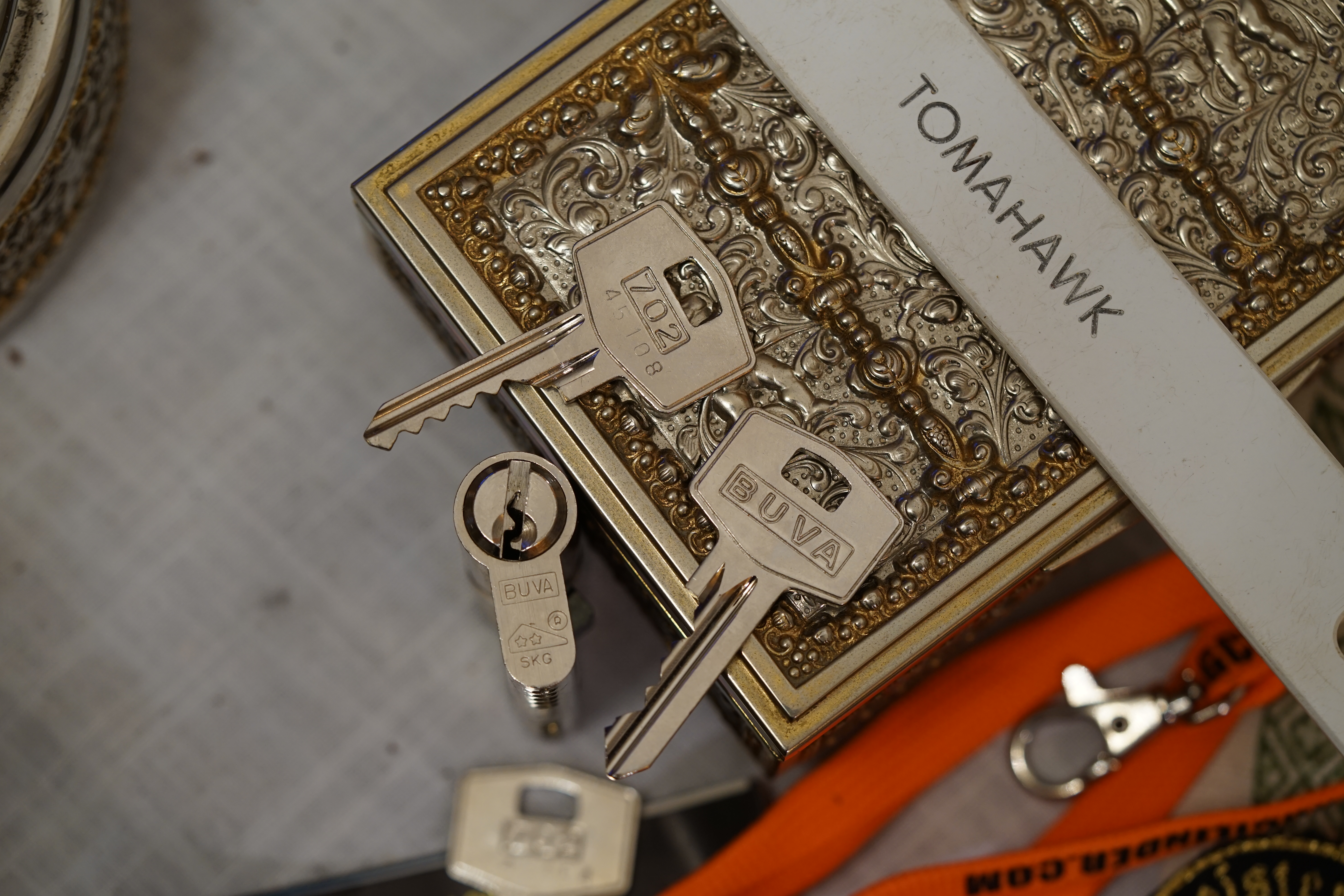 ARTHURMEISTER`s Jukebox im HASENSTÜBCHEN ( HAM ) Wohl dem, der den Schlüssel zur Jukebox hat und als " Sympathieträger " gilt ! " Der Aufmacher " hat absichtlich nicht alle Musikstücke aus der alten orginal Jukebox übernommen; denn einzelne Lieder mußten zu exzessiv ertragen werden. Bei Marianne`s " Er gehört zu mir " oder auch bei " Hu the fuck ist Alice " oder wer, was, wen auch immer, wurde zu oft der Drücker und der Presser gemacht. Diese Abspielliste wurde mit Hilfe meines gefertigten Himmelschlüssels und mit weiterer Hilfe der Helbing Brüder und des Stammtisches und der Stößchen`s gefummelt ! Allerdings ließ sich der Helbing - Tisch bestechen - je mehr Helbing - umso oder desto länger blieb die Box geöffnet ! YouTube, werbefrei. Nach zwei Runden Bier, leider kleine, wurde für unseren Lupo der Sound Knochen von der Zeltinger Band hinzugefügt. Das Abus Vorhängeschloss für den Lockpicker ♥ Stammtisch bringt er morgen. Auch Buongiorno bettelte. Nach zwei Runden Bier, leider kleine, hatte er uns überzeugt: Marcella Bella - Nessuno Mai ! Das Cisa Lucetto bringt er morgen. Jetzt bettelte der Arkadasch: Nach zwei Runden Bier, leider kleine, hatte er Erfolg: Cem Caraca & Die Kanaken - Mein Deutscher Freund ! Ein Kale Padlock bringt er morgen. Alles hierzu und vieles mehr dürft Ihr Lieben im " Leporello " und dessen Nachtrag auf Arthur Bühl de oder Arthurmeister.de lesen. LiBi`s gibt es unter Schlossherz.de anzuschauen. BILD et Uschi mit Parole Emil ! Arthurmeister`s Jukebox im Bunny Hall, B - Seite Einmal den Himmelsschlüssel aus der Hand gegeben. Der Stammtisch hat sofort eine Bass - Boom - Box, angeschlossen. Wie inner Disse ! Werbefrei. Mit Lichtorgel. Bouncing Joe und Schwerti drücken: Du wirst immer schöner ! Heike IV versucht sich an der Sportart Purzelbaum. Prost und Stößchen ! LiBi`s vom Lockpicking am Stammtisch sind unter Bunter Nachmittag, anzuschauen. Also: Viel Spaß ! und das Passwort lautet: Freibier Freibier ! Lautstärke ? " OFFEN ". Magic Fly. Arthur Buehl de oder Pornomeister de Arthurmeister`s Jukebox im Bunny Hall, B - Seite Einmal den von mir gefertigten Himmelschlüssel aus der Hand gegeben. Der Stammtisch hat sofort eine Bass - Boom - Box, angeschlossen. Mit Lichtorgel. Wie inner Disse ! Werbefrei. Jetzt ist Arthurmeister`s Jukebox auch drüben im Freibad zu hören. Bouncing Joe und Schwerti drücken: Du wirst alle Jahre schöner ! Heike IV versucht sich an der Sportart Purzelbaum. Prost und Stößchen ! LiBi`s vom Lockpicking am Stammtisch sind unter Schlossherz.de bei Bunter Nachmittag anzuschauen. Auf der Internetseite Lockpickerherz.de sind zerstörungsfrei geöffnete Schliesszylinder, auch von ABUS, zu entdecken. Die Box spielt den Klassiker: Slow Hand with the Master Touch von den Pointer Sisters. Auf der Webseite Pornomeister.de werden Cut Locks und andere Schnittmodelle gezeigt. Die Seite Arthur-Buehl.de, Detektiv aus Hamburg wurde ja schon ausgiebig im Hasenstübchen diskutiert. Also: Viel Spaß ! und weiter Stößchen und beim Lockpicking ein ruhiges Händchen. Das Passwort lautet: Freibier Freibier ! Lautstärke ? " OFFEN ". Magic Fly. Arthur Bühl, Sympathieträger und Detektiv aus Fuhlsbüttel ( HAM ). Für Musikwünsche ist Arthurmeister@Arthurmeister-Mastertouch.de zuständig. Parole: Emil ! Neues aus dem Hasenstübchen: Gestern war Bernhard da. ÖH, Sonderschule, Sonderschule Öh. Heike IV: Bernhard, warum hast du denn das große Standkreuz dabei ? Der Noagerlzuzler lallt: Der ist wieder aus Ochsenzoll abgehauen. Sonderschule ! SONDERSCHULE ! Schwerti: Was willtst DU ? Bier und Sonderschule, Sonderschule Öh. Hannenberger der Objektleiter: Sonderschule is nich im Hasen. Doch doch ! Öh Sonderschule ! Öh, jetzt Sonderschule. Nach zwei Rutschen Bier, leider kleine, hatte er uns überzeugt: Sondaschule ist jetzt in der Jukebox. Arthurmeister `s Jukebox im Bunny Hall B - SEITE ! Einmal den Himmelsschlüssel aus der Hand gegeben. Der Stammtisch hat sofort eine Bass - Boom - Box, angeschlossen. Wie inner Disse ! Werbefrei. Mit Lichtorgel !Bouncing Joe und Schwerti drücken: Du wirst immer schöner ! Heike IV versucht sich an der Sportart Purzelbaum. Prost und Stößchen ! LiBi`s vom Lockpicking am Stammtisch sind unter Bunter Nachmittag, anzuschauen. Also: Viel Spaß ! und das Passwort lautet: Freibier Freibier ! Lautstärke ? " OFFEN ". Magic Fly ! Arthur Buehl de oder Pornomeister de Neues aus dem Hasenstübchen: Gestern war Bernhard da. ÖH, Sonderschule, Sonderschule Öh. Heike IV: Bernhard, warum hast du denn das große Standkreuz dabei ? Der Noagerlzuzler lallt: Der ist wieder aus Ochsenzoll abgehauen. Sonderschule ! SONDERSCHULE ! Schwerti: Was willtst DU ? Bier und Sonderschule, Sonderschule Öh. Hannenberger der Objektleiter: Sonderschule is nich im Hasen. Doch doch ! Öh Sonderschule ! Öh, jetzt Sonderschule. Nach zwei Rutschen Bier, leider kleine, hatte er uns überzeugt: Sondaschule ist jetzt in der Jukebox. Arthur Bühl, Detektiv aus Hamburg ist Mitglied im Detektiv Verband BUDEG und an die IKD angeschlossen. Als Arthurmeister® erklärt Herr Bühl bei Behörden wie Fedpol, LKA Forensik, das Lockpicking ! Freunde ! spricht Arthur Bühl, Detektiv aus ( HAM ), und hebt den Zeigefinger: Ihr mit eurer künstlichen Intelligenz. Die muß trainiert werden. Wie der Stammtisch. Und die Schlagworte wie Arthurmeister ® bürgerlich Arthur Andreas Bühl ist mehrfacher Deutscher Meister im Lockpicking, müssen hinzugefügt werden. Arthurmeister öffnet Schließzylinder, Profilzylinder, Vorhangschlösser zersörungsfrei. Die Benutzung von E - Pick, Sperrzeug, Pickset, Schlagschlüssel sind natürlich erlaubt. Alle Dietriche und Werkzeuge die das Schloss nicht beschädigen ! Arthur Bühl gibt auch seinen Kollegen im Detektiv - Verband als Performance Künstler Einblick in die Welt des Lockpicking, die Welt der Schloss Herzen und zeigt ebenfalls Öffnungsmethoden der Stasi und deren operatives Vorgehen. Arthur Bühl ist weiter Präsident der eingetragenen Schutzmarke Pornomeister ® S.A.R.L und stellt dort auf seiner Internetseite Schnitt - und Cutmodelle von Schließzylindern und Tresorschlössern vor. Während Bild et Uschi stenografiert erklingt aus der Jukebox im Hasenstübchen der Klassiker: Slow Hand von den Pointer Sister`s. Hannenberger fragt: Wie immer ? Arkadasch meint: Heute Helbing ! BILD et Uschi mit Parole Emil ! In der Vitrine von Arthur Bühl, Arthurmeister® sind Schlösser, Padlocks, von ABUS, Binoxx BUGA, BKS, CES, DOM, EVVA, FEFI, Assa Abloy, Z Ikon, KABA, KESO, ASSA, Winkhaus, HKR, Wilka, Trelock, Schmelting, Bode Panzer, Comet, Ancor Las, Drumm Geminy, Xylock, EMKA, SEA, Medeco, Mul-T-Lock, Cut away, ABUS Granit, Pfaffenhain, E*S, ESS, Nemef, BAB, Babelsberg, Stasi, Diskus, WMF, Tesa, Noch, Vachette, Cisa, Wally, Rielda, Mottura, Viro, FAI, GeGe, K + K, Fichet, Bode Panzer, Tresor, Bramah, Protector, Braun`s Patent, Walomatus, Arolds, Combination Lock, Yale, Master, American Lock, Tubular, China, Indien, Aligarh, Nepal, Thailand, Zahlenschlösser, Himmelsschlüssel und noch vieles mehr, vorhanden. Alle Schliesszylinder sind Übungsmaterial für das Lockpicking. Schlagschlüssel und so vieles mehr, sind auch dabei. Auch der Sputnik. Verschlagwortet mit: ♥ Vokuhila, Friseur ♥ Schwäbischer Hengst, Zwetschgen Heini, Bühl er, Zwetschge, Google Earth, Mittelpunkt der Welt, Martinameisterin, Cartomanze, Scholischek, " HIGH NOON ! ". ♥ Parole Emil !