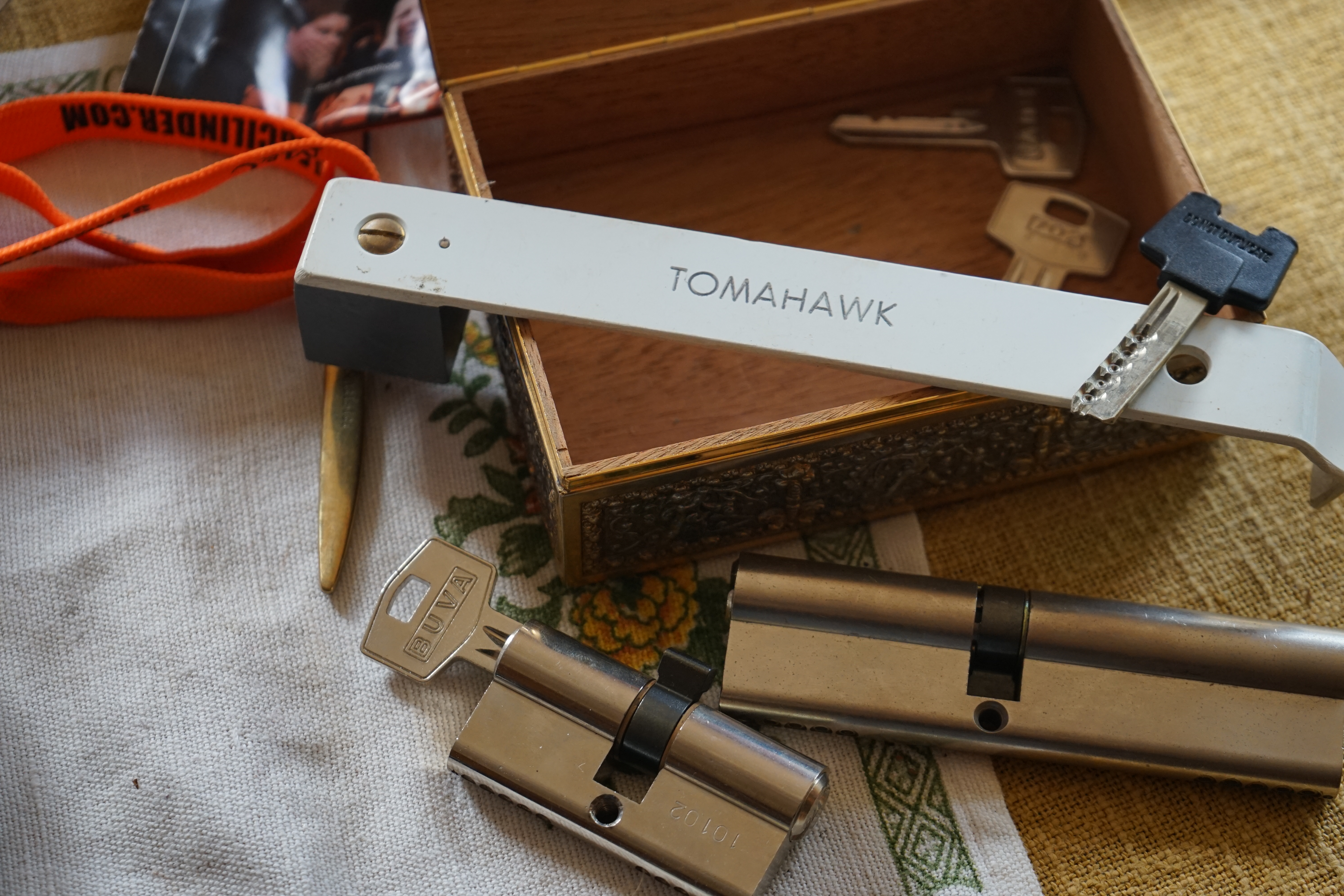 SEO Arthurmeister007@gmail.com Linkedin Arthur A. Bühl, Made in Germany, born 1961 in Stuttgart, arbeitet seit 40 Jahren als Detektiv und lebt in Hamburg. Er ist als Detektiv Mitglied in nationalen und internationalen Berufsverbänden. Unter dem Künstlernamen " Arthurmeister " erklärt Arthur Bühl Lockpicking: Das zerstörungsfreie Öffnen von Schlössern und Schließzylindern. Der Ehrenkodex lautet: Öffne nur deine eigenen Schlösser. Fremde Schlösser dürfen nur mit der Einwilligung des Eigentümers geöffnet werden. Zusammen mit dem LKA Berlin hat Herr Bühl das Projekt " Musterspuren " erarbeitet. Den Behörden ist es beweissicher möglich, einzelne Spuren dem jeweiligen Dietrich und sogar dem Benutzer dessen, zuzuordnen. Egal aus welchen Materialien die Dietriche hergestellt sind. Auch das Thema wegnehmen oder zulegen ist Bestandteil solcher Ermittlungen. Herr Bühl wurde schon als Schlossknacker bezeichnet. Dies ist natürlich Quatsch, denn wenn man oder Frau z.B. ein Vorhangschloss knackt, so ist es kaputt und die Wettbewerber und Lockpickerkollegen können nicht mehr daran üben. Der mehrfache Deutsche Meister benutzt dagegen ein Pickset und es gilt: " Offen ist gut, schneller offen ist besser ". Viel Spaß und Erfolg beim Üben. Von der Zeitschrift " WIRED " wurde Arthurmeister als Master of the Universe betitelt. SEO für heute: Parole Emil ! Arthur Bühl, Sympathieträger.com, Präsident Pornomeister.com SARL Die Anschrift lautet: Arthur A. Bühl, Postfach 605 145, 22 246 Hamburg. Verschlagwortet mit: Arthur Bühl, Detektiv, the dutch open Lockpicking Champion ! From WIRED. ÖFFNUNG OHNE SCHLÜSSEL, Linkedin Joe Asberry, Twitter X. Basket Ball Bouncing Verbot, Arthurmeister, Raucher, Roth - Händle, Stadt Lahr - Bühl, Schwarzwald, Black Forest, Rotkäppchen you know Mr. Smitz, Sorte Schwäbischerhengst.de is großfruchtig und süss. Buhl er Zwetschge. No, only woman has Pflaumen ♥. Wilhelm Busch ! oben der Abschnitt ist schon Font Verschlagwortet mit: Arthur Bühl, Detektiv, the dutch open Lockpicking Champion ! From WIRED. ÖFFNUNG OHNE SCHLÜSSEL, Linkedin Joe Asberry, Twitter X. Basket Ball Bouncing Verbot, Arthurmeister, Raucher, Roth - Händle, Stadt Lahr - Bühl, Schwarzwald, Black Forest, Rötkäppchen you know Mr. Smitz, Sorte Schwäbischerhengst.de is großfruchtig und süss. Buhl er Zwetschge. No, only woman has Pflaumen ♥. Wilhelm Busch 𝐋𝐞𝐠𝐨 𝐁𝐢𝐥𝐥𝐮𝐧𝐝 𝐋𝐞𝐠𝐨𝐥𝐚𝐧𝐝 𝗩𝗲𝗿𝘀𝗰𝗵𝗹𝗮𝗴𝘄𝗼𝗿𝘁𝗲𝘁 𝗺𝗶𝘁: 𝗔𝗿𝘁𝗵𝘂𝗿 𝗕ü𝗵𝗹, 𝘁𝗵𝗲 𝗗𝘂𝘁𝘀𝗰𝗵 𝗼𝗽𝗲𝗻 𝗟𝗼𝗰𝗸𝗽𝗶𝗰𝗸𝗶𝗻𝗴 𝗖𝗵𝗮𝗺𝗽𝗶𝗼𝗻 ! 𝗙𝗿𝗼𝗺 𝗪𝗜𝗥𝗘𝗗. Ö𝗙𝗙𝗡𝗨𝗡𝗚 𝗢𝗛𝗡𝗘 𝗦𝗖𝗛𝗟Ü𝗦𝗦𝗘𝗟, verifiziertes 𝗟𝗶𝗻𝗸𝗲𝗱𝗶𝗻 Profil Arthur Bühl, Arthurmeister®, 𝗧𝘄𝗶𝘁𝘁𝗲𝗿 𝗫, XING. Verschlagwortet mit: Arthur Bühl, the Dutsch open Lockpicking Champion ! From WIRED. ÖFFNUNG OHNE SCHLÜSSEL, Linkedin, Twitter X. 𝔄𝔯𝔱𝔥𝔲𝔯 𝔅ü𝔥𝔩, 𝔄𝔯𝔱𝔥𝔲𝔯𝔪𝔢𝔦𝔰𝔱𝔢𝔯® Verzwetschget mit: ♥ Vokuhila, Friseur ♥ Schwäbischer Hengst, Zwetschgen Heini, Bühl er, Zwetschge, Google Earth, Mittelpunkt der Welt, Martinameisterin, Cartomanze, Scholischek, " HIGH NOON ! ". ♥ Parole Emil ! SEO LOTTO 𝔄𝔯𝔱𝔥𝔲𝔯 𝔅ü𝔥𝔩, 𝔄𝔯𝔱𝔥𝔲𝔯𝔪𝔢𝔦𝔰𝔱𝔢𝔯® Verschlagwortet mit: Arthur Bühl, Arthurmeister® Arthur ♥ Schwäbischer Hengst, Buhl, Zwetschgen Heini, Artur, Buehl er, Zwetschge, Made in Germany, Born 1961, Sympathieträger, Google Earth, Mittelpunkt der Welt, Pflaumen, Arkadasch, Datschi, ♥ Martinameisterin, Cartomanze, Scholischek, " HIGH NOON ! ", ♥ ♥ Vokuhila ♥ Parole Emil ! SEO Bühl Zwetschge ♥ 𝔄𝔯𝔱𝔥𝔲𝔯 𝔅ü𝔥𝔩, 𝔄𝔯𝔱𝔥𝔲𝔯𝔪𝔢𝔦𝔰𝔱𝔢𝔯® 𝗩𝗲𝗿𝘇𝘄𝗲𝘁𝘀𝗰𝗵𝗴𝗲𝘁 𝗺𝗶𝘁: 𝔄𝔯𝔱𝔥𝔲𝔯 𝔅ü𝔥𝔩, 𝗔𝗿𝘁𝗵𝘂𝗿𝗺𝗲𝗶𝘀𝘁𝗲𝗿, 𝗥𝗮𝘂𝗰𝗵𝗲𝗿, 𝗥𝗼𝘁𝗵 - 𝗛ä𝗻𝗱𝗹𝗲, 𝗦𝘁𝗮𝗱𝘁 𝗟𝗮𝗵𝗿 - 𝗕ü𝗵𝗹, 𝗦𝗰𝗵𝘄𝗮𝗿𝘇𝘄𝗮𝗹𝗱, 𝗕𝗹𝗮𝗰𝗸𝗳𝗼𝗿𝗲𝘀𝘁, 𝗥𝗼𝘁𝗸ä𝗽𝗽𝗰𝗵𝗲𝗻 𝘆𝗼𝘂 𝗸𝗻𝗼𝘄 𝗠𝗿. 𝗦𝗺𝗶𝘁𝘇, 𝗦𝗼𝗿𝘁𝗲 𝗦𝗰𝗵𝘄ä𝗯𝗶𝘀𝗰𝗵𝗲𝗿𝗵𝗲𝗻𝗴𝘀𝘁.𝗱𝗲 𝗶𝘀 𝗴𝗿𝗼ß𝗳𝗿𝘂𝗰𝗵𝘁𝗶𝗴 𝘂𝗻𝗱 𝘀ü𝘀𝘀. ♥ 𝗡𝗼, 𝗼𝗻𝗹𝘆 𝘄𝗼𝗺𝗮𝗻 𝗵𝗮𝘀 𝗣𝗳𝗹𝗮𝘂𝗺𝗲𝗻 ♥ 𝗞𝗹𝗲𝗶𝗻𝘁𝗶𝗲𝗿𝘇ü𝗰𝗵𝘁𝗲𝗿𝘃𝗲𝗿𝗲𝗶𝗻. 𝗗𝗶𝗲 𝗘 - 𝗠𝗮𝗶𝗹 𝗹𝗮𝘂𝘁𝗲𝘁: 𝗔𝗿𝘁𝗵𝘂𝗿𝗺𝗲𝗶𝘀𝘁𝗲𝗿@𝗔𝗿𝘁𝗵𝘂𝗿𝗺𝗲𝗶𝘀𝘁𝗲𝗿.𝗱𝗲 𝗗𝗶𝗲 𝗘 - 𝗠𝗮𝗶𝗹 𝗹𝗮𝘂𝘁𝗲𝘁: 𝗔𝗿𝘁𝗵𝘂𝗿𝗔𝗻𝗱𝗿𝗲𝗮𝘀𝗕𝘂𝗲𝗵𝗹@𝗔𝗿𝘁𝗵𝘂𝗿𝗔𝗻𝗱𝗿𝗲𝗮𝘀𝗕𝘂𝗲𝗵𝗹.𝗱𝗲 Verschlagwortet mit Bühl er Zwetschge, Zwetschgenhengst, Pflaume, plum, Erikli, prugna torta, Datschi, süss. ♥ Zwetschgen Heini verschlagwortet mit: ♥ Vokuhila, Friseur ♥ Schwäbischer Hengst, Zwetschgen Heini, Bühl er, Zwetschge, Google Earth, Mittelpunkt der Welt, Martinameisterin, Cartomanze, Scholischek, " HIGH NOON ! ". ♥ 𝔄𝔯𝔱𝔥𝔲𝔯 𝔅ü𝔥𝔩, 𝔄𝔯𝔱𝔥𝔲𝔯𝔪𝔢𝔦𝔰𝔱𝔢𝔯® In der Vitrine von Arthur Andreas Bühl, Arthurmeister sind Schlösser, Padlocks, von ABUS, BKS, CES, DOM, EVVA, Assa Abloy, Z Ikon, Kaba, Keso, ASSA, Winkhaus, Wilka, Trelock, Schmelting, Bode Panzer, Ancor Las, Drumm Geminy, Xylock, SEA, Medeco, Mul-T-Lock, Cut away, ABUS Granit, Pfaffenhain, E*S, ESS, Nemef, BAB, Babelsberg, Stasi, Diskus, WMF, Tesa, Vachette, Cisa, Wally, Rielda, Mottura, Viro, FAI, GeGe, Fichet, Bode Panzer, Tresor, Bramah, Protector, Braun`s Patent, Walomatus, Arolds, Combination Lock, Yale, Master, American Lock, Tubular, China, Indien, Aligarh, Nepal, Thailand, Zahlenschlösser, Himmelsschlüssel und noch vieles mehr, vorhanden. Alle Schliesszylinder sind Übungsmaterial für das Lockpicking. Schlagschlüssel sind auch dabei. Das Trabbi Tool, Stasi, natürlich auch. Verschlagwortet mit Stadt Buehl, Buhl, Rotkäppchen, Zwetschgenhengst, Zwetschge SEO Jahrgang 1961