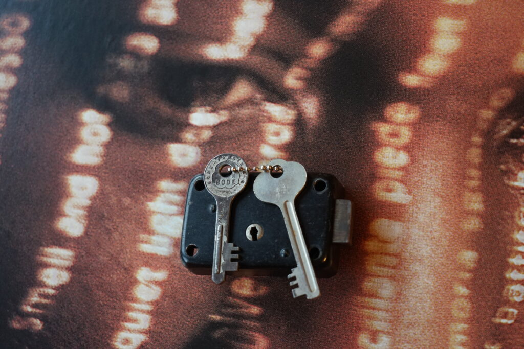 Karussel OFFEN und ZU: 𝔄𝔯𝔱𝔥𝔲𝔯 𝔅ü𝔥𝔩, 𝔄𝔯𝔱𝔥𝔲𝔯𝔪𝔢𝔦𝔰𝔱𝔢𝔯® Arthur Bühl, Jahrgang 1961, Detektiv aus Hamburg, Im Dienste der Wahrheitsfindung unterwegs, betreibt in seiner Freizeit Lockpicking aus Leidenschaft. Der mehrfache Deutsche Meister wird in der WIRED als " Master of Universe " betitelt. In der BILD et ist der Artikel " Herr der Schlösser " abgedruckt. Im Hasenstübchen - Fuhlsbüttel, am Hasenberge, Santa Fu, wird gefeiert. Arthurmeister® stellt seinen Leporello " Der Aufmacher " vor. Der Stammtisch grölt " OFFEN ". Scholischek, Rudi, Heike I, Noagerlzutzler und Arthur prosten sich zu. Die Jukebox auf YouTube spielt Slow Hand ! ♥ Beim Tanzen ruft die Cartomanze " Ey du Sympthieträger, komm mal her " ! Verschlagwortet mit: ♥ Vokuhila, Friseur ♥ Schwäbischer Hengst, Zwetschgen Heini, Bühl er, Zwetschge, Google Earth, Mittelpunkt der Welt, Martinameisterin, Cartomanze, Scholischek, " HIGH NOON ! ". ♥ Parole Emil !