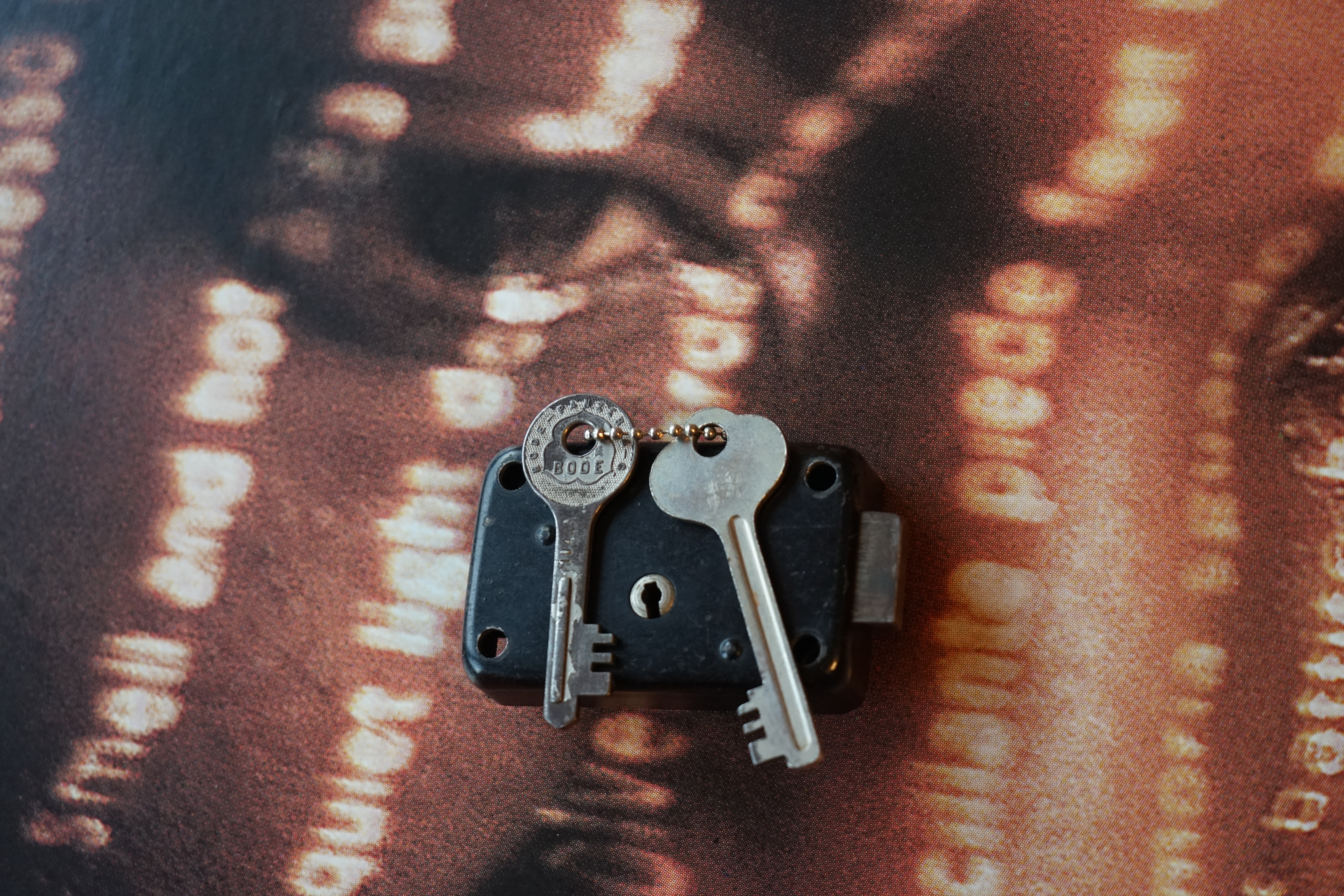 Karussel OFFEN und ZU: 𝔄𝔯𝔱𝔥𝔲𝔯 𝔅ü𝔥𝔩, 𝔄𝔯𝔱𝔥𝔲𝔯𝔪𝔢𝔦𝔰𝔱𝔢𝔯® Arthur Bühl, Jahrgang 1961, Detektiv aus Hamburg, Im Dienste der Wahrheitsfindung unterwegs, betreibt in seiner Freizeit Lockpicking aus Leidenschaft. Der mehrfache Deutsche Meister wird in der WIRED als " Master of Universe " betitelt. In der BILD et ist der Artikel " Herr der Schlösser " abgedruckt. Im Hasenstübchen - Fuhlsbüttel, am Hasenberge, Santa Fu, wird gefeiert. Arthurmeister® stellt seinen Leporello " Der Aufmacher " vor. Der Stammtisch grölt " OFFEN ". Scholischek, Rudi, Heike I, Noagerlzutzler und Arthur prosten sich zu. Die Jukebox auf YouTube spielt Slow Hand ! ♥ Beim Tanzen ruft die Cartomanze " Ey du Sympthieträger, komm mal her " ! Verschlagwortet mit: ♥ Vokuhila, Friseur ♥ Schwäbischer Hengst, Zwetschgen Heini, Bühl er, Zwetschge, Google Earth, Mittelpunkt der Welt, Martinameisterin, Cartomanze, Scholischek, " HIGH NOON ! ". ♥ Parole Emil !