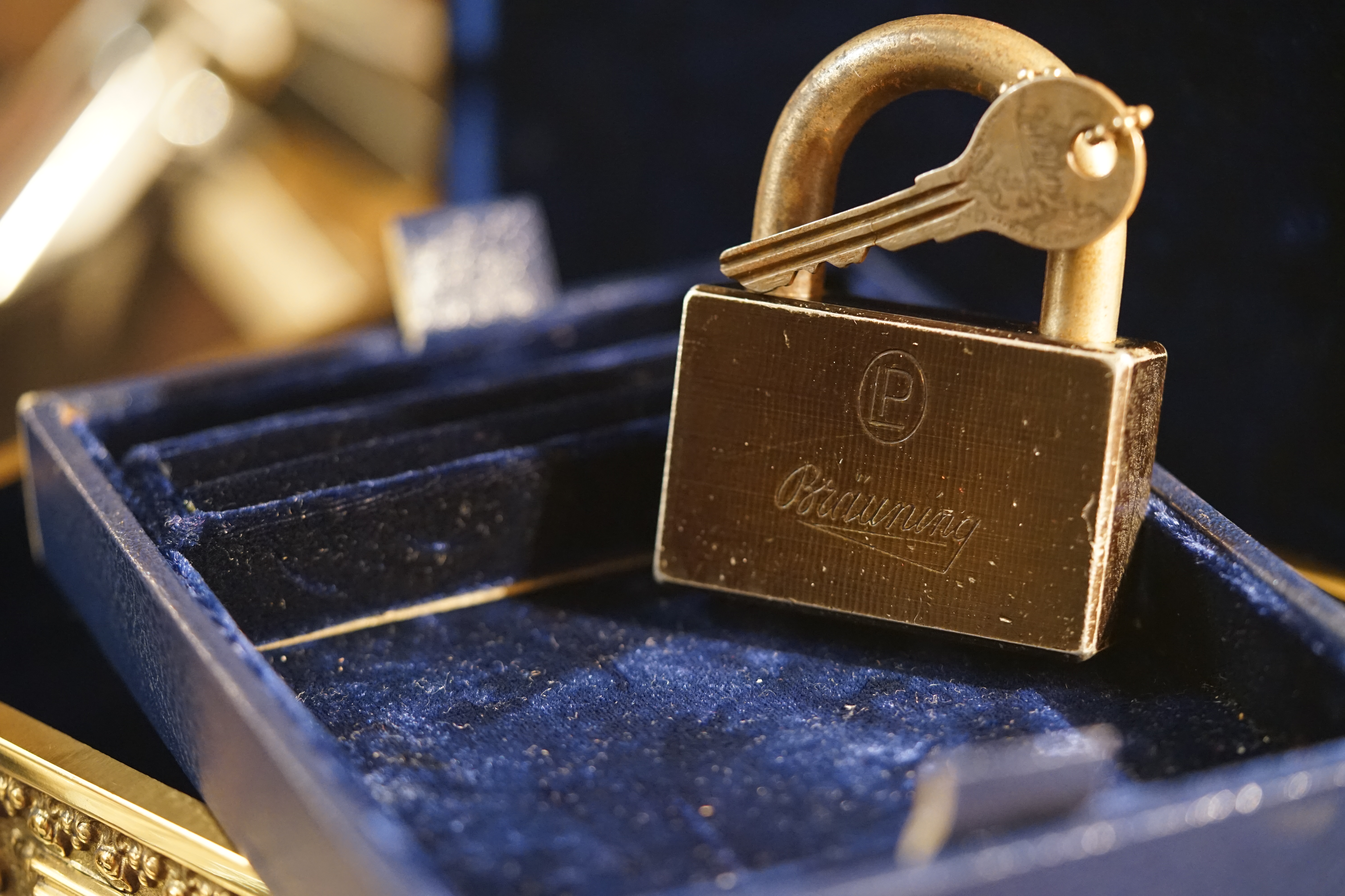 SEO Im Dienste der Wahrheitsfindung: ♥ 𝔄𝔯𝔱𝔥𝔲𝔯 𝔅ü𝔥𝔩, 𝔄𝔯𝔱𝔥𝔲𝔯𝔪𝔢𝔦𝔰𝔱𝔢𝔯® Arthur A. Bühl, Jahrgang 1961, wird von den Mitgliedern des BDD, Bundesverband Deutscher Detektive, jetzt BUDEG zur 30 jährigen Mitgliedschaft beglückwünscht und für seine Dienste zur Wahrheitsfindung mit der Verleihung der goldenen Ehrennadel gewürdigt. Die Kollegen haben ihm ebenfalls in der TAZ, FAZ, Welt und Hamburger Abendblatt gratuliert und sogar Anzeigen in der Rubrik Verschiedenes geschaltet. Arthur Bühl ist Inhaber der Marke Arthurmeister®. Veröffentlicht unter Linkedin, Xing, Google Panel, Twitter X. Verschlagwortet mit: ♥ Vokuhila, Friseur ♥ Schwäbischer Hengst, Zwetschgen Heini, Bühl er, Zwetschge, Google Earth, Mittelpunkt der Welt, Martinameisterin, Cartomanze, Scholischek, " HIGH NOON ! ". ♥ Parole Emil !